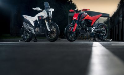 φουτουριστικά πρωτότυπα στην EICMA Για τέταρτη συνεχόμενη χρονιά, το περίπτερο της Honda στην Διεθνή Έκθεση Μοτοσυκλέτας στο Μιλάνο - EICMA 2018– τη μεγαλύτερη έκθεση μοτοσυκλέτας στον κόσμο – θα παρουσιάσει κάποιες φουτουριστικές μηχανές στο χώρο “Desgin Studio”. Το 2018 θα παρουσιαστούν δύο νέες σχεδιαστικές μελέτες στα 125 cc από το Κέντρο Έρευνας & Εξέλιξης της Honda στη Ρώμη: οι CB125X και CB125M. Και οι δύο μοτοσυκλέτες βασίζονται στην πλατφόρμα της νέας – για το 2018 - CB125R. Η κατηγορία των 125 cc έχει αναγεννηθεί τα τελευταία χρόνια παρουσιάζοντας αύξηση πωλήσεων στην Ευρωπαϊκή αγορά κατά 25% μόνο το 2018. Τα δύο concept μοντέλα, έχουν σχεδιαστεί από τον Project Leader Valerio Aiello και την ομάδα του στη Ρώμη. Και τα δύο αποτελούν μία πολύ προχωρημένη προσέγγιση της κατηγορίας του 1/8 του λίτρου. Η CB125M είναι μία naked μηχανή φτιαγμένη για το δρόμο. Είναι βαμμένη σε φωτεινό κόκκινο και η σχεδίασή της παραπέμπει σε super-motard. Οι φουτουριστικές γραμμές της είναι μίνιμαλ και πολύ έντονες με τη σέλα να καταλήγει όμορφα σε μία κοντή, ψηλή ουρά και σε ένα μικροσκοπικό φωτιστικό σώμα LED. Η ολόλευκη CB125X από την άλλη είναι ένα μοντέλο X που εστιάζει ξεκάθαρα στην περιπέτεια. Η σχεδίασή της περιλαμβάνει μία σειρά από κοφτές γραμμές και ξεκάθαρες επιφάνειες που παραπέμπουν στον κόσμο της επιστημονικής φαντασίας. Οι γραμμές της μοτοσυκλέτας είναι αθλητικές όσο και απέριττες. Η σέλα και ο σκελετός συνδυάζονται αρμονικά σε ένα σύνολο που γέρνει προς τα εμπρός αποπνέοντας μία αύρα επιθετικού δυναμισμού. Το μπροστινό μέρος της CB125X διακρίνεται για τα τρία φωτιστικά σώματα που διαθέτει, ένα κεντρικό προβολέα και δύο στα πλευρικά φέρινγκ. Πέρα από το ότι χαρίζουν μοναδική εμφάνιση στη μοτοσυκλέτα, δίνουν και μία αίσθηση επιπρόσθετης ασφάλειας. Και τα δύο μοντέλα έχουν σχεδιαστεί για να εξάψουν τη φαντασία των νεότερων σε ηλικία επισκεπτών στη μεγαλύτερη Έκθεση Μοτοσυκλέτας στον κόσμο, καθώς λαμβάνουν υπόψη διαφορετικές πτυχές της ζωής σε δύο τροχούς.