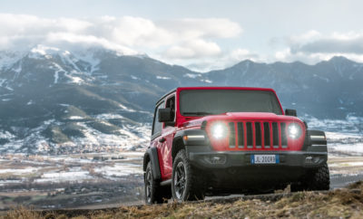 All-new Jeep® Wrangler • Ο αδιαμφισβήτητος ηγέτης της εκτός δρόμου κίνησης, το ολοκαίνουργιο Jeep Wrangler, είναι το πιο ικανό που έχει κατασκευαστεί, προσφέροντας τα υψηλότερα επίπεδα άνεσης ασφάλειας αλλά και χρήσης για κάθε μέρα. • Εξοπλίζεται με δύο συστήματα μόνιμης και κατ’επιλογήν τετρακίνησης - Command-Trac και Rock-Trac, άξονες Dana νέας γενιάς, Tru-Lock κλείδωμα εμπρός και πίσω, Trac-Lok διαφορικό περιορισμένης ολίσθησης και ηλεκτρονική απεμπλοκή εμπρόσθιας αντιστρεπτικής ράβδου. • Μοντέρνος σχεδιασμός που διατηρεί όλα τα αυθεντικά στοιχεία του εμβληματικού Wrangler με νέους συνδυασμούς εξοπλισμού που εξασφαλίζουν την open-air αίσθηση ελευθερίας. • Θα προσφέρεται στην Ευρωπαϊκή Αγορά με δύο νέους κινητήρες – Τον 2.2L Multijet II Turbo Diesel και 2.0 L turbo κινητήρα βενζίνης. Όλοι οι κινητήρες του νέου Wrangler συνδυάζονται με αυτόματο κιβώτιο 8 ταχυτήτων και ενσωματώνουν τεχνολογία ESS Stop Start. • Στον εξοπλισμό περιλαμβάνονται νέα LED φωτιστικά σώματα εμπρός και πίσω, νέα γενιά συστημάτων infotainment Uconnect που ενσωματώνουν το Apple CarPlay και το Android Auto με οθόνες αφής σε διαστάσεις 5.0, 7.0 και 8.4 ιντσών. • Η πλειάδα των συστημάτων ασφαλείας περιλαμβάνουν σύστημα παρακολούθησης τυφλού σημείου με εντοπισμό κάθετης κίνησης, κάμερα οπισθοπορείας με ενεργές γραμμές κατεύθυνσης, σύστημα ευστάθειας, σύστημα αποφυγής ανατροπής και τέσσερις αερόσακους. • Θα διατίθεται στις εκδόσεις Sport, Sahara και Rubicon με 2 ή 4 πόρτες. Ο αδιαμφισβήτητος ηγέτης της εκτός δρόμου κίνησης αλλά και ένα ξεχωριστό όχημα για καθημερινές μετακινήσεις, η νέα γενιά του εμβληματικού Jeep® Wrangler, προσφέρει υψηλότατα επίπεδα άνεσης ασφάλειας αλλά και ανώτερη οδική συμπεριφορά. Το ολοκαίνουργιο Jeep® Wrangler είναι ένα μοναδικό όχημα και είναι έτοιμο να γράψει ένα νέο κεφάλαιο στην θρυλική ιστορία της Jeep, μίας ιστορίας που ξεκίνησε το 1941. Με αυτόν ακριβώς τον στόχο, το εμβληματικό μοντέλο, έχει ανανεωθεί καθολικά, παραμένοντας όμως πιστό στην κληρονομιά του, με θρυλικές εκτός δρόμου ικανότητες, αυθεντικό σχεδιασμό και εξελιγμένα συστήματα τεχνολογίας. Το αποτέλεσμα, με τη βοήθεια απαράμιλλων τεχνικών λύσεων, είναι το πιο ικανό Wrangler στην ιστορία του μοντέλου που, ανάλογα με την έκδοση, περιλαμβάνει δύο εξελιγμένα συστήματα μόνιμης και κατ’επιλογήν τετρακίνησης - Command-Trac και Rock-Trac- άξονες Dana νέας γενιάς, Tru-Lock κλείδωμα εμπρός και πίσω, Trac-Lok διαφορικό περιορισμένης ολίσθησης και ηλεκτρονική απεμπλοκή εμπρόσθιας αντιστρεπτικής ράβδου. Το αυτοκίνητο συμπεριφέρεται άνετα στα πιο άγρια εδάφη αλλά και στους πιο ήπιους δρόμους της πόλης και προσφέρει σύγχρονο σχεδιασμό παραμένοντας πιστό στο αυθεντικό, ακόμα περισσότερη αίσθηση ελευθερίας και εξελιγμένη τεχνολογία για ασφάλεια και συνδεσιμότητα. Η τέταρτη γενιά του Jeep Wrangler, προσφέρεται σε τρείς εκδόσεις, Sport, Sahara και Rubicon, με 2 ή 4 πόρτες, αλλά και το νέο πακέτο Overland (μόνο στο Sahara), που αναβαθμίζει συνολικά την εμφάνισή του. Η θρυλική 4Χ4 go-anywhere αίσθηση ακόμα πιο βελτιωμένη Σχεδιασμένο να κατακτά τα πιο απαιτητικά off-road μονοπάτια, το Jeep Wrangler είναι το αποτέλεσμα της 75χρονης εξέλιξης από την Jeep, των συστημάτων 4Χ4. Διαθέσιμα δύο συστήματα τετρακίνησης Το Command-Trac για τις εκδόσεις Sport και Sahara και το Rock Track για την Rubicon, την πιο ανθεκτική και ικανή έκδοση για εκτός δρόμου κίνηση. Και τα δύο συστήματα εξοπλίζονται με το νέο σύστημα Selec-Trac για συνεχή παρακολούθηση και διαχείριση της ροπής που αποστέλλεται στους εμπρός και τους πίσω τροχούς. Αναλυτικότερα, το σύστημα 4Χ4 Command-Trac, έχει βοηθητικό κιβώτιο δύο σχέσεων με λόγο υποπολλαπλασιασμού 2.72:1, νέας γενιάς άξονες Dana βαρέως τύπου εμπρός και πίσω, άξονα με τελική σχέση 3.45:1 για το βενζινοκίνητο και 3.73:1 για το πετρελαιοκίνητο Wrangler. Το σύστημα προσφέρει 4 επιλογές • 2H (Οδήγηση με κίνηση σε δύο τροχούς) • 4H AUTO (Επιλέγει αυτόματα την καλύτερη δυνατή λειτουργία του 4Χ4) • 4H Part-Time (Κλειδωμένη τετρακίνηση) • N (Νεκρό) • 4L (Κλειδωμένη τετρακίνηση με εμπλοκή της κοντής σχέσης στο βοηθητικό κιβώτιο για απαιτητικά εδάφη) Το νέο Wrangler ενσωματώνει επίσης τεχνολογία “shift on the fly” που επιτρέπει την αυτόματη εναλλαγή 2WD και 4WD HI σε ταχύτητες μέχρι τα 72 χ.α.ω.. Υπό κανονικές συνθήκες, το σύστημα Command-Trac λειτουργεί με κίνηση στους δύο τροχούς και μεταφέρει το 100% της ροπής του κινητήρα στον πίσω άξονα. Τοποθετώντας τον επιλογέα τον στην θέση 4WD HI (4H), ο οδηγός μπορεί να κινηθεί σε επιφάνειες μειωμένης πρόσφυσης, όπως άμμο, λάσπη, χιόνι ή πάγο. Η λειτουργία 4Η μπορεί να επιλεγεί και μέσω της νέας αυτόματης λειτουργίας Auto Mode η οποία είναι ιδανική για άνετη και ασφαλή κίνηση σε κάθε περίπτωση. Το ηλεκτρονικό σύστημα διαχείρισης ροπής, επιλέγει συνεχώς το κατάλληλο ποσοστό ροπής για τον εμπρός και τον πίσω άξονα, όποτε κρίνεται αναγκαίο να ενεργοποιηθεί η τετρακίνηση, ή απεμπλέκει πλήρως τον εμπρός άξονα όταν δεν απαιτείται η χρήση του. Για την κίνηση σε ιδιαίτερα απαιτητικά περιβάλλοντα και πάντα σε επιφάνειες με μειωμένη πρόσφυση, ο οδηγός μπορεί να επιλέξει το 4WD Low με την σχέση 2.72:1 να πολλαπλασιάζει την ροπή που μεταφέρεται από τον κινητήρα, επιτρέποντας την άνετη κίνηση. Το πίσω διαφορικό περιορισμένης ολίσθησης Trac-Lok, προσφέρει ακόμα καλύτερη διαχείριση ροπής και κράτημα σε εδάφη με μειωμένη πρόσφυση, όπως άμμο, χαλίκια, χιόνι ή πάγο. Το Jeep Wrangler Rubicon έχει ακόμα πιο εντυπωσιακές ικανότητες στην εκτός δρόμου κίνησης. Είναι εξοπλισμένο με το σύστημα τετρακίνησης Rock Trac με βοηθητικό κιβώτιο δύο ταχυτήτων υποπολλαπλασιασμού σχέσης 4.0:1, άξονες Dana 44 νέας γενιάς βαρέως τύπου, ηλεκτρικό κλείδωμα εμπρός και πίσω άξονα, Tru Lok για να αντιμετωπίζει ακόμα και τις πιο απαιτητικές καταστάσεις κίνησης. Οι εκδόσεις Rubicon προσφέρουν ακόμα μεγαλύτερη διαδρομή ανάρτησης χάρη στην ηλεκτρονική απεμπλοκή της εμπρός αντιστρεπτικής ράβδου, επιτρέποντας την διάσχιση απαιτητικών μονοπατιών και υπερπήδηση υψηλών εμποδίων. Στους βενζινοκινητήρες προσφέρουν μέγιστη σχέση υποπολαπλασιασμού 77.2:1, ενώ η αντίστοιχη στις πετρελαιοκίνητες εκδόσεις είναι 70.3. Φυσικά όλες οι εκδόσεις Wrangler φέρουν την πιστοποίηση και το σήμα «Trail rated», που αποδεικνύει τις εκτός δρόμου ικανότητές τους. Η πιστοποίηση αυτή είναι αποτέλεσμα εκτεταμένων δοκιμασιών του μοντέλου όσον αφορά την ικανότητα πρόσφυσης, την ικανότητα να ξεπερνά υδάτινο κώλυμα, την ευελιξία, την άρθρωση της ανάρτησης και την εδαφική ανοχή. Στο νέο Wrangler, το έμβλημα Trail Rated αφορά τα εξής χαρακτηριστικά: • Σύστημα Command-Trac 4x4 με σχέση crawl 2.72:1 (Εκδόσεις Sport & Sahara) • Σύστημα Rock-Trac 4x4 με "4LO" σχέση 4:1 και διαφορικό Tru-Lok (Εκδοση Rubicon) • Ποδιές προστασίας και πίσω γάντζο έλξης • Κορυφαίες γωνίες προσέγγισης (2θυρο Rubicon) 36.4 μοίρες, γωνία ράμπας 25.8 μοίρες, διαφυγής 30.8 μοίρες και απόσταση από το έδαφος περισσότερο από 25 εκατοστά • Κίνηση σε νερό βάθους μέχρι 76 εκ. • Μέχρι 1,500 κιλά έλξης στις 2θυρες εκδόσεις και 2,500 κιλά στις 4θυρες Μοντέρνος, αυθεντικός Jeep σχεδιασμός Το ολοκαίνουργιο Jeep Wrangler επενδύει σε μία εικόνα που είναι άμεσα αναγνωρίσιμη μέσα από τα παραδοσιακά στοιχεία Jeep, όπως οι στρογγυλοί προβολείς, η μάσκα με τις επτά γρίλιες, τα τραπεζοειδή ανοίγματα των φτερών, οι μεντεσέδες αναδίπλωσης του παρμπρίζ, οι αφαιρούμενες πόρτες και τα αφαιρούμενα στοιχεία της οροφής, που προσφέρουν την διάσημη open-air αίσθηση. Ο εξωτερικός σχεδιασμός είναι τολμηρός, με μεγάλο πλάτος και μεγαλύτερα παράθυρα για καλύτερη ορατότητα εκεί που χρειάζεται. Η ομάδα σχεδιαστών της Jeep, έδωσε στην θρυλική μάσκα με τις επτά γρίλιες μία πιο μοντέρνα εικόνα με τις δύο ακριανές να τέμνονται ελαφρά με τους προβολείς, μία επιλογή-φόρος τιμής- στο θρυλικό μοντέλο CJ. Παράλληλα, το πάνω μέρος της γρίλιας, έχει αποκτήσει μία ελαφρά κλίση προς τα πίσω προσφέροντας εντυπωσιακή εμφάνιση αλλά και βελτιωμένη αεροδυναμική. Στις εκδόσεις Sahara και Rubicon, οι προβολείς και τα φώτα ομίχλης LED προσφέρουν έναν κατάλευκο φωτισμό και προσθέτουν στην διακριτή εικόνα του Wrangler. Τα φώτα ημέρας είναι τοποθετημένα στο εμπρός μέρος των φτερών. Στο πίσω μέρος, τα παραδοσιακά τετράγωνα φωτιστικά σώματα έχουν αποκτήσει τεχνολογία LED. Το παρμπρίζ είναι πιο κεκλιμένο για καλύτερη αεροδυναμική συμπεριφορά και ενσωματώνει ένα νέο σύστημα στο άνω μέρος του για την γρήγορη και εύκολη αναδίπλωση του, ενώ το πλαίσιο παραμένει στη θέση του για μεγαλύτερη ασφάλεια και χρήση του καθρέπτη. Οι νέες, πιο ελαφριές πόρτες, είναι κατασκευασμένες από ενισχυμένο αλουμίνιο. Πάνω στον μεντεσέ τους έχουν τη σήμανση για το ακριβές μέγεθος του κλειδιού Torx που απαιτείται για το ξεβίδωμα και την εξαγωγή τους. Όλες οι εκδόσεις έχουν roll bar στο χρώμα του αμαξώματος με ενσωματωμένες χειρολαβές. Κάθε Jeep Wrangler είναι μοναδικό, χάρη στους πολλούς συνδυασμούς που προσφέρονται στους πελάτες για να απολαύσουν την open-air ελευθερία οι οποίοι αφορούν διαφορετικές επιλογές σε παρμπρίζ και οροφή. Η νέα, πιο εύχρηστη, ηλεκτρική οροφή Sky One Touch, ενδυναμώνει την πρακτικότητα του Wrangler που πλέον, με το πάτημα ενός κουμπιού, μαζεύει ολόκληρη τη μαλακή οροφή αποκαλύπτοντας το εσωτερικό. Θα προσφέρεται μαζί με άλλες δύο διαμορφώσεις οροφής: Το νέο, χωρίς φερμουάρ, Premium Sunrider soft top και το Freedom Top, ένα σκληρό πάνελ τριών τεμαχίων που είναι πολύ ελαφρύ και εύκολο στην αφαίρεση και την τοποθέτηση. Η Premium Sunrider μαλακή οροφή, έχει ενισχυθεί με δύο ακόμα μπράτσα για το καλύτερο τέντωμα και μάζεμα του υφάσματος, ενώ ο νέος σχεδιασμός του, μειώνει τους αεροδυναμικούς θορύβους και επιτρέπει τόσο μερικό όσο και ολικό άνοιγμα. Η αρθρωτή οροφή Freedom Top, που αποτελείται από τρία ελαφρά αλλά ανθεκτικά πλαστικά πάνελ, έχει επανασχεδιασμένους μηχανισμούς για ταχύτερη λειτουργία και προσφέρεται, ανάλογα με την έκδοση, σε μαύρο ή στο χρώμα του αμαξώματος. Τέλος, ο εφεδρικός τροχός στο πίσω μέρος, έχει τοποθετηθεί 30 εκ. χαμηλότερα για καλύτερη ορατότητα του οδηγού και των επιβατών προς τα πίσω. Το ολοκαίνουργιο Jeep Wrangler θα προσφέρεται σε δέκα διαφορετικά χρώματα: Black, Firecracker Red, Billet Silver Metallic, Bright White, Granite Crystal Metallic, Hellayella, Ocean Blue, Punk’n Metallic, Mojito και Sting Gray και μια μεγάλη ποικιλία σχεδίων και μεγεθών ζαντών. Εσωτερικό με άνεση και πρακτικότητα Το εσωτερικό του συνδυάζει τον αυθεντικό σχεδιασμό, τη χρηστικότητα και την πρακτικότητα, με ένα πιο στυλάτο και άνετο σαλόνι χάρη στα υψηλής ποιότητας υλικά. Η κεντρική κονσόλα του ταμπλό που αντλεί έμπνευση από την κληρονομιά της Jeep, είναι σχεδιασμένη με καθαρές γραμμές που αναδεικνύουν το χαρακτήρα και την λειτουργικότητα του πίνακα οργάνων, ενώ το σχέδιο και το φινίρισμά της διαφοροποιείται ανάλογα με την έκδοση. Στις εκδόσεις Sahara, το υλικό γύρω από τον κάθετο πίνακα οργάνων είναι μαλακό στην αφή και αναδεικνύεται από τις ραφές σε διαφορετικό χρώμα. Τα λειτουργικά στοιχεία στο σαλόνι του Wrangler, όπως τα χειριστήρια του κλιματισμού, το κουμπί ρύθμισης του ήχου, ο διακόπτης του Stop Start (ESS) και οι θύρες φόρτισης και σύνδεσης με το ηχοσύστημα, είναι διαφοροποιημένα σχεδιαστικά ώστε η χρήση τους να είναι εύκολη από τον οδηγό και το συνοδηγό. Τα χειριστήρια του κλιματισμού έχουν περίγραμμα χρωμίου. Η πρακτικότητα και η πολυχρηστικότητα του νέου μοντέλου είναι πιο εμφανής από ποτέ στο κάτω μέρος της κεντρικής κονσόλας που φιλοξενεί τον επιλογέα ταχυτήτων, το λεβιέ του συστήματος τετρακίνησης και το χειρόφρενο, τα οποία μάλιστα είναι στερεωμένα με πραγματικές βίδες και παξιμάδια προσδίδοντας μία αίσθηση αυθεντικότητας. Για πρώτη φορά, στο ολοκαίνουργιο Jeep Wrangler, τοποθετείται κουμπί εκκίνησης το οποίο είναι αδιάβροχο. Τα υφασμάτινα και δερμάτινα καθίσματα έχουν ραφές σε διαφορετικές αποχρώσεις, ρυθμιζόμενα προσκέφαλα και προσφέρουν ρυθμιζόμενη οσφυϊκή στήριξη. Το τιμόνι και τα καθίσματα μπορούν να είναι θερμαινόμενα (extra εξοπλισμός). Οι επενδύσεις των θυρών, είναι απαλές στην αφή και προσφέρουν επιμηκυμένο υποβραχιόνιο για μεγαλύτερη άνεση. Ο πίνακας οργάνων, προσφέρεται με οθόνη TFT 3.5 ή LED 7 ιντσών. Ο έγχρωμος πίνακας οργάνων LED που αποτελεί βασικό εξοπλισμό των εκδόσεων Sahara και Rubicon, επιτρέπει στον οδηγό να διαμορφώσει 100 διαφορετικές επιλογές στην απεικόνιση των πληροφοριών. Τα χειριστήρια του τιμονιού επιτρέπουν την χρήση φωνητικών εντολών, τη ρύθμιση της ταχύτητας και του ηχοσυστήματος, βοηθώντας τον οδηγό να έχει πάντα τα χέρια του στο τιμόνι. Στην κεντρική κονσόλα φιλοξενείται το συστήματα infotainment 7 ή 8.4 ιντσών που αμφότερα υποστηρίζουν συνδεσιμότητα με Apple CarPlay και Android Auto. Η τέταρτη γενιά Uconnect, αναβαθμίζει την εμπειρία του χρήστη αλλά και την απόδοση, με ταχύτερους χρόνους εκκίνησης και υψηλότερη ανάλυση οθόνης. Ακριβώς κάτω από την οθόνη, βρίσκονται τα χειριστήρια του κλιματισμού, της έντασης του ήχου και οι θύρες σύνδεσης και φόρτισης κινητών. Δύο θύρες USB εμπρός και δύο για τους πίσω επιβάτες, προσφέρουν σύνδεση με το σύστημα infotainment, ενώ πρίζες 12V για άλλα αξεσουάρ βρίσκονται σε διάφορα σημεία της καμπίνας του νέου Wrangler. Παράλληλα διαθέσιμη είναι και υποδοχή πρίζας 230V. Το Jeep Wrangler ξεχωρίζει διαχρονικά για την πρακτικότητά του και την ικανότητά του να προσφέρει στους επιβάτες του την δυνατότητα να απολαμβάνουν τη δράση με την μεγαλύτερη δυνατή άνεση. Το ολοκαίνουργιο Wrangler δεν θα μπορούσε να παρεκκλίνει από αυτή την πορεία και προσφέρει μία σειρά έξυπνων λύσεων αποθήκευσης, όπως ποτηροθήκες και πολλές ακόμα μικρές θήκες για κινητά και άλλα μικρά αντικείμενα. Το ντουλαπάκι μπροστά από τον συνοδηγό ανοίγει με απόσβεση για πιο ομαλή κίνηση ενώ το κεντρικό, ανάμεσα στους εμπρός επιβάτες, μπορεί να κλειδωθεί για να ασφαλίσει αντικείμενα όταν η οροφή είναι ανοικτή. Ένας ακόμα αποθηκευτικός χώρος κάτω από το πίσω κάθισμα, προσφέρει ασφάλεια για μερικά ακόμα μικρά αντικείμενα. Το νέο σύστημα «Trail Rail cargo management», αποτελεί μία ακόμα έξυπνη προσθήκη στο Wrangler και επιτρέπει την εύκολη τακτοποίηση, ασφάλιση και πρόσβαση στα περιεχόμενα του χώρου αποσκευών. Σε ειδικό σημείο στο χώρο αποσκευών, έχει προβλεφθεί ακόμα και ειδική θήκη που φιλοξενεί με ασφάλεια βίδες και παξιμάδια από τη οροφή, τις πόρτες και το παρμπρίζ του Wrangler, όταν αυτά αφαιρεθούν, ενώ προσφέρεται και ένα εγχειρίδιο οδηγιών αλλά και εργαλεία για όλες αυτές τις διαδικασίες. Ένα ακόμα από τα μοναδικά χαρακτηριστικά του Wrangler είναι ο σχεδιασμός που επιτρέπει το πλύσιμο του εσωτερικού του με τρεχούμενο νερό. Η χρήση του ειδικού πλαισίου για την οθόνη του συστήματος Uconnect, το προστατεύει από το νερό και επιτρέπει αυτήν ακριβώς τη διαδικασία χωρίς άγχος για τον κάτοχο. Το αξιόπιστο πλαίσιο σκάλας στην υπηρεσία του Wrangler. Χάρη στο «πλαίσιο σκάλας» και τον συνδυασμό του με την τεχνολογία πολλαπλών (5) συνδέσμων, το Wrangler προσφέρει κορυφαίες ικανότητες εκτός δρόμου, βελτιωμένη συμπεριφορά εντός δρόμου, ασφάλεια στους επιβαίνοντες και όλα αυτά με μία κορυφαία εμπειρία άνεσης. Η χρήση τεχνολογίας ενισχυμένου αλουμινίου στις πόρτες, στους μεντεσέδες, στα φτερά και στο παρμπρίζ και μαγνησίου στην πίσω πόρτα, βοήθησε στη μείωση του συνολικού βάρους και στην βελτίωση της κατανάλωσης. Για να προστατευθούν τα σημαντικά μέρη του οχήματος κατά τη διάρκεια της off road οδήγησης, όπως το ρεζερβουάρ καυσίμων, το σύστημα μετάδοσης και το κάρτερ, έχουν χρησιμοποιηθεί προστατευτικές ποδιές και ράβδοι. Ειδικά στην έκδοση Rubicon, ατσαλένιες μπάρες στα πλευρά του οχήματος προσφέρουν έξτρα προστασία στο αμάξωμα. Η ανάρτηση του ολοκαίνουργιου Wrangler, έχει ρυθμιστεί έτσι ώστε να βελτιώσει περαιτέρω τη συμπεριφορά του οχήματος στην εντός δρόμου κίνηση, χωρίς να θυσιάσει τις ικανότητές του εκτός δρόμου. Το Wrangler συνεχίζει να χρησιμοποιεί την εγγυημένη λύση των πολλαπλών συνδέσμων. Η εμπρόσθια ανάρτηση χρησιμοποιεί πέντε συνδέσμους, ένα εγκάρσιο και τέσσερις διαμήκεις, ενώ η πίσω, δύο άνω, δύο κάτω και έναν για τον άξονα. Νέοι κινητήρες για το ολοκαίνουργιο Jeep Wrangler Η γκάμα κινητήρων διευρύνεται με την εισαγωγή δύο νέων μονάδων. Του 2.2L Multijet II turbo diesel και του 2.0L turbo 4κύλινδρος βενζινοκινητήρας. Για πρώτη φορά στο Wrangler, όλοι οι κινητήρες συνεργάζονται με αυτόματο κιβώτιο 8 ταχυτήτων. Νέος 2.2L Multijet II turbo diesel: Ενσωματώνοντας τη δεύτερη γενιά της τεχνολογίας Multijet, ο καινούργιος κινητήρας έχει τέσσερις βαλβίδες ανά κύλινδρο, διπλό εκκεντροφόρο επικεφαλής, σύστημα έγχυσης common rail πίεσης 2,000 bar και τουρμπίνα μεταβλητής γεωμετρίας. Αποδίδει 200 ίππους στις 3,500 σ.α.λ. και ροπή 450 Nm στις 2,000 σ.α.λ. Ο κινητήρας των 2.2L ενσωματώνει επίσης τεχνολογίας Stop-Start (ESS). Τα κύρια χαρακτηριστικά του κινητήρα των 2.2L: • To μπλοκ του κινητήρα είναι κατασκευασμένο από κράμα αλουμινίου • Το σύστημα εξισορρόπησης είναι τύπου Lancaster με τη μετάδοση της κίνησης ενσωματωμένη στο Block • Η κεφαλή από κράμα αλουμινίου ενσωματώνει δύο εκκεντροφόρους επί κεφαλής για τη διάταξη 16 βαλβίδων • Οι βαλβίδες διαθέτουν δακτύλιο για υδραυλική ρύθμιση • Το turbo είναι μεταβλητής γεωμετρίας ελεγχόμενο από ηλεκτροβαλβίδα. Ο κινητήρας χρησιμοποιεί ένα σύστημα δύο ψυχώμενων βαλβίδων επανακυκλοφορίας καυσαερίων (Low Pressure EGR και High Pressure EGR), ενώ ταυτόχρονα ψύχει τον αέρα μέσω υδρόψυξης (Water Cooled Air Cooler) που βοηθά στην μείωση των εκπομπών ρύπων βελτιώνοντας παράλληλα και την απόκριση του. Για την περαιτέρω διαχείριση των καυσαερίων, ένα σύστημα καταλυτικής επεξεργασίας (SCR) μειώνει της εκπομπές οξειδίων Αζώτου σε αμελητέα επίπεδα ενώ ένας οξειδωτικός καταλύτης (DOC) σε συνεργασία με φίλτρο (DPF) μειώνουν περαιτέρω τις εκπομπές καυσαερίων. Τα συστήματα αυτά εξασφαλίζουν ότι ο κινητήρας πληροί το νέο αυστηρό πρότυπο εκπομπών RDE Euro 6/D. Νέος 2.0L turbo 4κύλινδρος εν σειρά: Ο νέος 2.0L turbo βενζινοκινητήρας αποδίδει 272 ίππους στις 5,250 σ.α.λ. και 400 Nm ροπής στις 3,000 σ.α.λ. και έχει σύστημα Stop-Start (ESS). Συνεργάζεται με το αυτόματο κιβώτιο 8 ταχυτήτων και αποτελεί μέρος της οικογένειας των κινητήρων Global Medium Engine. Έχει δύο εκκεντροφόρους επί κεφαλής (DOHC) με ανεξάρτητο χρονισμό και σύστημα επανακυκλοφορίας ψυχρών καυσαερίων (C-EGR). Είναι η πρώτη φορά που γίνεται συνδυασμένη χρήση Twin Scroll τούρμπο, σύστημα C-EGR, άμεσου ψεκασμού και υδρόψυξης αέρα στην εισαγωγή του τούρμπο. Αυτός ο συνδυασμός τεχνολογιών, μπορεί και προσφέρει υψηλή απόδοση ενώ συγχρόνως μειώνει την κατανάλωση. Νέο 8τάχυτο αυτόματο κιβώτιο: Οι επιλογές κινητήρων του ολοκαίνουργιου Jeep Wrangler συνδυάζονται με το νέο 8 ταχυτήτων αυτόματο κιβώτιο, επιτρέποντας στο όχημα να αξιοποιεί πλήρως την απαραίτητη ισχύ σε δύσκολες off-road διαδρομές και να κάνει σημαντική οικονομία στον αυτοκινητόδρομο. Ιδανικό για να ικανοποιήσει τις απαιτήσεις του Wrangler, το νέο αυτόματο κιβώτιο προσφέρει απαράμιλλες ικανότητες στην εκτός δρόμου οδήγηση. Τα νέα συστήματα Uconnect εγγυώνται τεχνολογία φιλική στον χρήστη Ανάλογα με την έκδοση, το καινούργιο Jeep Wrangler μπορεί να εξοπλιστεί με την τέταρτη γενιά του Uconnect 5.0 ιντσών, 7.0 ιντσών και το Uconnect 8.4 NAV 8.4 ιντσών που προσφέρουν εύχρηστα μενού, ισχυρούς επεξεργαστές με πιο βελτιωμένη απόκριση και γραφικά υψηλής ευκρίνειας. Το σύστημα επιτρέπει στον οδηγό να ελέγχει πολλά από τα συστήματα του αυτοκινήτου, όπως μεταξύ άλλων, το ηχοσύστημα και τον κλιματισμό, από την οθόνη της μονάδας Uconnect, αναβαθμίζοντας την ασφάλεια κατά την οδήγηση. Η νέα γενιά Uconnect προσφέρει επίσης ενσωμάτωση με Apple CarPlay και Android Auto (στα UconnectTM 7.0- kai 8.4-inch NAV) για hands-free τηλεφωνία, δορυφορική πλοήγηση και αποστολή μηνυμάτων μέσω φωνής. Οι υπηρεσίες Jeep UconnectTM LIVE διαθέσιμες στο Uconnect 8.4-inch NAV Το UconnectTM 8.4 NAV του Jeep Wrangler, προσφέρει επίσης τις υπηρεσίες UconnectTM LIVE που επιτρέπουν στους πελάτες να αποκτούν πρόσβαση σε πολλές εφαρμογές απλά συνδέοντας το κινητό τους στη συσκευή. Η εφαρμογή UconnectTM LIVE app είναι διαθέσιμη στο iOS App Store και το Google Play Store. Στην μονάδα 8.4 ιντσών UconnectTM προσφέρεται επίσης και το σύστημα δορυφορικής πλοήγησης Connected Navigation (TomTom Live) και η εφαρμογή Off-road Pages που απεικονίζει τις κλίσεις του αυτοκινήτου και λειτουργίες του συστήματος τετρακίνησης όπως το κλείδωμα των διαφορικών. Άλλες LIVE υπηρεσίες περιλαμβάνουν την πρόσβαση σε εφαρμογές κοινωνικής δικτύωσης, την αναπαραγωγή μουσικής και ραδιοφωνικών σταθμών από το ίντερνετ, την πρόσβαση σε ειδησεογραφικό περιεχόμενο και την δορυφορική πλοήγηση με real time παρακολούθηση κίνησης στους δρόμους. Με το UconnectTM LIVE και μέσα από την οθόνη αφής, οι πελάτες μπορούν να χρησιμοποιούν την εφαρμογή TuneIn, που δίνει πρόσβαση σε περισσότερους από 100.000 ραδιοφωνικούς σταθμούς ανά τον κόσμο, την μουσική πλατφόρμα Deezer που περιλαμβάνει πάνω από 35 εκατομμύρια μουσικά κομμάτια, το πρακτορείο Reuters και φυσικά το Facebook, το Facebook CheckIn και το Twitter για να είναι πάντα σε επαφή με φίλους. Πλειάδα συστημάτων ασφαλείας Η ασφάλεια οδηγού και επιβατών αποτέλεσε κύριο μέλημα στην εξέλιξη του ολοκαίνουργιου Jeep Wrangler το οποίο και προσφέρει πολλά χαρακτηριστικά παθητικής και ενεργητικής ασφάλειας, συμπεριλαμβανομένων του συστήματος παρακολούθησης τυφλού σημείου Blind-Spot Monitoring με εντοπισμό οπίσθιας κάθετης κίνησης, κάμερα οπισθοπορείας με ενεργές γραμμές κατεύθυνσης, σύστημα ευστάθειας (ESC) με σύστημα αποφυγής ανατροπής (ERM) και τέσσερις αερόσακους στον βασικό εξοπλισμό.