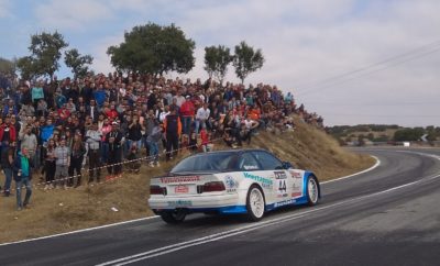 3η Ανάβαση Ελασσόνας: Μια Γιορτή Με Πλήθος Κόσμου! Featured font size Print Email Η 3η Ανάβαση Ελασσόνας ήταν και τη φετινή χρονιά μια γιορτή για τους αγώνες αυτοκινήτου, για την πόλη που τη φιλοξένησε, αλλά και όλη την περιοχή της Θεσσαλίας. Οδηγοί απ’ όλη την Ελλάδα βρέθηκαν στις 3-4 Νοεμβρίου στην Ελασσόνα και απόλαυσαν ένα διήμερο, οδηγώντας τα αγωνιστικά τους αυτοκίνητα σε μια μάχη ενάντια στο χρονόμετρο. Στο τέλος οι νικητές, πήραν τα κύπελλα χειροκροτούμενοι από θεατές και συναθλητές στην Κεντρική Πλατεία της Ελασσόνας, που ασφυκτιούσε από τα αυτοκίνητα του αγώνα και τον κόσμο που έσπευσε να δει από κοντά τους αγωνιζόμενους και τα «όπλα τους». Αποτελώντας τον τελευταίο αγώνα του κυπέλλου Αναβάσεων Βορείου Ελλάδος και έχοντας πριν τη διεξαγωγή ανοιχτές όλες τις μάχες για τους τίτλους, παρουσίαζε αυξημένο ενδιαφέρον για αγωνιζόμενους και τους θεατές. Η κατηγορία των 1400 κυβικών ήταν η πρώτη φορά που προσμετρούσε στη συγκεκριμένη ανάβαση καθώς συγκέντρωσε 5 αυτοκίνητα. Νικητής ο Μιχάλης Παρασκευάς με το πολύ δυνατό Suzuki Swift, με δεύτερο τον Άγγελος Μπατσίλα, επίσης με swift και τρίτο τον Χρήστο Βεζύρη με Peugeot 106. Στην κατηγορία έως 1600 κυβικά, όπου οι μάχες ο ανταγωνισμός ήταν μεγάλος, νικητής αναδείχθηκε ο Θανάσης Στεργιάδης, οδηγώντας ένα Peugeot 106 S16. Το αποτέλεσμα αυτό του έφερε και την κατάκτηση του Κυπέλλου Αναβάσεων Βορείου Ελλάδος στις κατηγορίες Ν/Α/Ε. Δεύτερος τερμάτισε ο Βασίλης Ανάγνου με Citroen Saxo VTS και τρίτος ο Κώστας Κουτσοδήμος με Peugeot 106 S16. Στα 2000 κυβικά είχαμε τρομερές μάχες και μια μεγάλη επάνοδο. Ο Λάζαρος Σκουλαριώτης επανήλθε στους αγώνες μετά από 2 χρόνια με μεγάλη όρεξη οδηγώντας την BMW του και παρ’ όλες τις ζημιές που αντιμετώπισε στις δοκιμές κατάφερε να κερδίσει γράφοντας καταπληκτικούς χρόνους. Επόμενη κατηγορία ήταν η FORMULA SALOON (Ατμοσφαιρικά) με νικητή τον Δημήτρης Μπαρτζέμη με τη θηριώδη BMW E36 M3. Στη δεύτερη θέση ανέβηκε ο Ελασσονίτης Νίκος Στραβοκώστας με Alfa Romeo 156 στην πρώτη εμφάνιση οδηγού και αυτοκινήτου σε αγώνες. Τρίτος ο Αποστόλης Μακάριος με Ford Escort RS2000. Η FORMULA SALOON (Turbo) επιφύλασσε μεγάλες μάχες όλο το Σαββατοκύριακο ανάμεσα σε 2 Opel. Ο Δημήτρης Κακαράντζας με Opel Kadett GTE και ο Αντώνης Σταφυλοπάτης με Opel Astra OPC αντάλλασαν την πρώτη θέση για λίγα εκατοστά του δευτερολέπτου. Τελικός νικητής της κατηγορίας, πετυχαίνοντας και νέο ρεκόρ διαδρομής ο Δημήτρης Κακαράντζας. Με τη νίκη του αυτή γιόρτασε και την κατάκτηση του Κυπέλλου Αναβάσεων Βορείου Ελλάδος Formula Saloon μπροστά στο δικό του κοινό, σε μια χρονιά που τα έκανε όλα, εξέλιξη του αυτοκινήτου, αγώνες σε Ελλάδα και εξωτερικό, απεριόριστη βοήθεια στην οργάνωση. Στην Τρίτη θέση ανέβηκε ο Βαγγέλης Κωνσταντινίδης με Peugeot 207 RC στην πρώτη χρονιά αυτοκινήτου και οδηγού σε αναβάσεις. Ξεχωριστό θέαμα προσέφεραν στους χιλιάδες θεατές που βρέθηκαν στο βουνό οι drift-άδες που ανέβηκαν τη διαδρομή με το πλάι, κερδίζοντας το χειροκρότημα. Η Θεσσαλία, ο νομός Λάρισας, η Ελασσόνα αγκάλιασε τον αγώνα με τους εκπροσώπους τους να δίνουν το παρόν στην τελετή απονομής, τιμώντας τους νικητές. Ενός αγώνα που έγινε με τη βοήθεια της Περιφέρειας Θεσσαλίας, του Δήμου Ελασσόνας, της Διεύθυνσης Αστυνομίας Λάρισας και του Αστυνομικού Τμήματος Ελασσόνας, της Πυροσβεστικής Υπηρεσίας, του ΕΚΑΒ και των Εθελοντών Διασωστών. Ένα μεγάλο ΕΥΧΑΡΙΣΤΩ στον Μεγάλο Χορηγό του αγώνα Χρήστο Ουζουνίδη (Ταχυμεταφορές SPRINDER) που στηρίζει την Ανάβαση Ελασσόνας για τρίτη συνεχή χρονιά, καθώς και σε όλους τους χορηγούς που στήριξαν οικονομικά τον αγώνα.