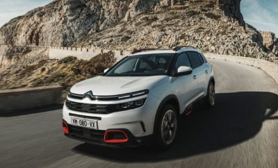 Η Citroen, όπως κάθε χρόνο, έτσι και φέτος, θα δώσει δυναμικά το παρόν στην έκθεση αυτοκινήτου “ΑΥΤΟΚΙΝΗΣΗ EKO 2018”, που θα πραγματοποιηθεί στο Ολυμπιακό Ακίνητο Ξιφασκίας (πρώην Δυτικό Αεροδρόμιο Ελληνικού) από το Σάββατο 10 Νοεμβρίου έως και την Κυριακή 18 Νοεμβρίου 2018. Στον εντυπωσιακό και μελετημένο με κάθε λεπτομέρεια χώρο της Citroën, όπου θα δεσπόζει η νέα φιλοσοφία της Μάρκας “La Maison Citroen”, οι επισκέπτες θα έχουν τη δυνατότητα να δουν από κοντά όλη τη νέα γκάμα των μοντέλων της Γαλλικής εταιρείας. Με ιδιαίτερη χαρά θα πραγματοποιηθεί η πρώτη εμφάνιση του νέου SUV Citroën C5 Aircross στην Ελλάδα. To νέο μοντέλο της Citroën αποτελεί τον καλύτερο προπομπό του μέλλοντος για τη μάρκα καθώς και για την άκρως ανταγωνιστική κατηγορία των μοντέλων SUV. Το νέο SUV C5 Aircross, η νέα ναυαρχίδα της Citroen που εμπνέεται πρωτίστως από τις προσδοκίες των πελατών, διαθέτει δυναμική προσωπικότητα, κορυφαία άνεση, καθώς και μεγάλη διάθεση προσαρμογής στις εκάστοτε ανάγκες, δημιουργώντας μία νέα κλάση, την Comfort Class SUV. Αποτελώντας τον κορυφαίο πρεσβευτή του προγράμματος Citroën Advanced Comfort®, το νέο SUV C5 Aircross, είναι το πιο άνετο και ολοκληρωμένο μοντέλο της κατηγορίας του. Η καινοτόμα ανάρτησή του χάρη στα Progressive Hydraulic Cushions® και τα καθίσματα Advanced Comfort, καθιστούν τις διαδρομές, μια νέα και χαλαρωτική εμπειρία. Για τους πίσω επιβάτες, υπάρχουν τρία ξεχωριστά αναδιπλούμενα καθίσματα που στο κάθε ένα από αυτά ρυθμίζεται η κλίση της πλάτης αλλά και η απόσταση από τα μπροστινά, διαμορφώνοντας έτσι το χώρο αποσκευών από 580 έως 720 λίτρα. Στην καμπίνα του νέου Citroën C5 Aircross η αίσθηση της ευρυχωρίας, της φιλικότητας και της άνεσης στους επιβαίνοντες είναι απόλυτη. Οι πολλαπλές δυνατότητες διαμόρφωσης κάνουν την αισθητική του “casual chic” μοντέλου να χαρακτηρίζει κάθε επιθυμητή διαμόρφωση. Στο κέντρο του ταμπλό η οθόνη αφής 8 ιντσών αλλά και η TFT οθόνη των 12,3 ιντσών του πίνακα των οργάνων, δίνουν με την πρώτη ματιά το στίγμα του υπερσύγχρονου εσωτερικού του νέου SUV C5 Aircross. Αξίζει να σημειωθεί ότι με 20 συστήματα υποβοήθησης για τον οδηγό, ανάμεσα στα οποία διακρίνονται τα Highway Driver Assist (ένα σύστημα αυτόνομης οδήγησης επιπέδου 2) και το Grip Control με Hill Assist Descent (για την ιδανική προσαρμογή της απόδοσης του αυτοκινήτου όταν το έδαφος γίνεται πιο απαιτητικό και η διαδρομή πιο “περιπετειώδης”), το νέο Citroën C5 Aircross θέτει υψηλά στάνταρ ως SUV της επόμενης γενιάς. Σε πρώτη πανελλήνια παρουσίαση, το κοινό θα έχει την ευκαιρία να δει επίσης το νέο Berlingo στην επιβατική του έκδοση. Ο δημιουργός της συγκεκριμένης κατηγορίας από το 1996, παραμένει ηγέτης στην ευελιξία και την πρακτικότητα, με την εισαγωγή 3 ανεξάρτητων πίσω καθισμάτων, την πολυχρηστική οροφή Modutop® και το ανοιγόμενο πίσω παράθυρο στην πόρτα του χώρου αποσκευών. Στην 3η του γενιά φέρει περισσότερο στυλ, άνεση, τεχνολογία και δυναμική συμπεριφορά στο δρόμο. Μέσα από 12 διαφορετικές εκδόσεις, φιλοξενείται όλη η νέα γκάμα των μοντέλων. Πιο συγκεκριμένα, η Citroen παρουσιάζει πέρα από τις 2 Πανελλήνιες Πρεμιέρες, και τουλάχιστον μια νέα έκδοση σε κάθε υφιστάμενο μοντέλο. To νέο C3 Aircross Next GΕΝ. SUV θα έχει ιδιαίτερη θέση στο φιλόξενο περίπτερο της Citroen! Το νέο compact SUV από τη Citroen, αυτοκίνητο “Autobest 2018” για την Ευρώπη, αλλά και υποψήφιο ως “Αυτοκίνητο της Χρονιάς” για την Ελλάδα, ξεχωρίζει με τη μοναδική του φρεσκάδα στη σχεδίαση και το ιδιαίτερο αμάξωμα, που αποπνέει δυναμισμό. Το νέο SUV C3 Aircross καλεί τον οδηγό του να απολαύσει την οδήγηση προσφέροντας προηγμένη άνεση και αίσθηση αυτοκινήτου SUV, που τονίζεται και από τις αυξημένες δυνατότητες κίνησης σε δύσκολες συνθήκες, χάρη στο Grip Control με Hill Assist Descent. Το κοινό θα έχει επίσης την ευκαιρία να δει το ξεχωριστό C3, στη νέα ειδική έκδοση Sport, καθώς και σε τρεις διαφορετικούς χρωματικούς συνδυασμούς, τονίζοντας τις πολλές δυνατότητες εξατομίκευσης του μοντέλου. Η ξεχωριστή εμφάνιση, τα στιλάτα και πρακτικά Airbumps®, η άψογη οδική του συμπεριφορά, το άνετο εσωτερικό του, ο υπερ-πλούσιος εξοπλισμός και η ConnectedCam Citroën™, είναι μερικά από τα χαρακτηριστικά που το κάνουν μοναδικό. Η παρουσία της Μάρκας ολοκληρώνεται με το C1 σε δύο νέες Ειδικές Εκδόσεις με τις ονομασίες Urban Ride και Elle, με το νέο C4 Cactus που θα πλαισιώνεται από την νέα ειδική έκδοση “Offroader”, με standard Grip Control και μπάρες οροφής και με το επιβλητικό C4 Spacetourer RipCurl. Μέσα από την πλήρη γκάμα μοντέλων της που αντανακλά το lifestyle κάθε ανθρώπου, το πρωτοποριακό πρόγραμμα CITROËN ADVANCED COMFORT® που εγγυάται ένα οδηγικό περιβάλλον απαλλαγμένο από άγχος, σε συνδυασμό με την 5ετή εγγύηση που προσφέρει σε όλα της τα μοντέλα, η Citroën επιβεβαιώνει την εταιρική της δέσμευση “Inspired By You” και καλύπτει πλήρως τις επιθυμίες των πελατών της για απαράμιλλη ευκολία και ηρεμία σε κάθε διαδρομή.