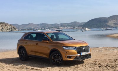 H DS Automobiles, η νέα premium Γαλλική εταιρεία, λανσάρει το νέο DS 7 Crossback, το luxury SUV. To νέο DS 7 Crossback σηματοδοτεί μια νέα εποχή για την DS Automobiles. Το πρώτο μοντέλο της 2ης γενιάς της DS, ενσαρκώνει την καινοτομία, την κορυφαία ποιότητα υλικών και γαλλική τεχνογνωσία, σε συνδυασμό με την avant garde σχεδίαση που οδηγεί τις επιδόσεις, την οδηγική άνεση και πολυτέλεια σε νέα ανώτερα επίπεδα. Το νέο DS 7 Crossback, με την επιβλητική κομψότητά του, σε συνδυασμό με το πλήθος των υπερσύγχρονων τεχνολογιών και συστημάτων ασφαλείας, εισέρχεται πολύ δυνατά στην ανερχόμενη κατηγορία των SUV, δίνοντας έτσι καινούργια πνοή στην avant - garde και πολυτελή μετακίνηση, κάτι που οι επιβάτες διαπιστώνουν με την πρώτη ματιά. Δυναμικό, πολυτελές και γεμάτο έμπνευση. Οι χαρακτηριστικές γραμμές του DS 7 CROSSBACK αποκαλύπτουν την ξεχωριστή, ισχυρή του προσωπικότητα. Η μάσκα «DS Wings» εντυπωσιάζει με την κάθετη γρίλια της και το χαρακτηριστικό λογότυπο DS στο κέντρο, η οποία ταιριάζει απόλυτα με τα φωτιστικά σώματα. Τα φώτα LED, με τους ξεχωριστούς προβολείς DS ACTIVE LED VISION, προσδίδουν μια ξεχωριστή γοητεία. Το DS 7 CROSSBACK είναι ένα SUV που ενσωματώνει το όραμα για καινοτομία, για κορυφαία ποιότητα υλικών και την γαλλική τεχνογνωσία σε ένα SUV. Παρουσιάστηκε στη Γαλλία, στη διάσημη Πυραμίδα του Λούβρου, στην καρδιά του Παρισιού. Η νέα πνοή στο κομμάτι της Luxury μετακίνησης ξεκινά χάρη στο εντυπωσιακό SUV που κλέβει τις εντυπώσεις. Αξίζει να αναφερθεί πως το DS 7 Crossback έχει επιλεγεί και από τον Γάλλο Πρόεδρο, Emmanuel Macron για τις μετακινήσεις του. Το DS 7 Crossback που ξεχωρίζει με τον έντονα διαφορετικό, πολυτελή χαρακτήρα του, ενσαρκώνει την γαλλική πρωτοπορία και τεχνογνωσία, προβάλλοντας μια σειρά από χαρακτηριστικά που είναι αδιαμφισβήτητα μοναδικά. Συγκεκριμένα, οι ζάντες αλουμινίου 20 ιντσών, η ξεχωριστή αίσθηση άνεσης και υψηλής ποιότητας υλικών στο εσωτερικό, αποκαλύπτουν την διαφορετική προσέγγιση της μάρκας DS στον τομέα της πολυτελούς μετακίνησης και της τεχνολογικής υπεροχής. Το ρολόι της BRM Chronographs, δεσπόζει στην κεντρική κονσόλα προδίδοντας αίγλη στο αυτοκίνητο. Επιπλέον, οι δύο ψηφιακές οθόνες 12 ιντσών καλύπτουν τις ανάγκες της ψυχαγωγίας και της πληροφόρησης του οδηγού ενώ ταυτόχρονα τον ενημερώνουν για τις λειτουργίες του αυτοκινήτου. Σε συνδυασμό με τα συστήματα άνεσης και ασφάλειας, προσφέρουν μια απολαυστική εμπειρία οδήγησης. Τέλος, με τεχνολογίες όπως το Σύστημα Νυχτερινής Ορατότητας (Night Vision), το Σύστημα Active Scan Suspension, που “σκανάρει” το δρόμο και προσαρμόζει την ανάρτηση επιτυγχάνοντας βέλτιστο επίπεδο άνεσης στους επιβάτες, το DS 7 Crossback αποκαλύπτει το εύρος της γαλλικής τεχνογνωσίας που υπηρετεί τις ατομικές προσδοκίες του κάθε κατόχου DS. Κορυφαίες είναι και οι επιλογές του DS 7 Crossback σε ότι αφορά την γκάμα πέντε ισχυρών κινητήρων υψηλής απόδοσης με κορυφαίο Turbo PureTech σύνολο βενζίνης των 1,6 λίτρων να αποδίδει 225 ίππους, τον νέο 1.5 BlueHDi diesel κινητήρα που αποδίδει 130 ίππους και τον δίλιτρο BlueHDi diesel κινητήρα να αποδίδει 180 ίππους, καθώς και με το εντυπωσιακό 8τάχυτο αυτόματο κιβώτιο υψηλής απόδοσης νέας γενιάς (ΕΑΤ8). Ολόκληρη η γκάμα κινητήρων είναι υψηλής απόδοσης με πολύ φιλική προς το περιβάλλον συμπεριφορά. Τα μηχανικά σύνολα επωφελούνται από τις πλέον προηγμένες τεχνολογικά λύσεις, όπως είναι το SCR (Selective Catalytic Reduction) στους BlueHDi κινητήρες diesel, αλλά και το Φίλτρο Συγκράτησης Μικροσωματιδίων PPF (Petrol Particle Filter) για τους βενζινοκινητήρες με τον άμεσο ψεκασμό. Με τον τρόπο αυτό οι κινητήρες του νέου DS 7 Crossback καλύπτουν τα κριτήρια της Ευρωπαϊκής Οδηγίας που έχει ισχύ από την 1η Σεπτεμβρίου του 2018, ενώ είναι έτοιμοι να προσαρμοστούν και σε ακόμα πιο αυστηρές προδιαγραφές που θα προκύψουν στο μέλλον. Μερικές από τις σπουδαίες τεχνολογίες που φέρει το αυτοκίνητο αναλόγως της έκδοσης, είναι οι ακόλουθες: • DS ACTIVE LED VISION, • DS PARK PILOT, Εύκολο Parking, • DS SAFETY αποτελείται από 6 σημαντικές λειτουργίες που κάνουν το δρόμο ασφαλέστερο: DS NIGHT VISION, DS DRIVER ATTENTION MONITORING. Οι πρώτες παραγγελίες για το αυτοκίνητο θα ξεκινήσουν τον Νοέμβριο του 2018, ενώ οι πρώτες παραδόσεις θα είναι στα τέλη του ίδιου μήνα. H παρουσία του DS 7 Crossback είναι η απαρχή για την επιτυχημένη πορεία της DS Automobiles στην Ελλάδα, ενώ σύντομα θα λειτουργήσει και το πρώτο DS Store στην Αθήνα. DS 7 CROSSBACK E-TENSE 4X4, ΤΟ PLUG-IN HYBRID ΣΥΣΤΗΜΑ ΑΠΟ ΤΗΝ DS Παγκόσμια πρεμιέρα στο Σαλόνι Αυτοκινήτου του Παρισιού του 2018 έκανε το DS 7 CROSSBACK E-TENSE 4x4 το οποίο διαθέτει όλα όσα κάνουν το DS 7 CROSSBACK τόσο επιτυχημένο. Επιπλέον, το επαναφορτιζόμενο υβριδικό σύστημα του μοντέλου, προσφέρει εξαιρετική απόδοση και κορυφαίες επιδόσεις: • Ισχύ 300 ίππων, • Ροπή που είναι στο ελάχιστο 450 Nm, • Από στάση τα 1,000 m σε 27”, • Μετάδοση της κίνησης και στους τέσσερις τροχούς, • Αυτονομία 50 km με τη χρήση μόνο του ηλεκτρικού κινητήρα (WLTP), • Έξυπνη αρχιτεκτονική που προσφέρει γενναιόδωρους χώρους για επιβάτες και αποσκευές. Τα μηχανικά μέρη αποτελούνται από: • Βενζινοκινητήρα 200 ίππων, • Δύο ηλεκτρικά μοτέρ 80kW –ένα εμπρός και ένα πίσω, • Κιβώτιο ταχυτήτων 8 σχέσεων, τοποθετημένο εμπρός ανάμεσα στον κινητήρα βενζίνης και τον ηλεκτρικό, • Μια compact 13.2kW/h μπαταρία Ιόντων - Λιθίου τοποθετημένη κάτω από τα πίσω καθίσματα, • Πίσω άξονα με μετάδοση της ισχύος του ηλεκτρικού μοτέρ έτσι ώστε να υποστηρίζεται ιδανικά η τετρακίνηση. Η τεχνολογία του E-TENSE 4X4 επιτρέπει τη φόρτιση στο οικιακό δίκτυο κατά τη διάρκεια της νύχτας ή με ταχυφορτιστή, όπου η διάρκεια της φόρτισης μπορεί να είναι δύο ώρες. Η μπαταρία φορτίζει και κατά τη διάρκεια που το αυτοκίνητο κινείται χωρίς να πατάει ο οδηγός το γκάζι και κατά τη διάρκεια του φρεναρίσματος.