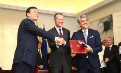 Volkswagen Group China, JAC και SEAT υπογράφουν νέα συμφωνία για την προώθηση του e-mobility στην Κίνα / Μνημόνιο συνεργασίας μεταξύ Volkswagen Group China, JAC και SEAT που σηματοδοτεί την προώθηση της ηλεκτρικής κινητικότητας στην Κίνα / Η τεχνολογία και οι δυνατότητες των προϊόντων θα αξιοποιηθούν για την ανάπτυξη μίας πλατφόρμας παραγωγής ηλεκτρικών οχημάτων / Η JAC Volkswagen θα φέρει την SEAT στην τοπική αγορά από το 2021 και θα συνεργαστεί μαζί της για την ανάπτυξη από κοινού ηλεκτρικών προϊόντων SEAT / Η δημιουργία του JAC Volkswagen R&D Center θα ξεκινήσει πριν το τέλος του 2018 Η SEAT υπέγραψε μνημόνιο συνεργασίας με την Volkswagen Group China και την Anhui Jianghuai Automobile Group Corp., Ltd (JAC). Η συμφωνία υπεγράφει από τον Πρόεδρο του Διοικητικού Συμβουλίου της Volkswagen AG, Dr. Herbert Diess, τον Πρόεδρο της JAC, An Jin και τον Πρόεδρο της SEAT, Luca de Meo, παρουσία του Προέδρου της Κίνας, Xi Jingping και του Ισπανού Πρωθυπουργού, Pedro Sánchez σε μία τελετή που πραγματοποιήθηκε στο Palace of Moncloa στη Μαδρίτη, την επίσημη κατοικία και χώρο εργασίας του Ισπανού Πρωθυπουργού. Στα πλαίσια της συμφωνίας, όλα τα μέρη θα αξιοποιήσουν την τεχνολογία και τις δυνατότητες των προϊόντων για την ανάπτυξη μίας πλατφόρμας παραγωγής ηλεκτρικών οχημάτων μπαταρίας από την JAC Volkswagen. Η JAC Volkswagen θα συνεργαστεί με την μάρκα για την είσοδό της στην τοπική αγορά από το 2021 και για την δημιουργία από κοινού ηλεκτρικών προϊόντων SEAT. Η δημιουργία του JAC Volkswagen R&D Center θα ξεκινήσει πριν το τέλος του 2018 και θα επικεντρωθεί σε βασικούς τομείς όπως η συνδεσιμότητα, η αυτόνομη οδήγηση και άλλες μελλοντικές στρατηγικές κατευθύνσεις. Η συμφωνία δίνει νέα ώθηση στην συνεργασία μεταξύ Volkswagen Group China, SEAT and JAC, που εργάζονται μαζί για την πολύ σημαντική αγορά ηλεκτρικής κινητικότητας στην Κίνα. «Η ηλεκτρική κινητικότητα, μαζί με την ψηφιοποίηση, τη συνδεσιμότητα και την αυτόνομη οδήγηση είναι το μέλλον της βιομηχανίας κινητικότητας και η Κίνα έχει εδραιωθεί ως η κινητήρια δύναμη αυτής της αλλαγής», δήλωσε ο Dr. Herbert Diess, Πρόεδρος του Διοικητικού Συμβουλίου της Volkswagen AG. «Αυτή η συνεργασία αντιπροσωπεύει επίσης τα οφέλη μίας παγκοσμιοποιημένης προσέγγισης για την επίτευξη μίας βιώσιμης κινητικότητας». Ο Πρόεδρος της SEAT, Luca de Meo, δήλωσε ότι «η συμφωνία με την Volkswagen Group China και JAC μας δίνει τη δυνατότητα να προχωρήσουμε την αναπτυξιακή στρατηγική εισαγωγής της μάρκας SEAT στην Κίνα και να κάνουμε ένα ακόμα βήμα προς τη στρατηγική παγκοσμιοποίησης της εταιρείας. Η Κίνα κατέχει ηγετική θέση στην αγορά ηλεκτρικών οχημάτων και η SEAT θέλει να συμβάλει στην τόνωση αυτής της τεχνολογίας προκειμένου να ανταποκριθεί στις ανάγκες των πελατών και να καταστήσει την κινητικότητα όλο και πιο βιώσιμη». Η SEAT, η Volkswagen Group China και η JAC υπέγραψαν συμφωνία συνεργασίας τον περασμένο Ιούλιο στο Βερολίνο, παρουσία της Γερμανίδας Καγκελαρίου, Angela Merkel και του Πρωθυπουργού της Κίνας, Li Keqiang, με την SEAT να αποτελεί μέρος της κοινοπραξίας και την κύρια μάρκα του Ομίλου Volkswagen σε αυτό το project. Από τη δημιουργία της κοινοπραξίας το 2017, η SEAT έχει συμβάλλει με την τεχνογνωσία της στους τομείς της σχεδίασης και R&D. Αυτό το μνημόνιο συνεργασίας βοηθάει τον Όμιλο Volkswagen να κάνει σταθερά βήματα στην κινεζική αγορά και η SEAT αναμένεται να διαδραματίσει ηγετικό ρόλο στην υλοποίηση των πρωτοβουλιών αυτής της συμφωνίας. Τα προϊόντα που θα κατασκευαστούν στην νέα πλατφόρμα θα αντιμετωπίσουν τις απαιτήσεις ηλεκτρικής κινητικότητας των κινέζων πελατών. Το R&D Center, το οποίο θα δημιουργηθεί μέσω κοινών προσπαθειών, αποσκοπεί στην ανάπτυξη συνδεσιμότητας και αυτόνομων τεχνολογιών οδήγησης ειδικά προσαρμοσμένων στην κινεζική αγορά.