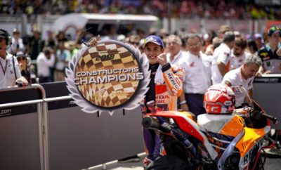 Ο Marc Marquez κυριαρχεί στη Μαλαισία και χαρίζει στη Honda τον τίτλο Κατασκευαστών του MotoGP 2018 με την 70ή νίκη της καριέρας του Ξεκινώντας από την 7η θέση της γραμμής εκκίνησης στον 18ο γύρο του MotoGP στη Μαλαισία ο Marc Marquez κατέκτησε την 70ή νίκη της καριέρας του, την ένατη φετινή του νίκη και την 44η στην κορυφαία κατηγορία MotoGP, χαρίζοντας στη Honda τον 24ο τίτλο Κατασκευαστών. Επιπλέον, με τη χθεσινή του νίκη στη Μαλαισία ο νέος Παγκόσμιος Πρωταθλητής της Moto3 Jorge Martin χάρισε στη Honda το Πρωτάθλημα Κατασκευαστών και στη μικρή κατηγορία. Σε όλες τις κατηγορίες, η Honda μετρά πλέον 69 Παγκόσμιους Τίτλους, αριθμό – ρεκόρ στην ιστορία του Πρωταθλήματος. Πέρα από τα στατιστικά, ο χθεσινός αγώνας ήταν ακόμη μία επίδειξη κορυφαίας κλάσης από τον Παγκόσμιο Πρωταθλητή του 2018, ο οποίος από την τρίτη σειρά στην εκκίνηση ανέβηκε στη δεύτερη θέση μετά από πέντε μόνο γύρους και στη συνέχεια εξαπέλυσε μία μακρά επίθεση στο Valentino Rossi που προηγείτο. Ενώ ο Marc προετοιμαζόταν για μία ακόμη μάχη για τη νίκη, ο Ιταλός έπεσε μόλις τέσσερις γύρους πριν το τέλος. Από την πλευρά του ο Dani Pedrosa έφερε ένα από τα καλύτερα αποτελέσματά του φέτος τερματίζοντας στην 5η θέση διατηρώντας δυνατό ρυθμό καθ' όλη τη διάρκεια του αγώνα. 1ος Marc Marquez “Ήταν ένας σκληρός αγώνας, πρώτον γιατί ξεκίνησα από την έβδομη θέση. Δεν έκανα τέλεια εκκίνηση και ο πρώτος μου γύρος, αν και ήταν καλός, δεν ήταν από τους καλύτερους της καριέρας μου. Βήμα-βήμα, πέρασα κάποιους αναβάτες και ανέβηκα στη δεύτερη θέση. Είδα ότι ο Valentino πίεζε και ξεκίνησα να τον κυνηγώ, γυρνώντας σε ρυθμούς κατατακτήριων! Όμως στο μεταξύ υπερθέρμανα το πίσω ελαστικό, ενώ και το μπροστινό είχε υπερθερμανθεί οπότε η αίσθηση στη μοτοσυκλέτα δεν ήταν καλή. Έτσι για μερικούς γύρους προσπάθησα απλά να ηρεμήσω και με αυτόν τον τρόπο άρχισα να αισθάνομαι όλο και καλύτερα. Είδα ότι πλησίαζα το Valentino και αυτό μου χάρισε ειλικρινά επιπλέον κίνητρο. Εκείνη τη στιγμή ήταν μόνο θέμα ενστίκτου να πιέζω, κάτι που δικαιούσαι να κάνεις όταν έχεις ήδη κατακτήσει το Πρωτάθλημα. Δυστυχώς, έκανε ένα μικρό λάθος εκείνος στην πρώτη στροφή και είναι κρίμα μια και θα ήταν ωραίο να βλέπαμε πώς θα κατέληγε η μεταξύ μας μάχη. Τέλος πάντων, όταν τον είδα να πέφτει, ηρέμησα και συγκεντρώθηκα στο να τερματίσω. Νικήσαμε και αυτός ήταν ο καλύτερος τρόπος για να εξασφαλίσουμε το Πρωτάθλημα Κατασκευαστών. Θα ήθελα επίσης να συγχαρώ το Jorge Martin και τον “Pecco” Bagnaia για την κατάκτηση των Πρωταθλημάτων. Θα τα γιορτάσουμε παρέα στη Valencia”. 5ος Dani Pedrosa “Σήμερα επικεντρώθηκα ιδιαίτερα στην εκκίνηση επειδή ξεκινούσα πολύ πίσω. Η ίδια η εκκίνηση δεν ήταν τέλεια, όμως κατάφερα να κερδίσω μερικές θέσεις στην πρώτη στροφή. Δυστυχώς έχασα έδαφος με τον Dovi και το Marc δύο στροφές αργότερα. Τέλος πάντων, η αίσθηση στους πρώτους γύρους ήταν αρκετά καλή και μπορούσα να μείνω κοντά στην κορυφή. Από την άλλη, προς το τέλος άρχισα να έχω και πάλι προβλήματα πρόσφυσης κι έτσι με πέρασαν ο Rins και ο Viñales. Συνολικά ήταν κάπως καλύτερος ο αγώνας απ' ό,τι συνήθως. Θα ήθελα να συγχαρώ το Martin για τον τίτλο του. Κατάφερε να ξεπεράσει αρκετές δυσκολίες φέτος, έναν τραυματισμό και άλλα θέματα, και έκανε ένα δυνατό αγώνα σήμερα. Του αξίζει στο έπακρο το αποτέλεσμα”. Αποτελέσματα αγώνα Θέση Αναβατής Αριθμος Εθ/τητα Βαθμοί Ομάδα Κατασκευαστής Χρόνος 1 MARQUEZ Marc 93 SPA 25 Repsol Honda Team Honda 40'32.372 2 RINS Alex 42 SPA 20 Team Suzuki Ecstar Suzuki 1.898 3 ZARCO Johann 5 FRA 16 Monster Yamaha Tech 3 Yamaha 2.474 4 VINALES Maverick 25 SPA 13 Movistar Yamaha MotoGP Yamaha 4.667 5 PEDROSA Dani 26 SPA 11 Repsol Honda Team Honda 6.190 6 DOVIZIOSO Andrea 4 ITA 10 Ducati Team Ducati 11.248 7 BAUTISTA Alvaro 19 SPA 9 Ducati Team Ducati 15.611 8 MILLER Jack 43 AUS 8 Alma Pramac Racing Ducati 19.009 9 PETRUCCI Danilo 9 ITA 7 Alma Pramac Racing Ducati 22.921 10 SYAHRIN Hafizh 55 MAL 6 Monster Yamaha Tech 3 Yamaha 26.919 11 ESPARGARO Aleix 41 SPA 5 Aprilia Racing Team Gresini Aprilia 29.503 12 MORBIDELLI Franco 21 ITA 4 EG 0,0 Marc VDS Honda 30.933 13 BRADL Stefan 6 GER 3 LCR Honda Honda 35.322 14 NAKAGAMI Takaaki 30 JPN 2 LCR Honda Honda 37.912 15 SMITH Bradley 38 GBR 1 Red Bull KTM Factory Racing KTM 39.675 16 LUTHI Tom 12 SWI 0 EG 0,0 Marc VDS Honda 41.820 17 SIMEON Xavier 10 BEL 0 Reale Avintia Racing Ducati 43.978 18 ROSSI Valentino 46 ITA 0 Movistar Yamaha MotoGP Yamaha 58.288 19 REDDING Scott 45 GBR 0 Aprilia Racing Team Gresini Aprilia 1'00.191 20 ESPARGARO Pol 44 SPA 0 Red Bull KTM Factory Racing KTM 4 laps 21 PIRRO Michele 51 ITA 0 Ducati Team Ducati 15 laps 22 ABRAHAM Karel 17 CZE 0 Angel Nieto Team Ducati 17 laps 23 IANNONE Andrea 29 ITA 0 Team Suzuki Ecstar Suzuki Not finished first lap Βαθμολογία αναβατών Θέση Αναβάτης Αριθμός Εθν/τητα Βαθμοί Ομάδα Κατασκευαστής 1 MARQUEZ Marc 93 SPA 321 Repsol Honda Team Honda 2 DOVIZIOSO Andrea 4 ITA 220 Ducati Team Ducati 3 ROSSI Valentino 46 ITA 195 Movistar Yamaha MotoGP Yamaha 4 VINALES Maverick 25 SPA 193 Movistar Yamaha MotoGP Yamaha 5 RINS Alex 42 SPA 149 Team Suzuki Ecstar Suzuki 6 ZARCO Johann 5 FRA 149 Monster Yamaha Tech 3 Yamaha 7 CRUTCHLOW Cal 35 GBR 148 LCR Honda Honda 8 PETRUCCI Danilo 9 ITA 144 Alma Pramac Racing Ducati 9 IANNONE Andrea 29 ITA 133 Team Suzuki Ecstar Suzuki 10 LORENZO Jorge 99 SPA 130 Ducati Team Ducati 11 PEDROSA Dani 26 SPA 106 Repsol Honda Team Honda 12 BAUTISTA Alvaro 19 SPA 105 Ducati Team Ducati 13 MILLER Jack 43 AUS 91 Alma Pramac Racing Ducati 14 MORBIDELLI Franco 21 ITA 50 EG 0,0 Marc VDS Honda 15 ESPARGARO Aleix 41 SPA 44 Aprilia Racing Team Gresini Aprilia 16 SYAHRIN Hafizh 55 MAL 40 Monster Yamaha Tech 3 Yamaha 17 RABAT Tito 53 SPA 35 Reale Avintia Racing Ducati 18 ESPARGARO Pol 44 SPA 35 Red Bull KTM Factory Racing KTM 19 SMITH Bradley 38 GBR 30 Red Bull KTM Factory Racing KTM 20 NAKAGAMI Takaaki 30 JPN 23 LCR Honda Honda 21 REDDING Scott 45 GBR 15 Aprilia Racing Team Gresini Aprilia 22 ABRAHAM Karel 17 CZE 10 Angel Nieto Team Ducati 23 KALLIO Mika 36 FIN 6 Red Bull KTM Factory Racing KTM 24 BRADL Stefan 6 GER 3 LCR Honda Honda 25 NAKASUGA Katsuyuki 15 JPN 2 Yamalube Yamaha Factory Racing Yamaha 26 SIMEON Xavier 10 BEL 1 Reale Avintia Racing Ducati 27 PIRRO Michele 51 ITA 1 Ducati Team Ducati Βαθμολογία ομάδων Θέση Ομάδα Βαθμοί 1 Repsol Honda Team 427 2 Movistar Yamaha MotoGP 388 3 Ducati Team 373 4 Team Suzuki Ecstar 282 5 Alma Pramac Racing 235 6 Monster Yamaha Tech 3 189 7 LCR Honda 171 8 Angel Nieto Team 93 9 Red Bull KTM Factory Racing 65 10 Aprilia Racing Team Gresini 59 11 EG 0,0 Marc VDS 50 12 Reale Avintia Racing 36 Βαθμολογία κατασκευαστών Θέση Ομάδα Βαθμοί 1 Honda 364 2 Ducati 310 3 Yamaha 272 4 Suzuki 213 5 KTM 56 6 Aprilia 54