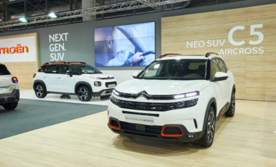 Το νέο SUV Citroen C5 Aircross εντυπωσιάζει από την πρώτη στιγμή με την παρουσία του, τους επισκέπτες της Έκθεσης “ΑΥΤΟΚΙΝΗΣΗ ΕΚΟ 2018” η οποία άνοιξε τις πύλες της το Σάββατο 10 Νοεμβρίου στο Ολυμπιακό Ακίνητο Ξιφασκίας (πρώην Δυτικό Αεροδρόμιο Ελληνικού). Το ξεχωριστό SUV Citroen C5 Aircross που ανήκει στην άκρως ανταγωνιστική κατηγορία των SUV μοντέλων αποκαλύφθηκε, δίνοντας ιδιαίτερη έμφαση στα μοναδικά χαρακτηριστικά του νέου μοντέλου. Ο κύριος Καββούρης (Chief Operating Officer Citroen), αφού καλωσόρισε τους επισκέπτες στο ξεχωριστό περίπτερο της Citroen, τόνισε τη νέα δυναμική που προσδίδει το νέο SUV Citroen C5 Aircross στη Μάρκα. Οι επισκέπτες της έκθεσης που σε αριθμό έχουν ήδη ξεπεράσει και τις πιο αισιόδοξες προβλέψεις, έχουν την ευκαιρία να γνωρίσουν από κοντά τη ναυαρχίδα της Citroen που χάρη στα μοναδικά της χαρακτηριστικά, δημιουργεί τη νέα κατηγορία των Comfort Class SUV. Οι καινοτόμες αναρτήσεις Progressive Hydraulic Cushions και τα καθίσματα Advanced Comfort μετατρέπουν κάθε διαδρομή σε μια πραγματικά χαλαρωτική εμπειρία, χαρακτηριστικό γνώρισμα όλων των μοντέλων Citroen. Στην καμπίνα των επιβατών, η “casual chic” αισθητική με τις πολλαπλές δυνατότητες διαμόρφωσης, τα 3 ανεξάρτητα, συρόμενα και ανακλινόμενα πίσω καθίσματα, προσφέρουν ένα ιδανικό περιβάλλον για τους επιβάτες που με το νέο SUV Citroen C5 Aircross ταξιδεύουν “Comfort Class”! Επιπλέον, το τεχνολογικά άρτιο σύνολο του νέου SUV C5 Aircross επισφραγίζεται από μία σειρά βραβευμένων κινητήρων προδιαγραφών Euro 6.2, που ξεχωρίζουν τόσο για την απόδοση τους, όσο και για την μειωμένη κατανάλωση και εκπομπή ρύπων τους. Παράλληλα, οι κινητήρες βενζίνης με τους οποίους διατίθεται το μοντέλο είναι οι 1,2 και 1,6 της “οικογένειας” PureTech με 130 και 180 ίππους και συνδυάζονται με χειροκίνητο κιβώτιο 6 σχέσεων ή αυτόματο κιβώτιο 8 σχέσεων. Η γκάμα των πετρελαιοκινητήρων συμπληρώνεται από τους 1,5 και 2,0 BlueHDi με απόδοση 130 και 180 ίππους αντίστοιχα. Στον εντυπωσιακό και λεπτομερώς μελετημένο χώρο της Citroen όπου δεσπόζει η νέα φιλοσοφία της Μάρκας “La Maison Citroen”, οι επισκέπτες θα έχουν την δυνατότητα να δουν από κοντά 1 νέα έκδοση για κάθε μοντέλο της γκάμας της Γαλλικής εταιρείας. Το περίπτερο της Citroen (Stand 25) θα φιλοξενεί το νέο Comfort Class SUV Citroen C5 Aircross, καθώς και τα υπόλοιπα μοντέλα της Citroen στην Έκθεση Αυτοκινήτου “Αυτοκίνηση EKO 2018” και θα υποδέχεται το κοινό στο πρώην Δυτικό Αεροδρόμιο Ελληνικού (Αίθουσα Ξιφασκίας) από τις 10 έως και τις 18 Νοεμβρίου 2018.