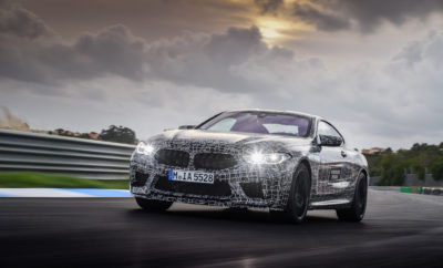 Από την αγωνιστική πίστα στο δρόμο: η νέα BMW M8 Coupe (Κατανάλωση καυσίμου στο μικτό κύκλο: 10,8 – 10,7 l/100 km, εκπομπές CO2 στο μικτό κύκλο: 246 – 243 g/km*) ολοκληρώνει το τελικό στάδιο στο δρόμο για τη μαζική παραγωγή. Η BMW M GmbH δοκιμάζει ένα αρχικό πρωτότυπο της προσεχούς ναυαρχίδας της στην πίστα GP του Εστορίλ, στην Πορτογαλία.