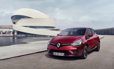 Renault CLIO στους πυροπαθείς της Ανατ. Αττικής Η TEOREN MOTORS B. Ν. ΘΕΟΧΑΡΑΚΗΣ, αποκλειστικός εισαγωγέας των αυτοκινήτων Renault και Dacia στην Ελλάδα, είχε ανακοινώσει από την πρώτη στιγμή την απόφασή της να προσφέρει δωρεάν πέντε (5) καινούργια αυτοκίνητα Renault Clio, κατόπιν κλήρωσης, ως ελάχιστο δείγμα συμπαράστασης στους συνανθρώπους μας που έχασαν το αυτοκίνητό τους στις καταστροφικές πυρκαγιές της 23ης και 24ης Ιουλίου στην Ανατολική Αττική. Μετά την ολοκλήρωση της καταγραφής των κατεστραμμένων οχημάτων από τις Δημόσιες Αρχές, η TEOREN MOTORS Α.Ε., πιστή στην δέσμευσή της, καλεί τους ενδιαφερόμενους που έχουν παραλάβει τη Βεβαίωση Διαγραφής του Ι.Χ. επιβατικού αυτοκινήτου τους, να επισκεφθούν την ιστοσελίδα της Renault, https://www.renault.com.gr/klirwsi/symmetoxi.html, για να συμμετέχουν στην κλήρωση. Σε περίπτωση που οι ενδιαφερόμενοι δεν έχουν πρόσβαση σε ηλεκτρονικά μέσα, μπορούν να προσέρχονται στις κεντρικές εγκαταστάσεις της TEOREN MOTORS Α.E. στο Περιστέρι, Λεωφ. Κηφισού 138-140, τηλέφωνο 210- 57 06 860, ώστε να υποβάλλουν την αίτηση συμμετοχής τους στα ηλεκτρονικά μέσα που θα διατίθενται, ειδικά για τον σκοπό αυτό, με την συνδρομή ειδικά εντεταλμένων εργαζομένων της Εταιρείας. Προσέλευση: Δευτέρα έως Παρασκευή κατά τις ώρες 08.00-20.00 και Σάββατο κατά τις ώρες 09.00-14.00. Η προθεσμία υποβολής των συμμετοχών στην κλήρωση λήγει την Κυριακή 9 Δεκεμβρίου 2018, στις 23:59. Για περαιτέρω διευκρινίσεις (όχι για δηλώσεις συμμετοχής), οι ενδιαφερόμενοι μπορούν να επικοινωνούν στο τηλέφωνο 210-57 06 906. Ώρες επικοινωνίας: 09:30-17:30 από Δευτέρα έως Παρασκευή.