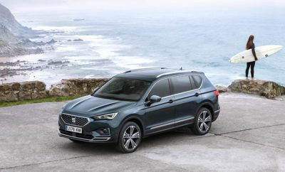 Νέο SEAT Tarraco: το τέλειο SUV που ολοκληρώνει τη μεγαλύτερη «επιθετική» προϊοντική πολιτική της μάρκας / Το Tarraco αντιπροσωπεύει την είσοδο της SEAT στην κατηγορία των μεγάλων SUV και συμπληρώνει την οικογένεια SUV, ως ο μεγαλύτερος αδελφός των Ateca και Arona / Συνδυάζει υψηλά επίπεδα σχεδιασμού, ποιότητας, εξοπλισμού, συνδεσιμότητας, ασφάλειας, στυλ και δυναμικής / Προσφέρει αυξημένη ευελιξία στους πελάτες με πέντε και επτά θέσεις / Στην αγορά στις αρχές του 2019 Η μεγαλύτερη «επιθετική» προϊοντική πολιτική της SEAT φτάνει στο αποκορύφωμα της με το λανσάρισμα του νέου μοντέλου-ναυαρχίδας της μάρκας, του Tarraco. Το νέο μεγάλο SUV θα μεγαλώσει περαιτέρω το χαρτοφυλάκιό της μάρκας αυξάνοντας την ανταγωνιστικότητά της, καλύπτοντας πλέον το 80% όλων των κατηγοριών οχημάτων στην Ευρώπη. Οι προοπτικές της SEAT συνεχίζουν να είναι αισιόδοξες καθώς η μάρκα λανσάρει νέα μοντέλα και ανανεώνει τα ήδη υπάρχοντα στην αγορά, προσφέροντας έτσι οχήματα που ανταποκρίνονται στις απαιτήσεις των πελατών. Από τον Ιανουάριο μέχρι τον Οκτώβριο του τρέχοντος έτους, η μάρκα έφτασε σε συνολικό όγκο πωλήσεων 449.000 οχήματα παγκοσμίως, 13,7% περισσότερα από την αντίστοιχη περίοδο του 2017 (395.100). Η SEAT πέτυχε τα καλύτερα αποτελέσματα στην ιστορία της και υπερέβη το καλύτερο 10μηνο της ιστορίας της μέχρι τώρα, αυτό του 2000 (433.600 αυτοκίνητα). Το νέο μεγάλο SUV συνδυάζει τα βασικά χαρακτηριστικά κάθε μοντέλου της SEAT: σχεδιασμό και λειτουργικότητα, sportiness και άνεση, τεχνολογία και συναίσθημα. Το νέο SEAT Tarraco έχει σχεδιαστεί για οδηγούς που χρειάζονται τη λειτουργικότητα των πέντε ή επτά θέσεων, την πρακτικότητα της υψηλής θέσης οδήγησης αλλά ταυτόχρονα αντιλαμβάνονται την αισθητική του οχήματος και εκτιμούν την ισορροπία που προσφέρει το Tarraco μεταξύ αυτοπεποίθησης, κομψότητας και sportiness. Καθώς η αγορά συνεχίζει να επεκτείνεται, το Tarraco θα παίξει βασικό ρόλο για τη SEAT όταν θα κυκλοφορήσει στις αρχές του 2019, ενισχύοντας τη δυναμική της μάρκας και την περαιτέρω ανάπτυξη σε μία εποχή που οι πωλήσεις της εταιρείας αυξάνονται με σταθερό ρυθμό. Το νέο μοντέλο, που σχεδιάστηκε στο εργοστάσιο του Martorell (Βαρκελώνη) και κατασκευάζεται στο Wolfsburg (Γερμανία), σηματοδοτεί την τρίτη φάση της «επιθετικής» προϊοντικής πολιτικής της εταιρείας στην κατηγορία των SUV. Το νέο Tarraco βρίσκεται στην κορυφή της οικογένειας SUV της SEAT, ως ο μεγαλύτερος αδελφός των Ateca και Arona και συνδυάζει τεχνολογία αιχμής, δυναμικό και ευέλικτο χειρισμό, πρακτικότητα και λειτουργικότητα με κομψή σχεδίαση. Το Tarraco συνδυάζει τα πολλά πλεονεκτήματα των μεγάλων διαστάσεων του, προσφέροντας ένα όχημα που μπορεί να ανταποκριθεί στις ανάγκες της σύγχρονης ζωής. Το όνομα του προέρχεται από την αρχαία ονομασία της Μεσογειακής πόλης Tarragona, ένα ιστορικό και πολιτιστικό κέντρο με εκπληκτική αρχιτεκτονική. Το Tarraco είναι το πρώτο όνομα μοντέλου SEAT που επιλέχθηκε μέσω δημόσιας ψηφοφορίας από περισσότερους από 140.000 φίλους της μάρκας που συμμετείχαν στο τελικό στάδιο της πρωτοβουλίας #SEATseekingName. Το νέο μεγάλο SUV είναι ένα μείγμα των βασικών χαρακτηριστικών κάθε μοντέλου SEAT: σχεδίαση και λειτουργικότητα, αποδοτικότητα και άνεση, προσβασιμότητα και ποιότητα, τεχνολογία και συναίσθημα, αλλά με τέτοιο τρόπο που να ταιριάζει σε μία ευρύτερη ποικιλία lifestyles. Υπάρχει επιλογή ανάμεσα σε δύο προηγμένους βενζινοκινητήρες και δύο εξελιγμένους κινητήρες diesel, ενώ το Tarraco ανταποκρίνεται στην πλέον πρόσφατη νομοθεσία εκπομπών ρύπων και προσφέρει την καλύτερη απόδοση στον πελάτη. «Η SEAT βιώνει τη μεγαλύτερη επιθετική προϊοντική πολιτική της ιστορίας της. Η εισαγωγή του Tarraco, του πρώτου μεγάλου SUV, αποτελεί μέρος της επένδυσης ύψους 3,3 δις ευρώ μεταξύ των ετών 2015 – 2019, στο μέλλον της εταιρείας και στην γκάμα των διαθέσιμων προϊόντων», δήλωσε ο Πρόεδρος της SEAT Luca de Meo, «Όχι μόνο ολοκληρώνει την οικογένεια των SUV αλλά φέρνει νέα δυναμική στη κατηγορία που θα βοηθήσει να προσελκύσουμε νέους πελάτες». Εξωτερική σχεδίαση Οι μεγαλύτερες διαστάσεις ενέπνευσαν την σχεδιαστική ομάδα να βρει ισορροπία μεταξύ αισθητικής και σκόπιμων αναλογιών. Παρόλο που το Tarraco SUV έχει μήκος 4.735mm, πλάτος 1.839mm και ύψος 1.658mm, δημιουργώντας ένα τεράστιο εσωτερικό χώρο και ένα επιβλητικό εξωτερικό, η συνολική σχεδίαση υποδηλώνει ευελιξία , στιβαρότητα και πρακτικότητα. Η εμπρόσθια σχεδίαση αποκαλύπτει τη νέα σχεδιαστική κατεύθυνση της SEAT, με μία πιο προεξέχουσα μάσκα, προσδίδοντας μεγαλύτερη παρουσία και χαρακτήρα ενώ οι επιβλητικοί προβολείς Full LED, που διατηρούν την τριγωνική σχεδιαστική τους υπογραφή, τοποθετούνται πιο απομακρυσμένοι στο αμάξωμα, δίνοντας πιο εστιασμένη εμφάνιση. Η τεχνολογία φωτισμού αποτελεί σημαντική πτυχή του Tarraco. Το νέο SUV χρησιμοποιεί τεχνολογία LED 100%, τόσο στο εξωτερικό όσο και στο εσωτερικό, ως στάνταρ και για τα δύο επίπεδα εξοπλισμού, Style και Xcellence, δίνοντας στους σχεδιαστές μεγαλύτερη δημιουργική ελευθερία και στους πελάτες καθαρότερο και ευκρινέστερο φωτισμό. «Το νέο Tarraco δίνει έντονη εντύπωση όταν το βλέπεις για πρώτη φορά λόγω των εξαιρετικών αναλογιών του και της κομψής αλλά σπορ σχεδίασης του. Προσφέρει αίσθηση περηφάνιας χάρη στο επιβλητικό εμπρός του μέρος που μας δίνει μία ιδέα για το μέλλον της SEAT», δήλωσε ο Alejandro Mesonero, Director of Design της SEAT. «Και όπως κάνουμε σε κάθε όχημα που κατασκευάζουμε, βάλαμε τεράστια αποθέματα αγάπης και πάθους στις σχεδιαστικές λεπτομέρειες του Tarraco, ακολουθώντας τη φιλοσοφία μας: Αν φαίνεται σωστό, είναι σωστό». Η αισθητική μπορεί να έχει μεγάλη σημασία, αλλά ένα SUV πρέπει να είναι πρακτικό και λειτουργικό. Στο πίσω μέρος, η έμφαση δίνεται στον χώρο φόρτωσης, όπου το χαμηλό ύψος και το μεγάλο πλάτος εκφράζουν την πρακτικότητα ενός SUV. Τα φώτα LED ενισχύουν περισσότερο τη δυναμική του πίσω μέρους του αυτοκινήτου. Το SEAT Tarraco θα διατίθεται σε οκτώ διαφορετικά χρώματα: Dark Camouflage, Onyx White, Reflex Silver, Atlantic Blue, Indium Grey, Titanium Beige, Deep Black και Urano Grey και σε δύο επίπεδα εξοπλισμού: Style και Xcellence. Εσωτερικό Στο εσωτερικό, οι σχεδιαστές εργάστηκαν σκληρά για να δημιουργήσουν μία προστατευτική καμπίνα για τους επιβάτες, χρησιμοποιώντας μία οριζόντια γραμμή που διατρέχει το ταμπλώ και τονίζει το πλάτος του Tarraco, αυξάνοντας το αίσθημα χώρου ενώ παράλληλα εμπνέει εμπιστοσύνη, ασφάλεια και υψηλό επίπεδο ποιότητας που συνήθως βλέπουμε στην κατηγορία premium. Είτε οι πελάτες επιλέξουν την 5θέσια έκδοση είτε την προαιρετική 7θέσια, το εσωτερικό προσφέρει την απαραίτητη λειτουργικότητα και ποιότητα στα πλαίσια της σημερινής ανταγωνιστικής αγοράς. Η καμπίνα ισορροπεί τέλεια τις διαφορετικές ανάγκες του οδηγού και των επιβατών, παρέχοντας εργονομικά σχεδιασμένη θέση οδηγού και άνεση χώρου για τους επιβάτες. Το εσωτερικό του Tarraco επωφελείται από το SEAT Digital Cockpit με οθόνη 10.25’’ που απλοποιεί την παροχή πληροφοριών στον οδηγό και μία μεγάλη, εργονομικά τοποθετημένη οθόνη 8’’, όπου οι χρήστες μπορούν να έχουν πρόσβαση σε μία σειρά από επιλογές συνδεσιμότητας, εύκολα και με ασφάλεια. Το εσωτερικό διακρίνεται επίσης από την προσεκτική επιλογή υλικών και χρωμάτων (υφασμάτινα, Alcantara® ή προαιρετικά μαύρα δερμάτινα καθίσματα και μια κομψή, σπορ μαύρη εσωτερική οροφή), την απτή ακρίβεια των διακοπτών και χειριστηρίων που αποδεικνύουν μεγάλη προσοχή στη λεπτομέρεια, τον χωρίς πλαίσιο εσωτερικό καθρέπτη, τα προαιρετικά θερμαινόμενα εμπρός και πίσω καθίσματα και το ηλεκτρικό κάθισμα οδηγού με λειτουργία μνήμης. Infotainment και συνδεσιμότητα Ζούμε σε έναν συνδεδεμένο κόσμο, είτε μέσω των smartphones είτε των υπολογιστών. Η SEAT εφαρμόζει αυτή τη τεχνολογία συνδεσιμότητας στο τελευταίο και μεγαλύτερο SUV της γκάμας. Το Tarraco επωφελείται από τη μεγάλη κεντρική οθόνη 8’’ με ενσωματωμένη τεχνολογία SEAT Full Link που επιτρέπει στους χρήστες να επωφεληθούν από τη μέγιστη συνδεσιμότητα μεταξύ smartphone και οχήματος, με ενσωματωμένη εφαρμογή Android Auto και Apple CarPlay. Το SEAT DriveApp παρέχει στους χρήστες εξατομικευμένες επιλογές για να απολαμβάνουν λειτουργίες όπως καταγραφή διαδρομών, έλεγχος κατάστασης αυτοκινήτου ή αναγνώριση τραγουδιού μέσω Shazam (μόνο για Android Auto), όλες μέσω της οθόνης αφής 8 ιντσών. Επιπλέον, με το SEAT Tarraco είναι διαθέσιμη η εφαρμογή Amazon Alexa που επιτρέπει στον οδηγό μέσω φωνητικών εντολών να βελτιστοποιεί το χρόνο του μέσα στο αυτοκίνητο: διαχείριση του προσωπικού του χρονοδιαγράμματος, εύρεση τραγουδιών, εντοπισμός σημείων προορισμού, ειδήσεις σε πραγματικό χρόνο ή εύρεση του πλησιέστερου έμπορου αυτοκινήτων μεταξύ πολλών άλλων δυνατοτήτων. Το SEAT Media Control with Amazon Alexa app, ενισχύει τη λειτουργικότητα και απλοποιεί την πρόσβαση. Όλοι οι χρήστες το μόνο που έχουν να κάνουν είναι να πατήσουν το κουμπί ελέγχου στο τιμόνι και να μιλήσουν. Το Tarraco ενσωματώνει επίσης το ευέλικτο και προσαρμόσιμο SEAT Digital Cockpit με ψηφιακή οθόνη 10.25’’ που παρέχει με ασφάλεια, σαφείς και χρήσιμες πληροφορίες στον οδηγό. Ο έλεγχος των παρεχόμενων πληροφοριών είναι απλός και ο οδηγός θα χρειαστεί μόνο να πιέσει το κουμπί View στο τιμόνι ώστε να μετακινηθεί στις τρείς διαθέσιμες κύριες οθόνες, ελαχιστοποιώντας την απόσπαση του από το δρόμο και μεγιστοποιώντας τη σαφήνεια των πληροφοριών. Η ανάλυση των πληροφοριών στην οθόνη TFT 1280 x 480 pixel γίνεται με ρυθμό ανανέωσης 75Hz. Σε συνδυασμό με τη δυνατότητα του BeatsAudio system να δημιουργεί κρυστάλλινο ήχο στην καμπίνα και το Connectivity Box που επιτρέπει στους χρήστες να συνδέονται και να φορτίζουν ασύρματα τα smartphones τους, το νέο Tarraco προσφέρει αυτό που λίγα άλλα οχήματα μπορούν. Τέλος, το Tarraco θα είναι το πρώτο SEAT που θα διαθέτει λειτουργία ελέγχου με χειρονομίες (όταν είναι εξοπλισμένο με 8’’ Navigation Plus). Κινητήρες Οι επιδόσεις, η αποδοτικότητα και η αξιοπιστία αποτελούν βασικά χαρακτηριστικά των κινητήρων του Tarraco που επωφελούνται από τεχνολογία άμεσης έγχυσης, υπερσυμπίεσης και start-stop, με απόδοση ισχύος μεταξύ 150PS και 190PS και σύμφωνα με τις τελευταίες προδιαγραφές εκπομπών ρύπων. Διαθέσιμοι κινητήρες βενζίνης: ένας τετρακύλινδρος 1.5 λίτρων TSI 150PS με 6τάχυτο μηχανικό κιβώτιο και ένας 2.0 λίτρων 190PS 4Drive με 7τάχυτο κιβώτιο DSG. Ο κινητήρας των 1.5 λίτρων αποδίδει ισχύ 150PS μεταξύ 5.000rpm και 6.000rpm και μέγιστη ροπή 250Nm μεταξύ 1.500rpm έως 3.500rpm. Οι εξαιρετικές καμπύλες επιτυγχάνονται εξαιτίας της διαδρομής και της διαμέτρου των 74.5mm και 85.9mm αντίστοιχα καθώς και της σχέσης συμπίεσης 10.5, δίνοντας στο Tarraco τελική ταχύτητα 201km/h. O κινητήρας των 2.0 λίτρων επωφελείται της διαδρομής και της διαμέτρου των 82.5mm και 92.8mm, με σχέση συμπίεσης 11.65 και αποδίδει μέγιστη ισχύ 190PS μεταξύ 4.200rpm και 6000rpm. Η τεράστια ροπή των 320Nm αποδίδεται μεταξύ 1.500-4.100rpm. Με αυτό τον κινητήρα, το Tarraco πιάνει τα 100km/h σε μόλις 8,0 sec και φτάνει τελική ταχύτητα 211km/h. Διαθέσιμοι κινητήρες πετρελαίου: ένας 2.0 λίτρων TDI 150PS εμπροσθιοκίνητος με κιβώτιο 6 ταχυτήτων & 4Drive με 7τάχυτο κιβώτιο DSG και ένας 2.0 λίτρων TDI 190PS 4Drive με 7τάχυτο κιβώτιο DSG. Και οι δύο εκδόσεις του 2.0lt κινητήρα diesel έχουν ίδια διαδρομή και διάμετρο, 81mm και 95.5mm αντίστοιχα αλλά διαφορετική σχέση συμπίεσης: 16.2 στους 150PS και 15.5 στους 190PS. Ο 2.0lt TDI 150PS εμπροσθιοκίνητος κινητήρας με κιβώτιο 6 ταχυτήτων (μέγιστη ταχύτητα 202km/h και επιτάχυνση 0-100km/h σε 9.8 sec) & ο 4Drive με 7τάχυτο κιβώτιο DSG (μέγιστη ταχύτητα 198km/h), αποδίδουν μέγιστη ισχύ 150PS μεταξύ 3.500rpm και 4.000rpm και μέγιστη ροπή 340Nm μεταξύ 1.750rpm έως 3.000rpm. Ο 2.0lt TDI 190PS 4Drive με 7τάχυτο κιβώτιο DSG (μέγιστη ταχύτητα 210km/h και επιτάχυνση 0-100km/h σε 8.0 sec) αποδίδει μέγιστη ισχύ 190PS μεταξύ 3.500rpm και 4.000rpm και μέγιστη ροπή 400Nm μεταξύ 1.750rpm έως 3.250rpm. Το Tarraco έχει σχεδιαστεί ώστε να επωφελείται από εναλλακτικές τεχνολογίες κινητήρα, με στόχο την περαιτέρω βελτίωση της αποδοτικότητας στο μέλλον. Μέχρι το 2020, το Tarraco θα διαθέτει και έκδοση Plug-in Hybrid. Πλαίσιο To SEAT Tarraco έχει σχεδιαστεί για οδηγούς που αναζητούν τον ενθουσιασμό και τη λειτουργικότητα. Για οδηγούς που χρειάζονται την πρακτικότητα των 7 θέσεων και χώρο για τη μεταφορά της οικογένειας και των φίλων τους, αλλά παράλληλα εκτιμούν ένα όχημα που ανταποκρίνεται στις ανάγκες τους και προσφέρει δυναμικές επιδόσεις. «Το SEAT Tarraco είναι ένα αριστούργημα λειτουργικότητας και ευελιξίας αφού προσφέρει τον χώρο και τη λειτουργικότητα που οι πελάτες περιμένουν από ένα μεγάλο SUV. Είναι το πιο σπορ αυτοκίνητο στην κατηγορία του από άποψη σχεδίασης αλλά και χάρη του dynamic chassis control, το οποίο σας επιτρέπει να το προσαρμόσετε για να ικανοποιήσετε τις ανάγκες οδήγησης», δήλωσε ο SEAT Executive Vice-President Research and Development, Dr. Matthias Rabe. Το κλειδί για την εκλεπτυσμένη προσέγγιση της πρακτικότητας και της δυναμικής συμπεριφοράς είναι η τελευταία τεχνολογία του Ομίλου Volkswagen και η αρχιτεκτονική της πλατφόρμας MQB. Στο μπροστινό μέρος, το SEAT Tarraco ενσωματώνει ανεξάρτητο σύστημα ανάρτησης MacPherson με ελατήρια και υδραυλικά αμορτισέρ, ενώ στο πίσω μέρος χρησιμοποιήθηκε σύστημα πολλαπλών συνδέσμων, που περιλαμβάνει επίσης ελατήρια και υδραυλικά αμορτισέρ. Το Dynamic Chassis Control (DCC) προσφέρει την ιδανική ισορροπία σε όλες τις συνθήκες οδήγησης. Ο οδηγός μπορεί να επιλέξει ποια ρύθμιση προτιμά (Normal, Eco, Sport), αλλά το σύστημα μπορεί επίσης να προσαρμοστεί αυτόματα ανάλογα με την επιφάνεια του δρόμου και το στυλ οδήγησης. Ο οδηγός του Tarraco είναι σε θέση να νοιώσει το οδόστρωμα χάρη στην εξαιρετική αίσθηση του συστήματος διεύθυνσης με ηλεκτρική υποβοήθηση, μεγιστοποιώντας την πληροφόρηση και την απόλαυση, χωρίς να υποβαθμίζει την οδηγική εμπειρία. Το αποτέλεσμα είναι ευελιξία που ελάχιστοι θα περίμεναν από ένα SUV, αλλά το Tarraco με μεταξόνιο 2.790mm και βάρος μόλις 1.687kg καταφέρνει να είναι όχι μόνο πρακτικό στη καθημερινή χρήση αλλά και οδηγικά απολαυστικό. Ασφάλεια Το νέο SEAT Tarraco είναι σημείο αναφοράς σε σχέση με τους ανταγωνιστές του στον τομέα της ασφάλειας. Ένα σύνολο αισθητήρων επιτρέπει στο όχημα να προσαρμόζεται σε οποιαδήποτε κατάσταση στο δρόμο. Front Assist με ανίχνευση ποδηλάτου, Lane Assist και Emergency Call, είναι όλα στάνταρ, ενώ το Adaptive Cruise Control είναι στάνταρ στην έκδοση Tarraco Xcellence. Η SEAT προσφέρει επίσης πληθώρα συστημάτων υποβοήθησης προκειμένου να κάνουν την οδήγηση πιο άνετη και ασφαλή, ακόμα και στις πιο απαιτητικές συνθήκες: Emergency Assist, Blind Spot Detection και Exit Assist, Traffic Sign Recognition, Traffic Jam Assist και Light Assist ως προαιρετικά. Πηγαίνοντας την ασφάλεια στο επόμενο επίπεδο, το Tarraco περιλαμβάνει επίσης Pre-crash Assist και Rollover Detection, που σημαίνει ότι όποια κι αν είναι η κατάσταση, το νέο μοντέλο σχεδιάστηκε για να ικανοποιήσει και τα πιο απαιτητικά πρότυπα ασφαλείας και να γίνει σημείο αναφοράς στην κατηγορία Στα παραπάνω συστήματα προσθέτουμε και τα συστήματα άνεσης που περιλαμβάνουν Park Assist, Electric Tailgate με Virtual Pedal καιTop View camera system ώστε το νέο SEAT Tarraco να στέκεται πάνω από τους ανταγωνιστές του στην κατηγορία των μεγάλων SUVs. To νέο Tarraco θα είναι διαθέσιμο στην Ελλάδα από τον Μάρτιο του 2019.