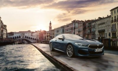 Η νέα BMW Σειρά 8 Coupe είναι κάτι παραπάνω από ένα απλό, σπορ αυτοκίνητο. Με αυτό το μοντέλο, η BMW θέλησε να χαρίσει στην πολυτελή κατηγορία μία νέα ταυτότητα, ζωντανεύοντας τα αυτοκινητιστικά όνειρα και δημιουργώντας μοναδικές στιγμές απόλαυσης. Η συναρπαστική τηλεοπτική διαφήμιση, που βρίσκεται στο επίκεντρο της καμπάνιας λανσαρίσματος της νέας BMW Σειράς 8 Coupe, στοχεύει στη συναισθηματική απήχηση μιας εντελώς νέας εμπειρίας αυτοκίνησης που υλοποιείται για πρώτη φορά. Παρουσιάζει το πολυτελές σπορ αυτοκίνητο να διασχίζει το ιστορικό κέντρο της Βενετίας. Περνώντας δίπλα από μεγαλοπρεπή παλάτια και κάτω από τη γέφυρα Rialto, η νέα BMW Σειρά 8 φτάνει στο Canal Grande – μία διαδρομή που δεν έχει επαναληφθεί από αυτοκίνητο. Ο οδηγός, σύμφωνα με το σενάριο του βίντεο, κάνει το παιδικό του όνειρο πραγματικότητα, δηλαδή να διασχίσει τη Βενετία στο τιμόνι ενός αυτοκινήτου. Από την άλλη, οι θεατές ανακαλύπτουν μία εντελώς νέα οπτική διάσταση της ‘πόλης του νερού’, και γίνονται μάρτυρες πρωτοφανών στιγμών οδηγικής απόλαυσης. Το βίντεο σκηνοθέτησε ο Daniel Wolfe και θα προβάλλεται σε διασκευές 15, 30 και 45 δευτερολέπτων. Ήρωας της ιστορίας είναι ένας νεαρός Βενετός, ο οποίος σαν παιδί ανακαλύπτει την αγάπη του για τα αυτοκίνητα γενικότερα και τη μάρκα BMW ειδικότερα. Ένα αυτοκινητάκι BMW M1 γίνεται το αγαπημένο του παιχνίδι, ενώ κάποιος φίλος του που ασχολείται με την κατασκευή σκαφών, τον μυεί στη μαγεία της τεχνολογίας των κινητήρων. Αλλά σε μία πόλη που εξυπηρετείται μόνο με πλωτά μέσα μεταφοράς, η λαχτάρα του για τη γνήσια οδηγική απόλαυση παραμένει ανεκπλήρωτη, γι’ αυτό φεύγει από τη Βενετία, ως έφηβος, για να επιστρέψει μετά από πολλά χρόνια. Και τώρα επιτέλους το παιδικό του όνειρο παίρνει σάρκα και οστά – οδηγώντας τη νέα BMW Σειρά 8 Coupe, περνώντας από πλωτές εξέδρες και διασχίζοντας τη γενέτειρά του μέσα από το σύμπλεγμα των καναλιών της, σε μία μοναδική διαδρομή, χωρίς προηγούμενο. Το σενάριο συμβολίζει την προσπάθεια εκπλήρωσης του φαινομενικά ακατόρθωτου και της υλοποίησης ενός παιδικού ονείρου. «Τα μοντέλα μας στην πολυτελή κατηγορία είναι προσαρμοσμένα στη φιλοσοφία ζωής ενός target group που τολμά να δοκιμάζει νέα πράγματα και να υπερβαίνει τα όρια του εφικτού», σχολίασε ο Uwe Dreher, Διευθυντής Επικοινωνίας για τις μάρκες BMW, BMW i και BMW M. «Προσφέρουμε σε αυτά τα άτομα μία αυτοκινητιστική εμπειρία που εναρμονίζεται με την άποψή τους για την αποκλειστικότητα και την προηγμένη πολυτέλεια». Για τις ανάγκες των γυρισμάτων, οι Αρχές της Βενετίας – για πρώτη φορά στην ιστορία της πόλης – χορήγησαν στο BMW Group την άδεια να στήσει μία πλωτή εξέδρα που θα επέτρεπε σε ένα αυτοκίνητο να κινείται με φόντο το διάσημο ιστορικό κέντρο της πόλης. Εκεί όπου γόνδολες, βαπορέτα, και μικρά ταχύπλοα είναι το μοναδικό μέσο μεταφοράς εδώ και αιώνες, η νέα BMW Σειρά 8 Coupe έγινε γνήσια πρωτοπόρος οδηγικής απόλαυσης – χαράσσοντας κυριολεκτικά έναν άλλο δρόμο. Κάποιες θεαματικές σκηνές τραβήχτηκαν με τη βοήθεια drones με κάμερα, ενώ οι διαφημίσεις θα μεταδίδονται σε όλο τον κόσμο σε επιλεγμένα τηλεοπτικά κανάλια και online. Η καμπάνια λανσαρίσματος της νέας BMW Σειράς 8 Coupe είναι προϊόν συνεργασίας του BMW Group με την Serviceplan Campaign International. Θα υποστηριχτεί από μεγάλης εμβέλειας δραστηριότητες μέσων κοινωνικής δικτύωσης (social media), όπως Facebook, Instagram και YouTube. Επίσης, ετοιμάζεται ένα βίντεο με πληροφορίες και εντυπώσεις από την - κατά τα άλλα – χωρίς αυτοκίνητα πόλη της Βενετίας καθώς και ένα ντοκιμαντέρ για τα γυρίσματα του βίντεο με τη νέα BMW Σειρά 8 Coupe. «Η καμπάνια λανσαρίσματος της νέας BMW Σειράς 8 Coupe εκφράζει όχι μόνο τον ιδιαίτερο χαρακτήρα αυτού του μοντέλου, αλλά και τη συναισθηματική δύναμη των οχημάτων μας στην πολυτελή κατηγορία και την καινοτόμο δύναμη της μάρκας BMW», σχολίασε η Kirsty Skinner-Gerth, Επικεφαλής Διεθνών Καμπανιών, Artwork, Film, Entertainment Marketing. Με την εντυπωσιακή εμφάνιση της νέας BMW Σειράς 8 Coupe με φόντο το ιστορικό κέντρο της Βενετίας, η BMW προσφέρει τη συνέχεια μιας πολύ επιτυχημένης καμπάνιας που ξεκίνησε πρόσφατα στην πολυτελή κατηγορία. Τα μοντέλα αυτής της κατηγορίας φέρουν τώρα μία ‘υπογραφή’ νέας σχεδίασης μαζί με το όνομα της εταιρίας Bayerischer Motoren Werke που αναγράφεται ολόκληρο. Η ισχυρή παρουσία της μάρκας στην εν λόγω κατηγορία είναι ένας από τους στόχους που έχει ορίσει το BMW Group στο πλαίσιο της εταιρικής στρατηγικής του NUMBER ONE > NEXT για να διασφαλίσει βιώσιμη ανάπτυξη στις παγκόσμιες αυτοκινητιστικές αγορές. Εκτός από τα αποκλειστικά μοντέλα και τις υπηρεσίες, η BMW δημιουργεί επίσης έναν κόσμο εμπειριών στην παγκοσμίως επεκτεινόμενη πολυτελή κατηγορία, που δεν σταματά στην οδηγική απόλαυση αλλά χαρίζει στους υποψήφιους πελάτες μοναδικές και εμπνευσμένες στιγμές.