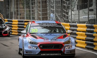 Το Hyundai i30 N TCR κατέκτησε διπλό τίτλο στο FIA WTCR • Οι οδηγοί του Hyundai i30 N TCR της MRacing-YMR κατέκτησαν τον τίτλο των ομάδων και των οδηγών στο FIA World Touring Car (WTCR) στο φινάλε της σεζόν *, τον αγώνα του Μακάο • Το βάθρο του Yvan Muller και η τέταρτη θέση του Gabriele Tarquini στο Race 1 οδήγησαν τη μάχη του τίτλου των οδηγών σε έναν αμφίδρομο ανταγωνισμό την τελευταία μέρα της σεζόν • Ένα δραματικό ζευγάρι αγώνων είχε ως αποτέλεσμα ο Gabriele Tarquini να κερδίσει τον τίτλο των οδηγών και το στέμμα των ομάδων η MRacing-YMR. Οι οδηγοί του Hyundai i30 N TCR της MRacing-YMR και ο Gabriele Tarquini της BRC Racing Team, κατέκτησαν τους τίτλους των ομάδων και των οδηγών αντίστοιχα του FIA World Touring Car του 2018 στην πίστα Guia στο Μακάο. Στο Race 1 ο Tarquini έκανε μια εξαιρετική εκκίνηση στην ομάδα του BRC Racing Team i30 N TCR φθάνοντας στην τέταρτη θέση. Ο Ιταλός στη συνέχεια κράτησε τη θέση του επιβιώνοντας μετά από δύο επανεκκινήσεις μετά από εισόδους του αυτοκινήτου ασφαλείας. Αντίστοιχα ο οδηγός της MRacing Yvan Muller κατέκτησε την 2η θέση, έχοντας πάρει πρόωρα το προβάδισμα και καταφέρνοντας να περιορίσει ελαφρώς τη διαφορά του με τον αντίπαλό του. Εντούτοις, σημαντικό είναι ότι το αποτέλεσμα βοήθησε να περιοριστούν οι υποψήφιοι του πρωταθλήματος από επτά σε μόνον εκείνον και τον Tarquini πριν από τους αγώνες της Κυριακής. To Race 2 αποδείχθηκε δραματικό από την αρχή. O Tarquini ενεπλάκη σε ατύχημα που είχε ως αποτέλεσμα μια σοβαρή ζημιά στο # 30 i30 N TCR. Κατάφερε να φέρει το αυτοκίνητο πίσω στα pits, επιτρέποντας στην ομάδα να προετοιμαστεί για το Race 3. Εν τω μεταξύ, ο Muller, μετακινήθηκε στην τρίτη θέση με αποτέλεσμα να πάρει ένα δεύτερο βάθρο το Σαββατοκύριακο και να κλείσει τη διαφορά του με τον Tarquini σε μόλις 18 πόντους λίγο πριν το φινάλε. Ο Tarquini ξεκίνησε πολύ καλά στο Race 3 ανεβαίνοντας στη δεκάδα, ενώ ο Muller έφθασε στην πέμπτη θέση, έναν βαθμό πίσω από τον Norbert Michelisz της BRC Racing Team. Ακόμη και μετά την άνοδό του στην τέταρτη θέση - με τον Michelisz μπροστά του - οι 16 πόντοι που κέρδισε δεν ήταν αρκετοί για να υπερκαλύψουν το πλεονέκτημα του Tarquini καθώς ολοκλήρωσε τον αγώνα στη δέκατη θέση πριν φτάσει στο βάθρο ως πρωταθλητής των οδηγών. Ο κ. E. S. Chung, Executive Vice Chairman του Hyundai Motor Group δήλωσε: "Είμαστε εξαιρετικά υπερήφανοι που βλέπουμε ένα Hyundai να κατακτά τον τίτλο του FIA World Touring Car Cup. Συγχαρητήρια στην ομάδα MRacing-YMR και στον Gabriele Tarquini για την εξαιρετική δουλειά αυτής της σεζόν. Είναι τιμή να έχουμε δει το Hyundai i30 N TCR να αποδίδει τόσο δυνατά απέναντι σε εντυπωσιακούς ανταγωνιστές στο WTCR και σε όλο τον κόσμο. Αποδεικνύει τη σκληρή δουλειά και την αφοσίωση όλων στη Hyundai Motorsport. Το Customer Racing διαδραματίζει σημαντικό ρόλο στην παγκόσμια στρατηγική της μάρκας μας και είναι εξαιρετικό που μπορούμε να γιορτάσουμε ένα τέτοιο επίτευγμα στο WTCR, ελπίζοντας σε μεγαλύτερες επιτυχίες στο μέλλον ». Ο κ. Andrea Adamo, Dep. General Manager της Racing Customer της Hyundai Motorsport δήλωσε: "Αυτό είναι ένα τεράστιο επίτευγμα για το Hyundai i30 N TCR και φυσικά για τους Gabriele Tarquini και την MRacing. Θέλω να τους συγχαρώ για τις υπέροχες στιγμές. Το πρωτάθλημα FIA World Touring Car ήταν εξαιρετικά ανταγωνιστικό, τόσο για τους οδηγούς όσο και για τις ομάδες, Το ότι οι πελάτες μας τερμάτισαν πρώτος και δεύτερος στις δύο κατηγορίες είναι η τέλεια απόδειξη των επιδόσεων του αυτοκινήτου. Για το i30 N TCR να τερματίσει στην πρώτη του αγωνιστική περίοδο με τους δύο πιο διακεκριμένους τίτλους του πρωταθλήματος TCR, είναι η τέλεια ανταμοιβή για όλους όσους εργάστηκαν για αυτό ". Ο Gabriele Tarquini δήλωσε: "Είναι προφανώς εξαιρετικό συναίσθημα να κερδίζεις τον τίτλο. Ήταν ένα έτος σκληρής δουλειάς, όχι μόνο για μένα, αλλά και για όλη την BRC Racing Team και την Hyundai Motorsport Customer Racing. Ο ανταγωνισμός στο FIA WTCR φέτος ήταν φανταστικός – έως τον τελικό αγώνα. Υπήρξαν τόσες πολλές καλές στιγμές και το Hyundai i30 N TCR αποδείχθηκε το κορυφαίο αυτοκίνητο που κέρδισε τη σεζόν. Όλοι οι οδηγοί της Hyundai στην πραγματικότητα, ήταν γρήγοροι και συνεπείς όλη τη σεζόν και οι δύο τίτλοι της Hyundai αποδεικνύουν αυτό το δεδομένο».