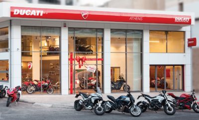 Εορταστικό Bazaar της Ducati για είδη ένδυσης - εξοπλισμού αναβάτη • Εορταστικό Bazaar από το Ducati Athens, στις εγκαταστάσεις του στο Νέο Κόσμο • Είδη ένδυσης και εξοπλισμού αναβάτη, με την εγγύηση της Ducati • Έκπτωση που φτάνει έως και 80% για είδη περασμένων ετών ενώ ειδικά για την ημέρα του Bazaar, όλη η συλλογή του 2019 προσφέρεται με έκπτωση 15% • Ιδανική ευκαιρία για επιλογή δώρων εν όψει εορτών • Αποκλειστικά το Σάββατο 8 Δεκεμβρίου, ώρες λειτουργίας 10.00-18.00 Το Ducati Athens διοργανώνει εορταστικό Bazaar σε είδη ένδυσης - εξοπλισμού αναβάτη, με την εγγύηση γνησιότητας Ducati, το Σάββατο 8 Δεκεμβρίου. Το Bazaar, που αποτελεί και ιδανική ευκαιρία επιλογής δώρων εν όψει εορτών, θα πραγματοποιηθεί στις εγκαταστάσεις του Ducati Athens, στο Νέο Κόσμο. Μεγάλη γκάμα από γνήσια είδη ένδυσης - εξοπλισμού αναβάτη, είδη ένδυσης casual (ανδρικά, γυναικεία, παιδικά) καθώς και αξεσουάρ (καπέλα, γυαλιά, ρολόγια, κούπες) και πολλά άλλα, θα είναι διαθέσιμα με έκπτωση που φτάνει έως και 80%. Διαθέσιμη θα είναι και ολόκληρη η collection του 2019, που ειδικά για την ημέρα του Bazaar θα προσφέρεται με έκπτωση 15%. Για περισσότερες πληροφορίες, οι ενδιαφερόμενοι μπορούν να επικοινωνήσουν με το Ducati Athens στο 210 9981199 ή στο customercare@kosmocar.gr . Το Ducati Athens βρίσκεται στην Καλλιρόης 9, στο Νέο Κόσμο. Ώρες λειτουργίας του Bazaar, 10.00-18.00.