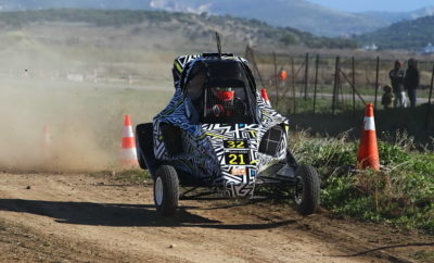 Εντυπωσιακή εμφάνιση για την Planet Kart Cross Greece στο EKO Racing Dirt Games Grand Final Αθήνα, Κυριακή 9 Δεκεμβρίου 2018 - Με τον καλύτερο τρόπο ολοκληρώθηκε η αγωνιστική χρονιά για την Planet Kart Cross Greece, καθώς οι Στέφανος Καμιτσάκης και Παναγιώτης Καϊτατζής κατέκτησαν την 1η και 2η θέση στις χωμάτινες φόρμουλες, στην κλάση των 600 κ.εκ., ενώ το πρωί παρουσιάστηκε το νέο όχημα της ομάδας, Kamikaz 3! Το Αυτοκινητοδρόμιο Μεγάρων φιλοξένησε τον τελευταίο γύρο του EKO Racing Dirt Games 2018, στις 8-9 Δεκεμβρίου. Ο αγώνας που διοργανώθηκε από το Αθλητικό Σωματείο "Start Line" είχε γιορτινό χαρακτήρα και προσέλκυσε συνολικά 54 συμμετέχοντες, οι οποίοι αγωνίστηκαν σε ειδικά διαμορφωμένη μικτή διαδρομή μήκους 2,1 χιλιομέτρων. Από αυτούς, οι 35 οδηγοί έλαβαν μέρος στην κατηγορία με τις χωμάτινες φόρμουλες, που φέτος παρουσίασε έντονο συναγωνισμό και πολύ θέαμα. Παρουσίαση Kamikaz 3 Γιορτινό ήταν το κλίμα και στις τάξεις της Planet Kart Cross Greece, ενόψει της τελευταίας συνάντησης για το 2018. Λίγη ώρα πριν ξεκινήσει το καθαρά αγωνιστικό κομμάτι, το πρωί της Κυριακής 9 Δεκεμβρίου, παρουσιάστηκε στον χώρο σέρβις της ομάδας το νέο Kamikaz 3, με το οποίο θα αγωνιστεί η ομάδα την επόμενη χρονιά. Η τεχνολογικά αναβαθμισμένη χωμάτινη φόρμουλα που έχει την έγκριση προδιαγραφών της Διεθνούς Ομοσπονδίας Αυτοκινήτου (FIA) προσέλκυσε τα βλέμματα και αναμένεται να βρεθεί μεταξύ των πρωταγωνιστών, κατά τη διάρκεια της επόμενης αγωνιστικής σεζόν. Η εξέλιξη του αγώνα Εκτός από την παρουσίαση του Kamikaz 3 όμως, το ενδιαφέρον ήταν μεγάλο και σε καθαρά αγωνιστικό επίπεδο. Την Planet Kart Cross Greece εκπροσώπησαν 4 αθλητές (Σπύρος Ράπτης, Στέφανος Καμιτσάκης, Άρης Ιαβέρης, Παναγιώτης Καϊτατζής) οι οποίοι μοιράστηκαν δύο Kamikaz 2 στην, ιδιαίτερα ανταγωνιστική, κλάση των 600 κ.εκ. Υπενθυμίζεται, ότι κάθε οδηγός είχε δικαίωμα για 4 χρονομετρημένες προσπάθειες, εκ των οποίων στο τελικό αποτέλεσμα προσμέτρησαν οι 3 καλύτεροι χρόνοι. Μετά από εξαιρετικό αγώνα, κατά τον οποίο συνδύασε ταχύτητα και σταθερότητα, ο Στέφανος Καμιτσάκης αποδείχθηκε ταχύτερος όλων, πετυχαίνοντας την πρώτη του νίκη στα Dirt Games, την οποία μάλιστα συνδύασε με τον 2ο καλύτερο συνολικό χρόνο του αγώνα! Από κοντά, όντας ταυτόχρονα ο κύριος αντίπαλος του νικητή από την αρχή ως το τέλος, ακολούθησε ο Παναγιώτης Καϊτατζής, ο οποίος τερμάτισε στη 2η θέση με διαφορά 1,32 δευτερολέπτων, διαμορφώνοντας με αυτή τη θέση, το καλύτερο φετινό αποτέλεσμα της ομάδας. Όσον αφορά στην έτερη χωμάτινη φόρμουλα της ομάδας, ο Άρης Ιαβέρης αντιμετώπισε πρόβλημα με ένα ημιαξόνιο και δυσκολεύτηκε να βρει το ιδανικό στήσιμο του μονοθεσίου του όμως, παρόλο που ολοκλήρωσε μόλις 3 προσπάθειες, τερμάτισε στην 7η θέση. Από τη μεριά του, ο Σπύρος Ράπτης επέδειξε σταθερότητα και με την επίδοσή του, που τον έφερε στη 10η θέση, ολοκλήρωσε μια πολύ επιτυχημένη εμφάνιση για την ομάδα. Ενδεικτικό της ανταγωνιστικότητας της ομάδας, είναι το γεγονός ότι εκτός από το 1-2, και οι 4 οδηγοί της Planet Kart Cross Greece τερμάτισαν στην πρώτη δεκάδα, ανάμεσα σε 22 συμμετοχές. Η Planet Kart Cross Greece ευχαριστεί θερμά τους Χορηγούς της (InterMed, RiSE Motors, Platon World School, Cosmote TV, Raptis Real Estate, Ιaveris Rally Academy, Racing Star), δίχως την πολύτιμη συμβολή των οποίων, η συμμετοχή στο Dirt Games 2018 θα ήταν σαφώς πιο δύσκολη. ΔΗΛΩΣΕΙΣ ΟΔΗΓΩΝ Στέφανος Καμιτσάκης (Νικητής): "Ένας όμορφος αγώνας τελείωσε. Το Kamikaz 2 είχε παντού καλό κράτημα, ήταν προβλέψιμο και αυτό με βοήθησε ώστε να πετύχω καλές επιδόσεις. Όλη η ομάδα έκανε το καλύτερο δυνατό, κατάφερα να κερδίσω μετά από ωραία κόντρα με τον teammate μου, Τάκη Καϊτατζή. Είμαι πολύ ευχαριστημένος με το τελικό αποτέλεσμα. Ευελπιστούμε τη νέα χρονιά να είμαστε ξανά παρόντες στο θεσμό." Παναγιώτης Καϊτατζής (2η θέση): "Ήταν ένας ωραίος αγώνας, πήγαμε πολύ καλά τη χθεσινή προπόνηση, όπου δείξαμε ότι μπορούμε να είμαστε πρωταγωνιστές. Σήμερα επιβεβαιώθηκε ότι όντως όλη η ομάδα πήγαινε πολύ γρήγορα. Καταφέραμε να κάνουμε το 1-2, με τον Στέφανο να κερδίζει και εμένα να τερματίζω δεύτερος. Αυτό έγινε γιατί ο Στέφανος ήταν πιο σταθερός ενώ εγώ έκανα κάποια λάθη. Από εκεί πέρα όμως, επιβεβαιώσαμε ότι όντως μπορούμε να βρισκόμαστε στις πρώτες θέσεις. Το Kamikaz 2 είναι πάρα πολύ καλό, απλώς εμείς δεν είμαστε ακόμη σε θέση να πάμε στο 100%, αλλά βελτιωνόμαστε σε κάθε αγώνα." Άρης Ιαβέρης (7η θέση): "Ο αγώνας ήταν πολύ ωραίος και το μικτό οδόστρωμα (άσφαλτος-χώμα) είναι μια ενδιαφέρουσα περίπτωση. Στο τέλος μας μένει γλυκιά γεύση, καθώς σε μια χρονιά εξέλιξης καταφέραμε να τερματίσουμε αρκετές φορές στο βάθρο ενός ανταγωνιστικού θεσμού. Ευελπιστούμε του χρόνου, με το νέο απόκτημα της ομάδας, Kamikaz 3, να είμαστε ακόμη πιο ανταγωνιστικοί, να πάρουμε νίκες και να παλέψουμε για την κατάκτηση του τίτλου. Ευχαριστούμε τους Βαγγέλη και Σπύρο Ράπτη για την παραχώρηση του αυτοκινήτου και φυσικά όλους μας τους χορηγούς. Συγχαρητήρια σε όλους τους εμπλεκόμενους (οργανωτές, οδηγούς, μηχανικούς) και εύχομαι καλή συνέχεια του χρόνου." Σπύρος Ράπτης (10η θέση): "Τελείωσε και ο 5ος γύρος του θεσμού. Είχαμε δύο επιτυχίες με τον Στέφανο και τον Τάκη, ακολούθησε και ο Άρης ο οποίος είχε κάποιες ατυχίες. Σε γενικές γραμμές είμαστε πάρα πολύ ικανοποιημένοι. Η προσπάθεια ήταν συλλογική από όλα τα παιδιά και τους συμμετέχοντες. Για το 2019 ευελπιστούμε σε μια ακόμη καλύτερη σεζόν με τη συμβολή όλων των παραγόντων που εμπλέκονται με το θεσμό. Ως προς την ομάδα μας, ελπίζουμε να πάμε πολύ καλύτερα, καθώς θα έχουμε "βρει" τα καινούργια μας αυτοκίνητα (Kamikaz 3)." PHOTO CREDITS: EKO RACING DiRT GAMES