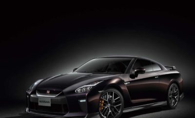 Η Nissan θα κατασκευάσει μια ειδική έκδοση του GT-R, για να τιμήσει την συνεργασία της με τη Naomi Osaka. Το περιορισμένης έκδοσης μοντέλο, θα είναι διαθέσιμο σε τρία χρώματα. Η Nissan θα ανοίξει το “βιβλίο” παραγγελιών για μια ειδική έκδοση του Nissan GT-R, με σκοπό να τιμήσει την συνεργασία της με την πρωταθλήτρια του τένις στο Grand Slam, Naomi Osaka. Για την περίσταση, η Nissan σχεδιάζει να κατασκευάσει έως και 50 αυτοκίνητα, με εξατομικευμένες προδιαγραφές που βασίζονται στην έκδοση Premium του Nissan GT-R. To μοντέλο θα προσφέρεται με τρεις επιλογές χρώματος : Midnight Opal, Brilliant White Pearl και Meteor Flake Black Pearl. Η Osaka, η οποία “χρίστηκε” πρέσβειρα της Nissan, λίγες μέρες αφότου κατέκτησε το πρώτο της πρωτάθλημα στο Grand Slam, συνέδραμε στην επιλογή των σχεδίων για τα χρώματα της ειδικής έκδοσης του GT-R. Για το αναμνηστικό μοντέλο, έχουν αναπτυχθεί τρία νέα σχέδια χρωμάτων και μπορούν να συνδυαστούν με οποιοδήποτε από τα χρώματα του αμαξώματος. Το αυτοκίνητο έρχεται με στοπ φώτα LED υψηλής στάθμης, στην πίσω ανθρακονημάτινη αεροτομή, καθώς και με μια χρυσή “ταυτότητα” πλαισίου στον κινητήρα. Οι τιμές για το συγκεκριμένο supercar, που θα πωληθεί αποκλειστικά στην Ιαπωνία, θα ανακοινωθούν τον επόμενο μήνα.