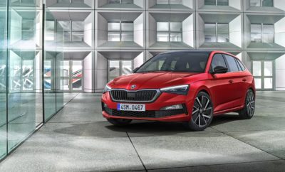 Νέο SKODA SCALA: ξεχωριστή ποιότητα και μοντέρνο design • Το πρώτο SKODA που βασίζεται στην πλατφόρμα MQB A0 του Volkswagen Group • Με ανώτερου επιπέδου υλικά και διάχυτη αίσθηση αναβαθμισμένης ποιότητας • Το επόμενο μεγάλο βήμα στην εξέλιξη της νέας σχεδιαστικής ταυτότητας της SKODA • Με νέο σύστημα πολυμέσων και καινοτόμες online υπηρεσίες SKODA Connect • Το SKODA SCALA προσφέρει άφθονους χώρους και ευελιξία με κόμπακτ διαστάσεις αμαξώματος • Σε πέντε αποδοτικές και ισχυρές turbo εκδόσεις με κινητήρες TSI, TDI και φυσικού αερίου CNG • Σημείο αναφοράς στην κατηγορία χάρη στα υψηλά επίπεδα ασφάλειας και τα προηγμένα συστήματα υποβοήθησης Το νέο SKODA SCALA αποκαλύπτεται σε όλη του τη μεγαλοπρέπεια, με επαναστατική σχεδίαση, καινούργιες τεχνολογίες και απτή, διάχυτη ποιότητα απ’ άκρο σε άκρο. Με ένα πολλά υποσχόμενο και πλήρες σημειολογίας όνομα, που προέρχεται από τη λατινική λέξη "scala", η οποία στο πέρασμα του χρόνου υιοθετήθηκε και στη σύγχρονη ελληνική γλώσσα, αντικαθιστώντας τη “δική μας”, ‘’κλίμακα’’. Ένα όνομα σκόπιμα επιλεγμένο για να δώσει έμφαση σε αυτό που αντιπροσωπεύει το μοντέλο για τη SKODA: μία άνοδο της μάρκας σε ακόμα υψηλότερα επίπεδα ποιότητας, σχεδίασης και τεχνολογίας. To ολοκαίνουργιο SCALA, η διάθεση του οποίου στην Ευρωπαϊκή αγορά θα ξεκινήσει στο πρώτο εξάμηνο του 2019, επαναπροσδιορίζει πλήρως την θέση της μάρκας στην κατηγορία των μικρομεσαίων μοντέλων. Το νέο hatchback μεταφέρει για πρώτη φορά σε μοντέλο παραγωγής τη σχεδιαστική ταυτότητα του πρωτότυπου VISION RS, με το υψηλό επίπεδο λειτουργικότητας καθώς και την υπερσύγχρονη συνδεσιμότητα. Το SCALA θα διατίθεται σε μία ευρεία γκάμα πέντε κινητήρων με ισχύ από 90 PS έως και 150 PS. Επιπλέον, θα προσφέρει εξαιρετικά υψηλά επίπεδα ενεργητικής και παθητικής ασφάλειας, full-LED προβολείς και πίσω φωτιστικά σώματα, άφθονους χώρους για επιβάτες και αποσκευές, καθώς και πολλές πρακτικές Simply Clever ευκολίες. Μα πάνω απ’ όλα, το SCALA δίνει μία εμφατική εικόνα των δυνατοτήτων της SKODA προς ένα ανώτερο επίπεδο ποιότητας και συναισθηματικής σύνδεσης με τους καταναλωτές, ιδίως αυτούς που δεν ήταν κοντά στη μάρκα και που μόλις τώρα βάζουν τη SKODA στο ραντάρ τους. Με το λανσάρισμα του SCALA, η SKODA κάνει πολλά και σημαντικά βήματα ανόδου και επανατοποθέτησης στη μικρομεσαία κατηγορία. Χάρη στην εξαιρετική συνδεσιμότητά του, την αψεγάδιαστη ποιότητα κατασκευής και υλικών, καθώς και την πληρότητα σε εξοπλισμό, το νέο SCALA αποτυπώνει με τον καλύτερο τρόπο την έξυπνη λογική της μάρκας που προσφέρει πολλά περισσότερα από το αναμενόμενο. Το SCALA απευθύνεται και στις νεανικές ομάδες που χρησιμοποιούν καθημερινά στη ζωή τους το διαδίκτυο, που τους αρέσει το ξεχωριστό στυλ, που αναζητούν ευρυχωρία και την καλύτερη σχέση αξίας/ τιμής για την αγορά τους. Τα βασικά χαρακτηριστικά του νέου SKODA SCALA Εξωτερική σχεδίαση: Είναι το πρώτο SKODA που υποδέχεται τη νέα σχεδιαστική ταυτότητα με μία συναρπαστική και αυθεντική προσέγγιση. Είναι το πρώτο αυτοκίνητο παραγωγής της SKODA στην Ευρώπη που φέρει το πλήρες λογότυπο "SKODA" κατά μήκος της πόρτας του πορτμπαγκάζ δημιουργώντας την αίσθηση της ισχυρής αυτοπεποίθησης. Οι ζάντες αλουμινίου μεγέθους έως και 18 ιντσών δημιουργούν δυναμικούς τόνους, ενώ το μεγάλου μεγέθους γυάλινο πίσω παράθυρο που είναι διαθέσιμο στο πακέτο Emotion προσδίδει στο SKODA SCALA ένα μοναδικό στυλ. Σχεδίαση εσωτερικού: Το νέο εσωτερικό έχει ως πρότυπο εκείνο του VISION RS. Συνδυάζει την εργονομία και το συναίσθημα με τους δεδομένους κορυφαίους χώρους επιβατών και αποσκευών ενός SKODA. Ο πίνακας οργάνων και η κεντρική οθόνη αφής βρίσκονται ψηλά στο ταμπλό που καλύπτεται από υψηλής ποιότητας μαλακό αφρώδες υλικό. . Μια ευχάριστη ατμόσφαιρα δημιουργείται από τον εσωτερικό φωτισμό, τις ζεστές αποχρώσεις και τις αντιπαραβαλλόμενες έγχρωμες ραφές στα καλύμματα των καθισμάτων, τα οποία προαιρετικά είναι διαθέσιμα με ειδικά επεξεργασμένη επένδυση. Προαιρετικά το θερμαινόμενο παρμπρίζ και το θερμαινόμενο τιμόνι παρέχουν επιπλέον άνεση. Κινητήρες και πλαίσιο: Τρεις TSI κινητήρες των 1,0, και 1,5 λίτρων και ένας TDI 1,6 λίτρων προσφέρουν ισχύ από 95 έως 150 PS. Ο 1.0 G-TEC αποδίδει 90 PS, καταναλώνει φυσικό αέριο (CNG), είναι απόλυτα φιλικός για το περιβάλλον και αναμένεται αργότερα, μέσα στο 2019. Και οι πέντε υπερτροφοδοτούμενοι κινητήρες πληρούν την προδιαγραφή Euro 6d-TEMP. O έλεγχος πλαισίου Sport Chassis Control είναι προαιρετικά διαθέσιμος προσφέροντας τις επιλογές ‘Normal’ ή ‘Sport’ μέσω της επιλογής οδηγικού προφίλ (Driving Mode Select). Συστήματα υποβοήθησης: Πολλά από τα συστήματα υποβοήθησης του SKODA SCALA προέρχονται από μοντέλα μεγαλύτερων κατηγοριών. Το προαιρετικό Side Assist προειδοποιεί για την ύπαρξη οχήματος στην τυφλή γωνία του εξωτερικού καθρέπτη έως 70 μέτρα πίσω – 50 μέτρα περισσότερα από το Blind Spot Detect. Το σύστημα Adaptive Cruise Control (ACC), το οποίο λειτουργεί σε ταχύτητες έως 210 χλμ./ώρα, όπως και το Park Assist ανήκουν επίσης στον – προαιρετικό - εξοπλισμό. Τα συστήματα διατήρησης λωρίδας κυκλοφορίας (Lane Assist) και αυτόνομης πέδησης (Front Assist με City Emergency Brake) είναι στάνταρ από το βασικό εξοπλισμό. Τεχνολογία και ασφάλεια: Το SCALA εφοδιάζεται με LED προβολείς και πίσω φωτιστικά σώματα. Προαιρετικά με full-LED και για πρώτη φορά σε SKODA πίσω φλας με δυναμική προοδευτική λειτουργία. Διαθέτει έως εννέα αερόσακους, συμπεριλαμβανομένου ενός αερόσακου γονάτων οδηγού και για πρώτη φορά στην κατηγορία με προαιρετικούς πίσω πλευρικούς αερόσακους. Σε περίπτωση επικείμενης σύγκρουσης, το προαιρετικό σύστημα πρόληψης προστασίας επιβατών (Crew Protect Assist) κλείνει αυτόματα τα παράθυρα και προεντείνει τις εμπρός ζώνες ασφαλείας. Πολυμέσα: Το προαιρετικό Virtual Cockpit διαθέτει οθόνη 10,25 ιντσών – τη μεγαλύτερη στην κατηγορία. Τα συστήματα infotainment από την 3η γενιά του MIB modular infotainment matrix έρχονται με διαγώνιο οθόνης από 6,5 ίντσες έως 9,2 ίντσες. Η οθόνη αφής είναι τοποθετημένη ψηλά στο ταμπλό με καθαρό οπτικό πεδίο για τον οδηγό και συνοδηγό και ευκολία χρήσης. Το προαιρετικό ηχοσύνολο SKODA Sound System διαθέτει ένα subwoofer και δέκα ηχεία. Χρησιμοποιώντας πολλές νέες ηλεκτρονικές υπηρεσίες SKODA Connect, το αυτοκίνητο μπορεί να κλειδωθεί και να ξεκλειδωθεί μέσω κινητού τηλεφώνου και το λογισμικό ή οι χάρτες του συστήματος ψυχαγωγίας να ενημερωθούν αυτόματα. Το SCALA είναι πάντα συνδεδεμένο χάρη σε μια ενσωματωμένη eSIM με σύνδεση LTE. Simply Clever: Το SKODA SCALA διαθέτει πολλά απλά και έξυπνα χαρακτηριστικά, συμπεριλαμβανομένης - για πρώτη φορά στην κατηγορία – της ηλεκτρικά ανοιγόμενης πόρτας του πορτμπαγκάζ. Η λειτουργία Tip-To-Close και ο ηλεκτρικά αναδιπλούμενος κοτσαδόρος μπορούν ηλεκτρονικά να ξεκλειδώσουν μέσω ενός διακόπτη στο πορτμπαγκάζ. Design και Ποιότητα, κάνουν πολλά βήματα ανόδου Το νέο SCALA είναι το πρώτο μοντέλο παραγωγής που αντικατοπτρίζει την επόμενη φάση της σχεδιαστικής ταυτότητας της SKODA, η οποία θα υιοθετηθεί και στα μοντέλα που θα ακολουθήσουν. Παράλληλα, ήδη από τις πρώτες γραμμές των σχεδιαστών ή τους υπολογισμούς των μηχανικών, η έννοια της ποιότητας ήταν πρωταρχικός στόχος. Οι σχεδιαστές, με τα δυναμικά χαρακτηριστικά και τις επιμέρους λεπτομέρειες, πέτυχαν να τονίσουν την ξεχωριστή οπτικά ταυτότητα του SCALA. Σε συνεργασία με τους μηχανικούς, με το SCALA πέτυχαν να αναβαθμίσουν κατά πολλά σκαλιά την έννοια της ποιότητας στη SKODA. Πολύ περήφανα, το SCALA είναι το πρώτο αυτοκίνητο παραγωγής της SKODA στην Ευρώπη που φέρει το πλήρες λογότυπο “SKODA” στην πίσω πόρτα αντί του γνωστού σήματος της μάρκας. Ο Επικεφαλής Σχεδίασης της SKODA, Oliver Stefani, δήλωσε: "Το SCALA είναι ένα σημαντικό βήμα στην περαιτέρω ανάπτυξη της σχεδιαστικής ταυτότητας της SKODA. Όχι μόνο είναι ένα αυτοκίνητο που είναι πρακτικό και προσιτό για όλους – όπως ισχύει για όλα τα αυτοκίνητά μας – αλλά καταφέρνει να δείχνει πολύ ποιοτικό, ισχυρό, σπορ και συναρπαστικό". Με απόλυτα ισορροπημένες αναλογίες, καθαρές επιφάνειες, ρέουσες γραμμές και προηγμένη αεροδυναμική, το νέο SKODA SCALA συνδυάζει το μοντέρνο με το σπορ στοιχείο. Το εμπρός μέρος είναι εντυπωσιακό με μια κάθετη μάσκα και πιο χαμηλά με μια μεγάλη εισαγωγή αέρα και πλευρικά Air Curtains. H κομψή σιλουέτα δίνει την εντύπωση ενός μακρύτερου αυτοκινήτου όταν το σπόιλερ οροφής και ο σπορ διαχύτης διαμορφώνουν τη δυναμική πίσω όψη. Το μεγαλύτερο του συνηθισμένου πίσω παράθυρο φέρει την ονομασία “SKODA» Προαιρετικά υπάρχει η επιλογή το κρύσταλλο της πόρτας του πορτμπαγκάζ να είναι αρκετά μεγαλύτερο από το συνηθισμένο και σε αυτή την περίπτωση το πλήρες λογότυπο "SKODA" εμφανίζεται πάνω στο ίδιο το παράθυρο. Εκτός από το παράθυρο αυτό, το πακέτο Emotion διαθέτει μεγάλη πανοραμική γυάλινη οροφή που περιλαμβάνει ηλεκτρικά αναδιπλούμενο κάλυμμα καθώς και full-LED προβολείς και πίσω φωτιστικά σώματα. Η τεχνολογία LED εξασφαλίζει ιδιαίτερα οπτικά χαρακτηριστικά Οι πρωτοποριακοί προβολείς LED και τα πίσω φώτα διαμορφώνουν το στίγμα του SKODA SCALA στο σκοτάδι, ενώ τονίζονται από την προβολή SKODA Crystal Lighting. Οι προβολείς είναι στενοί και δυναμικοί ενώ τα πίσω σώματα και το φως ομίχλης σχηματίζουν το τυπικό «C». Το SCALA είναι το πρώτο SKODA που προαιρετικά προσφέρει δυναμικά πίσω φλας με προοδευτική λειτουργία και ανεξάρτητα στοιχεία LED. Τα δυναμικά φλας γίνονται αντιληπτά πιο εύκολα από τους οδηγούς, ειδικά στις κακές καιρικές συνθήκες, με σημαντική συμβολή στη βελτίωση της οδικής κυκλοφορίας. Αεροδυναμικά βελτιστοποιημένοι τροχοί έως 18 ίντσες Η γκάμα τροχών για το ŠΚΟDΑ SCALA ξεκινά από τις χαλύβδινες ζάντες διαμέτρου 15 και 16 ιντσών. Επιπλέον, υπάρχουν πολλές επιλογές στις ζάντες ελαφρού κράματος από 16 έως 18 ίντσες. Οι 16 ιντσών ζάντες Hoedus, 17 ιντσών Propus και 18 ιντσών Vega Aero είναι εντελώς νέας σχεδίασης. Και οι τρεις προσφέρονται σε γυαλιστερό μαύρο χρώμα και έχουν σχεδιαστεί για βέλτιστη αεροδυναμική. Φιλόξενο, ποιοτικό, ευρύχωρο εσωτερικό Η νέα φιλοσοφία για το εσωτερικό του SKODA SCALA συνδυάζει την εργονομία και το συναίσθημα με τους δεδομένους για SKODA χώρους και ένα πορτμπαγκάζ 467 λίτρων - σημείο αναφοράς για την κατηγορία. Επιπλέον, το SCALA είναι το πρώτο SKODA που διαθέτει την πιο πρόσφατη γενιά συστημάτων πολυμέσων με μία «ελεύθερη» οθόνη διαγωνίου έως και 9,2 ίντσες τοποθετημένη ψηλά στο ταμπλό και στο άμεσο οπτικό πεδίο του οδηγού. Ο προαιρετικός πλήρως ψηφιακός πίνακας οργάνων Virtual Cockpit διαθέτει τη μεγαλύτερη οθόνη στην κατηγορία. Επιπρόσθετα υπάρχουν νέες διακοσμητικές επενδύσεις και εξαιρετικής ποιότητας υλικά όπως οι μαλακές πλαστικές επιφάνειες με υπέροχη υφή. Ασυναγώνιστα μεγάλοι χώροι χάρη σε ένα μεγάλο μεταξόνιο Με το χαρακτηριστικό στυλ της μάρκας, το SKODA SCALA προσφέρει ένα πολύ ευρύχωρο εσωτερικό, το οποίο προσεγγίζει τα δεδομένα της SKODA OCTAVIA. Αυτό οφείλεται χάρη στο μακρύ μεταξόνιο των 2.649 χιλιοστών με αέρα 73 χλστ. για τα γόνατα των πίσω επιβατών. Ο διαθέσιμος χώρος για τους αγκώνες είναι στα 1.425 χλστ., ενώ με 982 χλστ. προσφέρει τον περισσότερο «αέρα» πάνω από τα κεφάλια τους για την κατηγορία. Το πορτμπαγκάζ του SKODA SCALA έχει χωρητικότητα 467 λίτρων και είναι πραγματικά ασύγκριτο στην κατηγορία του με την πρακτικότητα να εκτοξεύεται στα 1.410 λίτρα με τα πίσω καθίσματα αναδιπλωμένα. Η εκφραστική γλώσσα σχεδιασμού του πρωτότυπου VISION RS μεταφέρθηκε για πρώτη φορά στο εσωτερικό ενός SKODA παραγωγής - του SCALA. Χάρη στο προαιρετικό Virtual Cockpit με οθόνη 10,25 ιντσών ο οδηγός έχει στην διάθεση του ανά πάσα στιγμή μια μεγάλη ποικιλία πληροφοριών. Ταυτόχρονα η «ελεύθερη» οθόνη βρίσκεται σε τέτοιο σημείο που από την θέση οδήγησης αντιστοιχεί στο ύψος του καπό. Μια χαρακτηριστική γραμμή πλαισιώνει την ‘’ελεύθερη’’ κάθετη οθόνη που βρίσκεται τοποθετημένη ψηλά στο ταμπλό και εξασφαλίζει τη σωστή θέαση για τον οδηγό. Παράλληλα ακολουθεί το σχήμα του καπό, ενώ η εργονομική “πατούρα” διευκολύνει τη λειτουργία αφής. Νέας υφής επιφάνειες, με ζεστές εσωτερικές αποχρώσεις και φωτισμός Το ολοκαίνουργιο ταμπλό, με τα νέα διακοσμητικά του στοιχεία και τα διακοσμητικά στα μπροστινά παράθυρα, καλύπτεται από υψηλής ποιότητας μαλακό και αφρώδες υλικό προσφέροντας μια μοναδική αίσθηση. Αυτό το μοτίβο θα διαμορφώσει το στυλ της SKODA στο άμεσο μέλλον. Ο απαλός λευκός ή κόκκινος εντυπωσιακός φωτισμός, οι ζεστές αποχρώσεις και οι αντιπαραβαλλόμενες έγχρωμες ραφές στις επενδύσεις των καθισμάτων δημιουργούν μια ευχάριστη αίσθηση ευρυχωρίας. Προαιρετικά, οι επενδύσεις των καθισμάτων είναι από το εξαιρετικό Suedia. Για ακόμη μεγαλύτερη άνεση το SKODA SCALA προαιρετικά μπορεί να εξοπλιστεί με θερμαινόμενο παρμπρίζ, θερμαινόμενο τιμόνι και θερμαινόμενα πίσω καθίσματα. To ολοκαίνουργιο SKODA SCALA αναμένεται να είναι ένα από τα αστέρια στο 89o Σαλόνι Αυτοκινήτου της Γενεύης, τον προσεχή Μάρτιο, όταν και θα παρουσιαστεί για πρώτη φορά στο ευρύ κοινό.