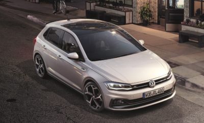 Νέο Volkswagen Polo R-Line • Νέα έκδοση R-Line για το Volkswagen Polo • Διαθέσιμη με τον 1.0 TSI 115PS κινητήρα, τόσο με manual όσο και αυτόματο κιβώτιο ταχυτήτων DSG • Σπορ design, οδηγική απόλαυση και υψηλό επίπεδο εξοπλισμού σε ένα μοναδικό πακέτο • Με προτεινόμενη τιμή λιανικής από 17.400 € Νέο Polo R-Line. Μία νέα έκδοση για το δημοφιλές μοντέλο της Volkswagen που στο πέρασμα του χρόνου έχει αναδειχθεί σε ένα παγκόσμιο best-seller, με περισσότερες από 17 εκατομμύρια πωλήσεις! Το νέο Polo, που την Άνοιξη ψηφίστηκε ως το World Urban Car 2018, πλέον με την έκδοση R-Line αποκτά και έντονο σπορ χαρακτήρα, προσφέροντας ξεχωριστό design, γνήσια οδηγική απόλαυση και υψηλό επίπεδο εξοπλισμού, σε ιδιαίτερα ελκυστική τιμή. Η έκδοση R-Line είναι διαθέσιμη με τον κινητήρα 1.0 TSI 115PS, τόσο με χειροκίνητο όσο και αυτόματο κιβώτιο ταχυτήτων DSG 7-σχέσεων και έρχεται να προστεθεί στην κορυφή της γκάμας του Polo, όσον αφορά στο επίπεδο εξοπλισμού. Εξωτερικά, ξεχωρίζει το αεροδυναμικό πακέτο R-Line (προφυλακτήρες, πλευρικά μαρσπιέ, αεροτομή οροφής) ενώ εντυπωσιάζουν οι νέας σχεδίασης σπορ ζάντες αλουμινίου 17 ιντσών "Bonneville" από τη γκάμα της Volkswagen R. Τη δυναμική εξωτερική εμφάνιση συμπληρώνουν τα πίσω φωτιστικά σώματα LED. Στο εσωτερικό, ο εξοπλισμός είναι αναβαθμισμένος σε σχέση με τις υπόλοιπες εκδόσεις, δίνοντας έμφαση στα σπορ χαρακτηριστικά. Πιο συγκεκριμένα, στο βασικό εξοπλισμό της έκδοσης R-Line περιλαμβάνονται: • Sport καθίσματα με υφασμάτινη επένδυση “Level” σε carbon look • Δερμάτινο πολύ-λειτουργικό τιμόνι, που στην περίπτωση του αυτόματου κιβωτίου ταχυτήτων DSG διαθέτει και paddles • Adaptive Cruise Control • Οθόνη πολλαπλών ενδείξεων Plus • Διακοσμητικές επενδύσεις “Deep Iron”στο ταμπλό, στο πλαίσιο της κεντρικής κονσόλας και στα πάνελ των εμπρός θυρών • Μαύρη απόχρωση ουρανού • Κρυφός εσωτερικός φωτισμός Ambient • Air Care Climatronic 2 ζωνών Αν το ζητούμενο είναι η ακόμα πιο έντονη διαφοροποίηση, υπάρχει διαθέσιμο και εσωτερικό πακέτο εξοπλισμού R-Line που προσθέτει επιπλέον σπορ πινελιές στο εσωτερικό. Όμως, επειδή ιδιαίτερη αξία έχουν και όσα δεν φαίνονται στον απλό παρατηρητή αλλά συμβάλλουν στην απόλαυση του οδηγού, το Polo R-Line έχει δεχθεί και σημαντικές μηχανολογικές διαφοροποιήσεις, που ενισχύουν τη σπορ αίσθηση που προσφέρει. Συγκεκριμένα, το Polo R-Line διαθέτει: • Σπορ ανάρτηση με χαμηλωμένο πλαίσιο (-15mm) • Ηλεκτρονικά ελεγχόμενο μπλοκέ διαφορικό • Σύστημα επιλογής οδηγικού προφίλ Driving Profile Selection με 4 επιλογές Όχι μόνο από άποψη εξοπλισμού αλλά και τιμολογιακά, το Polo R-Line τοποθετείται στην κορυφή της γκάμας, όσον αφορά στους κινητήρες του ενός λίτρου. Συγκεκριμένα, η έκδοση με το χειροκίνητο κιβώτιο ταχυτήτων έχει ΠΤΛ 17.400 € ενώ η έκδοση με το DSG αυτόματο κιβώτιο ταχυτήτων 7-σχέσεων έχει ΠΤΛ 19.450 €. Οι παραγγελίες του μοντέλου έχουν ήδη ξεκινήσει ενώ υπάρχουν διαθέσιμα και ετοιμοπαράδοτα αυτοκίνητα.