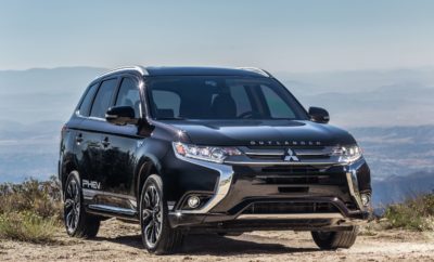 Το Mitsubishi Outlander PHEV αναδείχτηκε «Πράσινο SUV της χρονιάς» στο θεσμό των βραβείων Green Car Journal για το 2019 Το Mitsubishi Outlander Plug-in Hybrid Electric Vehicle (PHEV) απέσπασε τον τίτλο ‘Green Car Journal's 2019 Green SUV of the Year™’ στην Έκθεση Αυτοκινήτου του Λος Άντζελες, AutoMobility LA. Το Outlander PHEV συγκέντρωσε την υψηλότερη βαθμολογία έχοντας απέναντί του μερικά από τα μεγαλύτερα ονόματα της παγκόσμιας αυτοκινητοβιομηχανίας και έπεισε με έναν ασυναγώνιστο συνδυασμό περιβαλλοντικών επιδόσεων και προσιτής τιμής. Το Outlander PHEV παραμένει το δημοφιλέστερο plug-in υβριδικό SUV* παγκοσμίως καθώς προσφέρει τα καλύτερα δύο κόσμων, έχοντας την απόδοση ενός ηλεκτρικού οχήματος (EV) και τις ικανότητες ενός SUV. «Το Outlander PHEV είναι ένα αυτοκίνητο κόσμημα για τη μάρκα και είμαστε περήφανοι που προσφέρουμε στους πελάτες ένα αποδοτικό και ταυτόχρονα ικανό plug-in υβριδικό CUV σε προσιτή τιμή» δήλωσε ο Fred Diaz, Πρόεδρος και CEO, MMNA. «Αυτό το περίοπτο βραβείο αποτελεί αδιάψευστη απόδειξη της ισχυρής αξίας του μοντέλου μας και ανανεώνει τη δέσμευση της Mitsubishi σε ένα ηλεκτροκίνητο μέλλον με καινοτόμα και προσιτά οχήματα.» Ο κορυφαίος – κατά γενική ομολογία - θεσμός Βραβείων Green Car Journal's Green Car Awards™ τιμά οχήματα και κατασκευαστές που σέβονται το περιβάλλον, για τα επιτεύγματά τους στον τομέα της οικολογικής αυτοκίνησης. «Οι σημερινοί αγοραστές SUV επιθυμούν όλο και περισσότερο να οδηγούν πιο αποδοτικά και με ελάχιστες περιβαλλοντικές επιπτώσεις, χωρίς να στερούνται το στυλ, τις ανέσεις και τη συνολική οδηγική εμπειρία που υπόσχεται ένα SUV» δήλωσε ο Ron Cogan, αρχισυντάκτης και εκδότης των Green Car Journal και GreenCarJournal.com. «Το Mitsubishi Outlander PHEV ικανοποιεί άριστα αυτές τις ανάγκες με ένα καινοτόμο σειριακό - παράλληλο plug-in υβριδικό σύστημα κίνησης, δυνατότητα ηλεκτροκίνησης και εξαιρετική λειτουργικότητα SUV. Κέρδισε καθαρά τη διάκριση 2019 Green SUV of the Year™.» Το Outlander PHEV προσφέρει πλήρως ηλεκτρική αυτονομία 22 μιλίων. Σε συνεργασία με έναν ηλεκτροκινητήρα 2.0L, έχει κατανάλωση EPA 74 MPG-e. Σε συνδυασμό με το σύστημα Super All-Wheel Control (S-AWC) της Mitsubishi, στάνταρ DC Fast Charging και τιμή τιμοκαταλόγου από $34,595, το Outlander PHEV αποδεικνύει ότι είναι μία συναρπαστική πρόταση στην οικογένεια των δυναμικών SUV της Mitsubishi. *Με βάση τα στοιχεία Νέων Ταξινομήσεων της IHS Markit για plug in υβριδικά και όλα τα μοντέλα SUV, από Σεπτέμβριο του 2013 έως Σεπτέμβριο του 2018 (όπου διατίθενται πραγματικά δεδομένα), που καταρτίζεται από τον κρατικό μηχανισμό και άλλες πηγές και αντιπροσωπεύει το 95% των παγκόσμιων πωλήσεων καινούργιων αυτοκινήτων σε περισσότερες από 80 χώρες.