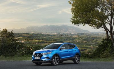 Το Nissan QASHQAI “πατάει γκάζι”, με έναν ολοκαίνουργιο 1.3 λίτρων κινητήρα βενζίνης. Το Nissan QASHQAI, τώρα διαθέσιμο με έναν ολοκαίνουργιο βενζινοκινητήρα 1,3 λίτρων, που ενισχύει περαιτέρω τις επιδόσεις του. Ο εξαιρετικής απόδοσης νέος κινητήρας, ο οποίος διατίθεται σε δύο εκδόσεις ισχύος 140PS και 160PS αντίστοιχα, προσφέρει μειωμένη κατανάλωση καυσίμου και χαμηλότερες εκπομπές CO2. Ειδικότερα, η έκδοση των 160PS διατίθεται και σε συνδυασμό με ένα νέο, επτατάχυτο κιβώτιο ταχυτήτων διπλού συμπλέκτη (DCT), όντας η πρώτη φορά που ένα τέτοιο σύστημα κάνει το ντεμπούτο του σε ένα μοντέλο Nissan. H συγκεκριμένη έκδοση, παρέχει μια πιο σπορ και πιο άμεση δυναμική εμπειρία οδήγησης, βελτιωμένη απόδοση στην εκκίνηση από στάση, καθώς και βέλτιστη γραμμική απόδοση της ισχύος. Υπάρχουν τρεις εκδόσεις του νέου κινητήρα 1.3 λίτρων : 140PS και 160PS με εξατάχυτο χειροκίνητο κιβώτιο, καθώς και 160PS με κιβώτιο DCT επτά σχέσεων. Οι τιμές της ροπής είναι 240 Nm για την πρώτη έκδοση, 260 Nm για τη δεύτερη και αντίστοιχα 270 Nm για το DCT. Όλες οι εκδόσεις είναι προσθιοκίνητες και ανταποκρίνονται στο νέο πρότυπο εκπομπών Euro 6d-Temp. "Η διάθεση του νέου αυτού κινητήρα των 1,3 λίτρων, είναι η σωστή απάντηση στις μεταβαλλόμενες συνθήκες της αγοράς, ικανοποιώντας τη αγοραστική ζήτηση για ένα εξαιρετικά αποτελεσματικό βενζινοκινητήρα που προσφέρει εξαιρετική οδηγική απόδοση και κατανάλωση καυσίμου", δήλωσε ο Jean-Philippe Roux, γενικός διευθυντής Crossover, της Nissan Europe. Οι τρεις αυτές εκδόσεις του κινητήρα 1,3 λίτρων, αντικαθιστούν άμεσα τους βενζινοκινητήρες 1,2 λίτρων με 115PS (χειροκίνητου και CVT κιβωτίου) και 1,6 με 163PS. Παράλληλα με τη μειωμένη κατανάλωση καυσίμου και τις χαμηλότερες εκπομπές CO2, ο νέος κινητήρας προσφέρει μια πιο ομαλή απόκριση σε χαμηλές στροφές, πιο έντονη επιτάχυνση και πιο γρήγορους / ασφαλέστερους χειρισμούς κατά την προσπέραση. Η βελτιωμένη απόδοση έρχεται χάρη σε μια θεμελιώδη αναδιαμόρφωση στον σχεδιασμό του κινητήρα, σε σύγκριση με τα προηγούμενα βενζινοκίνητα μηχανικά σύνολα. Έχει προστεθεί ένα φίλτρο σωματιδίων βενζίνης, ενώ στις βελτιώσεις περιλαμβάνεται το σύστημα ψεκασμού καυσίμου, ο σχεδιασμός του θαλάμου καύσης, η μειωμένη τριβή και η βελτιστοποίηση του υπερσυμπιεστή. Προσφέρει επίσης μια πιο αθόρυβη εμπειρία στους επιβαίνοντες, λόγω της υψηλότερης ροπής στρέψης σε χαμηλές στροφές. Αξιοσημείωτο είναι και το διάστημα τακτικής συντήρησης του κινητήρα, όπου η αλλαγή λιπαντικών έχει επεκταθεί από τα 20.000 χλμ στα 30.000 χλμ. Σε σύγκριση με τον απερχόμενο κινητήρα 1,2 λίτρων και 115 PS, το νέο μηχανικό σύνολο των 1,3 λίτρων και 140PS, διαθέτει επιπλέον 25PS και ροπή 50Nm. Στο QASHQAI με τις ζάντες των 17 ιντσών, οι εκπομπές CO2 είναι 121 g/km (NEDC-BT), που είναι χαμηλότερες κατά 8 g/km (NEDC). Σε ότι αφορά την σύγκριση με το απερχόμενο κινητήρα των 1.6 λίτρων και ισχύος 163PS, ο νέος κινητήρας των 1,3 λίτρων των 160PS, έχει μεν λιγότερη ισχύ κατά 3PS, αλλά διαθέτει επιπλέον ροπή 20Nm. Στο QASHQAI με τις ζάντες των 17 ιντσών, οι εκπομπές CO2 είναι 121 g /km (NEDC-BT), που είναι 13 g /km χαμηλότερα (NEDC). NEDC-BT 140PS and 160PS MT 17 ιντσών ελαστικά 18ιντσών/19ιντσών ελαστικά Κατανάλωση καυσίμου 5.3 l/100km 5.7 l/100km Εκπομπές CO2 121 g/km 130 g/km Τεχνολογία του νέου κινητήρα Κυλινδροκεφαλή • Η συμπαγής μορφή του νέου κινητήρα προσφέρει περισσότερο χώρο κάτω από το καπό, καθώς και μείωση του συνολικού βάρους του οχήματος. • Διαθέτει μια νέα κυλινδροκεφαλή τριγωνικού σχήματος. Τα μπεκ ψεκασμού είναι τοποθετημένα κεντρικά για καλύτερη καύση. • Η πολλαπλή εξαγωγής είναι εν μέρει ενσωματωμένη στην κυλινδροκεφαλή για αποτελεσματικότερη εκμετάλλευση της θερμικής ενέργειας των καυσαερίων, ιδιαίτερα στις χαμηλές στροφές του κινητήρα και στα υψηλά φορτία. • Έχει προστεθεί ένα φίλτρο σωματιδίων βενζίνης. Το εν λόγω φίλτρο καταστρέφει τα σωματίδια που εμπεριέχονται στα καυσαέρια, παγιδεύοντάς τα σε μια μικροπορώδη δομή “κηρήθρας” που “αναγεννιέται” αυτόματα σε τακτά χρονικά διαστήματα. Επίστρωση χιτωνίων κυλίνδρων Plasma • Για πρώτη φορά σε κινητήρα ευρείας παραγωγής της Nissan, εφαρμόζεται η τεχνολογία επίστρωσης κυλίνδρων Plasma. • Mια λεπτή μεμβράνη πολύ σκληρού χάλυβα ψεκάζεται στα τοιχώματα των κυλίνδρων, για να βελτιωθεί η απαγωγή θερμότητας από τους θαλάμους καύσης. • Εκτός από την σημαντική εξοικονόμηση βάρους, η τεχνική αυτή μειώνει σημαντικά τις ανεξέλεγκτες προαναφλέξεις, κάνοντας εφικτή την αύξηση του λόγου συμπίεσης για μεγαλύτερη θερμοδυναμική απόδοση. • Λόγω της επίστρωσης plasma, έχει μειωθεί κατά 1% η κατανάλωση και οι εκπομπές ρύπων. Υπερσυμπιεστής (Turbo) • Το σύστημα υπερτροφοδότησης του αέρα διαθέτει πλέον ηλεκτρικά ελεγχόμενη βαλβίδα επανακυκλοφορίας του αέρα (η λεγόμενη “e-waste gate”). Αυτή αντικαθιστά τις πνευματικές βαλβίδες των παλαιότερων κινητήρων. • Το παραπάνω έχει ως αποτέλεσμα καλύτερη απόκριση του turbo, ιδιαίτερα στις χαμηλές στροφές του κινητήρα. • Αυτή η “e-waste gate” επιτρέπει τη βέλτιστη χαρτογράφηση του κινητήρα χωρίς να επηρεάζεται η οδήγηση. Σύστημα ψεκασμού • Τα μπεκ ψεκασμού διαθέτουν έξι οπές για καλύτερη διασπορά καυσίμου. • Η τροφοδοσία τους γίνεται από σύστημα common-rail σε υψηλή πίεση 250 bar. Μια σημαντική βελτίωση συγκριτικά με τα 200 bar του κινητήρα 1,2 λίτρων. Μεταβλητός χρονισμός βαλβίδων με ζύγωθρα • Ο έλεγχος των βαλβίδων γίνεται με ζύγωθρα (κοκοράκια) και υδραυλικά ωστήρια, αντί μηχανικών. • Το κύριο πλεονέκτημα είναι η μείωση της εσωτερικής τριβής και η μεγαλύτερη ανθεκτικότητα. • Ο κινητήρας είναι πιο αποδοτικός χάρη στον διπλό ανεξάρτητο χρονισμό εκκεντροφόρων, τόσο στην εισαγωγή όσο και στην εξαγωγή.