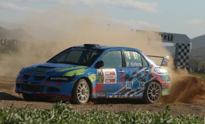 Η τελευταία στροφή! Ο τελευταίος γύρος του EKO Racing Dirt Games για το 2018 βρίσκεται προ των πυλών, και 54 οδηγοί θα δώσουν το «παρών» στο Αυτοκινητοδρόμιο Μεγάρων, σε έναν αγώνα που αναμένεται να είναι γιορτή για το μηχανοκίνητο αθλητισμό στη χώρα μας. Η πέμπτη συνάντηση της χρονιάς συνοδεύεται και από ένα σημαντικό ρεκόρ, αφού στη λίστα των συμμετοχών συναντάμε 35 συμμετέχοντες με χωμάτινες φόρμουλες, τις περισσότερες από κάθε άλλον αγώνα του θεσμού τα δύο τελευταία χρόνια. Μάλιστα, ιδιαίτερα σημαντικό είναι το γεγονός ότι ανάμεσα στα 19 αυτοκίνητα που θα λάβουν μέρος στον αγώνα συμπεριλαμβάνονται μερικά από τα σπουδαιότερα ονόματα των ελληνικών αγώνων! Το Σάββατο 8 Δεκεμβρίου, όσοι από τους 54 συμμετέχοντες επιθυμούν, θα έχουν τη δυνατότητα να δοκιμάσουν τα αυτοκίνητά τους και να προετοιμαστούν ενόψει του αγώνα της Κυριακής, λαμβάνοντας μέρος στο trackday που θα πραγματοποιηθεί στη μικτή διαδρομή των 2,1 χιλιομέτρων. Όμως, όλα τα βλέμματα και το ενδιαφέρον θα είναι στραμμένα στις μάχες των τίτλων στις κατηγορίες των 600 και των 750 κ.εκ. στις χωμάτινες φόρμουλες, που θα διεξαχθούν την Κυριακή, αρχής γενομένης από τις 10 π.μ. Και στις δύο περιπτώσεις όλα είναι ανοιχτά, και ουσιαστικά θα πρέπει να περιμένουμε μέχρι την Κυριακή το μεσημέρι για να μάθουμε τους νικητές της χρονιάς. Στην κατηγορία των 600 κ.εκ., που για ακόμα μία φορά είναι η πολυπληθέστερη του αγώνα με 22 συμμετοχές, το Κύπελλο θα κριθεί ανάμεσα στους Γιώργο Ζυμαρίδη και Γιάννη Χεκιμιάν με SR Kartcross και Speedcar Xtrem, αντίστοιχα. Οι δυο τους θα δώσουν σπουδαία μάχη, με τον Ζυμαρίδη να έχει το προβάδισμα για την κατάκτηση του Κυπέλλου. Όμως, ο αγώνας των Μεγάρων για τα 600 κ.εκ. αναμένεται να είναι ο πλέον αμφίρροπος, αφού συναντάμε μία σειρά από οδηγούς που μοιάζουν ικανοί για τη νίκη, αλλά και για μία θέση στο βάθρο. Τέτοιοι είναι οι μετρ της πίστας Τάκης Καϊτατζής και Στέφανος Καμιτσάκης με Kamikaz 2, αλλά και ο ταχύτατος σε κάθε είδους επιφάνεια Άρης «Ιαβέρης» με ακόμα ένα Kamikaz 2. Σε αυτούς πρέπει να συνυπολογίσουμε τον Νώντα Καρανικόλα με το La Base RΧ01 και τον νεαρό ταλαντούχο ‘Panagiotis Roustemis’, με το Semog Trophy. Μάλιστα, όλοι οι προαναφερθέντες διεκδικούν την 3η θέση στην τελική κατάταξη του κυπέλλου, γεγονός που σημαίνει ότι θα κινηθούν με το γκάζι στο πάτωμα! Πιο ξεκάθαρο είναι το τοπίο στην κατηγορία των 750 κ.εκ., όπου η κούρσα του τίτλου είναι για δύο, με τον νικητή να τα παίρνει όλα! Ο Χαράλαμπος Γαζετάς και ο Νίκος Αθηναίος θα λύσουν τις διαφορές τους στα Μέγαρα, αμφότεροι οδηγώντας Speedcar Xtreme. Αυτό, όμως, που έχει ενδιαφέρον είναι ότι αυτήν τη φορά στην κατηγορία θα έχουμε και οδηγούς-έκπληξη, που αναμφίβολα μπορούν να παίξουν το ρόλο τους και να διεκδικήσουν τη νίκη. Ο λόγος για τον Γιάννη Ακράτο, που μετά την εντυπωσιακή του εμφάνιση στον Ιππόδρομο Αθηνών θα οδηγήσει ένα Semog Bravo, αλλά και τον Πρωταθλητή Κύπρου του 2007, Νίκο Θωμά, που θα λάβει μέρος στον αγώνα με ακόμα ένα Speedcar Xtreme. Ενδιαφέρον, ωστόσο, θα έχει αυτήν τη φορά και η κατηγορία Open, η οποία συγκέντρωσε 5 συμμετοχές, με το όνομα του Λάμπρου Αθανασούλα να ξεχωρίζει. Ο Έλληνας οδηγός με τις διακρίσεις σε διεθνείς και εγχώριους αγώνες, θα οδηγήσει το τετρακίνητο Camotos Dual, το οποίο μάλιστα θα μοιραστεί με τον ταχύτατο Δημήτρη Βαζάκα! Την ίδια ώρα, επανεμφάνιση στο θεσμό θα κάνει και ο Μάνος Στεφανής, ο οποίος και θα οδηγήσει το τετρακίνητο Autocross της Car Center. Αντίστοιχα ποιοτικές είναι και οι συμμετοχές στις κατηγορίες αυτοκινήτων, με σπουδαία ονόματα αλλά και σύγχρονες κατασκευές να έχουν ήδη δώσει το ραντεβού τους για το Αυτοκινητοδρόμιο Μεγάρων. Μεταξύ τους ξεχωρίζει ο «Στρατισίνο», τον οποίο είχαμε δει στον πρώτο φιλικό αγώνα του Dirt Games το 2016, με Mitsubishi Lancer EVO IX. Σήμερα, ο πρώην εργοστασιακός οδηγός σε Nissan και Seat, με τίτλους σε αγώνες ράλλυ αλλά και μεγάλες επιτυχίες στο Ράλλυ Ακρόπολις, θα αγωνιστεί με το Peugeot 208 R2 της Evolution Motor Car. Παράλληλα, στον αγώνα θα δούμε τον τέσσερις φορές Πρωταθλητή Ελλάδος Λάμπρο Κύρκο, ο οποίος έπειτα από τρία χρόνια επιστρέφει στη δράση οδηγώντας το Mitsubishi Lancer EVO IX της οικογενείας. Στη μεγάλη κατηγορία θα δούμε επίσης τους Θωμά Παπαπάσχο και Πάνο Κωνσταντάκο με Lancer ένατης γενιάς, αλλά και τον Kώστα Κόρακα με ίδιο αυτοκίνητο, που επιστρέφει στη δράση ύστερα από σημαντικό διάστημα. Ανάμεσά τους θα βρεθεί και ο Γιώργος Βασιλάκης, με το εντυπωσιακό Ford Fiesta R5. Συμμετοχές που επίσης ξεχωρίζουν είναι αυτές των Χρυσόστομου Καρέλη με Citroen DS3 R3T και Χρήστου Πλατή με Renault Clio R3 στην κατηγορία των 1.600-2.000 κ.εκ., οι οποίοι αναμφίβολα θα κινηθούν γρήγορα. Η πολυπληθέστερη κατηγορία, όμως, είναι αυτή των 1.400-1.600 κ.εκ., αφού, εκτός από τον «Στρατισίνο», θα δούμε και μία σειρά από εξαιρετικούς οδηγούς, όπως είναι ο Σάββας Λευκαδίτης, που θα μοιραστεί με τον «Στρατισίνο» το Peugeot 208 R2, αλλά και οι Γιάννης Καββαδίας (Peugeot 206) και Κωνσταντίνος Μαχαίρας (Citroen Saxo), που ακολουθούν το θεσμό. Όπως εύκολα καταλαβαίνει κανείς, το θέαμα αναμένεται εντυπωσιακό στο Αυτοκινητοδρόμιο Μεγάρων, τόσο το Σάββατο όσο και την Κυριακή. Την ευθύνη διοργάνωσης του αγώνα έχει το σωματείο Start Line ενώ η Ολυμπία Οδός για μια ακόμα φορά θα παρέχει τα απαραίτητα υλικά και μηχανήματα τόσο για την διαμόρφωση όσο και για την αποκατάσταση της διαδρομής. Σημειώστε ότι η είσοδος στην πίστα κοστίζει 10 ευρώ (δωρεάν για όσους κάτω των δώδεκα ετών και για άτομα με ειδικές ανάγκες). Με το απόκομμα του εισιτηρίου μπορείτε να παρακολουθήσετε και τις δύο ημέρες του αγώνα, ενώ αυτομάτως λαμβάνετε μέρος και σε μία σειρά από διαγωνισμούς με πλούσια δώρα, προσφορά των χορηγών του αγώνα. Θυμίζουμε πως το ΕΚΟ Racing Dirt Games για το 2018... τρέχει με την premium βενζίνη EKO Racing 100 και με τα φτερά του Red Bull, ενώ τον υποστηρίζουν η Subaru Πλειάδες Motors και η USAG Greece. Χορηγός τεχνολογίας είναι η Garmin Greece, η Racecraft είναι χορηγός εξοπλισμού, με την COSMOTE TV και το περιοδικό 4TΡΟΧΟΙ να έχουν αναλάβει το ρόλο των χορηγών επικοινωνίας, ενώ το συνδρομητικό κανάλι καλύπτει το θεσμό τηλεοπτικά!