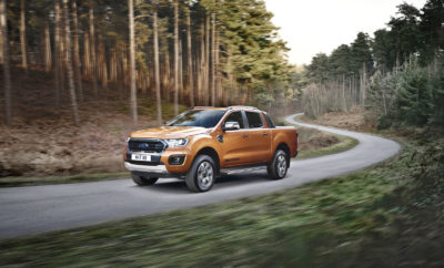 • Το νέο Ford Ranger προσφέρει ακόμα καλύτερες επιδόσεις σε σχέση με το παρελθόν και χαμηλότερη έως και 9% κατανάλωση καυσίμου. Στη γκάμα του μοντέλου εισάγονται προηγμένες τεχνολογίες συνδεσιμότητας και υποβοήθησης της οδήγησης • Ισχυρή και αναβαθμισμένη γκάμα κινητήρων, που περιλαμβάνει τον 2.0 EcoBlue diesel με έκδοση Bi-turbo με ισχύ 213 ίππων, συν το νέο και κορυφαίο σε λειτουργία 10-τάχυτο αυτόματο κιβώτιο της Ford • Το δημοφιλέστερο pick-up μοντέλο της Ευρώπης προσφέρει τώρα στο βασικό του εξοπλισμό τα συστήματα Pedestrian Detection και Intelligent Speed Limiter. Διατίθενται επίσης τα Active Park Assist, καθώς και η ‘easy-lift’ πίσω πόρτα • Το νέο Ranger θα είναι διαθέσιμο στην Ευρώπη από τα μέσα του 2019 Η Ford αποκάλυψε σήμερα για πρώτη φορά το νέο Ford Ranger pick-up, το οποίο ξεχωρίζει μεταξύ όλων των άλλων χαρακτηριστικών του για την αυξημένη του ισχύ του, τη βελτιωμένη κατανάλωση καυσίμου, την ακόμα πιο ραφιναρισμένη λειτουργία, καθώς και για τις προηγμένες τεχνολογίες υποστήριξης του οδηγού. Η κομψή και ευέλικτη νέα έκδοση του best seller pick-up* μοντέλου της γηραιάς ηπείρου αποκτά τώρα τον προηγμένο δίλιτρο EcoBlue diesel κινητήρα της Ford, o οποίος διαθέτει σύστημα επιλεκτικής καταλυτικής αναγωγής (SCR) για βελτιστοποιημένες εκπομπές ρύπων, προσφέροντας παράλληλα στις εκδόσεις με το προηγμένο αυτόματο κιβώτιο των 10 σχέσεων της Ford έως και 9% μικρότερη κατανάλωση καυσίμου. Στην κορυφή της γκάμας μηχανικών συνόλων του νέου Ranger βρίσκεται η πανίσχυρη έκδοση Bi-turbo του δίλιτρου EcoBlue κινητήρα, η οποία αποδίδει 213 ίππους και μέγιστη ροπή 500 Nm - με άλλα λόγια, 13 ίππους και 30 Nm παραπάνω από τον σημερινό 3.2 TDCi diesel – βελτιώνοντας μεταξύ άλλων και την ελκτική ικανότητα του οχήματος. Το νέο Ranger διατίθεται σε εκδόσεις Regular Cab, Super Cab και Double Cab και προσφέρεται με στάνταρ σύστημα τετρακίνησης. Επιπρόσθετα, διαθέτει νέα στοιχεία και «εργαλεία» που βελτιώνουν τα επίπεδα άνεσης, είτε ως επαγγελματικό είτε ως όχημα για δραστηριότητες ελεύθερου χρόνου. Ανάμεσά τους ξεχωρίζουν το κορυφαίο σύστημα συνδεσιμότητας SYNC 3 της Ford και η τεχνολογία ενσωματωμένου modem, FordPass Connect. Το Ranger είναι το πρώτο όχημα στην κατηγορία που προσφέρει τα Pre-Collision Assist με Pedestrian Detection και Intelligent Speed Limiter, ως στοιχεία του στάνταρ εξοπλισμού του. Το Active Park Assist είναι επίσης διαθέσιμο στην «παλέτα» των προηγμένων τεχνολογιών που έχουν σχεδιαστεί ώστε να καταστήσουν την οδήγηση λιγότερο κουραστική αποτρέποντας ή μετριάζοντας συγχρόνως τις επιπτώσεις μιας πιθανής σύγκρουσης.. «Το νέο Ford Ranger προσφέρει έναν ακατανίκητο συνδυασμό ελκτικής ικανότητας, οικονομίας καυσίμου και ευφυών τεχνολογιών υποστήριξης του οδηγού, ενώ ο προηγμένος κινητήρας EcoBlue με τεχνολογία SCR συμμορφώνεται άνετα με το νέο, αυστηρότερο πρότυπο εκπομπών ρύπων», δήλωσε ο Roelant de Waard, vice president, Marketing, Sales & Service, Ford Ευρώπης. «Το νέο Ford Ranger Raptor θα απογειώσει το πάθος για off-road οδήγηση, όταν αυτό το καθαρόαιμο desert racer και extreme off-roader κυκλοφορήσει στην αγορά.» Οι ισχυρές και διπλοκάμπινες (Double Cab) νέες εκδόσεις του Ranger υιοθετούν τώρα την τεχνολογία Active Noise Control για πιο αθόρυβη λειτουργία. Η ναυαρχίδα της οικογένειας, το Ranger Wildtrak, καθώς και το πολυτελές Ranger Limited, προσφέρουν επίσης νέα premium χαρακτηριστικά, συμπεριλαμβανομένης της ‘easy-lift’ πίσω πόρτας. Με ικανότητα διέλευσης μέσα από νερό μέχρι και σε βάθος 800 mm και με απόσταση αμαξώματος από το έδαφος στα 230 mm, το νέο Ranger είναι σχεδιασμένο ώστε να διαχειρίζεται με ευκολία οποιοδήποτε οδηγική κατάσταση ή έδαφος κατά τη διάρκεια μιας επαγγελματικής αποστολής ή ενός ταξιδιού αναψυχής. Με γωνία προσέγγισης 29 μοιρών και γωνία διαφυγής 21 μοιρών, ο οδηγός ελέγχει με ασφάλεια και σιγουριά το όχημα όταν περνά από εμπόδια με απότομες κλίσεις. Τα ανταγωνιστικά off-road πλεονεκτήματα του νέου Ranger συνδυάζονται επίσης με ικανότητα ρυμούλκησης έως 3.500 kg και ωφέλιμο φορτίο έως 1.252 kg. Το 2018, το Ford Ranger κατέγραψε στην Ευρώπη πωλήσεις 51.500 μονάδων, επίδοση βελτιωμένη άνω του 15% σε σχέση με την αντίστοιχη του 2017.* Το Ranger Raptor, που αποτελεί προϊόν εξέλιξης της Ford Performance, όντας παράλληλα το πιο «σκληρό» και ισχυρό Ranger στην ιστορία του μοντέλου, θα ξεκινήσει να διατίθεται επίσης από τα μέσα του 2019 απευθυνόμενο σε ένα κοινό που αναζητά έντονες συγκινήσεις πίσω από το τιμόνι.. Ισχύς και πολιτισμένη λειτουργία 2.0 EcoBlue Ο ισχυρός, νέος, δίλιτρος EcoBlue κινητήρας του Ranger, o οποίος αποδίδει βελτιωμένες επιδόσεις σε συνδυασμό με χαμηλότερη κατανάλωση, προσφέρεται με: • Μονό turbo μεταβλητής γεωμετρίας με απόδοση 130 ίππων, ροπή 340 Nm και εκπομπές CO2 από 209 g/km (κατανάλωση 8,0 l/100 km **) • Μονό turbo μεταβλητής γεωμετρίας με μέγιστη ισχύ 170 ίππων, ροπή 420 Nm και εκπομπές CO2 από 216 g/km (κατανάλωση 8,3 l/100 km) • Τεχνολογία Bi-turbo, με ένα μεταβλητής γεωμετρίας τούρμπο υψηλής πίεσης υπερπλήρωσης και ένα με σταθερή γεωμετρία και λειτουργία χαμηλής πίεσης, που αποδίδει 213 ίππους, ροπή 500 Nm και εκπομπές CO2 από 228 g/km (κατανάλωση 9,2 l/100 km) Ο κινητήρας με το μονό τούρμπο διαθέτει έναν συμπαγή υπερσυμπιεστή, ο οποίος έχει σχεδιαστεί ώστε να λειτουργεί με περισσότερη πίεση υπερπλήρωσης στις χαμηλότερες στροφές, συγκριτικά με τον απερχόμενο κινητήρα 2.2 TDCi, για αυξημένη ροπή και απόκριση σε όλες τις στροφές. Στην κορυφαία έκδοση Bi-turbo, οι δύο υπερσυμπιεστές λειτουργούν εν σειρά στις χαμηλότερες στροφές, για αυξημένη ροπή και απόκριση. Στις υψηλότερες, ο μικρότερος υπερσυμπιεστής παρακάμπτεται ώστε ο μεγαλύτερος να προσφέρει υψηλή ισχύ. Εκτός από το εξατάχυτο μηχανικό κιβώτιο που προσφέρει κορυφαία αίσθηση στις αλλαγές, οι κινητήρες των 170 και 213 ίππων διατίθενται με το κορυφαίο 10-τάχυτο αυτόματο κιβώτιο της Ford, το οποίο έχει δοκιμασμένες πλέον επιδόσεις και αντοχές σε ποικίλα μοντέλα της εταιρείας. Όπως το Ford F-150 pick-up και φυσικά η νέα Ford Mustang. Η αραιή κλιμάκωση των σχέσεων, σε συνδυασμό με τα προσαρμοζόμενα σημεία αλλαγής τους σε πραγματικό χρόνο, επιτρέπουν στο κιβώτιο να ανταποκρίνεται σε μεταβαλλόμενες οδηγικές συνθήκες ώστε να επιλέγεται η βέλτιστη σχέση για επιδόσεις, οικονομία ή πολιτισμένη λειτουργία, σε οποιοδήποτε οδηγικό σενάριο ή μοτίβο. Σύμφωνα με μετρήσεις της Ford που βασίζονται σε ρεαλιστικούς κύκλους οδήγησης επιτυγχάνεται βελτίωση στην κατανάλωση κατά 9% όταν χρησιμοποιείται το 10-τάχυτο αυτόματο κιβώτιο, αλλά και αντίστοιχη μείωση της τάξης του 4% για τις εκδόσεις με μηχανικό κιβώτιο, συγκριτικά με τους αντίστοιχους απερχόμενους κινητήρες. Ο δίλιτρος EcoBlue κινητήρας υιοθετεί ενδιαφέρουσες καινοτομίες στον τομέα της μείωσης των εσωτερικών του τριβών, όπως είναι για παράδειγμα η έκκεντρη σχεδίαση στροφάλου κατά 10 mm, που μειώνει τις τριβές στα τοιχώματα των 4 κυλίνδρων από χυτοσίδηρο, καθώς και το βελτιστοποιημένο σύστημα κίνησης των βαλβίδων με μονοκόμματο εκκεντροφόρο. Στην πιο πολιτισμένη λειτουργία του EcoBlue κινητήρα συντελούν επίσης τα πιεζοηλεκτρικά μπεκ καυσίμου που ελέγχουν την τροφοδοσία μέσω κρυστάλλων ηλεκτρικής διέγερσης - χαρακτηριστικό που συναντάται στους κινητήρες πολυτελών επιβατικών αυτοκινήτων. Τεχνολογίες συνδεσιμότητας Το νέο Ford Ranger λανσάρει προηγμένα συστήματα για να μπορούν ιδιοκτήτες και οδηγοί να είναι συνδεδεμένοι εν κινήσει. Το ενσωματωμένο modem FordPass Connect μετατρέπει το Ranger σε κινητό Wi-Fi hotspot, στο οποίο μπορούν να συνδεθούν μέχρι και 10 φορητές συσκευές. Επίσης, η πρόσβαση σε διάφορες λειτουργίες του οχήματος μπορεί να γίνει εύκολα μέσω της εφαρμογής FordPass, κάτι που καθιστά την εμπειρία χρήσης ευκολότερη και πιο παραγωγική για ιδιοκτήτες ή οδηγούς στόλων (fleet), Σε αυτή περιλαμβάνονται οι εξής λειτουργίες: • Vehicle Status (Κατάσταση Οχήματος): Το σύστημα παρέχει στον οδηγό τη δυνατότητα απομακρυσμένου ελέγχου πολλών στοιχείων του οχήματος, όπως είναι η στάθμη λαδιού του κινητήρα, οι πιέσεις των ελαστικών και τα διανυθέντα χιλιόμετρα • Vehicle Locator (Εντοπιστής Οχήματος): Η λειτουργία αυτή βοηθά τους οδηγούς να βρίσκουν εύκολα και γρήγορα το όχημά τους σε μεγάλα παρκινγκ ή μη γνώριμες τοποθεσίες εργασίας • Απομακρυσμένο κλείδωμα/ξεκλείδωμα: Στην περίπτωση αυτή παρέχεται η δυνατότητα στον οδηγό να παρέχει πρόσβαση στο όχημα σε συναδέλφους ή απλά να απολαμβάνει την ξεγνοιασιά ότι έχει κλειδώσει το αυτοκίνητό του Μεταξύ των προηγμένων τεχνολογιών είναι επίσης και το σύστημα επικοινωνίας και ψυχαγωγίας SYNC 3 της Ford που λειτουργεί με απλές, φωνητικές εντολές ή μέσω χειρονομιών (pinch&swipe) με τη βοήθεια μίας οθόνης αφής 8” - το σύστημα είναι συμβατό με Apple CarPlay και AndroidAuto™. Επίσης, το MyKey της Ford επιτρέπει σε όσους διαχειρίζονται στόλους οχημάτων να προγραμματίζουν το κλειδί ώστε να περιορίζουν παραμέτρους και λειτουργίες, όπως την ταχύτητα του οχήματος για παράδειγμα, την ένταση του ραδιοφώνου, αλλά και τη μόνιμη ενεργοποίηση των συστημάτων ενεργητικής ασφάλειας. Πιο έξυπνη και πιο ασφαλής οδηγική εμπειρία Το νέο Ranger είναι το πρώτο όχημα στην κατηγορία του που προσφέρει τεχνολογίες Pre-Collision Assist με Pedestrian Detection και Intelligent Speed Limiter στο βασικό του εξοπλισμό. Η τεχνολογία Pedestrian Detection της Ford χρησιμοποιεί μια κάμερα τοποθετημένη στο εμπρός μέρος καθώς και ραντάρ για τον εντοπισμό ανθρώπων στο δρόμο, έχοντας τη δυνατότητα να ενεργοποιεί αυτόματα το φρένο στην περίπτωση που ο οδηγός δεν ανταποκριθεί στις προειδοποιήσεις του συστήματος. Αν το σύστημα «δει» έναν πεζό και κρίνει ότι επίκειται σύγκρουση, ο οδηγός θα λάβει πρώτα μία ηχητική και μία οπτική προειδοποίηση στο ταμπλό. Αν ο οδηγός δεν αντιδράσει, τότε το σύστημα θα περιορίσει τον απαιτούμενο χρόνο για τη χρήση των φρένων μειώνοντας την απόσταση ανάμεσα στα τακάκια και τους δίσκους. Εφόσον ο οδηγός συνεχίσει να μην αντιδρά, τότε τα φρένα ενεργοποιούνται αυτόματα και η ταχύτητα του οχήματος μειώνεται. Το Intelligent Speed Limiter συνδυάζει τις τεχνολογίες Speed Limiter και Traffic Sign Recognition της Ford, ώστε η μέγιστη ταχύτητα του νέου Ranger να προσαρμόζεται αυτόματα παραμένοντας εντός των εκάστοτε νόμιμων ορίων. Οι οδηγοί μπορούν να ενεργοποιήσουν το Intelligent Speed Limiter από τα χειριστήρια του τιμονιού για να ορίσουν μία μέγιστη ταχύτητα. Το σύστημα χρησιμοποιεί μία κάμερα τοποθετημένη στο παρμπρίζ για να «διαβάσει» τα οδικά σήματα και στην περίπτωση που το όριο ταχύτητας είναι χαμηλότερο από τη μέγιστη καθορισμένη ταχύτητα, τότε τα όχημα επιβραδύνεται ανάλογα με τις απαιτήσεις. Εάν το όριο ταχύτητας αυξηθεί, το σύστημα δίνει τη δυνατότητα στον οδηγό να επιταχύνει μέχρι την προκαθορισμένη ταχύτητα, υπό την προϋπόθεση όμως ότι δεν θα υπερβεί το νέο όριο ταχύτητας. Για πρώτη φορά, το νέο Ranger προσφέρει το Ford KeyFree System και τον διακόπτη εκκίνησης Ford Power, ενώ το κλείδωμα της πίσω πόρτας ενσωματώνεται τώρα στο σύστημα κεντρικού κλειδώματος. Η προαιρετική τεχνολογία Active Park Assist βοηθά στο παρκάρισμα του οχήματος σε παράλληλους χώρους στάθμευσης ενόσω ο οδηγός ελέγχει το γκάζι και το φρένο. Τεχνολογίες υποστήριξης του οδηγού που διατίθενται αυξάνοντας τα επίπεδα άνεσης και ασφάλειας είναι οι Lane-Keeping Alert και Lane-Keeping Aid, Adaptive Cruise Control με Forward Alert, Traffic Sign Recognition, εμπρός και πίσω αισθητήρες παρκαρίσματος, κάμερα οπισθοπορείας, καθώς και το στάνταρ σύστημα Electronic Stability Control με περιορισμό κινδύνου ανατροπής και έλεγχο ευστάθειας τρέιλερ (trailer sway control). Η οδηγική εμπειρία του νέου Ranger βελτιώνεται και με την αναβαθμισμένη ανάρτηση, η οποία προσφέρει βελτιωμένη άνεση στο ταξίδι. Η σκληρότητα ελατηρίων και αμορτισέρ έχει ρυθμιστεί ώστε να προσφέρει άνεση και συμπεριφορά ανάλογα με το χαρακτήρα κάθε έκδοσης. Σκληροτράχηλη, μοντέρνα σχεδίαση Το επιθετικό στυλ του νέου Ranger δημιουργεί μία δυναμική παρουσία στο δρόμο. Η αισθητική αναβάθμιση περιλαμβάνει νέα σχεδίαση εμπρός προφυλακτήρα και νέα μάσκα, ενώ η κεντρική οριζόντια μπάρα διαιρείται πλέον σε δύο λεπτά τμήματα. Στις νέες, premium χρωματικές επιλογές περιλαμβάνονται οι Diffused Silver και Blue Lightning, ενώ οι πιο πλούσιες εκδόσεις εξοπλισμού προσφέρουν premium προβολείς xenon και φώτα ημέρας LED. Το άνετο εσωτερικό, το οποίο παραπέμπει σε επιβατικό αυτοκίνητο, προσφέρεται τώρα σε περιβάλλον Ebony Black με τις βαμμένες επιφάνειες να αποκτούν μεγαλύτερη λάμψη και βάθος. Τα μοντέλα που διαθέτουν το αυτόματο κιβώτιο των 10 σχέσεων διαθέτουν επίσης έναν υψηλής ποιότητας επιλογέα. Το πολυτελές Ranger Limited προσφέρει μαύρα, δερμάτινα καθίσματα και λανσάρει ένα αποκλειστικό σχέδιο ζαντών αλουμινίου 17”. Το εντυπωσιακό, νέο Ranger Wildtrak ξεχωρίζει με την απόχρωση Saber Orange, αλλά και με το μοναδικό, σκούρο φινίρισμα τιτανίου στην τραπεζοειδή μάσκα και τους αεραγωγούς στα άκρα. Προσδίδοντας μια ανάλογα σπορ και τολμηρή σχεδίαση, οι ίδιες χρωματικές νότες τιτανίου συναντώνται στους εξωτερικούς καθρέπτες, στις λαβές των θυρών, στις εισαγωγές αέρα, καθώς και στις ράγες του πατώματος φόρτωσης. Το νέο εσωτερικό του Ranger Wildtrak αποπνέει μία αίσθηση ανώτερης πολυτέλειας και σπορ γοητείας με dark-satin στοιχεία χρωμίου, γυαλιστερό διακοσμητικό ένθετο και υψηλής ποιότητας ημιδερμάτινα καθίσματα με χαραγμένο γραφικό Wildtrak. Οι εκδόσεις Limited και Wildtrak προσφέρουν μία νέα, ‘easy-lift’ πίσω πόρτα με ράβδο που μειώνει σημαντικά την απαιτούμενη δύναμη που θα ασκήσει κανείς για την επαναφορά της στην κλειστή θέση. «Το νέο Ford Ranger είναι έτοιμο για τις απαιτήσεις του σύγχρονου κόσμου: είναι ανθεκτικό και ικανό για να μεταφέρει φορτία όλη την εβδομάδα, και στη συνέχεια τα jetski στη λίμνη ή ακόμα και μία ‘γουρούνα’ σε διαδρομές εκτός δρόμου, το Σαββατοκύριακο», σχολίασε ο de Waard.