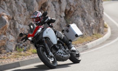 H Ducati εντυπωσιάζει στην έκθεση τεχνολογίας “CES 2019” στο Las Vegas • Η Ducati οδηγεί την έρευνα και εξέλιξη για τη μεγιστοποίηση της ασφάλειας στις μοτοσικλέτες • Η Multistrada 1260 πρωταγωνιστεί στην επίδειξη της τεχνολογίας ConVeX (Connected Vehicle to Everything) στην έκθεση τεχνολογίας “CES 2019” (Consumer Electronics Show 2019) • Η Ducati, σε συνεργασία με τις Audi AG και Ford Motor Company, καθορίζει το τεχνολογικό πλαίσιο για ένα πιο ασφαλές μέλλον στον κόσμο των δύο τροχών Η Ducati πρωτοπορεί στην έρευνα σε θέματα ασφάλειας για τους δικυκλιστές. Στην ετήσια έκθεση τεχνολογίας “CES 2019” (Consumer Electronics Show 2019), στο Las Vegas, σε συνεργασία με την Audi και τη Ford, επιδεικνύει για πρώτη φορά σε αμερικάνικο έδαφος την τεχνολογία ConVeX (Connected Vehicle to Everything), που διασυνδέει τα οχήματα, τις οδικές υποδομές και τους πεζούς, με στόχο να αυξήσει την ασφάλεια για όλους και ιδιαίτερα τους χρήστες των δύο τροχών. Η συγκεκριμένη επίδειξη έρχεται μετά από την απόλυτα επιτυχημένη πρώτη παρουσίαση που έγινε τον περασμένο Ιούλιο στην Γερμανία, με την τεχνολογία ConVeX να αποτελεί κομβικό σημείο στη στρατηγική “Safety Road Map 2025” της Ducati, που αποβλέπει σε αυξημένα επίπεδα ασφάλειας για τους μοτοσικλετιστές. Οι πρώτες φάσεις αυτής της στρατηγικής προβλέπουν τη σταδιακή εφαρμογή του συστήματος ABS Cornering σε ολόκληρη τη γκάμα της Ducati, καθώς και την κυκλοφορία το 2020 μίας μοτοσικλέτας με μπροστινό και οπίσθιο σύστημα ανίχνευσης (ραντάρ). Παράλληλα, στο πλαίσιο των παρουσιάσεων στη CES, η Ducati, η Audi, η Ford και η Qualcomm Technologies, κατασκευάστρια επεξεργαστών (chips) η τελευταία, ανακοίνωσαν τις από κοινού συνεχείς προσπάθειές τους για την επιτάχυνση της εφαρμογής της νέας τεχνολογίας, σε συνδυασμό με την αυτοματοποιημένη οδήγηση. Στις επιδείξεις στη CES πρωταγωνιστής είναι μία Ducati Multistrada 1260, όπως και μοντέλα των Audi και Ford, εξοπλισμένα με το ολοκληρωμένο «τσιπάκι» 9150 C-V2X της Qualcomm, επιδεικνύοντας και πρακτικά πώς η ConVeX εξασφαλίζει την 100% ασφαλή διέλευση οχημάτων και μοτοσικλετών σε διασταύρωση τεσσάρων κατευθύνσεων, δίχως σηματοδότες και σήμανση. Επιπρόσθετα, οι συνεργαζόμενες εταιρίες επιδεικνύουν στη CES τις τεχνολογίες V2V (Vehicle-to-Vehicle/Όχημα προς Όχημα), V2P (Vehicle-to-Pedestrian/Όχημα προς Πεζό) και V2I (Vehicle-to-Infrastructure/Όχημα προς Υποδομή) τονίζοντας τη σημασία και τη δυναμική της τεχνολογίας ConVeX. Σε διάφορα σενάρια επίδειξης γίνεται σαφές με εντυπωσιακό τρόπο η αξία της νέας γενιάς επεξεργαστών ώστε να αποφεύγονται συγκρούσεις σε διασταυρώσεις και επικίνδυνα σημεία, ενώ παράλληλα βελτιώνεται αποτελεσματικά η προστασία πεζών και δικυκλιστών. Οι επιδείξεις στο Las Vegas ακολούθησαν αυτές που έγιναν πέρυσι στην Ευρώπη, την Ιαπωνία, την Αυστραλία και την Κίνα. Αποδεικνύεται στην πράξη ότι η συγκεκριμένη τεχνολογία συμπληρώνει ιδανικά τα προηγμένα συστήματα υποβοήθησης οδηγού (ADAS - Advanced Driver Assistance Systems) και συνεργάζεται άψογα με αισθητήρες υπέρηχων/υπέρυθρων, κάμερες κ.α., βελτιώνοντας σε πρωτόγνωρο βαθμό τα επίπεδα ασφάλειας στους δρόμους, ιδιαίτερα για τους αναβάτες δίτροχων.