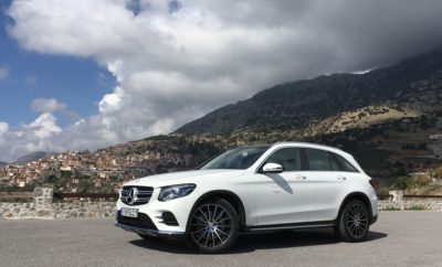 • Στην Ελληνική αγορά, η Mercedes-Benz κατέκτησε για πέμπτη συνεχή χρονιά την 1η θέση στις πωλήσεις μεταξύ των premium κατασκευαστών σημειώνοντας 3.785 πωλήσεις και μερίδιο αγοράς 3,7% • Η smart παρέδωσε στην Ελληνική αγορά 736 οχήματα fortwo & forfour (αύξηση 19,5%) • Ταξινομήθηκαν 358 ελαφρά επαγγελματικά οχήματα (κάτω των 3,5 τόνων), 143 επαγγελματικά οχήματα (άνω των 3,5 τόνων) και 131 λεωφορεία Mercedes-Benz & Setra! • Τόσο στα φορτηγά όσο και στα λεωφορεία, η Mercedes-Benz Ελλάς κατετάγη επίσης 1η στις πωλήσεις! • Στον παγκόσμιο χάρτη η Mercedes-Benz σημείωσε για 8η συνεχή χρονιά στη σειρά ρεκόρ αποτελεσμάτων, ενώ διατήρησε και φέτος για την 1η θέση στις πωλήσεις της premium κατηγορίας • Περισσότερα από 2,3 εκατομμύρια οχήματα Mercedes-Benz (+0,9%) πωλήθηκαν σε όλον τον κόσμο, καθιστώντας το 2018 την πιο επιτυχημένη χρονιά σε πωλήσεις στην ιστορία της εταιρείας • Συνολικά, η Daimler AG πούλησε περισσότερα από 2,4 εκατομμύρια επιβατικά οχήματα Mercedes-Benz & smart (+0,6%) • Παρά τις προκλήσεις που αντιμετώπισε το σύνολο της αυτοκινητοβιομηχανίας, το 2018 ήταν ο όγδοος συνεχόμενος χρόνος αποτελεσμάτων-ρεκόρ για τη Mercedes-Benz Η Mercedes-Benz στην Ελλάδα Για πέμπτη συνεχή χρονιά η Mercedes-Benz κατακτά την πρώτη θέση στην κατηγορία των premium αυτοκινήτων στη χώρα μας. Συνολικά στην Ελλάδα ταξινομήθηκαν 5.153 οχήματα του ομίλου της Daimler και συγκεκριμένα 4.521 επιβατικά οχήματα Mercedes-Benz & smart, εκ των οποίων 3.785 οχήματα Mercedes-Benz και 736 smart, 358 ελαφρά επαγγελματικά οχήματα (κάτω των 3,5 τόνων), 143 επαγγελματικά οχήματα (άνω των 3,5 τόνων) και 131 λεωφορεία Μercedes-Benz & Setra (πηγή: ΣΕΑΑ). Τόσο στα φορτηγά (από 3,5 τόνους) όσο και στα λεωφορεία, η Mercedes-Benz Ελλάς κατετάγη επίσης 1η στις πωλήσεις. To μερίδιο αγοράς στα επιβατικά ανέρχεται στο 4,4%, εκ του οποίου το 3,7% ανήκει στα μοντέλα της Mercedes-Benz. Στα ελαφρά επαγγελματικά οχήματα στο 5,2%, στα επαγγελματικά οχήματα άνω των 3,5 τόνων στο 41,5% και στα βαρέα επαγγελματικά οχήματα άνω των 8 τόνων στο 40,3%. Στα λεωφορεία το μερίδιο αγοράς αγγίζει το 50% (49,8%)! Ο κος Ι. Καλλίγερος, Πρόεδρος & Διευθύνων Σύμβουλος της Mercedes-Benz Ελλάς δήλωσε: «Το αστέρι έλαμψε για ακόμη μία χρονιά, τόσο στη χώρα μας όσο και παγκοσμίως. Η χαρά και η περηφάνια όλων μας είναι μεγάλη, γιατί αποδεικνύεται έμπρακτα ότι η πελατοκεντρική φιλοσοφία της μάρκας και οι πάγιες αξίες της όσον αφορά στην ασφάλεια, στην ποιότητα, στην αξιοπιστία, στη διαχρονικότητα και στη σχέση τιμής-αξίας παραμένουν σημαντικές για το αγοραστικό κοινό. Δεν είναι τυχαίο το γεγονός ότι ο μέσος όρος ηλικίας των αγοραστών μας έχει μειωθεί κατά 10 ολόκληρα χρόνια, αφού η μάρκα εκτός από την καινοτομία τα τελευταία χρόνια δίνει έμφαση στο σχεδιασμό που συνδυάζει αριστοτεχνικά τη λογική με το συναίσθημα! Ο πελάτης βρίσκεται στο επίκεντρο, οι παρεχόμενες υπηρεσίες είναι εφάμιλλες της ποιότητας των προϊόντων που εισάγουμε ενώ η επικέντρωσή μας σε ενέργειες Κοινωνικής Υπευθυνότητας αντικατοπτρίζουν το σεβασμό της μάρκας στη Χώρα και το Περιβάλλον όπου δραστηριοποιείται. Ένα μεγάλο Ευχαριστώ σε όλους όσοι, χρόνια τώρα, μας τιμούν με την εμπιστοσύνη τους και μας φέρνουν για πέντε συνεχόμενα έτη στην πρώτη θέση των πωλήσεων. Η δέσμευσή μας είναι δεδομένη. Όλοι μας στη Mercedes-Benz Ελλάς, εργαζόμενοι και Εξουσιοδοτημένο Δίκτυο, θα συνεχίσουμε με την ίδια ένταση και το ίδιο πάθος να κάνουμε αυτό που τόσο καλά γνωρίζουμε: να εκπλήσσουμε και να ενθουσιάζουμε τους πελάτες μας με νέα, καινοτόμα αυτοκίνητα, προγράμματα και υπηρεσίες!» Η Mercedes-Benz παγκοσμίως Η Mercedes-Benz συνεχίζει για 3η συνεχή χρονιά να ηγείται στην κατηγορία των premium κατασκευαστών όσον αφορά στις πωλήσεις. Σε μία χρονιά που σημαδεύτηκε από πολλές προκλήσεις, το «αστέρι» αύξησε τις πωλήσεις του παγκοσμίως σε 2.310.185 μονάδες το 2018, παρουσιάζοντας αποτελέσματα – ρεκόρ για όγδοη συνεχόμενη χρονιά. Το νέο ρεκόρ πωλήσεων των επιβατικών αυτοκινήτων της Daimler AG οφείλεται σε μεγάλο βαθμό στην επιτυχία της μάρκας στην ευρύτερη περιοχή της Ασίας – Ειρηνικού που περιλαμβάνει την αγορά της Κίνας. Με αύξηση μεγαλύτερη του 11% η Κίνα αποτέλεσε και πάλι την αγορά με τη μεγαλύτερη αύξηση σε απόλυτους όρους και τη μεγαλύτερη μεμονωμένη αγορά. Το 2018, η Mercedes-Benz διατήρησε την πρώτη θέση ανάμεσα στις premium μάρκες σε πωλήσεις σε πολλές χώρες όπως η Γερμανία, η Γαλλία, η Ρωσία, η Ελβετία, η Ελλάδα, η Πολωνία, η Πορτογαλία, η Τουρκία, η Δανία, η Ουγγαρία, η Ρουμανία, η Ν. Κορέα, η Ιαπωνία, η Αυστραλία, η Ταϊλάνδη, η Ινδία, η Μαλαισία, το Βιετνάμ, η Σιγκαπούρη, οι ΗΠΑ, ο Καναδάς, η Βραζιλία και η Αργεντινή. Παγκοσμίως, τα μοντέλα της κατηγορίας των SUVs και της E-Class ήταν αυτά που έδωσαν σημαντική ώθηση στις πωλήσεις το 2018. Κάθε τέταρτο αυτοκίνητο Mercedes-Benz που πωλήθηκε ανήκε στην compact κατηγορία! Τη χρονιά που σηματοδότησε την αλλαγή του μοντέλου A-Class, περισσότεροι από 609.000 πελάτες της μάρκας παγκοσμίως παρέλαβαν τις νέες τους A-Class, B-Class, CLA, CLA Shooting Brake ή GLA. Αυτό σημαίνει, ότι κάθε τέταρτο αυτοκίνητο που πούλησε η Mercedes-Benz το 2018 ανήκε στην compact κατηγορία. Οι δύο μεγαλύτερες αγορές για αυτά τα αυτοκίνητα ήταν η Κίνα και η Γερμανία. Η νέα A-Class κατέγραψε παγκόσμια αύξηση της τάξης του 3,4% το 2018 ένώ στη Γερμανική αγορά κατέγραψε αύξηση 21,8%. Η Mercedes-Benz θα συνεχίσει να επενδύει σε αυτήν την επιτυχία και το 2019 παρουσιάζοντας νέα μοντέλα από την επόμενη γενιά αυτοκινήτων της compact κατηγορίας, συμπεριλαμβανομένων της A-Class Sedan, της B-Class και της CLA. Η αύξηση στις πωλήσεις των SUVs φέρνει ένα ακόμα ρεκόρ Με πωλήσεις 820.721 μονάδων και ένα ποσοστό αύξησης της τάξης του 1,9% τα SUVs της Mercedes-Benz συνέβαλαν καθοριστικά στην επιτυχία των πωλήσεων που σημάδεψε το 2018. Στις κύριες αγορές της Ασίας, της Ευρώπης και της Αμερικής, πωλήθηκαν περισσότερα SUVs από ποτέ. Αυτή η κατηγορία αντιπροσωπεύει πλέον περισσότερο από το ένα τρίτο των συνολικών πωλήσεων της Mercedes-Benz. Τα πλέον ευπώλητα SUVs τα τελευταία χρόνια είναι η GLC και η GLA. Η επιτυχημένη πορεία των off-road οχημάτων με σήμα το αστέρι πρόκειται να συνεχιστεί και το 2019 με την εμφάνιση στους δρόμους των νέων GLE, EQC, καθώς και την ανανέωση των μοντέλων GLC και GLC Coupé. Σύνοψη πωλήσεων των Επιβατικών Αυτοκινήτων Mercedes-Benz Δεκέμβριος 2018 Μεταβολή επί % Ιαν. - Δεκ. 2018 Μεταβολή επί % Mercedes-Benz 206,532 +6.7 2,310,185 +0.9 smart 10,290 -13.5 128,802 -4.6 Mercedes-Benz Cars 216,822 +5.5 2,438,987 +0.6 Πωλήσεις Mercedes-Benz ανά περίοχή / αγορά Ευρώπη 82,740 +9.7 933,697 -2.3 - εκ των οποίων Γερμανία 27,528 +27.6 303,862 +0.1 Ασία - Ειρηνικός 81,054 +11.5 943,473 +7.8 - εκ των οποίων Κίνα 49,907 +3.7 652,996 +11.1 NAFTA 37,449 -7.3 378,013 -5.6 - εκ των οποίων ΗΠΑ 32,016 -9.1 315,959 -6.3