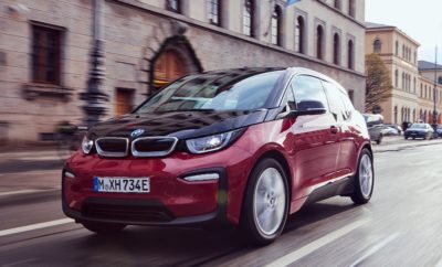 Το BMW Group πούλησε πάνω από 140.000 ηλεκτρικά και plug-in υβριδικά οχήματα το 2018, επιβεβαιώνοντας τον ηγετικό ρόλο του στον τομέα της ηλεκτροκίνησης. Συνολικά, 142.617 (+38,4%) ηλεκτρικά και plug-in υβριδικά οχήματα BMW και MINI παραδόθηκαν σε πελάτες σε όλο τον κόσμο την περσινή χρονιά. «Από το 2013 που λανσαρίστηκε το BMW i3, το BMW Group αύξησε ραγδαία τις πωλήσεις ηλεκτρικών και plug-in υβριδικών οχημάτων του. Με περισσότερες από 140.000 παραδόσεις το 2018, για μία ακόμα φορά πετύχαμε το φιλόδοξο στόχο μας», δήλωσε ο Harald Krüger, Πρόεδρος Δ.Σ. της BMW AG. «Αυτό το εξαιρετικό αποτέλεσμα πωλήσεων και το εντυπωσιακό μερίδιο αγοράς αποδεικνύει ότι τα μοντέλα μας είναι αυτό που θέλουν οι πελάτες μας. Σε χώρες που προσφέρουν κατάλληλη υποδομή και νομοθετική υποστήριξη, βλέπουμε πόσο γρήγορα η ηλεκτροκίνηση μπορεί να γίνει κανόνας. Είμαι σίγουρος ότι μέχρι το τέλος της φετινής χρονιάς θα κυκλοφορούν συνολικά μισό εκατομμύριο ηλεκτρικά και plug-in υβριδικά οχήματα του BMW Group, αριθμός που αναμένεται να αυξηθεί καθώς θα επεκτείνουμε τη γκάμα μοντέλων μας τα επόμενα χρόνια», συνέχισε ο Krüger. Ηγέτης της αγοράς. Η Ευρώπη είναι η μεγαλύτερη περιοχή πωλήσεων του Group για ηλεκτρικά και plug-in υβριδικά οχήματα, συγκεντρώνοντας πάνω από 50% το 2018. Με παραδόσεις 75.000 ηλεκτρικών και plug-in υβριδικών οχημάτων σε Ευρωπαίους πελάτες πέρσι, το BMW Group είναι αδιαμφισβήτητος ηγέτης της αγοράς, με μερίδιο πάνω από 16%. Στη Γερμανία, το ένα στα πέντε ηλεκτρικά και plug-in υβριδικά οχήματα που πουλήθηκαν πέρσι προερχόταν από το BMW Group. Σε όλο τον κόσμο, το μερίδιο αγοράς του BMW Group είναι πάνω από 9%. Η μεγαλύτερη μεμονωμένη αγορά της εταιρίας στα ηλεκτρικά και plug-in υβριδικά οχήματα είναι αυτή των ΗΠΑ, όπου πουλήθηκαν πάνω από 25.000 ηλεκτροκίνητα BMW και MINI το 2018, συγκεντρώνοντας πάνω από το 7% των συνολικών πωλήσεων του BMW Group στη χώρα αυτή. Η BMW 530e (κατανάλωση καυσίμου στο μικτό κύκλο: 2.3-2.1 l/100 km, κατανάλωση ηλεκτρικής ενέργειας το μικτό κύκλο: 52 – 47 g/100km, εκπομπές CO2 στο μικτό κύκλο: 13.9 – 13.3 g/km*) ήταν το πολυτελές plug-in υβριδικό με τις καλύτερες πωλήσεις στις ΗΠΑ. Αυξημένο μερίδιο. Η αυξανόμενη σημασία της ηλεκτροκίνησης για τη συνέχιση της επιτυχίας του BMW Group ως Νο. 1 κατασκευαστή πολυτελών αυτοκινήτων φαίνεται ήδη σήμερα. Οι πωλήσεις ηλεκτρικών και plug-in υβριδικών οχημάτων συγκέντρωσαν το 6% των συνολικών πωλήσεων BMW και MINI το 2018, συγκριτικά με το 4% το 2017. Στρατηγικός πυλώνας. Η ηλεκτροκίνηση είναι σημαντικός πυλώνας της εταιρικής στρατηγικής Number ONE>NEXT του BMW Group και ένας από τους τέσσερις στρατηγικούς τομείς της εταιρίας που επικεντρώνονται στο μέλλον - ACES (Autonomous, Connected, Electrified & Services/Shared) - και αφορούν Αυτόνομη οδήγηση, Συνδεδεμένα οχήματα, Ηλεκτροκίνηση και Υπηρεσίες/Κοινοχρησία. Έχοντας ανακοινώσει επενδύσεις ρεκόρ στον τομέα R&D (Έρευνα & Εξέλιξη) το 2018, ο Harald Krüger επιβεβαίωσε: «Εφαρμόζουμε τη στρατηγική μας αυστηρά και επενδύουμε ευρέως στις τεχνολογίες του μέλλοντος. Σαφής στόχος είναι να συνεχίσουμε να είμαστε ηγέτες στον τομέα της ηλεκτροκίνησης. Το 2018 ήταν μία σημαντική χρονιά από αυτή την άποψη, με την ανακοίνωση σημαντικών, νέων στρατηγικών συμμαχιών και με την αποκάλυψη αρκετών βασικών νέων μοντέλων». 2018: Σημαντικά ορόσημα. ΦΕΒΡΟΥΑΡΙΟΣ: Το BMW Group ανακοινώνει μία κοινοπραξία με τον Κινέζο κατασκευαστή Great Wall, με πρώτο στόχο τη συνεργασία σε κοινές δραστηριότητες R&D και την τοπική παραγωγή ενός ηλεκτρικού μοντέλου MINI. Αυτή η απόφαση πάρθηκε για στρατηγικούς λόγους, προκειμένου να αξιοποιηθούν οι δυνατότητες της μάρκας MINI. Το BMW Group θεωρεί την Κίνα αγορά πολυτελείας για το μέλλον και είναι ήδη η παγκοσμίως πιο ενεργή αγορά στο χώρο της ηλεκτροκίνησης, με τεράστιες δυνατότητες. Η MINI ταιριάζει απόλυτα στην αγορά και τα οχήματα θα είναι ακόμα πιο ελκυστικά για τους πελάτες εάν κατασκευάζονται τοπικά. ΜΑΡΤΙΟΣ: Στο Σαλόνι Αυτοκινήτου της Γενεύης, ο Harald Krüger επιβεβαιώνει ότι το BMW i Vision Dynamics θα μπει στην παραγωγή ως BMW i 4, και θα κατασκευάζεται στο Μόναχο από το 2021. ΑΠΡΙΛΙΟΣ: Το BMW Concept iX 3 αποκαλύπτεται στη Έκθεση Αυτοκινήτου στο Πεκίνο - το πρώτο πλήρως ηλεκτρικό μοντέλο της βασικής μάρκας BMW. Θα κατασκευάζεται στην Κίνα και θα εξάγεται σε όλο τον κόσμο, με προγραμματισμένο λανσάρισμα στην αγορά το 2020. ΜΑΙΟΣ: Το BMW i 8 Roadster (κατανάλωση καυσίμου στο μικτό κύκλο 2.0 l/100 km, κατανάλωση ηλεκτρικής ενέργειας στο μικτό κύκλο 14,5 kWh/100 km, εκπομπές CO2 στο μικτό κύκλο: 46 g/km*) ενισχύει το best-seller στην κατηγορία των plug-in υβριδικών σπορ μοντέλων, συμβάλλοντας στην αύξηση των συνολικών πωλήσεων του BMW i8 κατά 24% το 2018. ΙΟΥΛΙΟΣ: Το BMW Group υπογράφει μακροπρόθεσμη συμφωνία αξίας τεσσάρων δισεκατομμυρίων ευρώ με την Κινεζική εταιρία Contemporary Amperex Technology Co. Limited (CATL) για την παροχή κυψελών μπαταριών. Το τίμημα είναι καθοριστικής σημασίας για την απόφαση της CATL να κατασκευάσει το παγκοσμίως πιο προηγμένο εργοστάσιο παραγωγής κυψελών μπαταριών στη Γερμανία. Από το 2021, το εργοστάσιο της CATL στο Erfurt θα προμηθεύει τις μπαταρίες για το BMW iNEXT – που θα κατασκευάζεται στο εργοστάσιο του BMW Group στο Dingolfing. Επομένως, το BMW Group θεμελιώνει ολόκληρη την αξιακή αλυσίδα ‘ηλεκτροκίνηση’ στη Γερμανία – από την παραγωγή κυψελών μπαταριών μέχρι το ολοκληρωμένο αυτοκίνητο. ΣΕΠΤΕΜΒΡΙΟΣ: Ο παγκόσμιος Τύπος παίρνει μία πρώτη γεύση από το BMW iNEXT Vision Vehicle, που ηγείται της μελλοντικής καινοτομίας του BMW Group. Συνδυάζει αυτόνομη οδήγηση, συνδεσιμότητα, ηλεκτροκίνηση και υπηρεσίες, παραμένοντας επικεντρωμένο στον πελάτη και προσφέροντας το νέο του αγαπημένο χώρο ή “Favourite Space”. Το BMW iNEXT Vision Vehicle υιοθετεί την πέμπτη γενιά του συστήματος ηλεκτροκίνησης της εταιρίας με αυτονομία πάνω από 600 km στον κύκλο WLTP. ΟΚΤΩΒΡΙΟΣ: Το BMW Group, η Northvolt και η Umicore δημιουργούν μία κοινοπραξία τεχνολογικού χαρακτήρα, με σκοπό τη συνεργασία πάνω στη συνέχιση της εξέλιξης μιας ολοκληρωμένης και βιώσιμης αξιακής αλυσίδας για βιομηχανοποιημένες κυψέλες μπαταριών που θα χρησιμοποιούνται σε ηλεκτρικά και plug-in υβριδικά οχήματα στην Ευρώπη. Με δεδομένη την απότομη άνοδο στη ζήτηση των κυψελών μπαταριών, η κοινοπραξία στοχεύει επίσης στο κλείσιμο του κύκλου ζωής πρώτων υλών στο μέγιστο δυνατό βαθμό με ολοκληρωμένη ανακύκλωση. ΝΟΕΜΒΡΙΟΣ: Η περαιτέρω εξέλιξη της τεχνολογίας BMW eDrive σηματοδοτείται στο λανσάρισμα των BMW i 3 (120 Ah) και BMW i3s (120Ah) (κατανάλωση καυσίμου στο μικτό κύκλο 0.0/0.0 l/100 km, κατανάλωση ηλεκτρικής ενέργειας στο μικτό κύκλο 13.1/14.0 – 14.6 kWh/100 km, εκπομπές CO2 στο μικτό κύκλο: 0 g/km*). Η αποθηκευτική ικανότητα αυτής της πρωτοποριακής μπαταρίας υψηλής τάσης έχει διπλασιαστεί από το 2013 που λανσαρίστηκε για πρώτη φορά. Σε καθημερινή χρήση, τα δύο μοντέλα μπορούν τώρα να καλύψουν απόσταση 260 km. Αξιοσημείωτο από πολλές απόψεις, το BMW i3 ανατρέπει τη συνήθη καμπύλη πωλήσεων: οι παραδόσεις του BMW i3 αυξάνονται κάθε χρόνο από τότε που λανσαρίστηκε, με τις πωλήσεις του 2018 να σημειώνουν αύξηση 11% από την προηγούμενη χρονιά. ΝΟΕΜΒΡΙΟΣ: Οι ηλεκτροκινητήρες και οι μπαταρίες υψηλής τάσης που έχουν εξελιχθεί για το BMW i3 χρησιμοποιούνται για την κίνηση ενός αστικού λεωφορείου της Karsan που είναι ειδικά σχεδιασμένο για χρήση στην πόλη. Αυτό έρχεται σε συνέχεια της επιτυχημένης συνεργασίας με την Streetscooter - θυγατρική της Deutsche Post – όπου οι μπαταρίες BMW i επιτρέπουν στο street scooter να χρησιμοποιείται όλη την ημέρα για παράδοση επιστολών και δεμάτων, χωρίς ανάγκη για ενδιάμεση φόρτιση. 2019: Νέα λανσαρίσματα. Φέτος προγραμματίζεται το λανσάρισμα αρκετών, νέων plug-in υβριδικών μοντέλων, μεταξύ των οποίων η νέα γενιά BMW X 5 plug - in hybrid (κατανάλωση καυσίμου στο μικτό κύκλο: 2.1 l/100 km, κατανάλωση ηλεκτρικής ενέργειας στο μικτό κύκλο: 23.0 kWh/100 km, εκπομπές CO2 στο μικτό κύκλο: 49 g/km*) και η νέα BMW Σειρά 3 plug - in hybrid (κατανάλωση καυσίμου: από 1.7 l/100 km, εκπομπές CO2: από 39 g/km*). Τα μοντέλα αυτά θα χρησιμοποιούν την τελευταία γενιά ηλεκτρικών συστημάτων κίνησης, προσφέροντας μία ηλεκτρική αυτονομία έως 80 km σύμφωνα με τον κύκλο NEDC. Το 2019 είναι η χρονιά που θα παρουσιαστεί το πολυαναμενόμενο MINI Electric το οποίο θα κατασκευάζεται στην Οξφόρδη, Βρετανία. Μελλοντική εξέλιξη. Με το λανσάρισμα του BMW i3, το BMW Group καθιερώθηκε από νωρίς σαν πρωτοπόρος στον τομέα της ηλεκτροκίνησης. Μέχρι το 2021, το BMW Group θα έχει πέντε πλήρως ηλεκτρικά μοντέλα: τα BMW i3, MINI Electric, BMW iX3, BMW i4 και BMW iNEXT. Μέχρι το 2025, ο αριθμός αυτός αναμένεται να αυξηθεί σε τουλάχιστον δώδεκα μοντέλα. Συμπεριλαμβανομένων των plug-in υβριδικών, η προϊοντική γκάμα ηλεκτρικών και plug-in υβριδικών οχημάτων του BMW Group θα περιλαμβάνει τουλάχιστον 25 μοντέλα. Η πλούσια προϊοντική γκάμα είναι εφικτή χάρη στις εξαιρετικά ευέλικτες αρχιτεκτονικές οχημάτων και σε ένα εξίσου ευέλικτο παγκόσμιο σύστημα παραγωγής. Προχωρώντας στο μέλλον, το BMW Group θα μπορεί να κατασκευάζει μοντέλα με πλήρως ηλεκτρικά (BEV), plug-in υβριδικά (PHEV) και συμβατικά συστήματα κίνησης (ICE) σε μία γραμμή παραγωγής. Η δυνατότητα ενσωμάτωσης της ηλεκτροκίνησης (e-mobility) στο δίκτυο παραγωγής επιτρέπει στο BMW Group να απαντά ακόμα πιο ευέλικτα στην αυξανόμενη ζήτηση για ηλεκτρικά και plug-in υβριδικά οχήματα. Μέχρι το τέλος του 2019, το BMW Group εκτιμά ότι θα έχει πάνω από μισό εκατομμύριο ηλεκτρικά και plug-in υβριδικά οχήματα στο δρόμο. Το BMW Group εξελίσσει αυτή τη στιγμή την πέμπτη γενιά του ηλεκτρικού της συστήματος κίνησης, όπου θα βελτιστοποιηθεί περαιτέρω η συνεργασία ηλεκτροκινητήρα, κιβωτίου, ηλεκτρονικών ισχύος και μπαταρίας. Εξάλλου, η ενσωμάτωση ηλεκτροκινητήρα, κιβωτίου και ηλεκτρονικών ισχύος μειώνει το κόστος. Ένα ακόμα πλεονέκτημα είναι ότι ο ηλεκτροκινητήρας δεν απαιτεί σπάνιες γαίες, που επιτρέπει στο BMW Group να μειώσει την εξάρτησή του από τη διαθεσιμότητά τους. Η πέμπτη γενιά του ηλεκτροκινητήρα θα τοποθετηθεί για πρώτη φορά στο BMW iX3 το 2020.