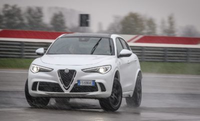 ο σύστημα Q4, το οποίο εξελίχθηκε για τις Alfa Romeo Giulia και Stelvio, αποτελεί ένα από πιο προηγμένα συστήματα τετρακίνησης σε όλο τον κόσμο. Εκτός από τα υψηλά επίπεδα ασφάλειας που προσφέρει, κύριο χαρακτηριστικό του είναι η οδηγική απόλαυση, στοιχείο που η Alfa Romeo αποφάσισε να αποδείξει μέσω ενός ξεχωριστού video, όπου τα δύο αυτοκίνητα κυριολεκτικά χορεύουν στον πάγο. Η δημιουργία των νέων Alfa Romeo Giulia και Stelvio έφερε στο φως μία σειρά προηγμένων τεχνολογικών συστημάτων, πολλά εκ των οποίων αποτελούν αποκλειστικότητα της Ιταλικής εταιρείας. Στόχος η επίτευξη κορυφαίων επιπέδων άνεσης και ασφάλειας, χωρίς να υπονομεύεται στο ελάχιστο η μοναδική οδηγική απόλαυση που αποτελεί κύριο χαρακτηριστικό του DNA της Alfa Romeo. Q4: Ένα πραγματικό έργο τέχνης Όπως και πολλά άλλα μηχανικά μέρη των Giulia και Stelvio, το σύστημα τετρακίνησης Q4 εξελίχθηκε από λευκό χαρτί, έτσι ώστε να ταιριάξει απόλυτα με τον χαρακτήρα των δύο μοντέλων. Ο προηγμένος σχεδιασμός του και ακόμα περισσότερο ο τρόπος λειτουργίας και η αποτελεσματικότητα του, το καθιστούν ένα πραγματικό μηχανολογικό έργο τέχνης. Βασικό χαρακτηριστικό του είναι ότι συνδυάζει ιδανικά την οδηγική απόλαυση ενός αυτοκινήτου με την κίνηση στους πίσω τροχούς με την ασφάλεια και τη σιγουριά που προσφέρει ένα όχημα με την κίνηση σε όλους τους τροχούς. Η καρδιά του συστήματος είναι το Ενεργό Κιβώτιο Μεταφοράς Ροπής (ATC), το οποίο με βάση τις συνθήκες που καταγράφει και αναλύει σε πραγματικό χρόνο (επίπεδο πρόσφυσης, εντολές οδηγού, επιτάχυνση, κτλ.), εξασφαλίζει τη μέγιστη απόδοση έχοντας τη δυνατότητα να μεταφέρει έως και το 50% της ροπής στον εμπρόσθιο άξονα. Τα περισσότερα συστήματα τετρακίνησης στην κατηγορία βασίζονται στη μόνιμη μετάδοση ενός ποσοστού ροπής στο εμπρόσθιο άξονα (π.χ. 70% πίσω - 30% εμπρός σε κανονικές συνθήκες) και μόλις υπάρξει απώλεια πρόσφυσης, η διαφορά ταχύτητας ανάμεσα στους δύο άξονες οδηγεί σε διαφορετική κατανομή (π.χ. 50% πίσω - 50% εμπρός). Αντίθετα το σύστημα Q4 της Alfa Romeo επιτρέπει στο όχημα να λειτουργεί όπως ένα αυτοκίνητο με πίσω κίνηση και στην περίπτωση που κάποιο ελαστικό φτάσει στο όριο της πρόσφυσης του ή σε απότομες αλλαγές πορείας μπορεί ακαριαία να μεταφέρει έως και το 50% της ροπής στον εμπρός άξονα, αποφεύγοντας με αυτό τον τρόπο την απώλεια πρόσφυσης και διασφαλίζοντας τη μέγιστη απόδοση και αποτελεσματικότητα του οχήματος. Η κατανομή της ροπής διαχειρίζεται συνεχώς με εξαιρετική ταχύτητα και ακρίβεια με βάση τα επίπεδα πρόσφυσης και τις εντολές του οδηγού. Χαρακτηριστικό είναι ότι το σύστημα μπορεί να μεταφέρει σχεδόν 1.000Nm ροπής στους εμπρός τροχούς σε λιγότερο από 150χλστ. του δευτερολέπτου και να πέσει και πάλι σε μηδενικά επίπεδα ροπής (όλη η δύναμη μεταφέρεται στους πίσω τροχούς) σε μόλις 120χλστ. Ο σχεδιασμός των μηχανικών μερών είναι αρκετά στιβαρός ώστε το Q4 να λειτουργεί απροβλημάτιστα ακόμα και σε συνθήκες έντονης πίεσης σε πίστα, αλλά παράλληλα και να μην απαιτεί για αυτό το σκοπό κάποιο επιπλέον σύστημα ψύξης. Τέλος ένα μοναδικό στοιχείο του Q4 είναι ότι προσφέρει διαφορετική σχέση μετάδοσης για τους δύο άξονες, χαρακτηριστικό που επιτρέπει την ταχύτερη έξοδο από τις στροφές αφού ο οδηγός μπορεί να ξεκινήσει ταχύτερα να επιταχύνει σε σχέση με τα οχήματα που χρησιμοποιούν συμβατικά συστήματα τετρακίνησης. Αν όλα τα παραπάνω τοποθετούν σε επίπεδο τεχνολογίας και αποτελεσματικότητας το Q4 στην κορυφή των συστημάτων τετρακίνησης, το γεγονός ότι το συνολικό βάρος του συνόλου για τη μετάδοση της κίνησης σε όλους τους τροχούς δεν ξεπερνά το 50 κιλά (συμπεριλαμβανομένου του άξονα μετάδοσης από ανθρακονήματα), καθιστούν το Q4 ένα πραγματικό έργο τέχνης. Χορεύοντας στον πάγο Με ένα ξεχωριστό τρόπο επέλεξε να επιδείξει η Alfa Romeo τις κορυφαίες δυνατότητες του συστήματος Q4. Σε ένα στάδιο χόκεϋ επί πάγου, μία Giulia και μία Stelvio επιδόθηκαν σε μία μοναδική χορογραφία. Για τη δημιουργία του video που αποθανάτισε δεν χρησιμοποιήθηκε κανενός είδους οπτικό εφέ, παρά μόνο και το οδηγικό ταπεραμέντο των δύο μοντέλων. Δείτε εδώ τις Alfa Romeo Giulia & Stelvio να χορεύουν στο ρυθμό του Q4 To Q4 σε fast forward: Tα βασικά στοιχεία του Q4 είναι το Ενεργό Κιβώτιο Ροπής (ATC), ο κατασκευασμένος από ανθρακονήματα άξονας μετάδοσης και το ειδικά σχεδιασμένο εμπρός διαφορικό. Το Q4 προσφέρει την οδηγική απόλαυση ενός πισωκίνητου αυτοκινήτου μεταφέροντας ροπή στον εμπρόσθιο άξονα μόνο όταν το απαιτούν οι συνθήκες. Παράλληλα με αυτό τον τρόπο επιτυγχάνει να έχει μειωμένες απώλειες και κατανάλωση καυσίμου σε σχέση με ένα παραδοσιακό σύστημα τετρακίνησης. Το Ενεργό Κιβώτιο Μεταφοράς Ροπής (ATC) μπορεί να μεταφέρει σε ελάχιστο χρόνο ροπή στους εμπρός τροχούς και αντίστοιχα ακαριαία να μεταφέρει και πάλι την κίνηση αποκλειστικά στους πίσω τροχούς. Έχει πολύ μικρό βάρος και διαστάσεις συμβάλλοντας και με αυτό τον τρόπο στην κορυφαία οδηγική αίσθηση των Giulia και Stelvio. Είναι σχεδιασμένο να λειτουργεί σε ακραίες συνθήκες (π.χ. οδήγηση σε πίστα) χωρίς την ανάγκη εξωτερικής ψύξης. Τα στοιχεία που αποτελούν το σύστημα Q4 δεν χρειάζονται κάποια ειδική συντήρηση.