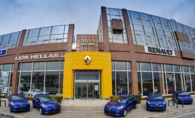 Η TEOREN MOTORS B. Ν. ΘΕΟΧΑΡΑΚΗΣ, αποκλειστικός εισαγωγέας των αυτοκινήτων Renault και Dacia στην Ελλάδα, είχε ανακοινώσει από την πρώτη στιγμή την απόφασή της να προσφέρει δωρεάν πέντε (5) καινούργια αυτοκίνητα Renault Clio, κατόπιν κλήρωσης, ανάμεσα στους πληγέντες από τις πυρκαγιές της Ανατ. Αττικής, ως ελάχιστο δείγμα συμπαράστασης στους συνανθρώπους μας που έχασαν το αυτοκίνητό τους. Η κλήρωση διεξήχθη με επιτυχία και διαύγεια την Τρίτη 11 Δεκεμβρίου 2018 στα κεντρικά γραφεία της εταιρείας και οι 5 τυχεροί νικητές ενημερώθηκαν για να προσκομίσουν τα δικαιολογητικά πιστοποίησης της νίκης τους. Έτσι, με την ολοκλήρωση της διαδικασίας, η TEOREN MOTORS B. Ν. ΘΕΟΧΑΡΑΚΗΣ, την Τετάρτη 9 Ιανουαρίου 2019, διεξήγαγε στις κεντρικές εγκαταστάσεις της, την τελετή παράδοσης των 5 Renault Clio στους νικητές της κλήρωσης. Την εκδήλωση χαιρέτισαν ο Πρόεδρος & Διευθύνων Σύμβουλος της εταιρείας κ. Βασίλειος Θεοχαράκης και η Αντιπρόεδρος & Αναπληρώτρια Διευθύνουσα Σύμβουλος κα Ντένη Θεοχαράκη. Παράλληλα, το παρόν στην εκδήλωση έδωσε το Διοικητικό Συμβούλιο της εταιρείας και τίμησαν με την παρουσία τους ο Αντιπεριφερειάρχης Ανατ. Αττικής κ. Π. Φιλίππου και ο Αντιδήμαρχος Τεχνικών Υπηρεσιών Ραφήνας-Πικερμίου κ. Π. Καλφαντής. Οι οικογένειες των νικητών, εκπρόσωποι του Τύπου καθώς και φίλοι και συνεργάτες της TEOREN MOTORS A.E. πλαισίωσαν την εκδήλωση. Μέσα σε κλίμα συγκίνησης αλλά και αισιοδοξίας, οι νικητές παρέλαβαν τα κλειδιά των νέων τους αυτοκινήτων από τον κ. Βασίλειο Θεοχαράκη. Ευχή όλων η νέα χρονιά να φωτίσει με ελπίδα τη ζωή όσων επλήγησαν από τις πυρκαγιές και να τους φέρει τύχη και ευημερία.