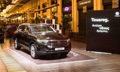 Το νέο Volkswagen Touareg στο Attica-City Link Το νέο Volkswagen Touareg καλωσόρισε τη νέα χρονιά με έναν πολύ ξεχωριστό τρόπο. Η ναυαρχίδα της μάρκας, συμμετείχε στο εορταστικό κλίμα των προηγούμενων ημερών δίνοντας το παρών στο εμπορικό κέντρο Attica-City Link, στην καρδιά της Αθήνας. Μάλιστα, το Touareg θα παραμείνει στη Στοά Σπυρομήλιου μέχρι και την Τετάρτη 16 Ιανουαρίου, δίνοντας την ευκαιρία στους επισκέπτες να γνωρίσουν από κοντά το πολυτελέστερο και τεχνολογικά πιο προηγμένο SUV που έχει κατασκευάσει ποτέ η Volkswagen! To εντυπωσιακό Touareg κάθε άλλο παρά πέρασε απαρατήρητο στο συγκεκριμένο χώρο. Σε ένα από τα πλέον παραδοσιακά «περάσματα» της εμπορικής, καλλιτεχνικής και πνευματικής Αθήνας, το μεγάλο SUV κυριάρχησε με την ιδιαίτερα επιβλητική του παρουσία. Πολύς κόσμος έκανε ένα διάλειμμα από τα εορταστικά ψώνια ή τη διασκέδαση που προσφέρει μία βόλτα στο κέντρο αυτές τις μέρες και είχε την ευκαιρία να γνωρίσει από κοντά το νέο μοντέλο. Το design του Touareg, τόσο στο εξωτερικό όσο και στο εσωτερικό, το Innovision Cockpit, ο συνδυασμός δηλαδή πλήρως ψηφιακού πίνακα οργάνων (οθόνη 12΄΄) με το κορυφαίο σύστημα infotainment Discover Premium (οθόνη 15΄΄), το οποίο προσφέρει όλες τις λειτουργίες πληροφόρησης, επικοινωνίας και χειρισμού, καταργώντας ουσιαστικά τα συμβατικά πλήκτρα και τους διακόπτες, οι άφθονοι χώροι αλλά και η γενικότερη, premium αύρα του μοντέλου ήταν τα βασικά στοιχεία που εντυπωσίασαν και σχολιάστηκαν υπερθετικά. Το νέο Touareg διατίθεται ήδη στην ελληνική αγορά, σε πρώτη φάση με τον τρίλιτρο V6 πετρελαιοκινητήρα. Σε δύο εκδόσεις, με 231 και 286 ίππους, σε πολύ πλούσιο επίπεδο εξοπλισμού, με προτεινόμενες τιμές λιανικής 77.700 € και 84.000 € αντίστοιχα. Στο Attica-City Link, θα βρίσκεται μέχρι και την Τετάρτη 16 Ιανουαρίου ενώ οι ενδιαφερόμενοι μπορούν να το δουν από κοντά και στο δίκτυο επίσημων εμπόρων και εμπορικών αντιπροσώπων της Kosmocar-Volkswagen.