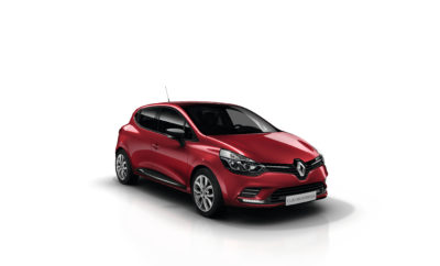 Τα Renault PRO+, η σειρά επαγγελματικών οχημάτων της Renault, επιτυγχάνουν νέο ρεκόρ μεριδίου πωλήσεων στην Ελλάδα, κάτω από την «ομπρέλα» της TEOREN MOTORS A.E. Το 2018 αποδείχτηκε μια θετική χρονιά για τα επαγγελματικά οχήματα του Groupe Renault, καθώς οι πωλήσεις τους αυξήθηκαν κατά 0,9% σε σχέση με το 2017, σε παγκόσμια κλίμακα. Αξίζει μάλιστα να θυμίσουμε ότι, η Renault αφουγκραζόμενη τις μελλοντικές εξελίξεις και απόλυτα προσηλωμένη στο προϊόντικό της πλάνο «Drive the Future 2017-2022», έδωσε ιδιαίτερη έμφαση στην δραστηριότητα των επαγγελματικών, παρουσιάζοντας, στη Διεθνή Έκθεση Αυτοκινήτου του Παρισιού του 2018, το εντυπωσιακό ηλεκτρικό, αυτόνομο, ρομποτικό πρωτότυπο EZ-PRO, που αποτυπώνει με ενθουσιασμό το επαγγελματικό όχημα μεταφορών εμπορευμάτων του μέλλοντός μας. Ο ενθουσιασμός αυτός αποτυπώνεται και στην ελληνική πραγματικότητα, με τη γκάμα επαγγελματικών Renault PRO+ να επιτυγχάνει το 2018 ιστορικά κορυφαία νούμερα, όσον αφορά στο μερίδιο αγοράς. Πιο συγκεκριμένα, με αιχμή του δόρατος το Renault CLIO VAN και με το Renault KANGOO να συμπληρώνει ιδανικά τις προϊοντικές επιλογές του επαγγελματία, η Renault πέτυχε μερίδιο της τάξης του 3,3%, ένα ποσοστό αυξημένο κατά 76,5% σε σχέση με την περυσινή χρονιά. Η αξία αυτής της επίδοσης πολλαπλασιάζεται αν αναλογιστεί κανείς ότι το αποτέλεσμα αυτό επιτυγχάνεται την 3η μόλις χρονιά πλήρους δραστηριότητας της TEOREN MOTORS A.E., αποκλειστικού εισαγωγέα των Renault & Dacia στην Ελλάδα, στα επαγγελματικά. Αξίζει δε να σημειωθεί ότι αν συνυπολογίσουμε την επίδοση της Dacia για το 2018 στα επαγγελματικά, με μερίδιο 1,4%, τότε το συνολικό μερίδιο του Groupe Renault ξεπερνάει το 4,7%, κατατάσσοντας την δραστηριότητα των επαγγελματικών του Groupe Renault στην Ελλάδα στο Top 10 των μαρκών με τις καλύτερες επιδόσεις της χρονιάς. Το Renault CLIO VΑΝ αποτελεί ένα από τα πιο σπορτίφ μοντέλα της κατηγορίας του, με εμφάνιση και αεροδυναμικό προφίλ, ανάλογα του κορυφαίου γαλλικού best seller στο οποίο βασίζεται. Στο εσωτερικό του, η αίσθηση επιβατικού ενισχύεται από την ποιότητα, την εργονομία και τον πλούσιο εξοπλισμό του, ο οποίος απογειώνεται στην έκδοση Business με στοιχεία όπως το σύστημα πολυμέσων Media Nav Evo με οθόνη αφής 7’’. Παράλληλα, ο ειδικά διαμορφωμένος χώρος φόρτωσης με το μεταλλικό διαχωριστικό πλέγμα, την προστατευτική επένδυση δαπέδου κάνει τις μεταφορές πιο απροβλημάτιστες από ποτέ, ενώ το «έξυπνο» κάλυμμα χώρου φόρτωσης κρατάει τα αδιάκριτα βλέμματα μακριά από το φορτίο. Ο κορυφαίος κινητήρας diesel 1.5 dCi με απόδοση 75 ή 90 ίππων, εκτός από υποδειγματική οικονομία και δυναμικές επιδόσεις, ανανεώθηκε ώστε να συμβαδίζει με τα πλέον σύγχρονα πρότυπα εκπομπών ρύπων, που βασίζονται στο πρωτόκολλο μέτρησης WLTP. Αντίστοιχα, το εμβληματικό επαγγελματικό Renault KANGOO, αποτελεί ένα εύγλωττο παράδειγμα της ικανότητας της Renault να ακούει τις ανάγκες του επαγγελματία και να δημιουργεί λύσεις για κάθε απαίτηση, στρατηγική που αποτέλεσε τη βάση της επιτυχίας της. Με δύο επιλογές κινητήρων, 90 & 110 ίππων (1.5 dCi), το KANGOO αποτελεί ουσιαστικά μια πλατφόρμα με 50 πιθανές παραλλαγές και πολλαπλές δυνατότητες μετασκευών, πάντα στην κατηγορία των 750 κιλών ωφέλιμου φορτίου. Αρχής γενομένης από το γεγονός ότι ο επαγγελματίας μπορεί να επιλέξει μεταξύ της έκδοσης με κοντό (Express) ή μακρύ (ΜΑΧΙ) μεταξόνιο, ανοίγονται μπροστά του πολλές επιλογές, που έχουν να κάνουν τόσο με τον ωφέλιμο όγκο (3 – 4,6 μ3) και το μήκος φόρτωσης (1,73 – 2,88 μ.), όσο και με το είδος του διαχωριστικού (αναδιπλούμενο ή κλειστού τύπου), το μονό ή διπλό κάθισμα συνοδηγού ή την προσθήκη μίας ακόμα πλαϊνής συρόμενης πόρτας. Αξίζει να σημειωθεί ότι η γκάμα των επαγγελματικών Renault PRO+ καλύπτεται με εργοστασιακή εγγύηση 5 ετών, καθώς και με την οδική βοήθεια Renault Assistance για 5 χρόνια.