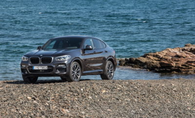 Το BMW Group πέτυχε το όγδοο συνεχόμενο ετήσιο ρεκόρ πωλήσεων με συνολικά 2.490.664 (+1,1%) παραδόσεις οχημάτων BMW, MINI και Rolls-Royce σε όλο τον κόσμο το 2018. Τις καλύτερες πωλήσεις στην ιστορία τους κατέγραψαν η BMW και η Rolls-Royce, ενώ οι πωλήσεις ηλεκτρικών και plug-in υβριδικών μοντέλων BMW και MINI σημείωσαν άνοδο 38,4% συγκριτικά με την προηγούμενη χρονιά. Το αποτέλεσμα πωλήσεων εδραιώνει εκ νέου το BMW Group στην 1η θέση της παγκόσμιας κατάταξης κατασκευαστών πολυτελών αυτοκινήτων. Θετική πρόβλεψη για το 2019: η άνοδος των πωλήσεων αναμένεται να συνεχιστεί. Προσβλέποντας στο επόμενο 12μηνο, το BMW Group εκτιμά ότι τα συνεχιζόμενα λανσαρίσματα προϊόντων θα ευνοήσουν την άνοδο των πωλήσεων. «Αν και αναμένεται να συνεχιστεί το ρευστό περιβάλλον της αγοράς, νέα μοντέλα όπως η νέα BMW X7 και η έβδομη γενιά της BMW Σειράς 3, σε συνδυασμό με μία ακόμα πιο πελατοκεντρική προσέγγιση, θα συμβάλλουν στη συνέχιση της επιτυχημένης πορείας του BMW Group. Αναμένουμε μικρή άνοδο πωλήσεων το 2019, ενώ σαφής στόχος μας παραμένει η κερδοφορία», δήλωσε ο Pieter Nota, Μέλος Δ.Σ. της BMW AG υπεύθυνος Πωλήσεων και Μάρκας BMW. Πωλήσεις ρεκόρ για την BMW το 2018: Ώθηση από τα μοντέλα X και την BMW Σειρά 5. Το 2018, η μάρκα BMW κατέγραψε τις περισσότερες πωλήσεις στην ιστορία της, με συνολικά 2.125.026 (+1,8%) παραδόσεις σε όλο τον κόσμο. Οι μεγαλύτεροι συντελεστές ανόδου ήταν τα μοντέλα BMW X: Χάρη στο λανσάρισμα της BMW X2 από τις αρχές του 2018 και στην επέκταση παραγωγής της BMW X3 σε Κίνα και Ν. Αφρική, επιπλέον των ΗΠΑ, οι συνολικές πωλήσεις της οικογένειας BMW X αυξήθηκαν κατά 12,1% στις 792.590 μονάδες. Αυτό σημαίνει ότι τα δημοφιλή πολυτελή SAV συγκέντρωσαν το 37,3% επί των συνολικών πωλήσεων BMW το 2018 (33,8% το 2017). Ένα ακόμα μοντέλο που αποτέλεσε κινητήρια δύναμη ήταν η BMW Σειρά 5, που κυκλοφόρησε κανονικά σε όλες τις αγορές το 2018. Οι πωλήσεις του παγκοσμίως δημοφιλέστερου πολυτελούς μεγάλου sedan αυξήθηκαν κατά 12,7% το 2018 με συνολικές παραδόσεις 328.997 σε όλο τον κόσμο. «Είμαστε περήφανοι που πετύχαμε το καλύτερο ετήσιο αποτέλεσμα πωλήσεων στην ιστορία μας παρά τις πολυάριθμες σημαντικές αλλαγές μοντέλων και το αρνητικό κλίμα που επικράτησε σε κρίσιμες αγορές» σχολίασε ο Pieter Nota. «Το 2018 λανσαρίστηκαν αρκετά συναρπαστικά νέα μοντέλα, ανάμεσά τους η BMW X2 και η BMW Σειρά 8, καθώς επίσης και η νέα γενιά BMW X4 και BMW X5 και η πολυαναμενόμενη BMW Z4. Είμαι σίγουρος ότι το ‘momentum’ θα συνεχιστεί μέσα στο 2019» σχολίασε ο Nota. Ο στόχος επιτεύχθηκε: πάνω από 140.000 ηλεκτροκίνητα οχήματα παραδόθηκαν το 2018. Η ευρεία γκάμα ηλεκτρικών και plug - in υβριδικών μοντέλων του BMW Group συνεχίζει να προσελκύσει όλο και μεγαλύτερο αριθμό πελατών, επιβεβαιώνοντας τον κορυφαίο ρόλο της εταιρίας στην premium ηλεκτροκίνηση. Συνολικά, 142.617 ηλεκτρικά και plug-in υβριδικά οχήματα BMW και MINI πουλήθηκαν σε όλο τον κόσμο το 2018, αύξηση 38,4% έναντι της προηγούμενης χρονιάς. Η plug-in υβριδική BMW 530e (κατανάλωση καυσίμου στο μικτό κύκλο: 2,3-2,1 l/100 km, κατανάλωση ηλεκτρικής ενέργειας στο μικτό κύκλο: 13,9-13,3 kWh/100 km, εκπομπές CO2 στο μικτό κύκλο: 52-47 g/km) ήταν το ηλεκτροκίνητο όχημα της εταιρίας με τις περισσότερες πωλήσεις το 2018. Συνολικά, 40.260 πουλήθηκαν σε όλο τον κόσμο, συγκεντρώνοντας το 12,2% των παγκόσμιων πωλήσεων της BMW Σειράς 5 sedan. Ήταν επίσης το καλύτερο σε πωλήσεις πολυτελές plug-in υβριδικό όχημα στις ΗΠΑ. Από την άλλη, το MINI Countryman Cooper S E ALL4 (κατανάλωση καυσίμου στο μικτό κύκλο: 2,5-2,4 l/100 km, κατανάλωση ηλεκτρικής ενέργειας στο μικτό κύκλο 13,7-13,4 kWh/100 km, εκπομπές CO2 στο μικτό κύκλο: 56-55 g/km) παραδόθηκε σε 13.219 πελάτες σε όλο τον κόσμο, ποσοστό 13,3% επί των συνολικών πωλήσεων MINI Countryman. Το 2018 ήταν η πέμπτη συνεχόμενη χρονιά με αύξηση των ετήσιων πωλήσεων του BMW i3. Η τοποθέτηση μιας νέας, προαιρετικής, ισχυρότερης μπαταρίας βοήθησε στην άνοδο του i3 κατά 10,6% το 2018 με συνολικές παραδόσεις 34.829 μονάδων σε όλο τον κόσμο. Από το 2013 που λανσαρίστηκε το BMW i3, η εταιρία έχει διευρύνει σημαντικά το portfolio ηλεκτροκίνητων οχημάτων της με επακόλουθη αύξηση των πωλήσεων αυτών των καινοτόμων προϊόντων. «Είμαστε χαρούμενοι που ξεπεράσαμε τον στόχο πωλήσεων των 140.000 ηλεκτρικών και plug-in υβριδικών το 2018 και πιστεύουμε ότι μέχρι το τέλος του 2019, θα κυκλοφορούν στο δρόμο μισό εκατομμύριο τέτοια οχήματα του BMW Group. Μέχρι το 2025, το BMW Group θα έχει τουλάχιστον 25 ηλεκτροκίνητα οχήματα στη γκάμα του, από τα οποία τα 12 θα είναι πλήρως ηλεκτρικά», σχολίασε ο Pieter Nota. Ισχυρή άνοδος στην BMW M GmbH : ο στόχος επιτεύχθηκε δύο χρόνια νωρίτερα. Τα μοντέλα υψηλών επιδόσεων της BMW M GmbH πέτυχαν επίσης νέο ρεκόρ πωλήσεων με πάνω από 100.000 (102.780 / +27,2%) παραδόσεις σε όλο τον κόσμο το 2018, που σημαίνει ότι αυτό το μεγαλεπήβολο ορόσημο επιτεύχθηκε δυο χρόνια νωρίτερα από τον στόχο. Μεταξύ των top sellers είναι η BMW X3 M40i (19.670) (κατανάλωση καυσίμου στο μικτό κύκλο: 8,4 – 8,2 l/100 km, εκπομπές CO2 στο μικτό κύκλο: 193 – 188 g/km), η BMW M2 (13.731) (κατανάλωση καυσίμου στο μικτό κύκλο: 10,0 – 9,0 l/100 km, εκπομπές CO2 στο μικτό κύκλο: 227 – 206 g/km) και η BMW M5 (7.823) (κατανάλωση καυσίμου στο μικτό κύκλο: 10,8 – 10,7 l/100 km, εκπομπές CO2 στο μικτό κύκλο: 246 – 243 g/km). Η MINI περνά στην ηλεκτροκίνηση. Το 2018, οι παραδόσεις οχημάτων MINI σημείωσαν μείωση 2,8% (361.531) συγκριτικά με τις πωλήσεις ρεκόρ του 2017. Το 2019 αναμένεται να είναι μία συναρπαστική χρονιά για τη μάρκα, με το MINI Electric να ετοιμάζεται να κάνει την πρώτη του εμφάνιση προς το τέλος της χρονιάς. «Παρά τις αντίξοες συνθήκες της αγοράς, η MINI είναι μία μάρκα που συνεχίζει να ενθουσιάζει και να εξιτάρει τους πελάτες της. Είμαι σίγουρος ότι ο ερχομός του πολυαναμενόμενου MINI Electric θα ξυπνήσει ακόμα μεγαλύτερο ενθουσιασμό», δήλωσε ο Peter Schwarzenbauer, Μέλος Δ.Σ. της BMW AG, υπεύθυνος για τις μάρκες MINI, Rolls-Royce και BMW Motorrad. Ρεκόρ πωλήσεων: Τα καλύτερα αποτελέσματα στην ιστορία της Rolls - Royce Motor Cars . Το 2018, η Rolls - Royce Motor Cars κατέγραψε ετήσιες πωλήσεις 4.107 μονάδων (+22,2%), τις υψηλότερες στην 115χρονη ιστορία της μάρκας. Η Αμερικανική ήπειρος παρέμεινε η σημαντικότερη αγορά, ενώ οι πωλήσεις σε όλες τις αγορές αυξήθηκαν από την προηγούμενη χρονιά. «Η ζήτηση για όλες τις οικογένειες μοντέλων παρέμεινε υψηλή, με την Phantom να αποτελεί τον κύριο μοχλό ανόδου και την Ghost να αναδεικνύεται best-seller», σχολίασε ο Peter Schwarzenbauer. «Επίσης είμαστε πολύ ευχαριστημένοι από την εξαιρετική υποδοχή της Cullinan παντός εδάφους, με τα πρώτα αυτοκίνητα να έχουν παραδοθεί στους πελάτες πριν τα Χριστούγεννα και μία πολύ ισχυρή ροή παραγγελιών μέχρι το τρίτο τρίμηνο της φετινής χρονιάς», συνέχισε ο Schwarzenbauer. Το 2018 σημειώθηκαν επίσης ρεκόρ παραγγελιών στο πρόγραμμα Bespoke, κάτι που επιβεβαιώνει ότι η Rolls-Royce είναι ένας πραγματικός Οίκος Πολυτέλειας. Για όγδοη συνεχή χρονιά: Η BMW Motorrad πέτυχε νέο ρεκόρ πωλήσεων. Η BMW Motorrad πέτυχε ρεκόρ πωλήσεων για όγδοη συνεχή χρονιά, με τις περισσότερες παραδόσεις μοτοσικλετών και maxi-scooters στην ιστορία της. Οι πωλήσεις σε όλη τη γκάμα αυξήθηκαν κατά 0,9% με συνολικές παραδόσεις 165.566 μονάδων σε όλο το κόσμο. «Το 2018 ήταν μία σημαντική χρονιά για την BMW Motorrad, με εννέα συναρπαστικά και καινοτόμα νέα μοντέλα να μπαίνουν στην παραγωγή», σχολίασε ο Peter Schwarzenbauer. Και συνέχισε: «το λανσάρισμα τόσων πολλών νέων μοντέλων ήταν πρόκληση αλλά είμαστε περήφανοι που τα καταφέραμε, όπως αποδεικνύεται από αυτό το νέο ρεκόρ πωλήσεων. Είμαι σίγουρος ότι η επιτυχία θα συνεχιστεί μέσα στο 2019». Οι πωλήσεις BMW και MINI ανά περιοχή/αγορά. «Πολλές από τις σημαντικότερες αγορές αντιμετώπισαν μεγάλες πολιτικές και οικονομικές προκλήσεις τη χρονιά που μας πέρασε. Ωστόσο, το BMW Group συνεχίζει να δίνει προτεραιότητα στην κερδοφορία έναντι του όγκου καθώς αγωνιζόμαστε για ισορροπημένες πωλήσεις σε όλο τον κόσμο», δήλωσε ο Pieter Nota . Η Ασία έδωσε μεγάλη ώθηση στην αύξηση πωλήσεων της εταιρίας το 2018, με την Ηπειρωτική Κίνα να σημειώνει ισχυρή άνοδο, εν μέρει χάρη στην πλήρη διαθεσιμότητα της BMW Σειράς 5 και στη δημοτικότητα της BMW Σειράς 1 sedan που κατασκευάζεται εκεί. Από την άλλη, η Αμερικανική Ήπειρος έβαλε επίσης το λιθαράκι της στη συνολική αύξηση πωλήσεων του BMW Group, με την BMW να είναι ο μοναδικός επίσημος premium κατασκευαστής που καταφέρνει να αυξήσει τις πωλήσεις του στις ΗΠΑ το 2018. Η συνεχιζόμενη πολιτική και οικονομική αβεβαιότητα σε αρκετές αγορές έφερε τις συνολικές πωλήσεις BMW και MINI στην Ευρώπη στο ίδιο υψηλό επίπεδο με την προηγούμενη χρονιά. Το BMW Group ήταν ο Νο1 premium κατασκευαστής στη Βρετανία, όπου η εταιρία αύξησε επίσης το μερίδιό της στην αγορά. Αύξηση μεριδίου αγοράς επιτεύχθηκε και στη Γερμανία, όπου οι συνολικές πωλήσεις BMW και MINI το 2018 ήταν υψηλότερες από το 2017. Δεκέμβριος 2018 Συγκριτικά με το 2017 % Το 2018 Συγκριτικά με το 2017 % Ευρώπη 97.568 -5,2 1.097.654 -0,3 - Γερμανία* 29.400 -0,1 319.134 +2.5 - Βρετανία 21.766 +2,8 237.895 -1,4 Ασία 84.716 +8,8 874.828 +3,2 - Κίνα (Ηπειρωτική) 62.895 +20,9 639.953 +7,7 - Ιαπωνία 8.664 +2,5 78.001 -2,0 Αμερική 45.176 -5,9 456.325 +1,4 - ΗΠΑ 37.154 -4,4 354.698 +0,5 Λατινική Αμερ. 5.107 -6,3 54.858 +8,1 * Προκαταρκτικές τιμές ταξινομήσεων Πωλήσεις BMW Group το Δεκέμβριο/ Όλο το 2018. Δεκέμβριος 2018 Συγκριτικά με το 2017 % Το 2018 Συγκριτικά με το 2017 % BMW Group Αυτοκίνητα 232.505 -0,7 2.490.664 +1,1 BMW 198.395 +1,3 2.125.026 +1,8 - BMW M GmbH* 10.268 +8,0 102.780 +27,2 MINI 33.432 -11,3 361.531 -2,8 Rolls-Royce 17.252 +30,0 142.617 +38,4 BMW Group Ηλεκτρικά** 678 +55,9 4.107 +22,2 BMW Motorrad 13.385 +13,1 165.566 +0,9 **BMW i, BMW iPerformance, MINI Electric Πρόβλεψη πωλήσεων για το 2019. Το BMW Group προβλέπει ελαφρά αύξηση των συνολικών πωλήσεων το 2019, περίπου 5%. Το γενικά καλό οικονομικό περιβάλλον και οι θετικές προβλέψεις για την πολυτελή κατηγορία, σε συνδυασμό με τα νέα μοντέλα, όπως η αναβαθμισμένη και επεκτεινόμενη οικογένεια X, αναμένεται να υποστηρίξουν την άνοδο πωλήσεων το 2019. Ωστόσο, οι πολιτικές και οικονομικές συνθήκες αναμένεται να παραμείνουν ευμετάβλητες, κάτι που μπορεί να έχει επιπτώσεις στην αγορά του αυτοκινήτου. Στην Ηπειρωτική Κίνα, το BMW Group προβλέπει ισχυρή αύξηση πωλήσεων το 2019. Ενώ η Κινεζική αγορά έχει ομαλοποιηθεί, εκτιμάται ότι η premium κατηγορία παρουσιάζει καλές προοπτικές ανάπτυξης. Τα μοντέλα BMW που κατασκευάζονται τοπικά θα παραμείνουν βασικοί μοχλοί αύξησης, κυρίως η BMW X3, που θα είναι πλήρως διαθέσιμη το 2019, με την παραγωγή της να έχει ξεκινήσει στην Κίνα τον Ιούνιο του 2018. Στην Ευρώπη, το BMW Group προβλέπει μικρή αύξηση πωλήσεων το 2019, αν και ανάλογα με τις οικονομικές εξελίξεις στην περιοχή, δεν μπορούμε να αποκλείσουμε ότι ο όγκος πωλήσεων μπορεί να παραμένει στα περσινά επίπεδα. Αν και η συνολική αγορά αυτοκινήτου στις ΗΠΑ φαίνεται να έχει πιάσει κορυφή, οι προβλέψεις για την πολυτελή κατηγορία δείχνουν προοπτικές ανόδου για το 2019. Δεδομένης της θετικής πρόβλεψης τόσο για την αγορά πολυτελών οχημάτων όσο και για τη συνολική οικονομία, το BMW Group φιλοδοξεί σε μικρή αύξηση πωλήσεων, κάτι στο οποίο θα βοηθήσει η ανανεωμένη γκάμα των SUV.