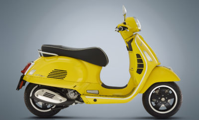 Η Vespa GTS θα μείνει στην ιστορία ως ένα από τα πλέον αγαπημένα και δημοφιλή δίκυκλα στον κόσμο, διάδοχος της θρυλικής “Vespone” - αυτό το όνομα είχε δοθεί στις Vespa με μεγαλύτερων διαστάσεων ατσάλινο σώμα. Μοντέλα που είχαν σχεδιαστεί για στυλάτη αστική μετακίνηση αλλά ήταν πάντα έτοιμες για ταξίδια, χάρη στους πιο δυνατούς κινητήρες τους. Η οικογένεια των μεγάλων Vespa έκανε την πρώτη της εμφάνιση το 2003, με την παρουσίαση των Vespa GT 125 και 200 και το 2005 μεγάλωσε, με την εμφάνιση του μοντέλου GTS 250, το οποίο ακολούθησαν εκδόσεις με κινητήρα μέχρι και 300 κ.εκ. Το 2016, στην οικογένεια Vespa GTS προστέθηκαν οι κινητήρες i-get 125 και 150 κ.εκ. Για το 2019, ολόκληρη η γκάμα Vespa GTS βελτιώνεται ακόμη περισσότερο, με μια σειρά από αναβαθμίσεις σε ότι αφορά τις επιδόσεις, την άνεση και το στυλ. Η νέα γκάμα Vespa GTS με πλούσιο βασικό εξοπλισμό, περιλαμβάνει πέντε εκδόσεις: Vespa GTS, GTS Touring, GTS Super, GTS SuperSport και την ολοκαίνουρια τεχνολογικά προηγμένη Vespa GTS SuperTech, η οποία διαθέτει έγχρωμη οθόνη TFT που μεγιστοποιεί τη συνδεσιμότητα με smartphone, μέσω του συστήματος VESPA MIA. Δύο διαστάσεις κινητήρα είναι διαθέσιμες. Στον ήδη γνωστό και αγαπημένο μονοκύλινδρο κινητήρα 125 i-get, προστίθεται και ο νέος υψηλών επιδόσεων 300 hpe (High Performance Engine), που είναι το αποτέλεσμα της πιο πρόσφατης τεχνολογίας του Piaggio Group. Στόχος αυτής της προηγμένης τεχνολογίας, είναι η δημιουργία ακόμα πιο προηγμένων αποδοτικών κινητήρων που θα εστιάζουν στη μείωση των ρύπων και της κατανάλωσης καυσίμου. Με ισχύ που ξεπερνά τους 23 ίππους, αυτός είναι ο πιο ισχυρός κινητήρας που έχει τοποθετηθεί σε Vespa. Σχεδίαση: παράδοση και σύγχρονα στυλιστικά στοιχεία Η στυλιστική εξέλιξη της Vespa GTS ακολουθούσε πάντα την παράδοση, επιτυγχάνοντας μια μοναδική ισορροπία μεταξύ παράδοσης και σύγχρονων στοιχείων στο ατσάλινο σώμα της. Απόδειξη αποτελούν οι πολλές τροποποιήσεις που έγιναν για την ανανέωση της εμφάνισης της νέας Vespa GTS. Το όχημα ξεχωρίζει από τα προηγούμενα μοντέλα, ενώ παράλληλα διατηρεί τις βασικές σχεδιαστικές του γραμμές: ο προβολέας και τα πίσω φώτα τώρα ενσωματώνουν πλήρη τεχνολογία LED, μια λύση που συμβάλλει στην αύξηση της ενεργητικής ασφάλειας. Στο μπροστινό μέρος τοποθετήθηκε ανασχεδιασμένη ποδιά, η οποία φέρει στο κέντρο της τη χαρακτηριστική «γραβάτα», επιμηκυμένη και τονισμένη με τρία διακοσμητικά στοιχεία. Νέο είναι και το σχήμα του τιμονιού, το επιχρωμιωμένο έμβλημα του μπροστινού φτερού, οι καθρέπτες και οι γρίλιες στις πλευρές της ποδιάς, που χαρακτηρίζονται από ένα νέο κυψελωτό μοτίβο. Στο πίσω μέρος ανανεώθηκαν και τα πλαϊνά καπάκια, ενώ οι εκδόσεις με κινητήρα 300 HPE ξεχωρίζουν από τα νέα καλύμματα του στροφαλοφόρου άξονα και του τελικού της εξάτμισης. Θρυλικά, αλλά και ακόμη πιο βελτιωμένα επίπεδα άνεσης Η τέλεια εργονομία και η φυσική θέση οδήγησης συμβάλλουν διαχρονικά στην άνεση, την απόλαυση και την ευκολία στην οδήγηση κάθε μοντέλου Vespa, για όλους τους αναβάτες. Η νέα Vespa GTS τονίζει ακόμη περισσότερο την ισχυρή ταξιδιωτική παράδοση που χαρακτηρίζει όλες τις μεγάλες Vespa. Διαθέτει μια νέα σέλα που εξασφαλίζει μεγαλύτερη άνεση για τον αναβάτη και τον συνεπιβάτη. Αυτό επετεύχθη χάρη στα βελτιωμένα εργονομικά στοιχεία και τη χρήση νέων υλικών στο αφρώδες υλικό και το κάλυμμα της σέλας. Ένας μεγάλος χώρος αποθήκευσης κάτω από τη σέλα παρέχει άφθονο διαθέσιμο χώρο, αρκετό για δύο κράνη Vespa Visor 3.0 demi-jet και άλλες αποσκευές. Το πρακτικό ντουλαπάκι ενισχύει ακόμη περισσότερο την ικανότητα μεταφοράς αποσκευών. Μέσα στο ντουλαπάκι υπάρχει θύρα USB για τη φόρτιση ηλεκτρονικών συσκευών. Κινητήρας Piaggio 300 hpe: η πιο ισχυρή Vespa όλων των εποχών Η νέα Vespa GTS είναι εφοδιασμένη με την πιο πρόσφατη έκδοση του 4-χρονου, 4-βάλβιδου, υγρόψυκτου, μονοκύλινδρου κινητήρα 300 κ.εκ. με ηλεκτρονικό ψεκασμό. Είναι το αποτέλεσμα της εμπειρίας του τμήματος έρευνας και εξέλιξης του Piaggio Group και είναι γνωστός ως 300 hpe (High Performance Engine). Ο κινητήρας έχει σχεδιαστεί για αυξημένες επιδόσεις, με παράλληλη μείωση της κατανάλωσης καυσίμου. Συγκριτικά με τον προηγούμενης γενιάς κινητήρα, αποδίδει μέγιστη ισχύ 17.5 kW (23.8 CV) στις 8250 σ.α.λ. που σημαίνει 12% αύξηση ισχύος, ενώ η μέγιστη ροπή φτάνει τα 26 Nm στις 5250 σ.α.λ. και έχει αυξηθεί κατά 18%. Αυτές οι αναβαθμίσεις συνδυάζονται με σημαντική μείωση στην κατανάλωση, με αύξηση από 29,4 χλμ./λτ. σε 31 χλμ./λτ, βάσει του κύκλου μέτρησης WMTC. Πρόκειται για τον πιο ισχυρό κινητήρα που έχει τοποθετηθεί ποτέ σε Vespa. Αυτό το αποτέλεσμα επετεύχθη χάρη στην προσοχή που δόθηκε από τους τεχνικούς της Piaggio σε μια πολύ μεγάλη σειρά εξαρτημάτων. Στόχος ήταν η βέλτιστη θερμοδυναμική απόδοση και η μείωση της τριβής. Η προσαρμογή νέας κεφαλής και εμβόλου με ανασχεδιασμένη αρχιτεκτονική είχε ως αποτέλεσμα έναν πολύ αποδοτικό θάλαμο καύσης, ο οποίος επωφελείται επίσης από βαλβίδες και αυλούς μεγαλύτερης διαμέτρου εντός της κεφαλής. Το σύστημα μονού εκκεντροφόρου άξονα παρέχει βελτιωμένο χρονισμό και μεγαλύτερη ταχύτητα ανοίγματος των βαλβίδων. Η τοποθέτηση νέου υψηλής πίεσης μπεκ πολλαπλών οπών συμβάλει στη βελτιωμένη καύση. Η πιο μεγάλη εισαγωγή βελτιώνει την απόδοση της ροπής στις χαμηλές στροφές και εξασφαλίζει ομαλή λειτουργία σε όλο το φάσμα των στροφών. Η μετάδοση άλλαξε δραστικά. Το σύστημα CVT διαθέτει νέο ιμάντα, νέα γεωμετρία και νέα υλικά. Όλα καλύπτονται από νέο κάλυμμα από ηχομονωτικό υλικό που παρέχει μείωση των μηχανικών θορύβων. Το σύστημα συνδυάζεται με νέο πιο ανθεκτική καμπάνα συμπλέκτη. Ο κινητήρας ελέγχεται από την τελευταίας γενιάς μονάδα ECU MIUG4 της Magneti Marelli, η οποία είναι ήδη συμβατή με τις μελλοντικές προδιαγραφές Euro 5. Κινητήρας 125 i-get Όλα τα μοντέλα της γκάμας Vespa GTS είναι διαθέσιμα και με κινητήρα 125 i-get, ο οποίος διαθέτει ηλεκτρονικό ψεκασμό καυσίμου, τέσσερις βαλβίδες και υγρόψυξη. Είναι ο κινητήρας που κυριαρχεί στην κατηγορία σε ό,τι αφορά τις επιδόσεις και τον σεβασμό προς το περιβάλλον. Οι κινητήρες της οικογένειας i-get ξεχωρίζουν από το σύστημα Start & Stop που είναι κατοχυρωμένο από την Piaggio με την ονομασία RISS (Regulator Inverter Start & Stop System). Το σύστημα αντικαθιστά το παραδοσιακό μοτέρ μίζας με μια ηλεκτρική μονάδα χωρίς ψήκτρες, τοποθετημένη απευθείας πάνω στον στροφαλοφόρο άξονα. Υπάρχουν πολλά πλεονεκτήματα όπως είναι η πιο αθόρυβη εκκίνηση, η πιο ελαφριά αίσθηση, η αξιοπιστία και η χαμηλότερη κατανάλωση καυσίμου. Το σύστημα Start & Stop της Piaggio σβήνει τον κινητήρα 3 έως 7 δευτερόλεπτα αφού ακινητοποιηθεί το όχημα (ανάλογα με το αν ο κινητήρας έχει φτάσει ή όχι στη σωστή θερμοκρασία λειτουργίας). Ένα μικρό άνοιγμα του γκαζιού είναι αρκετό για την άμεση επανεκκίνηση του κινητήρα, εντελώς αθόρυβα, με δεδομένη την απουσία της παραδοσιακής μίζας. Αν το πλαϊνό σταντ είναι κατεβασμένο ή ο αισθητήρας κλίσης είναι ενεργοποιημένος, η ηλεκτρονική μονάδα ελέγχου παρακάμπτει τη λειτουργία Start & Stop, που σημαίνει ότι ο κινητήρας απενεργοποιείται και δεν επανεκκινείται αυτόματα. Ο κινητήρας 125 i-get αποδίδει ισχύ 9 kW στις 8250 σ.α.λ. Όταν μεταφέρεται στον δρόμο, αυτή η ισχύς εκφράζει την εξαιρετική λειτουργία του κινητήρα, ο οποίος σχεδιάστηκε για να καλύψει τις καθημερινές ανάγκες των αναβατών σε αστικό περιβάλλον. Οι συνθήκες οδήγησης στην πόλη χαρακτηρίζονται από συχνές εκκινήσεις και στάσεις που απαιτούν ευελιξία, γρήγορη επιτάχυνση και ομαλή λειτουργία. Και τα τρία στοιχεία εξασφαλίζονται από την εξαιρετική απόδοση της ροπής (11.1 Nm στις 6750 σ.α.λ.), που επιτρέπει στη Vespa GTS να αποδίδει εξαιρετικά κατά την εκκίνηση από στάση και την επιτάχυνση. Όλα τα παραπάνω χαρακτηριστικά συνδυάζονται με κατανάλωση καυσίμου 40 χλμ./λτ., βάσει του κύκλου μέτρησης WMTC. Τεχνικά χαρακτηριστικά που παρέχουν μέγιστη ασφάλεια Το πλαίσιο της Vespa GTS, όπως σε όλες της Vespa από το 1946 μέχρι σήμερα, είναι κατασκευασμένο από ατσάλι, για ασύγκριτη ανθεκτικότητα, αλλά και υψηλά επίπεδα ασφάλειας και δυναμισμού. Το αποτέλεσμα είναι η εξαιρετική αίσθηση στην οδήγηση, μέσα στην πόλη και στους επαρχιακούς δρόμους: ένας μοναδικός συνδυασμός ευελιξίας και κρατήματος, χάρη και στα φαρδιά ελαστικά στους τροχούς 12 ιντσών. Το σύστημα πέδησης με δύο δισκόφρενα εξασφαλίζει ποιοτικό φρενάρισμα ακόμη και σε γρήγορους ρυθμούς οδήγησης και έχει γραμμική απόδοση που θα εκτιμήσουν ιδιαίτερα οι μικρότερης εμπειρίας αναβάτες. Το Piaggio Group είναι ο πρώτος κατασκευαστής που παρουσιάζει ηλεκτρονικό έλεγχο πρόσφυσης ASR σε σκούτερ. Αυτό το σύστημα αποτροπής του σπιναρίσματος των τροχών ήταν διαθέσιμο μόνο σε προηγμένης τεχνολογίας μοτοσυκλέτες. Το πακέτο ηλεκτρονικού ελέγχου συμπληρώνεται από το σύστημα αντιμπλοκαρίσματος των τροχών ABS. Το σύστημα ABS περιλαμβάνεται στον βασικό εξοπλισμό όλων των μοντέλων της οικογένειας Vespa GTS, ενώ το ASR στην 300 Hpe. VESPA MIA, για πλήρης διασύνδεση Το σύστημα συνδεσιμότητας VESPA MIA επιτρέπει τη σύνδεση smartphone με το ηλεκτρονικό σύστημα της Vespa GTS μέσω Bluetooth, προσφέροντας αποκλειστικές λειτουργίες για μια πιο ευχάριστη και διασκεδαστική εμπειρία οδήγησης. Το VESPA MIA και η νέα εφαρμογή Vespa (Vespa App) έχουν σχεδιαστεί ειδικά για σύνδεση κινητών τηλέφωνων iOS και Android με τα τελευταία μοντέλα Vespa που διαθέτουν οθόνη οργάνων TFT, τις Vespa Elettrica, Vespa Primavera S και Vespa Sprint S, καθώς και το ολοκαίνουριο μοντέλο της γκάμας Vespa GTS, την έκδοση SuperTech. Μόλις συνδεθεί το smartphone με τη Vespa GTS SuperTech μέσω της Vespa App που είναι διαθέσιμη στα App Store και Google Play, στο κέντρο της οθόνης TFT εμφανίζονται ειδοποιήσεις που σχετίζονται με εισερχόμενες κλήσεις και μηνύματα. Το σύστημα επιτρέπει τη διαχείριση των κλήσεων μέσω ενός πρακτικού joystick που βρίσκεται στο δεξί χειριστήριο, αλλά και τη χρήση φωνητικών εντολών για την πραγματοποίηση κλήσεων ή την επιλογή μουσικής από λίστα. Για να απολαύσετε πλήρως όλες αυτές τις λειτουργίες της Vespa GTS SuperTech, διατίθεται ως αξεσουάρ ένα ειδικά σχεδιασμένο κράνος Jet με ενσωματωμένα ακουστικά και ενδοεπικοινωνία Bluetooth. Η οθόνη λειτουργεί και ως σύστημα πλοήγησης που θα συντροφεύσει τον αναβάτη σε κάθε άγνωστη διαδρομή, που έχει προηγουμένως οριστεί στη Vespa App, με οδηγίες κατεύθυνσης και πληροφοριακά εικονίδια. Το σύστημα VESPA MIA είναι διαθέσιμο στον βασικό εξοπλισμό της Vespa GTS SuperTech και προτείνεται ως αξεσουάρ για τα υπόλοιπα μοντέλα της νέας γκάμας Vespa GTS. Επιπλέον των υπόλοιπων λειτουργιών infotainment και πλοήγησης που χρησιμοποιούν την οθόνη TFT, η Vespa App είναι επίσης μια εξαιρετική πηγή πληροφοριών σχετικά με την κατάσταση του οχήματος, τις παραμέτρους οδήγησης και τα στατιστικά κάθε διαδρομής. Οι πληροφορίες μπορούν να εμφανιστούν και στην οθόνη του smartphone. Η τεχνολογία VESPA MIA βελτιστοποιεί την ευχρηστία της Vespa GTS στην πόλη, αλλά και έξω από αυτή αναβαθμίζοντας την εμπειρία οδήγησης. Εκδόσεις και χρώματα Η κλασική έκδοση Vespa GTS διατίθεται στο γκρι “Grigio Dolomiti” και σε δύο νέα χρώματα πράσινο “Verde Relax” και μπλε “Blu Energia”. Πάνω σε αυτή τη βάση στηρίζεται η περιπετειώδης Vespa GTS Touring που αποτίνει φόρο τιμής στο ταξιδιωτικό παρελθόν της Vespa. Εκατομμύρια Vespa με ταξιδιωτικό εξοπλισμό, έχουν ταξιδέψει στους αυτοκινητόδρομους του κόσμου και έχουν δώσει σε ολόκληρες γενιές αναβατών, την ευκαιρία να γνωριστούν μεταξύ τους, να διευρύνουν τα όριά τους και να ανακαλύψουν νέους τόπους και κουλτούρες. Η Vespa GTS Touring ξεχωρίζει από τον επιβλητικό της ανεμοθώρακα που παρέχει προστασία και χάρη στις μειωμένες διαστάσεις του, δεν επηρεάζει την κομψότητα του οχήματος. Η οπίσθια σχάρα μεταφοράς αποσκευών σε συνδυασμό με τον μεγάλο χώρο αποθήκευσης κάτω από τη σέλα, εξασφαλίζει εξαιρετικές δυνατότητες φόρτωσης. Η Vespa GTS Touring είναι διαθέσιμη σε κόκκινο “Rosso Vignola” και στο νέο πράσινο “Verde Bosco”. Διαθέτει εκλεπτυσμένη επένδυση σέλας και ειδικής σχεδίασης σήμα στο εσωτερικό της ποδιάς. Η έκδοση GTS Super ενσωματώνει τις τυπικές αξίες της Vespa GTS, όπως είναι το στυλ, η άνεση και η ασφάλεια, καθώς και τα υψηλά επίπεδα σπορ επιδόσεων. Είναι η απόγονος θρυλικών σπορ μοντέλων όπως είναι οι Vespa GS 150 του 1955, η Vespa 180 SS του 1965 και η T5 “Pole Position” του 1985. Είναι άμεσα αναγνωρίσιμη από τους μαύρους τροχούς με ασημί φινίρισμα και από την όμορφου σχήματος σέλα με διπλή επένδυση και κορδόνι. Διατίθεται στα τέσσερα χρώματα λευκό “Bianco Innocenza”, μαύρο “Nero Lucido”, κόκκινο “Rosso Passione” και στο νέο κίτρινο “Giallo Estate”. Η Vespa GTS SuperSport εκφράζει στο μέγιστο την σπορ διάθεση της Vespa και έχει εξαιρετικά έντονο χαρακτήρα, ο οποίος εκφράζεται από τους κατάμαυρους τροχούς, τα δύο τολμηρά ματ χρώματα γκρι “Grigio Titanio” και το νέο μπλε “Blu Vivace” και από τα νέα ειδικής σχεδίασης γραφικά. Όπως ισχύει και για την έκδοση Super, η GTS SuperSport διαθέτει σέλα με διπλή επένδυση και φινίρισμα με κορδόνι. Η νέα Vespa GTS SuperTech είναι εφοδιασμένη με ό,τι καλύτερο διαθέτει η γκάμα Vespa GTS, η απόλυτη έκφραση σπορ δυνατοτήτων και τεχνολογίας. Η GTS SuperTech είναι η πρώτη μεγάλων διαστάσεων Vespa που διαθέτει πλήρως ψηφιακό πίνακα οργάνων, χάρη στην έγχρωμη οθόνη 4.3" TFT. Ο πίνακας οργάνων εμφανίζει όλες τις κλασικές πληροφορίες όπως είναι η ταχύτητα, ο ολικός και μερικός χιλιομετρητής, η θερμοκρασία περιβάλλοντος και η στάθμη του καυσίμου, αλλά λειτουργεί και ως οθόνη του συστήματος συνδεσιμότητας με smartphone VESPA MIA. Αισθητικά, η Vespa GTS SuperTech χαρακτηρίζεται από ένα αποκλειστικό ματ φινίρισμα στους τροχούς, και τις γρίλιες της «γραβάτας» στην ποδιά. Το κίτρινο ελατήριο της μπροστινής ανάρτησης είναι ένα αυθεντικό στοιχείο που παρέχει αρμονική αντίθεση με τα δύο διαθέσιμα χρώματα μαύρο “Nero Volcano” και γκρι “Grigio Materia”. Ακόμα και η σέλα διαθέτει “Hi-tech” πινελιές, με το διπλό υλικό και τη δίχρωμη ραφή με κίτρινα τμήματα. Τιμές Οι παρακάτω εκδόσεις από την γκάμα Vespa GTS – RST19 είναι διαθέσιμες στα σημεία πώλησης Vespa στις ενδεικτικές τιμές: Vespa GTS RST19 125 : 3.840 € Vespa GTS RST19 125 Super : 4.030 € Vespa GTS RST19 300 Hpe : 4.470 € Vespa GTS RST19 300 Hpe Super : 4.830 € Οι υπόλοιπες εκδόσεις αναμένονται μέσα στους επόμενους μήνες του 2019. Αξεσουάρ Ακολουθώντας την παράδοση Vespa, η νέα GTS διαθέτει μια ευρεία σειρά από αξεσουάρ, με τα οποία ο ιδιοκτήτης μπορεί να κάνει τις δικές του αισθητικές παρεμβάσεις και να αυξήσει τα επίπεδα άνεσης και λειτουργικότητας. To βαλιτσάκι διαθέτει αρκετό χώρο για ένα full-face κράνος ή για δύο κράνη jet. Είναι βαμμένο στα χρώματα του οχήματος και διαθέτει πλάτη συνεπιβάτη στο υλικό και χρώμα της σέλας για μεγαλύτερη άνεση στον συνεπιβάτη. Οι χρωμιωμένες σχάρες μπροστά και πίσω συγκαταλέγονται στα πιο δημοφιλή αξεσουάρ. Τονίζουν με τον καλύτερο τρόπο την προσωπικότητα της Vespa, καθώς και την μακρά ταξιδιωτική της ιστορία. Ο χρωμιωμένος περιμετρικός προφυλακτήρας είναι ένα μόνο από τα χρωμιωμένα αξεσουάρ που εξασφαλίζουν μέγιστη προστασία, αλλά και έντονη προσωπικότητα. Για μια επιπλέον πινελιά κομψότητας, μια εξολοκλήρου κατασκευασμένη στην Ιταλία σκούρα καφέ σέλα από αληθινό δέρμα είναι διαθέσιμη. Η προστασία του οδηγού εξασφαλίζεται από τον ιδιαίτερα ανθεκτικό σε χτυπήματα ανεμοθώρακα από μεθακρυλικό υλικό και από το υψηλής ποιότητας και μικρών διαστάσεων σπορ παρμπρίζ (διάφανο ή ματ). Η προστασία ποδιών είναι κατασκευασμένη από θερμικό υλικό και είναι εύκολη στην τοποθέτηση. Παρέχει προστασία και άνεση καθ’ όλη τη διάρκεια του χρόνου. Στη γκάμα των αξεσουάρ περιλαμβάνονται επίσης, αντιολισθητικό αδιάβροχο ταπέτο, κουκούλες οχήματος για εξωτερικό και εσωτερικό χώρο, μηχανικό αντικλεπτικό σύστημα, τσάντα για το εσωτερικό της βαλίτσας, ιμάντες σχάρας αποσκευών και βάση smartphone. Για τις εκδόσεις Super and SuperSport και εκτός από τους περιμετρικούς προφυλακτήρες και τις σχάρες σε μαύρο ματ χρώμα, είναι διαθέσιμη και σπορ σέλα από δύο τεχνικά υλικά και αναβαθμισμένες λεπτομέρειες από αλουμίνιο, για μια πιο σπορ εμφάνιση. Στα διαθέσιμα αξεσουάρ περιλαμβάνονται επίσης παρμπρίζ, πουλάδα φτερού, καθρέπτες και κιτ τιμονιού στο οποίο περιλαμβάνονται μανέτες φρένου, χειρολαβές και αντίβαρα από σφυρήλατο αλουμίνιο.   Vespa GTS 125 - Τεχνικά Χαρακτηριστικά ΚΙΝΗΤΗΡΑΣ Τύπος Μονοκύλινδρος, 4-χρονος Piaggio i-get με σύστημα “Start & Stop” Κυβισμός 124,7 cc Διάμετρος x Διαδρομή 52 mm x 58,7 mm Μέγιστη Ισχύς στο στρόφαλο 9 kW στις 8250 στροφές/λεπτό Μέγιστη ροπή 11,1 Nm στις 6750 στροφές/λεπτό Σύστημα καυσίμου Ηλεκτρονικός ψεκασμός Ανάφλεξη Ηλεκτρονική με μεταβλητό αβάνς Σύστημα ψύξης Με υγρό Λίπανση Υγρό κάρτερ Κιβώτιο Αυτόματη μετάδοση CVT με διαχειριστή ροπής Συμπλέκτης Αυτόματος φυγοκεντρικός ξηρός συμπλέκτης ΟΧΗΜΑ Πλαίσιο Από φύλλα χάλυβα με συγκολλητές ενισχύσεις Εμπρός Ανάρτηση Μονόμπρατσο υδραυλικό αμορτισέρ με ελατήριο Πίσω Ανάρτηση Aιωρούμενος βραχίονας με δύο υδραυλικά αμορτισέρ διπλής ενέργειας, ρυθμιζόμενης προφόρτισης 4 θέσεων Εμπρός φρένο Υδραυλικό δισκόφρενο ø 220 mm Πίσω φρένο Υδραυλικό δισκόφρενο ø 220 mm 2-κάναλο σύστημα ABS Εμπρός ελαστικό Χωρίς αεροθάλαμο 120/70 - 12" Πίσω ελαστικό Χωρίς αεροθάλαμο 130/70 - 12" ΔΙΑΣΤΑΣΕΙΣ Μήκος/Πλάτος 1950/755 mm Μεταξόνιο 1380 mm Ύψος σέλας 790 mm Χωρητικότητα ρεζερβουάρ 7 λίτρα Έγκριση τύπου Euro 4 Εκπομπές CO2 60 g/km Κατανάλωση (κύκλος WMTC) 2,4 l/100 km Vespa GTS 300 hpe - Τεχνικά Χαρακτηριστικά ΚΙΝΗΤΗΡΑΣ Τύπος Μονοκύλινδρος 4-χρονος Piaggio hpe Κυβισμός 278 cc Διάμετρος x Διαδρομή 75 mm x 63 mm Μέγιστη Ισχύς στο στρόφαλο 17,5 kW (23,8 CV) στις 8250 στροφές/λεπτό Μέγιστη ροπή 26 Nm στις 5250 στροφές/λεπτό Σύστημα καυσίμου Ηλεκτρονικός ψεκασμός Ανάφλεξη Ηλεκτρονική με μεταβλητό αβάνς Σύστημα ψύξης Με υγρό Λίπανση Υγρό κάρτερ Κιβώτιο Αυτόματη μετάδοση CVT με διαχειριστή ροπής Συμπλέκτης Αυτόματος φυγοκεντρικός ξηρός συμπλέκτης ΟΧΗΜΑ Πλαίσιο Από φύλλα χάλυβα με συγκολλητές ενισχύσεις Εμπρός Ανάρτηση Μονόμπρατσο υδραυλικό αμορτισέρ με ελατήριο Πίσω Ανάρτηση Aιωρούμενος βραχίονας με δύο υδραυλικά αμορτισέρ διπλής ενέργειας, ρυθμιζόμενης προφόρτισης 4 θέσεων Εμπρός φρένο Υδραυλικό δισκόφρενο ø 220 mm Πίσω φρένο Υδραυλικό δισκόφρενο ø 220 mm 2-κάναλο σύστημα ABS και σύστημα ASR Εμπρός ελαστικό Χωρίς αεροθάλαμο 120/70 - 12” Πίσω ελαστικό Χωρίς αεροθάλαμο 130/70 - 12” ΔΙΑΣΤΑΣΕΙΣ Μήκος/Πλάτος 1950/755 mm Μεταξόνιο 1380 mm Ύψος σέλας 790 mm Χωρητικότητα ρεζερβουάρ 7 λίτρα Έγκριση τύπου Euro 4 Εκπομπές CO2 74 g/km Κατανάλωση (κύκλος WMTC) 31 km/l