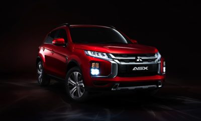 Η Mitsubishi Motors Corporation (MMC) θα παρουσιάσει σε παγκόσμια πρεμιέρα το compact SUV ASX Μ.Υ. 2020 (RVR ή Outlander Sport σε μερικές αγορές) στην 89η Διεθνή Έκθεση Αυτοκινήτου της Γενεύης*1 που θα πραγματοποιηθεί 5 -17 Μαρτίου. Από το 2009 που παρουσιάστηκε, το ASX έχει πουλήσει σχεδόν 1,32 εκατομμύρια μονάδες σε 90 χώρες περίπου. Οι μεγαλύτερες αγορές είναι Β. Αμερική, Ευρώπη, Αυστραλία και Κίνα. Αυτή τη στιγμή τρίτο σε πωλήσεις μοντέλο της MMC, το ASX παίζει πρωταγωνιστικό ρόλο στην παγκόσμια στρατηγική της εταιρίας. Αισθητικά, το νέο μοντέλο, είναι πλήρως ανανεωμένο, στο πλαίσιο της σχεδιαστικής φιλοσοφίας “στιβαρό & ευφυές,” που εκφράζει απόλυτα το δόγμα της MMC “Drive your Ambitions.” *1. Επίσημες ημέρες τύπου 5 και 6 Μαρτίου, η Έκθεση θα είναι ανοιχτή στο κοινό 7 – 17 Μαρτίου. Για περισσότερες πληροφορίες, επισκεφθείτε το: https://www.gims.swiss/ Προϊοντικές πληροφορίες Το ASX είναι ένα compact SUV σχεδιασμένο για την πόλη, ενώ η τεράστια ευελιξία του το καθιστά ιδανικό για όλα, από καθημερινή χρήση μέχρι συναρπαστικές περιπέτειες. Το ελαφρύ, συμπαγές αμάξωμα σε συνδυασμό με εξαιρετική ορατότητα επιπέδου SUV χαρίζουν στο ASX άριστη οδική συμπεριφορά και οδηγησιμότητα. Για τις Ευρωπαϊκές αγορές, το ASX εφοδιάζεται με έναν 16βάλβιδο κινητήρα 2.0L MIVEC*2 που συνδυάζεται είτε με πεντατάχυτο μηχανικό κιβώτιο, ή με INVECS*3-III CVT με Sports Mode 6 σχέσεων. Θα είναι διαθέσιμο τόσο σε δικίνητες όσο και τετρακίνητες εκδόσεις. Το ASX προσφέρει επίσης αξιοπιστία και ασφάλεια με χαρακτηριστικά όπως η δομή αμαξώματος RISE για στις συγκρούσεις και ένα σύστημα πέδησης Forward Collision Mitigation (FCM) που περιορίζει τις επιπτώσεις μιας εμπρόσθιας σύγκρουσης. *2: Mitsubishi Innovative Valve timing Electronic Control system (Καινοτόμο Ηλεκτρικό Σύστημα Ελέγχου Χρονισμού Βαλβίδων) *3: Intelligent and Innovative Vehicle Electronics Control System (Ευφυές και Καινοτόμο Σύστημα Ελέγχου Ηλεκτρονικών) Βασικές αλλαγές 1. Σημαντική αλλαγή στη Σχεδίαση  Φιλοσοφία Η σχεδιαστική φιλοσοφία είναι ”Impact & Impulse.” Εκτός από τη στιβαρότητα και αντοχή, που είναι εγγενές στοιχείο της Mitsubishi, η αναβαθμισμένη και αυθεντική σχεδίαση δηλώνει δύναμη, καλώντας τους οδηγούς να ακολουθήσουν τα ένστικτά τους και να αναλάβουν νέες προκλήσεις.  Εμπρός όψη Το νέο ASX υιοθετεί μία εξελιγμένη μορφή της σχεδιαστικής φιλοσοφίας εμπρός τμήματος DYNAMIC SHIELD της MMC. Ο προφυλακτήρας αγκαλιάζει το κεντρικό προστατευτικό τμήμα και από τις δύο πλευρές, ενώ η γεωμετρική αισθητική της μάσκας και της ποδιάς με τις κάθετες και οριζόντιες γραμμές κάτω από τον προφυλακτήρα εκφράζει δύναμη και αντοχή. Στο πλαίσιο της νέας σχεδίασης, το καπό γίνεται βαθύτερο, ενισχύοντας οπτικά τη φυσιογνωμία του οχήματος. Η χαρακτηριστική διάταξη φώτων LED με τα φλας και τα φώτα ομίχλης στα άκρα του προφυλακτήρα, σηματοδοτεί μία νέα εμφάνιση Mitsubishi στο εμπρός τμήμα.  Πίσω όψη Το ASX χρησιμοποιεί πίσω φώτα LED (εκτός των φλας) σε μία εκφραστική σχεδίαση που εκτείνεται σε όλο το πλάτος του αυτοκινήτου και τονίζει το στιβαρό στήσιμο. Η ποδιά στο κάτω τμήμα του προφυλακτήρα αποπνέει ομοίως μία αίσθηση αντοχής.  Χρώμα Για το ASX προσφέρεται η ζωηρή, πολύ λαμπερή απόχρωση Red Diamond, η σπορ και γεμάτη ενέργεια Sunshine Orange, και η κομψή και φινετσάτη Oak Brown. 2. Βελτιώσεις στο Smartphone-link Display Audio (SDA) Το Smartphone-link Display Audio (SDA) έχει αναβαθμιστεί με έμφαση στην προηγμένη συνδεσιμότητα.  Το μέγεθος της οθόνης έχει αυξηθεί από επτά σε οκτώ ίντσες. Βίντεο αποθηκευμένα σε USB memory sticks μπορούν τώρα να προβάλλονται στην οθόνη SDA*4.  Οι κορυφαίες εκδόσεις εφοδιάζονται με σύστημα πλοήγησης Tom Tom*5. Πληροφορίες οδικής κυκλοφορίας σε πραγματικό χρόνο μπορούν τώρα να αξιολογούνται με σύνδεση στο internet και τη χρήση ενός smartphone.  Σύντομα θα διατίθεται μία εφαρμογή που χρησιμοποιεί ταχύμετρο, χιλιομετρητή, προειδοποιητικές λυχνίες και άλλες πληροφορίες του οχήματος. Η εφαρμογή θα ελέγχει το υπόλοιπο καυσίμου και θα καθοδηγεί τον οδηγό στους πλησιέστερους σταθμούς ανεφοδιασμού, ενώ θα ενημερώνει και για τα απαιτούμενα διαστήματα σέρβις και ελέγχων. *4: Μόνο όταν το όχημα είναι σταματημένο *5: Μία εταιρία με έδρα την Ολλανδία που παράγει προϊόντα πλοήγησης και χαρτογράφησης.