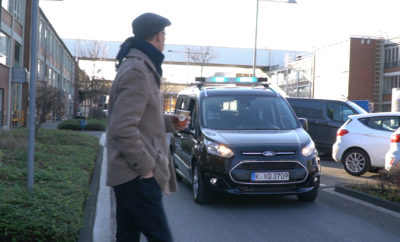 • Οι τεχνικοί της Ford δοκίμασαν τη λύση των χρωματιστών φώτων στην οροφή του αυτοκινήτου για να διαπιστώσουν εάν αυτός είναι ο κατάλληλος τρόπος επικοινωνίας ανάμεσα στα αυτόνομα αυτοκίνητα και τους ανθρώπους • Με τον οδηγό κρυμμένο σε ένα “ειδικό κάθισμα”, οι άνθρωποι της Ford δημιούργησαν ρεαλιστικές συνθήκες δοκιμών ώστε να δώσουν την ευκαιρία σε πεζούς και ποδηλάτες να εμπιστευτούν τα αυτόνομα οχήματα • Οι δοκιμές που διεξήχθησαν στη Γερμανία απέδειξαν ότι οι άνθρωποι αποδέχονται και εμπιστεύονται τα οπτικά σήματα, γεγονός που αποτελεί μία καλή βάση για την περαιτέρω εξέλιξη της νέας οπτικής αυτής γλώσσας • Οι περισσότεροι που συνάντησαν στο δρόμο το ειδικά διαμορφωμένο Transit Connect της δοκιμής – η οποία διεξήχθη σε συνεργασία με το Πανεπιστήμιο Τεχνολογίας του Chemnitz – πίστεψαν ότι το αυτοκίνητο ήταν πραγματικά αυτόνομο. Οι χειρονομίες και τα νεύματα επιτρέπουν σε οδηγούς, πεζούς και ποδηλάτες να καταλάβουν τις προθέσεις του καθενός στο δρόμο. Πώς θα μπορούν όμως τα αυτόνομα οχήματα του μέλλοντος χωρίς οδηγό να επικοινωνούν με τους γύρω ανθρώπους; Η Ford δοκιμάζει μία μέθοδο που χρησιμοποιεί οπτικά-φωτιενά σήματα που καταδεικνύουν με όσο το δυνατόν πιο σαφή τρόπο τι κάνει, αλλά προπάντων, τι προτίθεται να κάνει το αυτοκίνητο. Οι δοκιμές αυτές αποτελούν μέρος μιας εκτενούς έρευνας που διεξάγει η εταιρεία για την ανάπτυξη μίας πλατφόρμας επικοινωνίας, η οποία θα βοηθήσει τόσο στην πλήρη ένταξη των αυτόνομων οχημάτων στην κυκλοφορία, όσο και στην αποδοχή τους από τους υπόλοιπους χρήστες των δρόμων – οδηγούς, πεζούς και ποδηλάτες. Για να εξασφαλίσει όσο το δυνατόν πιο ρεαλιστικές συνθήκες δοκιμών, η εταιρεία επιστράτευσε ένα Transit Conncet τοποθετώντας στο εσωτερικό του ένα ειδικά διαμορφωμένο κάθισμα που «κρύβει» μέσα του τον οδηγό. Με το εν λόγω αυτοκίνητο σχεδιασμένο ώστε να μοιάζει με αυτόνομο όχημα, αλλά με πραγματικό οδηγό «κρυμμένο» στο εμπρός κάθισμα, οι δοκιμαστές μπόρεσαν να καταγράψουν πιο αποτελεσματικά τις αντιδράσεις των περαστικών την ώρα που ποικίλα οπτικά σήματα σε λευκό, πορφυρό ή γαλάζιο χρώμα εμφανίζονταν σε μία φωτεινή μπάρα στην οροφή του αυτοκινήτου, υποδηλώνοντας τις προθέσεις του. Παρακολουθήστε το σχετικό βίντεο εδώ: https://youtu.be/KqQyYOPPn7w «Κατά βάση οι άνθρωποι πρέπει να νιώσουν εμπιστοσύνη για τα αυτόνομα οχήματα και σ’ αυτό σημαντικό ρόλο θα διαδραματίσει η ανάπτυξη μίας παγκόσμιας οπτικής γλώσσας που να δίνει τη δυνατότητα αμφίδρομης επικοινωνούν. Το να κρύψουμε έναν οδηγό σε ένα “ανθρώπινο κάθισμα” ήταν μία ιδέα που όταν προτάθηκε, επικράτησε ολιγόλεπτη σιγή, αλλά αμέσως συνειδητοποιήσαμε ότι ήταν ο καλύτερος τρόπος για να μάθουμε όσα θέλαμε», δήλωσε ο Thorsten Warwel, επικεφαλής του τμήματος Core Lighting στη Ford Ευρώπης. Οι συγκεκριμένες δοκιμές, οι οποίες διαδέχτηκαν μία ανάλογη έρευνα στις ΗΠΑ, πραγματοποιήθηκαν σε συνεργασία με το Πανεπιστήμιο Τεχνολογίας του Chemnitz στη Γερμανία. Οι ερευνητές προχώρησαν σε δοκιμές δύο ακόμη χρωμάτων, πέραν του λευκού, στην ειδική μπάρα που ήταν προσαρμοσμένη στην οροφή του αυτοκινήτου με πρωταρχικό στόχο οι φωτεινές αυτές ενδείξεις να είναι ορατές από απόσταση 500 μέτρων. Αντίθετα, στις αμερικανικές δοκιμές, τα φώτα ήταν τοποθετημένα στο εσωτερικό μέρος του παρμπρίζ. Σύμφωνα με το πόρισμα της έρευνας, το 60% από τους 173 ανθρώπους που συμμετείχαν και συνάντησαν το Transit Connect στο δρόμο, πίστεψε ότι επρόκειτο για αυτόνομο όχημα. Από τις αντιδράσεις 1600 επιπλέον ατόμων αποδείχτηκε ότι το γαλάζιο χρώμα ήταν πιο ευδιάκριτο από το λευκό και συγχεόταν λιγότερο με το κόκκινο απ’ ό,τι το πορφυρό, συγκεντρώνοντας έτσι τις περισσότερες προτιμήσεις. Παρατηρήθηκε επίσης ότι οι περαστικοί έδειξαν μεγάλη αποδοχή και εμπιστοσύνη στα οπτικά σήματα, με αποτέλεσμα να δημιουργηθεί μία βάση ώστε να εξελιχθεί και να τελειοποιηθεί μία κοινώς αποδεκτή οπτική γλώσσα. «Η οπτική επαφή είναι σημαντική, όμως η έρευνά μας έδειξε ότι κατά κύριο λόγο οι χρήστες των δρόμων ενδιαφέρονται για το τι κάνει ένα αυτοκίνητο. Το επόμενο βήμα είναι να σχεδιάσουμε πιο ξεκάθαρα και κατανοητά για όλους οπτικά σήματα», σχολίασε ο Dr. Matthias Beggiato από το Τμήμα Ψυχολογίας του Πανεπιστημίου του Chemnitz, με το οποίο η Ford συνεργάστηκε πάνω στο πρόγραμμα “InMotion” με χρηματοδότηση ενός εκατομμυρίου ευρώ από το Υπουργείο Μεταφορών και Ψηφιακής Υποδομής της Γερμανίας, στα πλαίσια Ερευνητικού Προγράμματος για την Αυτοματοποίηση και τη Συνδεσιμότητα των Οδικών Μεταφορών. Οι οδηγοί που ήταν κρυμμένοι στο ειδικό κάθισμα είχαν περάσει από ειδική εκπαίδευση ώστε να οδηγούν πάντα με απόλυτη ασφάλεια έχοντας το βλέμμα τους στο δρόμο μέσα από ένα διάφανο προσκέφαλο. Η επιλογή των οπτικών σημάτων πραγματοποιούνταν με τη βοήθεια ενός ειδικού μοχλού. Ένας βοηθός κρυμμένος στο πίσω μέρος του αυτοκινήτου έλεγχε επίσης την κατάσταση του δρόμου και φρόντιζε ώστε ο οδηγός να έχει πάντα νερό στη διάθεσή του. Σε ξεχωριστές δοκιμές που διεξήγαγε η Ford σε συνεργασία με την HELLA, μία εξειδικευμένη εταιρεία κατασκευής φωτιστικών σωμάτων και ηλεκτρονικών, οι ερευνητές δοκίμασαν διαφορετικές θέσεις για τα φωτεινά σήματα, όπως στη γρίλια και μέσα στα φωτιστικά σώματα. Έχοντας θέσει ως στόχο την εξέλιξη ενός ειδικού αυτόνομου οχήματος που θα κυκλοφορήσει πρώτα στη Βόρεια Αμερική το 2021, η Ford εργάζεται συστηματικά ώστε οι άνθρωποι να εμπιστευτούν τα αυτόνομα αυτοκίνητα. Ιδιαίτερα σημαντική είναι η δημιουργία μίας γλώσσας που να επικοινωνεί τις προθέσεις του οχήματος και να γίνει κοινώς αποδεκτή στην αυτοκινητοβιομηχανία. Η εταιρεία συνεργάζεται με αρκετούς οργανισμούς, ανάμεσα στους οποίους είναι και ο Διεθνής Οργανισμός Τυποποίησης και η Ένωση Μηχανικών Αυτοκινήτων (SAE), ενώ προσκαλεί και άλλες εταιρίες αυτοκινήτου και τεχνολογίας να συμμετάσχουν ώστε να θεσπιστεί μία στάνταρ γλώσσα επικοινωνίας. Η Ford, σε συνεργασία με την Argo AI, ήταν η πρώτη εταιρεία που πραγματοποίησε δοκιμές αυτόνομων αυτοκινήτων στην Ουάσιγκτον των ΗΠΑ μετά τη διεξαγωγή ανάλογων δοκιμών στο Ντιτρόιτ, στο Πίτσμπεργκ και στο Μαϊάμι. Στην Κίνα, η εταιρεία συμμετέχει στο πρόγραμμα Apollo της Baidu, της κορυφαίας μηχανής διαδικτυακής αναζήτησης στη χώρα, με την οποία εργάζονται από κοινού ώστε να ξεκινήσουν μέσα στη χρονιά δοκιμές αυτόνομων αυτοκινήτων σε συγκεκριμένους δρόμους του Πεκίνου και άλλων Κινεζικών πόλεων.