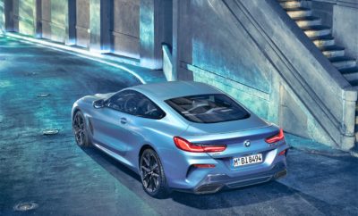 Η νέα BMW Σειρά 8 Coupe έχει ένα δικό της, μοναδικό τρόπο να ενθουσιάζει με το δυναμικό ταπεραμέντο της, και ταυτόχρονα να γοητεύει με τις πολυτελείς επιλογές και τη σπορ, φινέτσα της. Επιπλέον, προσφέρει μία αποκλειστική γκάμα προτάσεων εξατομίκευσης που αναδεικνύουν την αύρα πολυτέλειας και τις σπορ προθέσεις της. Η BMW M850i xDrive Coupe First Edition (κατανάλωση μικτού κύκλου: 9.8 – 9.7 l/100 km, εκπομπές CO2 στο μικτό κύκλο: 224 – 221 g/km) που λανσάρεται την άνοιξη του 2019, έρχεται να επιβεβαιώσει τα παραπάνω. Τώρα, για πρώτη φορά, η τεχνολογία κίνησης και ανάρτησης του δίθυρου μοντέλου, που εξελίχθηκε μέσα από αγωνιστική τεχνογνωσία, μπορεί τώρα να συνδυάζεται με αποκλειστικά στοιχεία εξωτερικού και εσωτερικού BMW Individual. Η BMW M850i xDrive Coupe First Edition θα κατασκευαστεί σε περιορισμένο αριθμό 400 αντιτύπων στο εργοστάσιο της BMW στο Dingolfing, το διάστημα μεταξύ Απριλίου και Ιουνίου, 2019. Ο εξωτερικός χρωματισμός, οι ζάντες αλουμινίου και ο διάκοσμος εσωτερικού θα χαρίσουν στην BMW M850i xDrive Coupe First Edition μοναδικότητα και εκφραστικότητα. Η εντυπωσιακή εξωτερική εμφάνιση οφείλεται κυρίως στη νέα ειδική μεταλλική απόχρωση BMW Individual, Frozen Barcelona Blue που βλέπουμε για πρώτη φορά σε μοντέλο BMW. Αυτή συνδυάζεται με την αναβαθμισμένη BMW Individual High Gloss Shadow Line, που, επιπλέον των πλαισίων των πλαϊνών παραθύρων, πλαισιώνει και τη μάσκα BMW με τις γρίλιες, ενώ τα air breathers και οι απολήξεις εξαγωγής έχουν μαύρο φινίρισμα. Οι σκούρες πινελιές συμπληρώνονται από ζάντες αλουμινίου Μ 20” με σχέδιο ακτίνων Y και φινίρισμα σε Jet Black. Προαιρετικά, διατίθενται μεταξύ άλλων μία οροφή M Carbon και ένα πακέτο αισθητικής αναβάθμισης M Carbon. Η αίσθηση αποκλειστικότητας που αποπνέει η BMW M850i xDrive Coupe First Edition στο εσωτερικό επιτείνεται με ειδικά στιλιστικά στοιχεία BMW Individual, μία καλαίσθητη γκάμα χρωμάτων και υλικών και εξοπλισμό κορυφαίας ποιότητας. Ιδιαίτερο χαρακτηριστικό αυτής της έκδοσης είναι η πλήρως δερμάτινη επένδυση Merino της BMW Individual σε ένα ασυνήθιστο χρωματικό συνδυασμό Ivory White/Night Blue. Ο αρμονικά συνδυασμένος εξοπλισμός της καμπίνας περιλαμβάνει επίσης δερμάτινο τιμόνι M και επένδυση οροφής BMW Individual Alcantara, και τα δύο σε Night Blue απόχρωση. Στο εσωτερικό, διακοσμητικές λωρίδες BMW Individual σε Black Piano, στο κέντρο του cockpit, φέρουν την αναγνωριστική επιγραφή “First Edition 1/400”. Επιπλέον, το Bowers & Wilkins Diamond Surround Sound System και η χρήση κρυστάλλινων στοιχείων Crafted Clarity στο διακόπτη start/stop, το iDrive Controller, το χειριστήριο έντασης ήχου και το φωτιζόμενο επιλογέα σχέσεων αποτελούν μερικές ακόμα νότες πολυτέλειας. Η εκφραστική προσωπικότητα της BMW M850i xDrive Coupe First Edition αποτυπώνεται από τα εξωτερικά και εσωτερικά χαρακτηριστικά της και υποστηρίζεται από εξαιρετικές επιδόσεις. Η ειδική έκδοση χρησιμοποιεί έναν οκτακύλινδρο βενζινοκινητήρα 390 kW/530 hp, τεχνολογίας BMW TwinPower Turbo. Ο υψηλόροπος V8 συνδυάζεται με ένα 8-τάχυτο σπορ κιβώτιο Steptronic που μεταφέρει την ισχύ του κινητήρα αβίαστα στο δρόμο χάρη στην έξυπνη τεχνολογία τετρακίνησης BMW xDrive, με το σετάρισμα της ανάρτησης τέλεια προσαρμοσμένο στη φιλοσοφία του οχήματος.