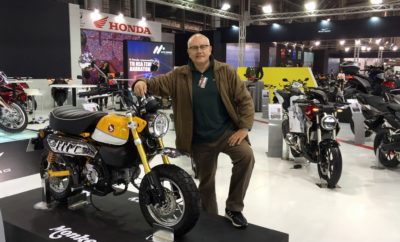 Το εμβληματικό, mini-bike της Honda επιστρέφει πλήρως ανανεωμένο, με χαρακτηριστικά σύγχρονης εποχής. Βασισμένο στο ρετρό στυλ του πρώτου μοντέλου πλαισιώνεται από μοντέρνες, ποιοτικές πινελιές όπως ανεστραμμένο πιρούνι USD, διπλά πίσω αμορτισέρ, όργανα LCD, ABS βασισμένο σε IMU (Μονάδα Μέτρησης Αδράνειας) και full φώτα LED. Ο αερόψυκτος κινητήρας των 125cc αποδίδει ισχύ 6,9kW, με κατανάλωση 67km/litre, το βάρος με τα υγρά (wet weight) είναι μόλις 107kg. To Monkey είναι άμεσα διαθέσιμο στην Ελληνική αγορά μέσω του Δικτύου των Επισήμων Εμπόρων Honda Moto της εταιρείας Αδελφοί Σαρακάκη Α.Ε.Β.Μ.Ε., Επίσημος Εισαγωγέας-Διανομέας της Honda Moto, στην τιμή των 4,100€. Περιεχόμενα: 1. Εισαγωγή 2. Παρουσίαση μοντέλου 3. Ορόσημα Monkey 4. Τεχνικά χαρακτηριστικά 1. Εισαγωγή Το Honda Monkey - περισσότερο γνωστό σαν ένα θρυλικό δίτροχο που άφησε εποχή τη δεκαετία 1970 – παρουσιάστηκε το 1961. Σχεδιασμένο αρχικά με προδιαγραφές παιδικού παιχνιδιού 49cc για το Tama Tech, ένα ψυχαγωγικό πάρκο στο Τόκιο, σύντομα έγινε τόσο δημοφιλές, ώστε η εταιρία δημιούργησε μία έκδοση δρόμου, που άρχισε να εξάγεται σε ΗΠΑ και Ευρώπη το 1963, με εντυπωσιακό χρωμιωμένο ρεζερβουάρ, σπαστό τιμόνι και τροχούς διαμέτρου 5 ιντσών, χωρίς αναρτήσεις. Η δημοτικότητά του οφείλεται σε μία χαριτωμένη, αξιαγάπητη σχεδίαση, στις λιλιπούτειες διαστάσεις, και στο πολύ χαμηλό βάρος, που το έκανε άκρως απολαυστικό στην πόλη. Μέχρι το 1969, οι διαστάσεις των τροχών του είχαν αυξηθεί στις 8 ίντσες και από το 1970 έγινε ακόμα πιο δημοφιλές χάρη στην προσθήκη αποσπώμενου με ταχυσύνδεσμο πιρουνιού, ώστε να χωρά στο πορτμπαγκάζ ενός μικρού αυτοκινήτου. Μέχρι το 1978 – χρονιά που σηματοδότησε το ξεκίνημα μιας ένδοξης εποχής για το Monkey - είχε επανασχεδιαστεί με ρεζερβουάρ καυσίμου σε σχήμα σταγόνας, και έγινε ιδιαίτερα δημοφιλές σε πολλούς κατόχους αυτοκινούμενων τροχόσπιτων RV (Recreational Vehicle) που ήθελαν ένα βολικό μέσο μεταφοράς για χρήση όσο είχαν το όχημά τους σταθμευμένο. Aπό εκεί και μετά το τολμηρό Monkey εδραιώθηκε στις καρδιές εκατομμυρίων οδηγών. Με το τριτάχυτο κιβώτιο και τον φυγοκεντρικό συμπλέκτη του (άρα δεν απαιτούσε γνώσεις χειρισμού μοτοσικλέτας) χάρισε σε χιλιάδες αναβάτες την πρώτη τους εμπειρία από μηχανοκίνητο δίτροχο. Λόγω του απολαυστικού και ευκολοδήγητου χαρακτήρα του, κατάφερε να κάνει δημοφιλή τη φιλοσοφία των μοτοσυκλετών σε ένα ευρύτερο κοινό ίσως περισσότερο από οποιαδήποτε άλλο δίτροχο. Με φαρδιά ελαστικά, τιμόνι σε στυλ ‘chopper’, μικρό ρεζερβουάρ καυσίμου και μεγάλη, μαλακή σέλα η εμφάνιση του Monkey είναι αναμφίβολα μοντέρνα και διαχρονική – όσο και η αγάπη που του έδειξε ο κόσμος. 2. Παρουσίαση μοντέλου • Κομψά, βαμμένα και χρωμιωμένα εξαρτήματα παραπέμπουν στο πρώτο μοντέλο • Αερόψυκτος κινητήρας 125cc αποδίδει 6,9kW, ροπή 11Nm και κατανάλωση 67km/l • Ατσάλινο πλαίσιο, μοντέρνο ανεστραμμένο πιρούνι USD, δύο πίσω αμορτισέρ και ελαστικά διαμέτρου 12-ιντσών • Βάρος με τα υγρά107kg, με μεταξόνιο 1155mm και ύψος σέλας 775mm • Premium φώτα All-LED Μετά την επιτυχία του δυναμικού MSX125, που ικανοποιεί την ανάγκη για ένα μοντέρνο, μικρό δίτροχο πόλης, ήρθε η ώρα για την επιστροφή του Monkey που έμελλε να ξαναγεννηθεί και να ετοιμαστεί για την πόλη του 21ου αιώνα. Όπως είναι φυσικό, το στυλ του κλασικού Monkey έπρεπε να αποτελέσει έμπνευση για το νέο μοντέλο. Μία τραπεζοειδής σιλουέτα αναδεικνύει το συμπαγές μήκος, προσθέτοντας βάθος και ουσία στη σχεδίαση του. Απλές καμπύλες επιφάνειες είναι σχεδιασμένες ανεξάρτητα μεταξύ τους. Το γυαλιστερό ρεζερβουάρ καυσίμου 5.6L, βαμμένο στην ίδια απόχρωση με το πλαίσιο, το ψαλίδι και τα πίσω αμορτισέρ, προσελκύει το βλέμμα ενώ φέρει με υπερηφάνεια ένα ιστορικό 3-D λογότυπο Old Wing Honda. Χρωμιωμένα ατσάλινα εμπρός και πίσω, ψηλά φτερά, το χαρακτηριστικό ανάγλυφο κάλυμμα της εξάτμισης, οι στρογγυλοί καθρέπτες και το ψηλό τιμόνι – όλα αποτίουν φόρο τιμής στο πρώτο μοντέλο. Η σύγχρονη τεχνολογία δίνει το παρών στη νέα εκδοχή μιας κλασικής φιλοσοφίας: ψηφιακό LCD όργανο περιλαμβάνει ταχύμετρο (που χαιρετά με το άνοιγμα του κεντρικού διακόπτη, διπλός χιλιομετρητής ταξιδιού και δείκτης στάθμης καυσίμου, φώτα LED, κλειδί κυματοειδούς κοπής (που επίσης φέρει το έμβλημα Old Wing) περιλαμβάνει σύστημα ‘απόκρισης’ με τα φώτα να αναβοσβήνουν μέσω ενός μπουτόν για εύκολο εντοπισμό σε πολυσύχναστα πάρκινγκ. Το μονοκάναλο ABS λειτουργεί μέσω IMU για να μειώσει την ανύψωση του πίσω τμήματος σε ισχυρό φρενάρισμα. Αναφορικά με τον κινητήρα, πιστός στις ρίζες του, ο οριζόντιος μονοκύλινδρος SOHC 125cc του Monkey είναι απλός, ανθεκτικός και ρυθμισμένος για ωφέλιμες επιδόσεις στην πόλη. Αερόψυκτος, με διάμετρο και διαδρομή 52.4 x 57.9mm και λόγο συμπίεσης 9.3:1, τροφοδοσία PGM-FI, αποδίδει 6,9kW στις 7,000rpm και 11Nm στις 5.250rpm. Το κιβώτιο είναι 4-τάχυτο, ενώ η κατανάλωση καυσίμου υπολογίζεται στα 67km/l (WMTC mode). Το ατσάλινο πλαίσιο τύπου ραχοκοκαλιάς του Monkey έχει ρυθμιστεί για βέλτιστη ισορροπία μεταξύ ακαμψίας και άνεσης – ώστε να μπορεί να ανταπεξέρχεται σε ποικίλες συνθήκες που θα συναντά καθημερινά. Με οβάλ διατομή, το ψαλίδι παραπέμπει στο κυκλικό σχεδιαστικό θέμα που κυριαρχεί σε όλη τη μοτοσικλέτα. Το μεταξόνιο είναι 1155mm, με κάστερ/ίχνος στα 25°/82mm και ελάχιστη ακτίνα στροφής μόλις 1,9m. Το βάρος μαζί με τα υγρά (Wet weight) είναι μόλις 107kg, με ύψος σέλας 775mm. Η πολυτελής σέλα κατασκευάζεται από υψηλής πυκνότητας ουρεθάνη για μέγιστη άνεση. Το ανάποδο USD πιρούνι φέρει premium φινίρισμα Alumite και συνδυάζεται με δύο πίσω αμορτισέρ με διαδρομή άξονα 104mm. Η μέγιστη απόσταση από το έδαφος είναι 160mm. Ένας μονός εμπρός δίσκος 220mm και ένας πίσω 190mm παρέχουν αξιόπιστο φρενάρισμα το οποίο διαχειρίζεται σύστημα ABS βασισμένο σε IMU. Φαρδιά block pattern ελαστικά 12 ιντσών προσφέρουν άνεση στο ταξίδι με διαστάσεις 120/80-12 65J μπροστά και 130/80-12 69J πίσω. Το 2018 Monkey 125 θα διατίθεται σε τρεις χρωματικούς συνδυασμούς: Banana Yellow/Ross White Pearl Nebula Red/Ross White Pearl Shining Black/Ross White 3. Ορόσημα Monkey 1961 Πρώτο μοντέλο – προοριζόταν για χρήση σε πάρκα αναψυχής, με τροχούς 5 ιντσών, χωρίς αναρτήσεις, σπαστό τιμόνι και κινητήρα 3.1kW 49cc. 1963 Το πρώτο μοντέλο δρόμου– εξάγεται σε Β. Αμερική και Ευρώπη. 1967 Το πρώτο μοντέλο που πωλείται στην Ιαπωνία – με αναδιπλούμενη σέλα 1970 Αποσπώμενη εμπρός ανάρτηση με ταχυσύνδεσμο για να χωρά στο πορτ-μπαγκάζ ενός μικρού αυτοκινήτου 1978 Το πρώτο μοντέλο με ειδικό (custom) ρεζερβουάρ καυσίμου σε σχήμα σταγόνας 1984 Μοντέλο περιορισμένης έκδοσης παραγωγής ‘Gold’ 1987 Μοντέλο ‘R’ με πλαίσιο twin tube και υδραυλικό εμπρός δισκόφρενο 1991 Μοντέλο ‘Baja’, off-road στυλ με διπλούς προβολείς 2004 Special Με χρώματα της CB750F που κατέκτησε τη νίκη στον αγώνα Daytona 100 στα χέρια του Freddie Spencer 2009 Monkey Ltd. Η πρώτη έκδοση ψεκασμού καυσίμου με ολισθητήρες στα κοκοράκια βαλβίδων και έκκεντρο κύλινδρο 2017 Νέα επετειακή έκδοση για τα 50 χρόνια πωλήσεων στην Ιαπωνία 4. Τεχνικά χαρακτηριστικά ΚΙΝΗΤΗΡΑΣ Τύπος Αερόψυκτος SOHC 4-χρονος 2-βάλβιδος Κυβισμός 125cc Διάμετρος x Διαδρομή 52.4 x 57.9mm Λόγος Συμπίεσης 9.3:1 Μέγιστη Ισχύς 6.9kW @ 7,000rpm Μέγιστη Ροπή 11Nm @ 5,250rpm Χωρητικότητα Λαδιού Πάνω1,1 L, κάτω 0,9 L ΣΥΣΤΗΜΑ ΚΑΥΣΙΜΟΥ Τροφοδοσία PGM-FI ηλεκτρονικός ψεκασμός Χωρητικότητα Ρεζερβουάρ 5.6 L Κατανάλωση καυσίμου 67km/litre (WMTC mode) ΗΛΕΚΤΡΙΚΟ ΣΥΣΤΗΜΑ Μίζα Ηλεκτρική Μπαταρία YTZ5S ΜΕΤΑΔΟΣΗ Τύπος Συμπλέκτη Υγρός πολύδισκος Τύπος Κιβωτίου 4 τάχυτο ΠΛΑΙΣΙΟ Τύπος Ατσάλινο, τύπου ραχοκοκαλιάς Διαστάσεις (ΜxΠxΥ) 1.710 x 755 x 1.029mm Μεταξόνιο 1.155mm Γωνία Κάστερ 25° Ίχνος 82mm Ύψος Σέλας 776mm Απόσταση από το Έδαφος 160mm Ακτίνα Στροφής 1,9m Βάρος γεμάτο 107kg ΑΝΑΡΤΗΣΗ Εμπρός Ανάποδο πιρούνι USD, διαδρομής 100mm Πίσω Δύο αμορτισέρ, διαδρομής 104mm ΤΡΟΧΟΙ Τύπος Εμπρός 10-μπράτσα χυτό αλουμίνιο Τύπος Πίσω 10-μπράτσα χυτό αλουμίνιο Ελαστικά Εμπρός 120/80-12 65J Ελαστικά Πίσω 130/80-12 69J ΦΡΕΝΑ Εμπρός Μονός υδραυλικός δίσκος 220 mm με ABS βασισμένο σε IMU Πίσω Μονός υδραυλικός δίσκος 190mm ΦΩΤΑ Προβολέας LED Πίσω Φως LED