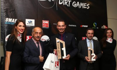 Το ΕΚΟ Racing Dirt Games έκλεισε το κεφάλαιο του 2018 με την απονομή των νικητών της χρονιάς που πέρασε, στον Ιππόδρομο Αθηνών στο Μαρκόπουλο, ενώ άνοιξε και αυτό της νέας, με ανακοινώσεις που έθεσαν τον πήχη ακόμα ψηλότερα. Ο Ιππόδρομος Αθηνών στο Μαρκόπουλο φιλοξένησε για ακόμα μία χρονιά την απονομή των διακριθέντων και πρωταγωνιστών του EKO Racing Dirt Games. Η εκδήλωση είχε κεντρικά και τιμώμενα πρόσωπα τους αγωνιζομένους, χωρίς αυτό να σημαίνει ότι δεν αναγνωρίστηκε η στήριξη χορηγών και Σωματείων που βρέθηκαν στο πλευρό του θεσμού κατά τη διάρκεια του 2018. Ανάμεσα στους καλεσμένους βρέθηκε και ο πρόεδρος της Ομοσπονδίας Μηχανοκίνητου Αθλητισμού Ελλάδος, ο κ. Δημήτρης Μιχελακάκης, ο οποίος και απηύθυνε χαιρετισμό στους παρευρισκομένους, εκφράζοντας παράλληλα την πίστη και τη στήριξή του στο θεσμό. Στη συνέχεια, και αφού απονεμήθηκε τιμητική πλακέτα σε χορηγούς και Σωματεία, τη σκυτάλη πήραν οι αγωνιζόμενοι, και συγκεκριμένα οι νικητές στις κατηγορίες των 600 κ.εκ. και των 750 κ.εκ. στις χωμάτινες φόρμουλες, όπως και σε αυτές των 1.600 και 2.000+ για τα αυτοκίνητα. Σημειώστε ότι όλοι οι διακριθέντες πήραν δωροεπιταγές από τον ονομαστικό χορηγό του θεσμού, την ΕΚΟ, αλλά και προϊόντα από τον χορηγό τεχνολογίας, την Garmin. Παράλληλα, εκτός από τους νικητές των κατηγοριών, είχαμε και δύο ξεχωριστές βραβεύσεις. Η πρώτη αφορά το EKO Racing Spirit of the Games, το οποίο και απονεμήθηκε στον Κοσμά Βαρθαλίτη. Ο οδηγός από τη Σύρο, που κατασκευάζει ο ίδιος τις χωμάτινες φόρμουλες που συμμετέχει, αντιπροσωπεύει πλήρως το πνεύμα του EKO Racing Dirt Games και τη ρομαντική πλευρά του μηχανοκίνητου αθλητισμού, κερδίζοντας και μία δωροεπιταγή από την ΕΚΟ. Παράλληλα, ο Νικόλας Χαλιβελάκης κέρδισε το βραβείο Garmin Moment of the Year, για τον τρόπο με τον οποίο αντέδρασε στον αγώνα των Μεγάρων όταν η χωμάτινη φόρμουλά του σηκώθηκε στις δύο ρόδες κινδυνεύοντας να ανατραπεί, κερδίζοντας παράλληλα και προϊόντα της Garmin. Στο τέλος της εκδήλωσης, η οργανωτική επιτροπή του ΕΚΟ Racing Dirt Games έδωσε μία ιδέα για το τι θα δούμε τη νέα χρονιά. Όπως πέρσι, έτσι και φέτος ο πήχης τέθηκε ακόμα ψηλότερα, με την πεποίθηση πως ο θεσμός θα ανταποκριθεί στις υψηλές προσδοκίες. Ο αριθμός των αγώνων αυξήθηκε από πέντε σε έξι, ενώ για πρώτη φορά θα διεξαχθεί αγώνας στο Αυτοκινητοδρόμιο Σερρών! Γεγονός που επιτρέπει στους φίλους των αγώνων της Βόρειας Ελλάδας να απολαύσουν για πρώτη φορά από κοντά το θέαμα των χωμάτινων φορμουλών. Ανάμεσα στις καινοτομίες της νέας χρονιάς είναι και η διεξαγωγή τριών αγώνων σύμφωνα με τους κανονισμούς Rallycross! Ένα εγχείρημα που είδαμε μόλις μία φορά πέρσι στον Ιππόδρομο Αθηνών, προκαλώντας ενθουσιασμό σε αγωνιζομένους και θεατές. Επίσης, κάτι ιδιαίτερα σημαντικό είναι η χρήση ενιαίου ελαστικού το 2019 αλλά και το 2020 για τις χωμάτινες φόρμουλες των 600 και των 750 κ.εκ., γεγονός που ενισχύει τον ανταγωνισμό, αλλά και αποτρέπει την εκτόξευση του κόστους. Ακόμα μία καινοτομία, και για κάποιους η σημαντικότερη, είναι η σύσταση της κατηγορίας Junior Trophy! Σε αυτήν θα μπορούν να λάβουν μέρος νεαροί οδηγοί ηλικίας 15-18 ετών, έχοντας στη διάθεσή τους αγωνιστική άδεια καρτ. Θα μπορούν να συμμετέχουν με χωμάτινες φόρμουλες 600 κ.εκ., αλλά με περιοριστή στροφών, ενώ θα λάβουν μέρος μόνο σε αγώνες που διεξάγονται σε αδειοδοτημένες πίστες. Σε αγωνιστικό επίπεδο, το 2019 θα έχουμε δύο νέα έπαθλα. Το πρώτο αφορά τις ομάδες που συμμετέχουν στο θεσμό, οι οποίες θα έχουν έναν δηλωμένο οδηγό από την αρχή της χρονιάς, ενώ θα μπορούν να αλλάζουν τον δεύτερο ανάλογα με τον αγώνα, διεκδικώντας το σχετικό έπαθλο. Παράλληλα, ενισχύοντας την παρουσία των ιδιωτών και μη εργοστασιακών οδηγών, θεσπίστηκε Έπαθλο Ιδιωτών, στο οποίο και μπορούν να προσμετρήσουν όσοι οδηγοί δεν είναι δηλωμένοι σε ομάδα και δεν έχουν τερματίσει στο βάθρο του ΕΚΟ Racing Dirt Games τα δύο τελευταία χρόνια. Με αυτές τις αναγγελίες, οι οποίες ενέτειναν την ανυπομονησία όλων για την έναρξη της νέας αγωνιστικής χρονιάς, έκλεισε η λαμπερή βραδιά στον Ιππόδρομο Αθηνών στο Μαρκόπουλο, και μαζί το κεφάλαιο του 2018. Χωρίς καθυστέρηση, όμως, έχει ανοίξει το επόμενο, το οποίο και αναμένεται να είναι πιο συναρπαστικό από ποτέ!