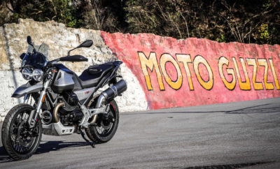 Ο ενθουσιασμός κορυφώνεται για τη Moto Guzzi V85 TT: περισσότερα από 8.000 άτομα από ολόκληρη την Ευρώπη έχουν ήδη δηλώσει το ενδιαφέρον τους για μία πρώτη οδηγική εμπειρία. Μέσα σε λίγους μήνες, η ειδική ιστοσελίδα www.discoverv85.motoguzzi.com, δέχθηκε χιλιάδες επισκέπτες, που ανυπομονούσαν να ανακαλύψουν πληροφορίες για τη νέα μοτοσυκλέτα. Στην Ελλάδα τα test rides θα αρχίσουν τον Μάρτιο, με την άφιξη του νέου μοντέλου στα καταστήματα του δικτύου διανομής Moto Guzzi. Η V85 TT θα διατίθεται στην ενδεικτική τιμή των 11.800 €, η οποία περιλαμβάνει 4 χρόνια εγγύηση και οδική βοήθεια. Στις 6 Φεβρουαρίου ξεκίνησε επίσημα η παραγωγή της Moto Guzzi V85 TT στο Mandello del Lario, σηματοδοτώντας την επιστροφή της Moto Guzzi στον κόσμο των τουριστικών enduro. H Moto Guzzi V85 TT είναι μία από τις πολυαναμενόμενες μοτοσυκλέτες της αγοράς. Αυτό αντανακλάται από το τεράστιο ενδιαφέρον κατά την επίσημη αποκάλυψη της τελικής έκδοσης του μοντέλου, που πραγματοποιήθηκε στο πλαίσιο της εκδήλωσης Moto Guzzi Open House τον Σεπτέμβριο, αλλά και από την επιτυχία στη διεθνή έκθεση Eicma 2018, όπου ήταν ένα από τα δίτροχα που συγκέντρωσε τη μεγαλύτερη προσοχή του κοινού. H Moto Guzzi V85 TT είναι το πρώτο κλασσικό τουριστικό enduro, προσφέροντας υψηλές επιδόσεις και πρωτοποριακή τεχνολογία, ενσωματωμένα σε ένα ύφος που αντικατοπτρίζει τις αξίες και τη σχεδόν εκατονταετή παράδοση της Moto Guzzi. Έχει αναπτυχθεί γύρω από μια νέα τεχνική πλατφόρμα και τροφοδοτείται από έναν καινοτόμο κινητήρα 80 HP, 80 Nm, εγκάρσια τοποθετημένο 90° V-twin, πιστό στην παράδοση της Moto Guzzi, με μοναδικό κατασκευαστικό μοντέλο και αίσθηση οδήγησης. Η νέα μοτοσυκλέτα προσφέρει βασικό εξοπλισμό υψηλών προδιαγραφών, που ικανοποιεί τον αναβάτη κατά τις καθημερινές μετακινήσεις, αλλά και στις τουριστικές - ακόμα και εκτός δρόμου - διαδρομές. Περιλαμβάνει σύστημα διαχείρισης γκαζιού Ride-By-Wire πολλαπλής χαρτογράφησης, ABS και έλεγχο πρόσφυσης. Η εφαρμογή Moto Guzzi MIA επιτρέπει στον αναβάτη να συνδέει το smartphone του με τη μοτοσυκλέτα επεκτείνοντας σημαντικά τις λειτουργίες των οργάνων. Παράλληλα διατίθεται μία μεγάλη γκάμα ειδικών αξεσουάρ.