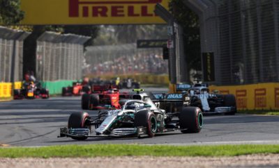 Ο οδηγός της Mercedes, Valtteri Bottas κυριάρχησε στο Αυστραλιανό Grand Prix, ακολουθώντας στρατηγική μιας αλλαγής όπως είχαμε προβλέψει: Άλλαξε από τη μαλακή στη μέση γόμα στον 23ο γύρο. Το ίδιο μοτίβο ακολούθησαν οι τέσσερις πρώτοι με διαφορετικό όμως χρόνο εισόδου στα pitr. Οι Lewis Hamilton (Mercedes) και Sebastian Vettel (Ferrari) σταμάτησαν πολύ νωρίτερα απ’ ότι οι αντίπαλοί τους, στη μάχη της στρατηγικής. ΣΗΜΕΙΑ ΚΛΕΙΔΙΑ • Ο πρώτος από τους κορυφαίους συνδυασμούς που επέλεξε να κάνει pit stop ήταν ο Vettel, επιχείρησε να προσπεράσει μέσω τακτικής (undercut). Αυτό υποχρέωσε την Mercedes να τον καλύψει με το Hamilton ένα γύρο αργότερα. • Ο Bottas αντίθετα έμεινε έξω περισσότερο μεγαλώνοντας τη διαφορά από την άλλη Merceces. • Από τους τέσσερις πρώτους, μπήκε πιο αργά στα pit, ο οδηγός της Red Bull, Max Verstappen, στον 26ο γύρο: Μια στρατηγική που τον έφερε στο βάθρο παρότι εκκινούσε 4ος. • Ο πρώτος οδηγός που πήρε έξτρα βαθμό χάρη στον ταχύτερο γύρο ήταν ο Valtteri Bottas, που πήγε ταχύτατα με τη μέση γόμα στον προτελευταίο γύρο, σπάζοντας έτσι και το περσινό ρεκόρ ταχύτερου γύρου. • Όλοι οι οδηγοί έκαναν μόνο μια αλλαγή εκτός από τη Williams: ο George Russell έκανε δυο και ο Robert Kubica τρεις. ΠΩΣ ΑΠΕΔΩΣΕ Η ΚΑΘΕ ΓΟΜΑ • ΣΚΛΗΡΗ C2: Με την πίστα στρωμένη καλύτερα με γόμα και με πιο υψηλές θερμοκρασίες την Κυριακή (44 βαθμοί στο οδόστρωμα, 24 βαθμοί στον αέρα) αποδείχτηκε ένα πολύ αποτελεσματικό ελαστικό για αγώνα, ειδικά για μεγάλες αποστάσεις. Έχει μικρή πτώση απόδοσης. • MEΣΗ C3: Μολονότι τα δεδομένα της Παρασκευής έδειχναν πως αυτό θα είναι το καλύτερο ελαστικό για το δεύτερο μέρος του αγώνα, τελικά την Κυριακή ήταν δύσκολη η επιλογή ανάμεσα στη μέση και στη σκληρή γόμα. Η Ferrari, για παράδειγμα έβαλε στο ένα μονοθέσιο τη μια γόμα και στο άλλο την άλλη. Πολλοί οδηγοί κατάφεραν να συμπληρώσουν πάνω από 40 γύρους μ’ αυτή τη γόμα. • ΜΑΛΑΚΗ C4: Οι περισσότεροι οδηγοί εκκίνησαν στον αγώνα μ’ αυτή τη γόμα. Παραταύτα η απόσταση που διένυσαν διαφέρει σημαντικά. Αυτή η έξτρα δυναμική που επιτρέπει διαφοροποιήσεις στην τακτική είναι ένα από τα πλεονεκτήματα που δίνουν τα φετινά, πιο ανθεκτικά ελαστικά. MARIO ISOLA, ΕΠΙΚΕΦΑΛΗΣ F1 ΚΑΙ ΑΓΩΝΩΝ ΑΥΤΟΚΙΝΗΤΟΥ “Οι τρεις γόμες ανταπεξήλθαν καλά στις ιδιαίτερες απαιτήσεις του Albert Park. Χρησιμοποιήθηκαν και οι τρεις ευρέως. Είδαμε μια ενδιαφέρουσα ποικιλία στρατηγικών με οδηγούς να χρησιμοποιούν διαφορετικά ελαστικά, για διαφορετικές αποστάσεις. Αυτοί που έπονταν στην κατάταξη υιοθέτησαν εναλλακτικές στρατηγικές για να κερδίσουν θέσεις. Στόχος μας φέτος είναι να προσφέρουμε γόμες που θα επιτρέπουν στους οδηγούς να πιέζουν καθόλη τη διάρκεια χρήσης του ελαστικού. Το γεγονός ότι ο Bottas πέτυχε τον ταχύτερο γύρο στο Albert Park στο τέλος του αγώνα, δίνοντας μια αμφίρροπη μάχη με το Verstappen για τον έξτρα βαθμό, δεικνύει ότι πετύχαμε το σκοπό μας.” ΚΑΛΥΤΕΡΟΣ ΧΡΟΝΟΣ ΑΝΑ ΓΟΜΑ Leclerc 1m26.926s Bottas 1m25.580s Gasly 1m27.229s Kvyat 1m27.448s Hamilton 1m26.057s Bottas 1m27.815s Stroll 1m27.568s Verstappen 1m26.256s Giovinazzi 1m28.479s ΜΕΓΑΛΥΤΕΡΗ ΑΠΟΣΤΑΣΗ ΣΤΟΝ ΑΓΩΝΑ ΓΟΜΑ ΟΔΗΓΟΣ ΓΥΡΟΙ ΣΚΛΗΡΗ C2 Perez, Hulkenberg 44 MEΣΗ C3 Raikkonen 45 ΜΑΛΑΚΗ C4 Giovinazzi 30