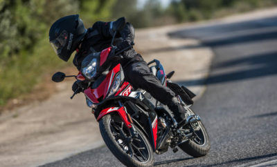 Τέσσερα χρόνια μετά την παρουσίαση του Honda Supra-X 125 Helm-in, του μοναδικού παπιού που έχει χώρο για τη φύλαξη κράνους κάτω από τη σέλα και λίγους μήνες μετά την αναβίωση του Iconic Super Cub, η Honda προχώρησε στο λανσάρισμα του πιο δυνατού παπιού που έχει κατασκευάσει ποτέ. Η είσοδος του GTR150 Supra στην ελληνική αγορά μοτοσυκλέτας σηματοδοτεί μία νέα γενιά Sport δικύκλων πόλης, ικανά να διεγείρουν τις αισθήσεις των αναβατών με τις επιδόσεις τους και το σπορ χαρακτήρα τους. Το GTR150 είναι άμεσα διαθέσιμο μέσα από το δίκτυο των Επισήμων Εμπόρων Honda moto σε δύο εκδόσεις: Sporty με τιμή 3.490€ σε δύο χρωματικές αποχρώσεις και Exclusive με τιμή 3.590€ σε μία χρωματική απόχρωση. To νέο GTR150, κατασκευάζεται στο υπερσύγχρονο εργοστάσιο της Honda στην Ινδονησία P.T. Astra Honda Motor, ένα από τα πιο σύγχρονα εργοστάσια κατασκευής Cubs στον κόσμο. Το GTR150 διαθέτει καρδιά μοτοσυκλέτας καθώς ο κινητήρας του αποδίδει 15,1 HP και είναι «δανεισμένος» από τη μοτοσυκλέτα CBR150R. Το μονοκύλινδρο σύνολο προσφέρει δυνατή επιτάχυνση στις χαμηλές και μεσαίες στροφές, με αποτέλεσμα να αποτελεί μία μοναδική πρόταση στην αγορά με σκοπό να συναρπάζει νέους αναβάτες κάθε ηλικίας. 2. Περιγραφή μοντέλου Το GTR150 Supra προσφέρει ευελιξία χάρη στις συμπαγείς του διαστάσεις και ευκολία μετακίνησης για 2 άτομα τόσο στα στενά όρια της πόλης όσο και εκτός. Καταφέρνει να συνδυάζει την ευκολία και την άνεση οδήγησης ενός παπιού με τις επιδόσεις μίας μικρής μοτοσυκλέτας. Το GTR150 Supra μοιάζει με παπί, αλλά ταυτόχρονα διαθέτει εξατάχυτο κιβώτιο ταχυτήτων με συμπλέκτη, στοιχείο που παραπέμπει σε μοτοσυκλέτα με αποτέλεσμα να προσφέρει αντίστοιχη οδηγική απόλαυση. Ταυτόχρονα ανεβάζει τον πήχη με τη μοναδική αισθητική που προσφέρει χάρη στις ελκυστικές και ταυτόχρονα τολμηρές γραμμές οι οποίες προσδίδουν κύρος και μία μοντέρνα-σπορ εμφάνιση, που διεγείρουν τις αισθήσεις από όποια γωνιά και να το κοιτάξεις. 3. Κύρια Χαρακτηριστικά 3.1 Εμφάνιση και πλαίσιο Το Honda GTR 150 είναι ένα κατάλληλο εργαλείο για τις καθημερινές μετακινήσεις 2 ατόμων στα όρια εντός και εκτός πόλης με χαμηλή κατανάλωση καυσίμου μόλις 2,23 lt/100km(*), στοιχείο που του χαρίζει αυτονομία 195 χιλιομέτρων. Το GTR150 Supra διαθέτει ελαφρύ ατσάλινο πλαίσιο διπλής δοκού τύπου «διαμάντι» το οποίο συνδυάζει υψηλή στρεπτική ακαμψία, ευστάθεια στις υψηλές ταχύτητες και ευελιξία σε συνθήκες πόλης ακόμη και με 2 αναβάτες. Η γεωμετρία του πλαισίου είναι τέτοια που προσφέρει άριστη συγκέντρωση των μαζών και εξαιρετική κατανομή του βάρους στο εμπρός σύστημα (Mass Forward Proportion). Ταυτόχρονα προσφέρει όρθια θέση οδήγησης για εξαιρετική περιμετρική ορατότητα στην καθημερινή μετακίνηση στην πόλη αλλά και άνεση κατά τη διάρκεια οδήγησης μεγάλων αποστάσεων. Παράλληλα, οι τροχοί των 17’’ και τα λάστιχα μεγάλου μεγέθους χαρίζουν αυτοπεποίθηση και αίσθημα ασφάλειας κάτω από όλες τις οδηγικές συνθήκες. Στην κορυφαία ασφάλεια που προσφέρει το GTR150 Supra, συνεισφέρει το δικάναλο ABS σε συνεργασία με τα πανίσχυρα υδραυλικά δισκόφρενα της Nissin διαμέτρου 255 mm στον εμπρός τροχό και 220 mm στον πίσω τροχό, τα οποία προσφέρουν γραμμική απόδοση και αντοχή ακόμη και μετά από επίπονη χρήση. Στον τομέα των αναρτήσεων το GTR150 Supra εφοδιάζεται με τηλεσκοπικό πιρούνι μεγάλης διατομής 31 mm στον εμπρός τροχό, ενώ στο πίσω μέρος διαθέτει μονό αμορτισέρ με απευθείας έδραση στο ψαλίδι. Οι τροχοί του GTR150 Supra είναι 17’’ και είναι εξοπλισμένοι με χυτές ζάντες αλουμινίου και ελαστικά tubeless διαστάσεων 90/80-17M/C 46P στον εμπρός τροχό και 120/70-17 M/C 58P στον πίσω τροχό, συμβάλλοντας στον σπορ χαρακτήρα του. Στο στάνταρ εξοπλισμό του GTR150 Supra περιλαμβάνεται επίσης πολυεδρικός προβολέας led δύο επιπέδων, ο οποίος προσδίδει αναγνωρίσιμη ιδιαιτερότητα και ταυτόχρονα χαμηλή κατανάλωση ρεύματος. Ο μοντέρνος πίνακας οργάνων συνδυάζει αναλογικό στροφόμετρο με ψηφιακές ενδείξεις ταχύμετρου, δείκτη στάθμης καυσίμου, ένδειξη σχέσης κιβωτίου ταχυτήτων και μερικού χιλιομετρητή. 3.2 Κινητήρας Ο ισχυρός και αποδοτικός τετραβάλβιδος υγρόψυκτος κινητήρας DOHC 150cc, που προέρχεται από τη Super Sport CBR150R, είναι εφοδιασμένος με σύστημα ψεκασμού καυσίμου PGM-FΙ προσδίδοντας αντίστοιχες επιδόσεις σε όλο το φάσμα των στροφών, με κατανάλωση 2,23lt/100km και αυτονομία 195 χλμ. (*). Αποδίδει 15.1hp @ 9.000rpm, με μέγιστη ροπή 12.6Nm στις 6.500rpm, νούμερα που του χαρίζουν κορυφαίες επιδόσεις στη σπορ κατηγορία των Super Cub. Η διάμετρος και η διαδρομή είναι 57,3 × 57,8mm, ενώ η σχέση συμπίεσης είναι 11.3:1. Η εκκίνηση του κινητήρα μπορεί να γίνει με ηλεκτρική μίζα και σε περίπτωση έκτακτης ανάγκης υπάρχει και η επιλογή χειροκίνητης εκκίνησης με μανιβέλα. Ένας συμπαγής θάλαμος καύσης σε συνδυασμό με αυλό εισαγωγής μεγάλης διαμέτρου – βελτιστοποιούν την απόδοση καύσης και ψύξης. 4. Τεχνικά Χαρακτηριστικά ΚΙΝΗΤΗΡΑΣ Τύπος 4χρονος, 4βάλβιδος, υγρόψυκτος Κυβισμός 149,2 cc Διάμετρος x Διαδρομή 57,3 x 57,8 Σχέση Συμπίεσης 11.3:1 Μέγιστη Ισχύς 15,1 hp @ 9,000 r/min Μέγιστη Ροπή 12.6 Nm @ 6,500 r/min Χωρητικότητα λαδιού κινητήρα 1.3 lt ΣΥΣΤΗΜΑ ΤΡΟΦΟΔΟΣΙΑΣ Τροφοδοσία Ηλεκτρονικός ψεκασμός PGM-FI Χωρητικότητα ρεζερβουάρ καυσίμου 4,5 lt Κατανάλωση 2.23lt/100km ΗΛΕΚΤΡΙΚΟ ΣΥΣΤΗΜΑ Μίζα Ηλεκτρική Μπαταρία 12V-5Ah ΜΕΤΑΔΟΣΗ Τύπος Συμπλέκτη Υγρός πολύδισκος Τύπος κιβωτίου 6-τάχυτο κιβώτιο ΣΚΕΛΕΤΟΣ Τύπος Ατσάλινο διπλής δοκού, τύπου διαμάντι ΠΛΑΙΣΙΟ Διαστάσεις (ΜxΠxΥ) 2.025 x 725 x 1.102 Μεταξόνιο 1.276mm Γωνία Κάστερ 25,1° Ίχνος τροχού 83,2mm Απόσταση από το έδαφος 150mm Διάμετρος στροφής 1,9m Βάρος (πλήρως υγρών) 122kg ΑΝΑΡΤΗΣΗ Τύπος Εμπρός Τηλεσκοπικό πιρούνι 31 mm Τύπος Πίσω Μονό αμορτισέρ ΤΡΟΧΟΙ Τύπος Εμπρός Χυτό αλουμίνιο Τύπος Πίσω Χυτό αλουμίνιο Ελαστικό εμπρός 90/80-17M/C 46P Ελαστικό πίσω 120/70-17M/C 58P ΦΡΕΝΑ Τύπος Εμπρός Μονό διάτρητο υδραυλικό δισκόφρενο διαμέτρου 255 mm με ABS Τύπος Πίσω Μονό διάτρητο υδραυλικό δισκόφρενο διαμέτρου 220 mm με ABS ΦΩΤΙΣΜΟΣ Προβολέας LED Πίσω φως 12V-21/5W Όλα τα χαρακτηριστικά είναι προσωρινά και υπόκεινται σε αλλαγές χωρίς προειδοποίηση (*) Παρακαλούμε σημειώστε ότι οι αναφερόμενες τιμές έχουν προκύψει από δοκιμές της Honda σε τυποποιημένες συνθήκες, όπως προβλέπονται από την WMTC. Οι δοκιμές λαμβάνουν μέρος σε δυναμόμετρο, χρησιμοποιώντας τη βασική έκδοση του οχήματος με έναν μόνο αναβάτη και χωρίς πρόσθετο εξοπλισμό. Η πραγματική κατανάλωση καυσίμου μπορεί να διαφέρει ανάλογα με τον τρόπο οδήγησης, τη συντήρηση του οχήματος, τις καιρικές και οδικές συνθήκες, την πίεση των ελαστικών, την τοποθέτηση πρόσθετων αξεσουάρ, τη φόρτωση, το βάρος αναβάτη και συνεπιβάτη και άλλους παράγοντες.