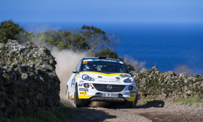 Η εργοστασιακή ομάδα ADAC Opel Rally Junior Team έχει μεγάλες προσδοκίες από το Ράλι Αζόρες που διεξάγεται μεταξύ 21και 23 Μαρτίου – στον πρώτο αγώνα της χρονιάς για το Ευρωπαϊκό Πρωτάθλημα Ράλι Junior FIA ERC3. Οι νέοι οδηγοί της Opel, ο 20χρονος Σουηδός Elias Lundberg και ο συνομήλικός του Grégoire Munster από το Λουξεμβούργο, στοχεύουν στην κατάκτηση του τίτλου νέων οδηγών για την Opel για πέμπτη συνεχόμενη χρονιά. Το Πρωτάθλημα αποτελείται από έξι απαιτητικούς αγώνες, τρεις στην άσφαλτο και τρεις στο χώμα. Η χρονιά ξεκινά για την ADAC Opel Rally Junior Team με δύο αγώνες που διεξάγονται σε νησιά του Ατλαντικού, στις Αζόρες (χώμα) και στις Κανάριες Νήσους (άσφαλτος). Ακολουθούν δύο χωμάτινοι αγώνες στην Ανατολική Ευρώπη, στη Λετονία και την Πολωνία, και η σεζόν θα ολοκληρωθεί με δύο τελευταίους αγώνες στην άσφαλτο, στην Ιταλία και την Τσεχία. Τα τέσσερα καλύτερα αποτελέσματα θα μετρήσουν στην τελική κατάταξη, καθώς κάθε οδηγός μπορεί να αφαιρέσει δύο αγώνες από τη βαθμολογία του. Δεδομένου ότι κάθε αγώνας έχει τα δικά του χαρακτηριστικά και τις δικές του ιδιαιτερότητες, αυτό που προέχει είναι οι πολύπλευρες ικανότητες σε οποιεσδήποτε συνθήκες. Και ο πολυτάλαντος χαρακτήρας είναι που χάρισε στο ADAM R2 των 190 ίππων και στην ομάδα ADAC Opel Rally Junior Team τον τίτλο του FIA ERC3 τα τελευταία τέσσερα χρόνια. «Το αυτοκίνητό μας έχει επανειλημμένως αποδείξει ότι δουλεύει σε όλες τις συνθήκες και σε όλα τα εδάφη», μας λέει ο Διευθυντής της Opel Motorsport, Jörg Schrott. «Η ομάδα μας είναι καλά προετοιμασμένη και το μόνο που μένει είναι οι οδηγοί να φέρουν αποτελέσματα στις ειδικές διαδρομές. Τα πήγαμε καλά τα τελευταία τέσσερα χρόνια, όμως δεν υπάρχουν εγγυήσεις για την επιτυχία, καθώς ο ανταγωνισμός είναι πιο ισχυρός από οπουδήποτε αλλού. Σε τέτοιο υψηλό επίπεδο τα λάθη κοστίζουν ακριβά». Οι απαιτητικές, ιδιαίτερα στενές διαδρομές του πρώτου αγώνα της χρονιάς στις Αζόρες είναι μεγάλη πρόκληση για ανθρώπους και μηχανές. Κυρίως η ειδική διαδρομή των 20 χιλιομέτρων γύρω από το ανενεργό ηφαίστειο Sete Cidades είναι αυτή που όλοι θέλουν να κερδίσουν. Χιλιάδες θεατές παρατάσσονται εκεί για να παρακολουθήσουν το συναρπαστικό θέαμα. Όπως και τα προηγούμενα χρόνια, το Eurosport θα μεταδίδει στιγμιότυπα του αγώνα σε καθημερινή βάση. Στον αγώνα συμμετέχουν δύο ακόμη Opel ADAM R2 με τα χρώματα της Αυστριακής ομάδας Stengg Motorsport, κυνηγώντας βαθμούς και τρόπαια στο φετινό Ευρωπαϊκό Πρωτάθλημα Junior FIA ERC3. Οδηγοί της ομάδας είναι δύο κορυφαία ταλέντα των Αυστριακών ράλι, ο 25χρονος Simon Wagner και ο Roland Stengg. Ημερολόγιο FIA ERC3 Junior 2019 21-23 Μαρτίου Azores Rallye, Πορτογαλία 02-04 Μαΐου Rally Islas Canarias, Ισπανία 24-26 Μαΐου Rallye Liepāja, Λετονία 28-30 Ιουνίου Rallye Poland, Πολωνία 19-21 Ιουλίου Rallye di Roma Capitale, Ιταλία 16-18 Αυγούστου Barum Czech Rallye Zlín, Τσεχία