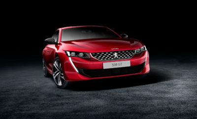 Το νέο PEUGEOT 508 Μία ριζοσπαστική berline! Το νέο PEUGEOT 508 αλλάζει τα πάντα. Ο νέος εξωτερικός σχεδιασμός το κάνει πιο επιθετικό και στιβαρό, ενώ στο εντυπωσιακό εσωτερικό του δεσπόζει η εξελιγμένη έκδοση του εμβληματικού PEUGEOT i-Cockpit®. Η υποδειγματική οδική του συμπεριφορά, οι νέοι κινητήρες, οι πολυάριθμες τεχνολογικές καινοτομίες και η αλματώδης εξέλιξη στις μεθόδους κατασκευής του, καταδεικνύουν ότι το PEUGEOT 508 θα αποτελέσει ένα παγκόσμιο πρότυπο στο segment D, υποστηρίζοντας ακόμα περισσότερο τη στρατηγική της μάρκας με στόχο την κατάκτηση των υψηλότερων κατηγοριών της αγοράς. «Το νέο PEUGEOT 508 επιτέλους είναι γεγονός! Σε συνέχεια των πολύ επιτυχημένων τελευταίων λανσαρισμάτων μας και της επιθετικής στρατηγικής στην κατηγορία των SUV με τα PEUGEOT 2008, 3008 και 5008, χρειαζόμασταν ένα μοντέλο στην κορυφή της γκάμας που θα συνεχίσει να ταράζει τα νερά στην αγορά και θα προκαλέσει αίσθηση. Και είναι γεγονός ότι στο segment D ο ανταγωνισμός μας είναι οι μεγαλύτερες αυτοκινητοβιομηχανιες στον κόσμο. Το νέο PEUGEOT 508 ενσαρκώνει όσο ποτέ άλλοτε τη φιλοδοξία που έχουμε εδώ και πολύ καιρό: να καθιερώσουμε την PEUGEOT μεταξύ των premium κατασκευαστών αυτοκινήτων». Jean-Philippe IMPARATO, PEUGEOT CEO   Ένα διαφορετικό concept σε ένα segment που αλλάζει Στην Ευρωπαϊκή αγορά, το παραδοσιακό segment D μετά από μία 10ετία πτωτικής πορείας, τα τέσσερα τελευταία χρόνια έχει σταθεροποιηθεί. Κάτω από την πίεση μιας ευρείας γκάμας επιλογών που έχουν οι πελάτες της κατηγορίας και ειδικά από τα SUV, τα μεγάλα sedan ανακάμπτουν μέσω της προσφοράς μοντέλων από τους premium κατασκευαστές, που διακρίνονται τόσο από μεγάλη ποικιλία αμαξωμάτων όσο και από ισχυρή ταυτότητα. Με αυτό το σκεπτικό, οι σχεδιαστές του νέου PEUGEOT 508 προσπάθησαν να καταστήσουν σαφή τον μοναδικό τους στόχο: να αποστασιοποιηθούν από το συμβατικό 4θυρο αμάξωμα 3 όγκων και να στραφούν προς ένα coupé με πέντε πόρτες. Τολμηρό design «Το design του νέου PEUGEOT 508 ολοκληρώνει μία εντελώς ανανεωμένη γκάμα. Περιλαμβάνει όλες τις στιλιστικές επιλογές που παρουσιάστηκαν στα πρόσφατα πρωτότυπά μας, όπως το PEUGEOT Exalt και το PEUGEOT Instinct. Το i-Cockpit® για παράδειγμα, στο νέο PEUGEOT 508, προέρχεται κατευθείαν από το πρωτότυπο Exalt» Gilles VIDAL, Επικεφαλής σχεδιασμού PEUGEOT Από την πρώτη ματιά το PEUGEOT 508 τραβάει τα βλέμματα χάρη στη δυναμική του εμφάνιση. Το ύψος του αυτοκινήτου ελλατώθηκε και δεν ξεπερνά πλέον το 1,40 μ. ενώ οι αεροδυναμικές του γραμμές παραπέμπουν πλέον ξεκάθαρα σε αμάξωμα coupé. Το εμπρός μέρος είναι εντυπωσιακό κι αντανακλά δυναμισμό. Η μοντέρνα κυψελοειδής μάσκα με τα στοιχεία χρωμίου και τα φώτα LED, αντλούν έμπνευση κατευθείαν από το πρωτότυπο PEUGEOT Instinct. Με το περίφημο λιοντάρι στο κέντρο της μάσκας και το λογότυπο της μάρκας στο χείλος του καπό, το νέο PEUGEOT 508 αποτίνει φόρο τιμής στους διάσημους πρόγονους του; τα PEUGEOT 504 και 504 coupé. Τα κάθετα τοποθετημένα φώτα ημέρας LED προσδίδουν στο αυτοκίνητο ιδιαίτερη εμφάνιση σχηματίζοντας μια μοναδική φωτεινή υπογραφή. Το καπό έχει χαμηλώσει όσο το δυνατόν περισσότερο έτσι ώστε να τονίσει το δυναμισμό του νέου PEUGEOT 508 και η συνολική εμφάνιση έχει σχεδιαστεί έτσι ώστε να εντυπωσιάζει από όποια πλευρά και αν το κοιτάξεις. Όλα τα αυτά τα μοναδικά εξωτερικά χαρακτηριστικά κάνουν το εμπρός μέρος του νέου PEUGEOT 508 να αντανακλά μία αυθεντική εικόνα ποιότητας και χαρακτήρα, όντας ταυτόχρονα απόλυτα εναρμονισμένα με τη μοντέρνα σχεδιαστική φιλοσοφία της PEUGEOT. Η γραμμή της οροφής του νέου PEUGEOT 508 έχει έντονη κλίση προς τα πίσω, ακολουθώντας τις σχεδιαστικές τάσεις της κατηγορίας premium. Οι εξωτερικές διαστάσεις του είναι συμπαγείς: το συνολικό μήκος έχει μειωθεί στα 4,75μ. από τα 4,83μ. του προηγούμενου 508, γεγονός που του εξασφαλίζει μεγαλύτερη ευελιξία. Στη δημιουργία της εικόνας του κουπέ συντελεί και το μικρό ύψος των πλευρικών παραθύρων αλλά και η απουσία πλαισίου από τις πόρτες. Τα πάντα πάνω στο αμάξωμα παίζουν το ρόλο τους στην αεροδυναμική: το καπό έρχεται «πρόσωπο» με το παρμπρίζ, τα παράθυρα δεν έχουν πλαίσιο, οι αρμοί έχουν σχεδόν εξαλειφθεί, οι τροχοί γεμίζουν ιδανικά τους θόλους, η κλασική κεραία απουσιάζει. Η PEUGEOT εκμεταλλεύθηκε στο έπακρο την πείρα και την τεχνογνωσία της με στόχο να αναβαθμίσει την αισθητική και την ποιότητα του νέου 508. Στην πίσω πλευρά, ανάμεσα στα φωτιστικά σώματα, ξεχωρίζει κανείς την μαύρη γυαλιστερή φάσα που χαρακτηρίζει πλέον όλα τα πρόσφατα μοντέλα της PEUGEOT. Εκείνα όμως που τραβούν αμέσως την προσοχή, είναι τα 3D Full LED πίσω φωτιστικά σώματα των εκδόσεων GT Line και GT. Τα συγκεκριμένα φώτα προέρχονται κατευθείαν από τα πιο πρόσφατα πρωτότυπα της PEUGEOT και ειδικότερα από το Quartz. Τα πίσω φώτα με τις χαρακτηριστικές φωτεινές «νυχιές», διαθέτουν επίσης και λειτουργία προσαρμοζόμενης έντασης ώστε να είναι άμεσα ορατά, ανεξάρτητα από τις επικρατούσες συνθήκες, ημέρα και νύχτα. Το πίσω μέρος του αυτοκινήτου αποκαλύπτει επίσης ένα πρωτότυπο χαρακτηριστικό του νέου PEUGEOT 508: μια τέλεια κρυμμένη πίσω πόρτα που συνδυάζει την κομψότητα με την πρακτικότητα και δίνει τη βέλτιστη πρόσβαση στο χώρο αποσκευών των 487 λίτρων. Τρείς ερωτήσεις στον Pierre-Paul MATTEI, Design Director του νέου PEUGEOT 508 Τι σας οδήγησε στον σχεδιασμό του νέου PEUGEOT 508; «Με την ανάθεση του έργου, είχαμε ένα διπλό στόχο: να μετουσιώσουμε σχεδιαστικά τη στροφή της μάρκας προς τις ακριβότερες κατηγορίες της αγοράς και να διασφαλίσουμε ότι το αυτοκίνητο θα τοποθετηθεί στην ιδιαίτερα ανταγωνιστική κατηγορία του segment D. Το νέο PEUGEOT 508 έπρεπε να διαθέτει μοναδικές και εντυπωσιακές αναλογίες ώστε να προσελκύει τα βλέμματα και να ξεχωρίζει από όλους τους ανταγωνιστές του. Οι ιδανικές αυτές αναλογίες θα μας έδιναν τη δυνατότητα να δημιουργήσουμε ένα μοντέλο που θα ικανοποιούσε απόλυτα τις απαιτήσεις της PEUGEOT για κομψότητα, απλότητα και ιδιαίτερο στυλ». Ποιο κομμάτι του σχεδιασμού σας δυσκόλεψε πιο πολύ και γιατί ; «Αναμφισβήτητα το πίσω μέρος ήταν το πιο σύνθετο σχεδιαστικά, καθώς η έντονα κεκλιμένη οροφή ήταν καθοριστική για την ταυτότητα του αυτοκινήτου. Έπρεπε όμως παράλληλα να διατηρήσουμε το χαρακτήρα του αυτοκινήτου και να διασφαλίσουμε την ευκολία πρόσβασης στο εσωτερικό του καθώς αυτό υπαγορευόταν από τα σχεδιαστικά πρότυπα της κατηγορίας. Χρειάστηκε να αναθεωρήσουμε τον τρόπο σχεδιασμού ολόκληρης της δομής του αυτοκινήτου. Αυτό μας οδήγησε σε πολύ τολμηρά βήματα, ειδικά στον τομέα της μορφοποίησης του αμαξώματος, γεγονός που φαίνεται περισσότερο στα πίσω φτερά. Ήταν κάτι που δεν είχαμε ξανακάνει, ήταν κάτι που χρησιμοποιείται εν γένει μόνο σε σπορ αυτοκίνητα. Έπρεπε να αναθεωρήσουμε τα πάντα στη διαδικασία ώστε να έχουμε το επιθυμητό αποτέλεσμα». Τι χαρακτηρίζει τον σχεδιασμό του νέου PEUGEOT 508 ; «Ουσιαστικά ξαναγράψαμε τους κανόνες σχεδιασμού ενός αυτοκινήτου του segment D. Για να πετύχουμε τέτοιες αναλογίες από τη στιγμή που το μήκος μειώθηκε κατά οκτώ εκατοστά σε σύγκριση με την προηγούμενη γενιά του 508, μετακινήσαμε προς τα πίσω τη βάση του παρμπρίζ για να δώσουμε στο αυτοκίνητο ένα μεγαλύτερο καπό. Στη συνέχεια ήταν η τεχνολογία των παραθύρων χωρίς πλαίσιο, γεγονός που μας επέτρεψε να πετύχουμε το χαμήλωμα του αυτοκινήτου σε σχέση με τους ανταγωνιστές του σε αυτή την κατηγορία. Το αυτοκίνητο είναι χαμηλότερο κατά 6 εκ. σε σύγκριση με το προηγούμενο 508 κι αυτό είχε ως αποτέλεσμα το αυτοκίνητο να δείχνει αρκετά φαρδύτερο ενώ στην πραγματικότητα το πλάτος του κυμαίνεται στο μέσο όρο της κατηγορίας. Καθώς το αυτοκίνητο έπρεπε να είναι ιδιαίτερα αεροδυναμικό, εμείς το σχεδιάσαμε να είναι στενότερο εμπρός και φαρδύτερο πίσω, παρότι η εμφάνιση δείχνει το αντίθετο! Επιτύχαμε αυτή τη χαρισματική εμφάνιση μέσω της εξαιρετικής διαμόρφωσης της καμπίνας, η οποία μας επέτρεψε επίσης να φτιάξουμε τα πίσω φτερά σε μια κλίμακα που σπάνια συναντά κανείς. Αυτό είναι και ένα από τα μυστικά πίσω από την εκπληκτική εμφάνιση του νέου PEUGEOT 508». Εσωτερικό που ξεχωρίζει χάρη στο PEUGEOT i-Cockpit® Μπαίνοντας κανείς στο νέο PEUGEOT 508 είναι σαν να μπαίνει σε έναν καινούριο κόσμο, προσανατολισμένο στην ποιότητα και την πρωτοτυπία. Το βλέμμα πέφτει αμέσως στον εντυπωσιακό πίνακα οργάνων, ο οποίος δεσπόζει στη νέα έκδοση του μοναδικού PEUGEOT i-Cockpit®. Από το 2012 που παρουσιάστηκε στο PEUGEOT 208, το i-Cockpit® εξελίχθηκε με κάθε νέο μοντέλο της PEUGEOT. Από το 2008, στο 308 και στα πιο πρόσφατα SUV, τα PEUGEOT 3008 και 5008, οι τρεις γενιές του PEUGEOT i-Cockpit® έχουν αφήσει ανεξίτηλη τη σφραγίδα τους στα μοντέλα της μάρκας του λιονταριού. Τα βασικά στοιχεία του PEUGEOT i-Cockpit® είναι : • Το τιμόνι μικρών διαστάσεων • Η κεντρική οθόνη αφής • Το Head-up Display με την υψηλής ευκρίνειας (HD) ψηφιακή οθόνη 12,3’’ Με πληθώρα δυνατοτήτων διαμόρφωσης (έξι διαφορετικές επιλογές απεικόνισης), το Head-up Display βρίσκεται πάνω από το τιμόνι και παρουσιάζει όλες τις απαραίτητες πληροφορίες οδήγησης μπροστά στο οπτικό πεδίο του οδηγού, χωρίς εκείνος να χρειάζεται να απομακρυνθεί το βλέμμα από το δρόμο, ενώ στις λειτουργίες του συμπεριλαμβάνεται και το νέο σύστημα νυχτερινής όρασης Night Vision. Η κεντρική οθόνη αφής ενσωματώνεται πλήρως στο ταμπλό και βρίσκεται στο ίδιο επίπεδο με το Head-up Display. Διατίθεται σε μέγεθος 8’’ SD για το επίπεδο εξοπλισμού Active και 10’’ υψηλής ευκρίνειας (HD) για τα επίπεδα εξοπλισμού Allure, GT Line και GT. Συνοδεύεται από 7 διακόπτες αεροπορικού τύπου που θυμίζουν πλήκτρα πιάνου και παρέχουν άμεση πρόσβαση σε βασικές λειτουργίες άνεσης, όπως το ηχοσύστημα, ο κλιματισμός, το σύστημα πλοήγησης, οι ρυθμίσεις του αυτοκινήτου, το τηλέφωνο, οι εφαρμογές του κινητού και το i-Cockpit® Amplify. Στη βάση της κεντρικής κονσόλας ξεχωρίζει ο μοχλός του 8τάχυτου αυτόματου κιβωτίου που λειτουργεί με ηλεκτρομηχανισμό και ελέγχει τη λειτουργία του κιβωτίου με ένα άγγιγμα. Ο σχεδιασμός του μοχλού υπογραμμίζει ακόμα περισσότερο το μοντέρνο στυλ του αυτοκινήτου και, με τα ειδικά “paddles” στο τιμόνι, συμβάλλει στην ενίσχυση της οδηγικής απόλαυσης. Το νέο PEUGEOT 508 διαθέτει επίσης στον βασικό εξοπλισμό των εκδόσεων GT Line και GT τη λειτουργία i-Cockpit® Amplify. Το σύστημα αυτό παρέχει τη δυνατότητα 2 επιλογών προσωπικής διαμόρφωσης του εσωτερικού περιβάλλοντος (“BOOST” και “RELAX”), που διεγείρουν τις αισθήσεις: • την όραση, με ρύθμιση της έντασης του εσωτερικού φωτισμού και του χρώματος της οθόνης • Την ακοή, μέσω των ρυθμίσεων του ήχου • Την αφή, μέσω των ρυθμίσεων της λειτουργίας μασάζ πολλαπλών σημείων των καθισμάτων Η λειτουργία i-Cockpit® Amplify δίνει τη δυνατότητα στον οδηγό να ρυθμίσει και την οδική συμπεριφορά του αυτοκινήτου, επιλέγοντας από τα προγράμματα οδήγησης ECO/Sport/Comfort/Normal και ρυθμίζοντας την ηλεκτρονικά ελεγχόμενη ενεργητική ανάρτηση Active Suspension Control. Έντονες οδηγικές συγκινήσεις «Για κάθε νέο μοντέλο της PEUGEOT, η οδηγική απόλαυση είναι αδιαπραγμάτευτη. Με το νέο PEUGEOT 508, στόχος μας δεν ήταν μόνο η διασφάλιση υποδειγματικής δυναμικής συμπεριφοράς και κρατήματος στον δρόμο, αλλά να κάνουμε το 508 πρότυπο οδηγικής απόλαυσης στην κατηγορία! Για να το επιτύχουμε αυτό, εκμεταλλευθήκαμε στο μέγιστο τις δυνατότητες της πλατφόρμας EMP2 και του PEUGEOT i-Cockpit®». Laurent BLANCHET, PEUGEOT Product Director Το νέο PEUGEOT 508 διατηρεί στο ακέραιο το DNA της μάρκας, εκμεταλλευόμενο όλη την τεχνολογία και την εμπειρία του ομίλου PSA, όπως π.χ.: • Τη χρήση της πλατφόρμας EMP2, η οποία αναμφισβήτητα είναι μία από τις καλύτερες πλατφόρμες σήμερα εξασφαλίζοντας στο αυτοκίνητο εξαιρετικά δυναμικά χαρακτηριστικά επιτυγχάνοντας παράλληλα και μείωση του συνολικού του βάρους (70 κιλά κατά μέσο όρο σε σχέση με το προηγούμενο μοντέλο) και βελτιώνοντας την οικονομία, την ασφάλεια και τις επιδόσεις. • Την υιοθέτηση μίας νέας τεχνικής συγκόλλησης του αμαξώματος, η οποία, συνεπικουρούμενη από την εφαρμογή 24 μέτρων ειδικού συγκολλητικού υλικού, εγγυάται ακόμη μεγαλύτερη ακαμψία και αντοχή στον χρόνο. • Την τοποθέτηση υποπλαισίου έδρασης της εμπρός ανάρτησης για ακόμα καλύτερη απόσβεση. • Την υιοθέτηση πίσω ανάρτησης πολλαπλών συνδέσμων που συνδέεται με την ενεργητική ανάρτηση μεταβλητής απόσβεσης Active Suspension Control (βασικός εξοπλισμός σε όλες τις εκδόσεις του νέου 508 με κινητήρα 1.6 PureTech 180hp και στο 508 GT). • Το ειδικό set-up της ανάρτησης, ανάλογα με τον τύπο κινητήρα, που διασφαλίζει τον ιδανικό βαθμό άνεσης και απόσβεσης σε ανώμαλο οδόστρωμα. • Τη χρήση του αυτόματου κιβωτίου 8 σχέσεων EAT8 που διαθέτει ηλεκτροκίνητο μοχλό με αλλαγές ‘με απλό άγγιγμα’. • Το ειδικό set-up του ηλεκτρικά υποβοηθούμενου συστήματος διεύθυνσης που εξασφαλίζει τον ιδανικό συνδυασμό άνεσης-κρατήματος σε κάθε κατάσταση, παρέχοντας ταυτόχρονα μοναδική ευελιξία. Δύο ερωτήσεις στον Pascal Delabarre, Επικεφαλής του Project για το νέο PEUGEOT 508 Μπορείτε να μας πείτε ορισμένες από τις τεχνικές προκλήσεις που αντιμετωπίσατε σχεδιάζοντας το συγκεκριμένο αυτοκίνητο ; «Ήταν πολλές! Σε ότι αφορά τα μεταλλικά μέρη, για παράδειγμα, χρησιμοποιήσαμε μία τεχνική συγκόλλησης των μερών του αμαξώματος που ενισχύθηκε με ειδική κόλλα. Η μέθοδος αυτή αύξησε τον βαθμό ακαμψίας του αμαξώματος και διασφάλισε την καλύτερη ηχομόνωση. Προσπαθήσαμε επίσης να απαλλαγούμε απο το περιττό βάρος, επιτυγχάνοντας την ελάφρυνση του αυτοκινήτου κατά 70 κιλά. Αυτό ήταν ιδιαίτερα δύσκολο λόγω του βάρους κάποιων συστημάτων εξοπλισμού, όπως ο κινητήρας της πόρτας του πορτμπαγκάζ και οι πόρτες χωρίς πλαίσιο παραθύρων! Αυτό υπαγόρευσε ορισμένες ριζοσπαστικές λύσεις, όπως για παράδειγμα τη θερμική κατεργασία των επιμέρους μεταλλικών τμημάτων και την εκτεταμένη χρήση αλουμινίου στον χώρο των αποσκευών και στα εμπρός φτερά, καθώς και τη χρήση θερμοπλαστικού υλικού στην πόρτα του πορτμπαγκάζ». Πώς εξασφαλίσατε τόσο καλή ηχομόνωση με τις πόρτες χωρίς πλαίσια; «Από την αρχή του project, επιλέξαμε να συνεργαστούμε με τους καλύτερους προμηθευτές που διαθέτουν την κορυφαία τεχνολογία στο είδος τους. Για παράδειγμα, τη SaarGummi για τις τσιμούχες και την Inteva για τον μηχανισμό των παραθύρων. Αυτοί οι προμηθευτές προσφέρουν πραγματική τεχνογνωσία, αναγνωρισμένη από τους premium γερμανούς κατασκευαστές αυτοκινήτων. Στη συνέχεια, μέσω της ενισχυμένης δομής του αμαξώματος, διασφαλίσαμε μεγαλύτερη ακαμψία και συνεπώς μικρότερους αρμούς στις πόρτες και στα τζάμια. Τέλος, αυξήσαμε το πάχος του τζαμιού κατά 1 χλστ. σε σχέση με το τυπικό πάχος. Σίγουρα όλα αυτά τα χαρακτηριστικά μπορεί να τα συναντήσει κανείς, για παράδειγμα, σε ένα Audi A5 Sportback». Απαράμιλλη άνεση και first-class ποιότητα Η επιλογή των υλικών στο εσωτερικό και η προσοχή ακόμα και στην παραμικρή λεπτομέρεια του φινιρίσματος, γίνονται άμεσα αντιληπτές από τους επιβάτες που αισθάνονται ότι βρίσκονται σε ένα φιλικό, μοντέρνο και εκλεπτυσμένο περιβάλλον. Τα καθίσματα οδηγού και συνοδηγού, από το επίπεδο εξοπλισμού Allure, έχουν λάβει την έγκριση του Γερμανικού Οργανισμού AGR (Aktion für Gesunder Rücken) για την εργονομία τους και την πληθώρα ρυθμίσεων που προσφέρουν: μηχανική ρύθμιση ύψους, ηλεκτρική ρύθμιση της κλίσης του καθίσματος και της στήριξης της οσφυικής μοίρας (4 ρυθμίσεις με αεροθαλάμους), μηχανική ρύθμιση του μήκους του καθίσματος (ρυθμιζόμενη στήριξη των μηρών). Τo νέο PEUGEOT 508 μπορεί να εφοδιαστεί με θερμαινόμενο εργονομικό κάθισμα οδηγού 'AGR' με 8 ηλεκτρικές ρυθμίσεις, λειτουργία μνήμης (2 μνήμες) και λειτουργία massage (8 σημεία - 5 προγράμματα) καθώς και θερμαινόμενο εργονομικό κάθισμα συνοδηγού 'AGR' με 8 ηλεκτρικές ρυθμίσεις και λειτουργία massage (8 σημεία - 5 προγράμματα), επιλέγοντας το Electric, Μemory & Massage Pack. Η καμπίνα των επιβατών διαθέτει πλήθος αποθηκευτικών χώρων που φτάνουν σε συνολική χωρητικότητα τα 32 λίτρα (!) και διαθέτει τέσσερις θύρες USB από το επίπεδο εξοπλισμού Allure, μία υποδοχή τύπου jack στο κεντρικό υποβραχιόνιο και πρίζα 12V στον χώρο αποσκευών. Η ανοιγόμενη πανοραμική ηλιοροφή διαθέτει σπόιλερ ενώ το 508 GT διαθέτει κορυφαίο ηχοσύστημα 10 ηχείων, προϊόν της διάσημης Γαλλικής εταιρείας high-end συστημάτων ήχου FOCAL®. Το κορυφαίο επίπεδο απτής ποιότητας στο εσωτερικό του αυτοκινήτου γίνεται άμεσα αντιληπτό από όλους τους επιβάτες. Τα υλικά που έχουν επιλεγεί ανήκουν στην premium κατηγορία: Alcantara®, δέρμα Nappa, σατινέ χρώμιο, μαύρη λάκκα, αυθεντικό ξύλο (Zebrano για το 508 GT ή προαιρετικά Grey Oak για το GT Line και το GT). Εντυπωσιακός κατάλογος εξοπλισμού και συστημάτων υποβοήθησης οδήγησης Η ποιοτική υπεροχή του νέου PEUGEOT 508 είναι εμφανής και στα συστήματα άνεσης και ασφάλειας που διαθέτει. Το νέο 508 προσφέρει, ανάλογα με το επίπεδο εξοπλισμού και τον κινητήρα, ένα ευρύ φάσμα συστημάτων υποστήριξης οδήγησης τελευταίας γενιάς που ανταποκρίνονται στα όλοι και πιο απαιτητικά κριτήρια Euro NCAP: • Σύστημα νυχτερινής όρασης Night Vision στο 508 GT, για πρώτη φορά σε μοντέλο της κατηγορίας • Τελευταίας γενιάς σύστημα αυτόματου φρεναρίσματος έκτακτης ανάγκης Active Safety Brake με Distance Alert (προειδοποίηση ημέρα και νύχτα για κίνδυνο σύγκρουσης με άλλο όχημα, κινούμενο ή σταθερό, που βρίσκεται στην πορεία του 508, καθώς και με πεζό που διασχίζει τον δρόμο) • Lane Keeping Assist (προειδοποίηση & διόρθωση σε περίπτωση ακούσιας απόκλισης από τη λωρίδα κυκλοφορίας με αναγνώριση των ορίων του δρόμου, ακόμα και χωρίς διαγράμμιση) • Adaptive Cruise Control με λειτουργία Stop & Go (με το αυτόματο κιβώτιο EAT8) • Lane Positioning Assist (ενεργή υποβοήθηση διατήρησης πορείας στην επιλεγμένη λωρίδα κυκλοφορίας (συνοδεύει το Adaptive Cruise Control με λειτουργία Stop & Go), για πρώτη φορά σε μοντέλο της PEUGEOT • Active Blind Spot Monitoring System (ενεργό σύστημα ελέγχου γωνίας χωρίς ορατότητα) • Driver Attention Alert (ενεργό σύστημα ανίχνευσης έλλειψης προσοχής οδηγού) • High Beam Assist (αυτόματη εναλλαγή μεσαίας-μεγάλης σκάλας προβολέων) • Speed Limit Recognition (αναγνώριση σήμανσης ορίου ταχύτητας) • Road Sign Recognition (εκτεταμένη αναγνώριση οδικής σήμανσης: STOP, απαγόρευση εισόδου / διέλευσης, κ.α.) Το πρωτότυπο σύστημα βελτίωσης της ορατότητας (Night Vision) χρησιμοποιεί μια κάμερα υπέρυθρων ακτίνων που ανιχνεύει πεζούς ή ζώα που κινούνται μπροστά από το 508 τη νύχτα ή σε συνθήκες χαμηλής ορατότητας. Το σύστημα εντοπίζει κίνηση σε ακτίνα 200 - 250 μέτρων, εκτός του πεδίου δράσης των προβολέων, εμφανίζοντας την εικόνα του δρόμου στην ψηφιακή οθόνη του Head-up Display, ακριβώς μπροστά στο οπτικό πεδίο του οδηγού. Σε οδήγηση στην πόλη, ο οδηγός έχει επίσης στη διάθεσή του πληθώρα συστημάτων υποβοήθησης στάθμευσης όπως αισθητήρες παρκαρίσματος εμπρός και πίσω (από το επίπεδο εξοπλισμού Active), κάμερες απεικόνισης 180° (Visiopark 1) και 360° (Visiopark 2), αλλά και το σύστημα City Park 3, διαθέσιμο μόνο με το αυτόματο κιβώτιο ταχυτήτων EAT8, που περιλαμβάνει aισθητήρες παρκαρίσματος με περιμετρική λειτουργία Flankguard και ενεργή υποβοήθηση Full Park Assist για παράλληλη ή κάθετη στάθμευση (το σύστημα αναλαμβάνει τον χειρισμό του τιμονιού και των πεντάλ γκαζιού και φρένου), επιτυγχάνοντας το παρκάρισμα στην επιλεγμένη θέση στάθμευσης. Εξίσου εντυπωσιακός είναι και ο εξοπλισμός συνδεσιμότητας του νέου PEUGEOT 508: • PEUGEOT Infotainment System με λειτουργία Mirror Screen συμβατή με Apple CarplayTM, MirrorLink® & Android AutoTM και Bluetooth® με audio streaming & hands-free kit από το επίπεδο εξοπλισμού Active • PEUGEOT Infotainment & Navigation System με σύστημα πλοήγησης 3D από το επίπεδο εξοπλισμού Allure • Δυνατότητα ασύρματης επαγωγικής φόρτισης του smartphone (για συσκευές συμβατές με πρωτόκολλο Qi) από το επίπεδο εξοπλισμού GT Line. Οικονομία αλλά και υψηλές επιδόσεις Από την αρχιτεκτονική σχεδίασης του αυτοκινήτου, τον συντελεστή ηχομόνωσης NVH (noise – vibration - harshness), τη βελτιστοποίηση των διαστάσεων, τον περιορισμό του βάρους, την αεροδυναμική και τους κινητήρες, τα πάντα έχουν σχεδιαστεί με γνώμονα τον περιορισμό των εκπομπών CO2 , στο χαμηλότερο μέχρι σήμερα επίπεδο. Το νέο PEUGEOT 508 εφοδιάζεται με νέας γενιάς κινητήρες Euro 6.2 PureTech και BlueHDi (με βελτιωμένη τεχνολογία καταλύτη SCR) που επιτυγχάνουν κορυφαία επίπεδα εκπομπών CO2 στην κατηγορία τους. Αυτά τα επίπεδα απόδοσης είναι ακόμη πιο αξιοσημείωτα καθώς λαμβάνουν υπόψη τους νέους τεχνικούς περιορισμούς και τη διαδικασία WLTP, η οποία επιδιώκει να εναρμονίσει τα εγκεκριμένα επίπεδα δοκιμών κατανάλωσης με τα επίπεδα κατανάλωσης σε πραγματικές συνθήκες χρήσης. Το νέο PEUGEOT 508 προσφέρεται με δύο εκδόσεις του κινητήρα βενζίνης1.6 PureTech: • 1.6 PureTech 180 S&S EAT8 • 1.6 PureTech 225 S&S EAT8 (αποκλειστικά στο 508 GT), ο οποίος σε συνδυασμό με τις σπορ ρυθμίσεις της ενεργητικής ανάρτησης του βασικού εξοπλισμού εξασφαλίζει κορυφαίες επιδόσεις και οδική συμπεριφορά και τρεις εκδόσεις των κινητήρων diesel 1.5 και 2.0 BlueHDi: • 1.5 BlueHDi 130 S&S με μηχανικό κιβώτιο 6 σχέσεων (ο μοναδικός συνδυασμός με μηχανικό κιβώτιο ταχυτήτων) • 1.5 BlueHDi 130 S&S EAT8 • 2.0 BlueHDi 180 S&S EAT8 Δύο ερωτήσεις στον Bernard Hesse, Brand Project Manager του PEUGEOT 508 Ποιο είναι το κοινό - στόχος για το PEUGEOT 508; «Στην πολύ ξεχωριστή αγορά του segment D, η έρευνα μας αποκάλυψε ότι το 5-θυρο fastback μας έχει τεράστιες δυνατότητες να προσελκύσει άτομα ηλικίας μεταξύ 40 και 45 ετών!» Πότε αναμένεται μία υβριδική έκδοση; «Η βενζινοκίνητη Plug-In Hybrid έκδοση που θα κινεί το νέο PEUGEOT 508 προβλέπεται να είναι έτοιμη για κυκλοφορία από το φθινόπωρο του 2019». Made in France Το νέο PEUGEOT 508 κατασκευάζεται στο εργοστάσιο της Mulhouse στη Γαλλία, ενώ οι κινητήρες παράγονται στα γαλλικά εργοστάσια της Trémery και του Douvrin. Ως εκ τούτου, το μοντέλο θα φέρει επάξια τον τίτλο "Origine France Garantie", πιστοποιώντας ότι κατασκευάζεται εξ ολοκλήρου στη Γαλλία. Οι βασικές διαστάσεις του νέου PEUGEOT 508 1 – Προσεκτικά μελετημένες αναλογίες Με συνολικό μήκος 4,75μ., το νέο PEUGEOT 508 είναι ένα από τα πιο συμπαγή μοντέλα στην κατηγορία του, όντας ταυτόχρονα πολύ κοντά από πλευράς διαστάσεων στον premium ανταγωνισμό του: με διαστάσεις παραπλήσιες με το Audi A5 Sportback, είναι 11εκ. μικρότερο από το Volkswagen Arteon (4,86μ.). Παρότι το συνολικό του μήκος μειώθηκε κατά 8εκ. σε σχέση με το προηγούμενο μοντέλο, το μεταξόνιό του – 2,79μ. – έχει μειωθεί μόνο κατά 2,4εκ., ώστε να διατηρηθούν οι χώροι στο εσωτερικό ικανοποιώντας έτσι τις ανάγκες των πελατών της συγκεκριμένης κατηγορίας. Το νέο PEUGEOT 508 προσφέρει μία από τις καλύτερες αναλογίες μεταξονίου - διαστάσεων στην κατηγορία. Ο εμπρός και ο πίσω πρόβολος έχουν μειωθεί σε μήκος, ώστε να τονιστεί η εμφάνιση και να βελτιωθεί η ευελιξία τόσο στο δρόμο όσο και κατά το παρκάρισμα. Η ακτίνα κύκλου στροφής έχει μειωθεί κατά 1,5μ. σε σύγκριση με την προηγούμενη γενιά! Με κύκλο στροφής 10,80μ., το νέο PEUGEOT 508 εμφανίζει την καλύτερη επίδοση στην κατηγορία του. Το νέο 508 είναι ιδιαίτερα χαμηλό και με ιδανικές αναλογίες διαστάσεων: με ύψος 1,40μ. είναι κατά 6εκ. χαμηλότερο από το προηγούμενο μοντέλο, γεγονός που το καθιστά εξαιρετικά αεροδυναμικό (Cx : 0.26 και SCx : 0.57m2). Παρά το χαμηλό του ύψος, στο εσωτερικό δεν έχει γίνει κανένας συμβιβασμός στον διαθέσιμο χώρο για τα κεφάλια των επιβατών, ενώ κατατάσσεται ως ένα από τα πιο δυναμικά αμαξώματα στην κατηγορία, δίπλα στον κύριο ανταγωνιστή του, που είναι το Audi A5 Sportback. Και τέλος, ένα ακόμη χαρακτηριστικό που το κατατάσσει στην κατηγορία premium είναι και οι αλουμινένιες ζάντες διαμέτρου από 17 έως 19 ίντσες, με 4 επιλογές σχεδίου και φινιρίσματος. 2 – Ιδανικοί εσωτερικοί χώροι Με τη βελτιστοποιημένη αρχιτεκτονική του, το νέο PEUGEOT 508 προσφέρει τόσο συμπαγείς διαστάσεις, όσο και μια καμπίνα επιβατών κατάλληλη για χρήση από τους πελάτες της συγκεκριμένης κατηγορίας. Ως εκ τούτου, αν και ο ελεύθερος χώρος για τα κεφάλια των εμπρός και πίσω επιβατών είναι παρόμοιος με αυτόν του Audi A5 Sportback, το πλάτος στο ύψος των αγκώνων εμπρός φτάνει τα 1,455μ., δηλαδή 5εκ. περισσότερο από το Audi. Ομοίως, ο ελεύθερος χώρος για τα γόνατα των πίσω επιβατών είναι 3εκ. μεγαλύτερος. Αξίζει να σημειωθεί ότι και τα δύο μοντέλα έχουν ακριβώς το ίδιο μήκος! Η χωρητικότητα του πορτ-μπαγκάζ είναι 487 λίτρα, ενώ διαθέτει στον βασικό ή τον προαιρετικό εξοπλισμό σύστημα ανοίγματος Hands-free. Εντυπωσιακές είναι επίσης και οι δυνατότητες διαμόρφωσης στο εσωτερικό: πίσω κάθισμα με δυνατότητα ασύμμετρης αναδίπλωσης 2/3-1/3 και αναδιπλούμενο κεντρικό πίσω υποβραχιόνιο για φόρτωση των πέδιλων του σκι. Με το πίσω κάθισμα αναδιπλωμένο, η συνολική χωρητικότητα του πορτμπαγκάζ αυξάνεται θεαματικά φτάνοντας τα 1.537 λίτρα, δίνοντας πρακτικά τη δυνατότητα εκμετάλλευσης του χώρου φόρτωσης μέχρι την οροφή. Το νέο PEUGEOT 508 «συλλέκτης» βραβείων! Το νέο PEUGEOT 508 κερδίζει τον τίτλο του καλύτερου Design από το καταξιωμένο site Automotive News Europe. Ο Pierre-Paul Mattei, υπεύθυνος σχεδιασμού του νέου PEUGEOT 508, παρέλαβε την 2η Οκτωβρίου του περασμένου έτους το βραβείο “Eurostar Design 2018” για τη δουλειά του στο σχεδιασμό του νέου ριζοσπαστικού μοντέλου της PEUGEOT. Κάθε χρόνο, το Automotive News Europe αναγνωρίζει τις προσπάθειες εκείνων που έχουν παράγει ιδιαίτερα καινοτόμο έργο στον τομέα της αυτοκινητοβιομηχανίας. Το νέο PEUGEOT 508 κερδίζει το βραβείο του “connected car” της χρονιάς από το 01net.COM Στις 5 Οκτωβρίου 2018 Το νέο PEUGEOT 508 έλαβε το Βραβείο Συνδεδεμένου Αυτοκινήτου της Χρονιάς της ιστοσελίδας 01Net.com. Η κριτική επιτροπή βράβευσε την ποιότητα της ενσωμάτωσης του PEUGEOT i-Cockpit® στο εσωτερικό του νέου ριζοσπαστικού μοντέλου της μάρκας. Η τελετή πραγματοποιήθηκε στο πλαίσιο της Mondial de l'Auto στην περιοχή Mondial Tech με την παρουσία του Bernard HESSE, επικεφαλής του project PEUGEOT 508. Διεθνές Φεστιβάλ Αυτοκινήτου: το νέο PEUGEOT 508 ψηφίστηκε ως "το πιο όμορφο αυτοκίνητο της χρονιάς 2018" Η PEUGEOT κέρδισε δύο βραβεία στο 34ο Διεθνές Φεστιβάλ Αυτοκινήτου που πραγματοποιήθηκε στις 29 Ιανουαρίου 2019 στο Hôtel des Invalides στο Παρίσι. Το νέο PEUGEOT 508 κέρδισε το βραβείο του πιο όμορφου αυτοκινήτου για το 2018 και το πρωτότυπο PEUGEOT e-LEGEND κέρδισε το βραβείο του ομορφότερου πρωτότυπου της χρονιάς. Τα βραβεία παρέλαβαν ο Jean-Philippe Imparato, Διευθύνων Σύμβουλος της μάρκας PEUGEOT και ο Gilles Vidal, Διευθυντής Σχεδιασμού της PEUGEOT. Το νέο PEUGEOT 508 κέρδισε το βραβείο με πάνω από το 34% των ψήφων. Το ριζοσπαστικό μοντέλο της μάρκας έχει καταγράψει από τον Μάρτιο του 2018 όταν παρουσιάστηκε στην έκθεση της Γενεύης, περισσότερες από 10.000 πωλήσεις στην Ευρώπη. Η PEUGEOT κατακτά δύο βραβεία στο θεσμό Coyote Automobile Awards Ο οργανισμός COYOTE επιβραβεύει τη σχέση ανθρώπου και τεχνολογίας, και είναι ένας οργανισμός που έχει σαν σκοπό να προβάλλει το “Made in France”. Στην τελετή που διοργάνωσε ο οργανισμός Coyote στις 12 Δεκεμβρίου 2018 στο Παρίσι, το νέο PEUGEOT 508 έλαβε το βραβείο "Coyote Car of the year 2019" και το πρωτότυπο PEUGEOT e-LEGEND κέρδισε το πρώτο βραβείο του Play Station για το πρωτότυπο του 2019 . Αθήνα 20 Μαρτίου 2019 13/2019