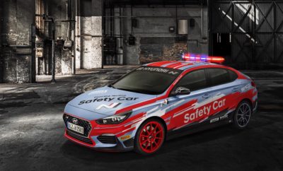 • Το i30 Fastback N της Hyundai θα είναι το επίσημο Safety Car του 2019 WorldSBK • Ένα ειδικά διαμορφωμένο i30 Fastback N θα φροντίζει για την προστασία των ταχύτερων εργοστασιακών μοτοσυκλετών • Το i30 Fastback N είναι η τελευταία προσθήκη στην σειρά υψηλών επιδόσεων της Hyundai Ν Ένα ειδικά διαμορφωμένο i30 Fastback N θα είναι το επίσημο αυτοκίνητο ασφαλείας της 32ης σεζόν του Παγκόσμιου Πρωταθλήματος MOTUL FIM Superbike (WorldSBK). Το αυτοκίνητο ασφαλείας i30 Fastback N ξεχωρίζει με την εξωτερική του εμφάνιση, ο σχεδιασμός της οποίας προέρχεται από το i20 World Rally Championship (WRC) της Hyundai. Η ενέργεια αυτή αποτελεί μέρος της νέας εταιρικής σχέσης της Hyundai με την WorldSBK, η οποία ανακοινώθηκε τον περασμένο Σεπτέμβριο. Το i30 Fastback N Safety Car έκανε το ντεμπούτο του στην Αυστραλία στο Phillip Island Grand Prix Circuit τον περασμένο μήνα. Ο πλήρης στόλος των επίσημων αυτοκινήτων θα παρουσιασθεί στο Motorland Aragón της Ισπανίας το διάστημα 5-7 Απριλίου 2019. Ο στόλος της Hyundai περιλαμβάνει μοντέλα i30 N, Kona και Tucson, τα οποία θα χρησιμοποιηθούν σε διάφορες δραστηριότητες όπως καθοδήγησης του αγώνα αλλά και διαφόρων μετακινήσεων προσωπικού. Μετά την ανακοίνωση της δημιουργίας της σειράς N στο Σαλόνι Αυτοκινήτου της Φρανκφούρτης το 2015, η Hyundai έχει συμμετάσχει σε πολυάριθμους αγώνες μηχανοκίνητου αθλητισμού, όπως το Παγκόσμιο Πρωτάθλημα Ράλι, το Nürburgring 24 Hours και το WTCR. Η σειρά N όχι μόνο επιτυγχάνει εξαιρετικές επιδόσεις στους αγώνες υψηλών επιδόσεων αλλά έχει εξίσου αποδειχθεί επιτυχημένη και μεταξύ των πελατών που αναζητούν αδρεναλίνη, με την παραγωγή του i30 N, του Veloster N και πιο πρόσφατα του i30 Fastback N. Η Hyundai N παράγει οχήματα υψηλών επιδόσεων που προσφέρουν μια απολαυστική οδηγική εμπειρία, συνδυασμένη άψογα με την καθημερινή οδηγική χρηστικότητα. Το i30 Fastback N, το τρίτο όχημα υψηλών επιδόσεων της Hyundai N, έκανε το ντεμπούτο του στο Σαλόνι Αυτοκινήτου του Παρισιού τον Οκτώβριο του 2018. Είναι το πρώτο 5θυρο coupe στην κατηγορία C και μοναδικό στην κατηγορία του. Με το συνδυασμό του εκλεπτυσμένου, και κομψού σχεδιασμού, των συναρπαστικών επιδόσεων και των χαρακτηριστικών οδηγικής απόλαυσης, το i30 Fastback N είναι ένα καθημερινό σπορ αυτοκίνητο, το οποίο είναι τόσο συναρπαστικό στο δρόμο όσο και στην πίστα. "Η κατασκευή του WorldSBK Safety Car ήταν ένα πολύ ενδιαφέρον project για εμάς. Δεν είναι ένα αγωνιστικό αυτοκίνητο αλλά θα περάσει το μεγαλύτερο μέρος της ζωής του σε πίστα αγώνων. Το i30 Fastback N Safety Car είναι το πιο κομψό αυτοκίνητο ασφαλείας που δημιουργήθηκε για να προστατεύει τις ταχύτερες εργοστασιακές μοτοσυκλέτες. Είναι μια αληθινή απεικόνιση δυαδικού χαρακτήρα", δήλωσε ο κ. Thomas Schemera, Executive Vice President και Head of the Product Planning & Strategy Division της Hyundai Motor. Η σχεδίαση του i30 Fastback N Safety Car είναι εμπνευσμένη από την Hyundai Motorsport. Το γραφικό του απεικονίζει το τοπίο μιας ορεινής περιοχής αγώνα WRC, με ψηφιακές εικόνες παραμορφωμένες από την υψηλή ταχύτητα του οχήματος. H χαμηλή ανάλυση δημιουργεί μια αίσθηση ταχείας κίνησης, η οποία διαχωρίζει το τοπίο. Η έκδοση WRC διαθέτει ένα ελαφρώς πιο επιθετικό γραφικό που περιλαμβάνει χαλίκια και πίσσα, χιόνι και πάγο. Η έκδοση WTCR τονίζει τη φυσική οδηγική ταχύτητα, με δύο διαφορετικά σχέδια για κάθε ομάδα. Για το WorldSBK, το Hyundai Blue έχει αντικατασταθεί με λευκό για να ξεχωρίζει εμφανώς το i30 Fastback N από τα αγωνιστικά αυτοκίνητα. Η τροποποίηση του i30 Fastback N Safety Car πραγματοποιήθηκε κυρίως από την Hyundai Motorsport Customer Racing όπου περιορίστηκε μόνο στα βασικά μέρη. Για παράδειγμα, η οπίσθια φωτεινή αεροτομή είναι κομψή και τοποθετημένη πολύ πίσω ώστε να βοηθήσει στη βελτίωση της αεροδυναμικής του Safety Car και να προσφέρει καλύτερη ορατότητα στους αναβάτες που την ακολουθούν. Τα Sabelt bucket καθίσματα προσφέρουν καλύτερο κράτημα στον οδηγό και στο γιατρό. Στο WorldSBK, ο γιατρός κάθεται πάντοτε δίπλα στον οδηγό ασφαλείας για λόγους πρώτων βοηθειών και λόγους ασφάλειας. Τα ειδικά ελαστικά Pirelli P Zero και τα τακάκια φρένων της Pagid εξασφαλίζουν την εξαιρετική απόδοση καθώς και τη δύναμη φρεναρίσματος.