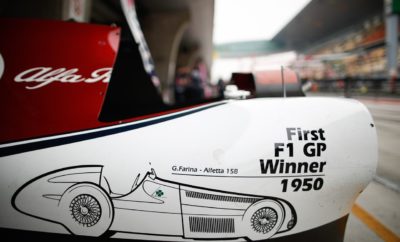 Η Alfa Romeo, συμμετείχε στο 1000στό Grand Prix της Formula 1, «ντύνοντας» για αυτή την ιδιαίτερη επέτειο τα μονοθέσια της με ένα πολύ ξεχωριστό δημιουργικό, με το οποίο τίμησε την 1η νίκη που πέτυχε στον 1ο αγώνα του θεσμού ο Nino Farina με την Alfa Romeo 158 το 1950. Παρά το γεγονός ότι η ομάδα αντιμετώπισε αρκετές δυσκολίες κατά τη διάρκεια του αγωνιστικού τριημέρου, ο Kimi Räikkönen μετά από έναν πολύ δυνατό αγώνα τερμάτισε στην 9η θέση κατακτώντας ακόμα 2 βαθμούς για την ομάδα. Αποτελώντας τη μοναδική ομάδα που συμμετείχε τόσο στο 1ο, όσο και το 1000στό Grand Prix της Formula 1, η Alfa Romeo συνδέει σταθερά την πορεία της με τους αγώνες, περνώντας την τεχνογνωσία που αποκτά μέσω αυτών στα αυτοκίνητα παραγωγής. Η προηγμένη αεροδυναμική των νέων Gulia και Stelvio, συστήματα όπως το ενεργό πίσω διαφορικό, αλλά και τα προηγμένα υλικά στην κατασκευή του αμαξώματος και των μηχανικών μέρων, αποτελούν μόνο μερικά από τα παραδείγματα όπου η εμπειρία των αγώνων περνά στα χέρια των οδηγών των μοντέλων της Alfa Romeo. Frédéric Vasseur - Επικεφαλής της ομάδας Alfa Romeo Racing και CEO της Sauber Motorsport AG «Ήταν ένα δύσκολο τριήμερο για εμάς έχοντας να αντιμετωπίσουμε μερικά τεχνικά θέματα την Παρασκευή και το Σάββατο. Και οι δύο οδηγοί έκαναν εξαιρετική δουλειά και ανταποκρίθηκαν πολύ καλά στα προβλήματα που αντιμετώπισαν. Κερδίσαμε μερικούς ακόμα βαθμούς με τον Kimi να τερματίζει στην 9η θέση. O Antonio έδειξε σταθερότητα καταφέρνοντας να τερματίσει κερδίζοντας μερικές θέσεις. Έχουμε αρκετή δουλειά μπροστά μας και θα προσπαθήσουμε να είμαστε πιο δυνατοί στο Μπακού.» Kimi Räikkönen (αριθμός μονοθεσίου 7 - "Stelvio") Τερμάτισε 9ος. Ξεκίνησε με την μέση γόμα ελαστικών (C3) και μετά από 25 γύρους άλλαξε στη σκληρή γόμα (C2). «Το μονοθέσιο είχε καλή αίσθηση στον αγώνα. Ξεκινήσαμε αρκετά πίσω στη σειρά εκκίνησης, αλλά τουλάχιστον κερδίσαμε μερικούς βαθμούς. Προς το τέλος έχασα την πρόσφυση από τα εμπρός ελαστικά. Είναι κρίμα γιατί τα πρόσεχα αρκετά, αλλά κρύωσαν και έτσι μείωσα το ρυθμό μου. Θα συνεχίσουμε να δουλεύουμε σκληρά για να βελτιωθούμε και θα δούμε τι μπορούμε να πετύχουμε στο Μπακού.» Antonio Giovinazzi (αριθμό μονοθεσίου 99 - "Giulia") Τερμάτισε 15ος ξεκινώντας από την τελευταία θέση εκκίνησης. Ξεκίνησε με την μέση γόμα ελαστικών (C3) και μετά από 25 γύρους άλλαξε στη σκληρή γόμα (C2). «Ήταν ένα δύσκολο αγωνιστικό τριήμερο. Ξεκινήσαμε από την τελευταία θέση της εκκίνησης και με μία διαφορετική στρατηγική προσπαθήσαμε να κερδίσουμε μερικές θέσεις. Τελικά το αποτέλεσμα δεν ήταν τόσο καλό και ανυπομονώ να κάνω μια νέα αρχή στο Grand Prix του Αζερμπαϊτζάν. Έχω καλές μνήμες από το Μπακού και θα είναι πολύ ευχάριστο που θα αγωνιστώ και πάλι εκεί. Θα δούμε τι μπορούμε να καταφέρουμε.»