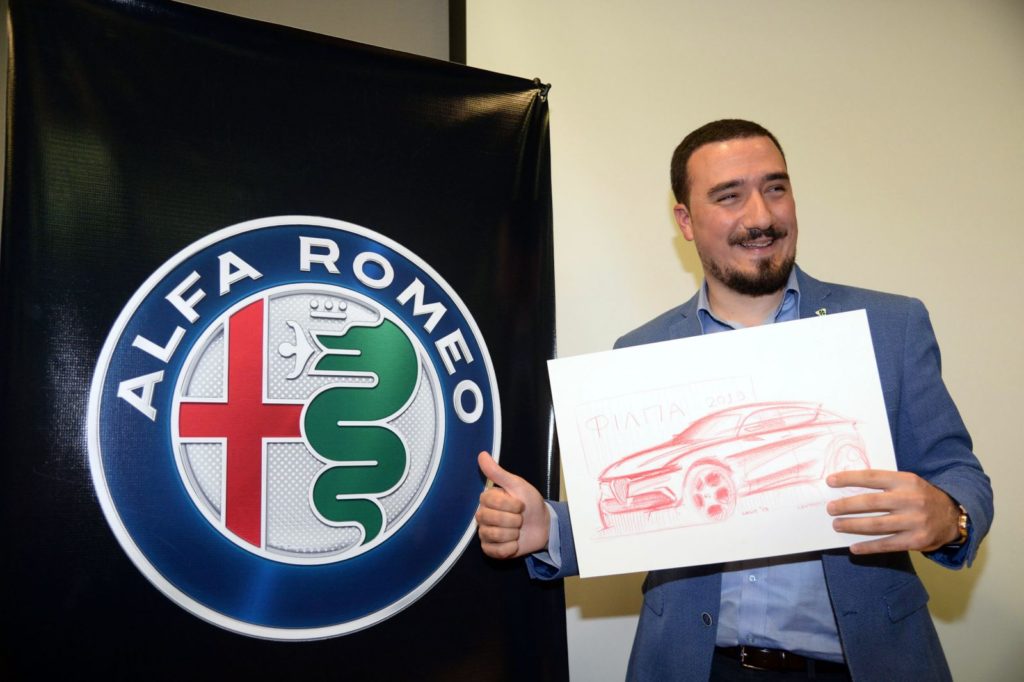 Ο κ. Αλέξανδρος Λιώκης, Lead Exterior Designer της Alfa Romeo Tonale, βρέθηκε στη χώρα μας και προσκεκλημένος της ΦΙΛΠΑ (Φίλοι του Παλαιού Αυτοκινήτου) παρουσίασε σε σχετική εκδήλωση την ιστορία πίσω από το εντυπωσιακό πρωτότυπο που σχεδίασε. Το πρωτότυπο Alfa Romeo Tonale αποτέλεσε μία από τις σημαντικότερες εκπλήξεις της φετινής έκθεσης αυτοκινήτου της Γενεύης. Η ΦΙΛΠΑ (Φίλοι του Παλαιού Αυτοκινήτου) διοργάνωσε μία ξεχωριστή εκδήλωση αφιερωμένη στον κ. Αλέξανδρου Λιώκη, Lead Exterior Designer της Tonale, όπου παρουσιάστηκε η φιλοσοφία και η ιστορία πίσω από τη δημιουργία του εντυπωσιακού πρωτοτύπου. Ο Έλληνας σχεδιαστής μίλησε για το πως η πλούσια ιστορία της μάρκας σε συνδυασμό με τη συνεχή αναζήτηση νέων ιδεών αποτέλεσαν την έμπνευση για το σχεδιασμό της Tonale. Με βασικό άξονα τις καθαρές γραμμές, την απλότητα και βέβαια την υψηλή αισθητική, η Tonale είναι άμεσα αναγνωρίσιμη ως μία πραγματική Alfa Romeo, χωρίς παράλληλα να αποτελεί μια επανάληψη άλλων μοντέλων της μάρκας. Η σκληρή δουλειά, η αγωνία και τελικά η χαρά της επιβράβευσης μετά από την εξαιρετική υποδοχή που επιφύλαξε το κοινό στο πρωτότυπο, εξιστορήθηκαν από τον κ. Λιώκη, ο οποίος στο τέλος της εκδήλωσης δημιούργησε μπροστά στο κοινό ένα σχέδιο της πρόσφατης δημιουργίας του. Το συντονισμό της παρουσίασης που πραγματοποιήθηκε στο φιλόξενο χώρο της ΦΙΛΠΑ στο Γέρακα, είχε ο δημοσιογράφος και μηχανολόγος μηχανικός κ. Τάκης Πουρναράκης, ενώ την εκδήλωση τίμησαν με την παρουσία τους ο Εμπορικός Ακόλουθος της Ιταλικής Πρεσβείας Αθηνών, κ. Enrico Barbato, καθώς και πλήθος φίλων του αυτοκινήτου.