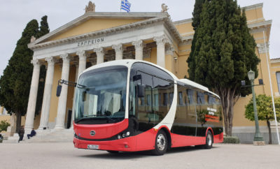 Την πρώτη παρουσίασή του στην Ελλάδα πραγματοποίησε το ηλεκτρικό λεωφορείο BYD των 8,7 μέτρων, το οποίο κινήθηκε στους δρόμους της Αθήνας μόνο με τις μπαταρίες του, αθόρυβα, με μηδενικό περιβαλλοντικό αποτύπωμα και με δυνατότητα μεταφοράς 58 επιβατών, από τους οποίους οι 22 είναι καθήμενοι. Πρωτοποριακής σχεδίασης, με δικό του προσωπικό στυλ και δυνατούς χρωματικούς συνδυασμούς, το BYD εντυπωσιάζει στο πέρασμά του, προσελκύει τα βλέμματα, καλεί θα λέγαμε, τον πολίτη να το γνωρίσει από κοντά, να ζήσει την εμπειρία ενός οχήματος που «κτίζει το όνειρό του», όπως υποδηλώνουν και τα αρχικά της μάρκας (Build your Dream). Με αμάξωμα κατασκευασμένο από αλουμίνιο, ηλεκτροκινητήρες στις πλήμνες των τροχών με ισχύ 180 (2Χ90) kW (250 ίπποι), ροπή 350 Nm άμεσα διαθέσιμη από το ξεκίνημα του λεωφορείου και με δύο μόνο ώρες χρόνο φόρτισης μπαταριών το αστικό ηλεκτρικό BYD, έχει τη δυνατότητα να καλύψει μέχρι και 200 χιλιόμετρα περίπου χωρίς επαναφόρτιση. Για τους ειδικούς των αστικών συγκοινωνιών, πρόκειται για ένα σπουδαίο τεχνικό πλεονέκτημα, καθώς το λεωφορείο, μετά από μια πλήρη φόρτιση τη νύχτα στο αμαξοστάσιο, έχει τη δυνατότητα εκτέλεσης των δρομολογίων μιας ολόκληρης βάρδιας, απαλλάσσοντας έτσι τον συγκοινωνιακό φορέα από την εγκατάσταση έξτρα φορτιστών στις αφετηρίες ή σε άλλα σημεία για την επαναφόρτιση των μπαταριών, μια υποδομή που αυξάνει σημαντικά το κόστος λειτουργίας του στόλου. Στο σημείο αυτό, να προσθέσουμε, ότι το «αναγεννητικό» σύστημα των φρένων μετατρέπει ένα μέρος της κινητικής ενέργειας σε ηλεκτρική, την οποία αποθηκεύει στις μπαταρίες συμβάλλοντας έτσι στην αύξηση της ακτίνας λειτουργίας του λεωφορείου. Φιλικό στον επιβάτη Οι δύο θύρες, μονή και διπλή, το σύστημα επιγονάτισης, η ράμπα αμαξιδίων και οι θέσεις ΑμΕΑ, παρέχουν ευκολία επιβίβασης για όλους τους πολίτες. Χάρη στην ευρυχωρία του διαδρόμου και του άπλετου χώρου των ορθίων, η ροή των επιβατών γίνεται με άνεση μειώνοντας ταυτόχρονα και το χρόνο από-επιβίβασης στις στάσεις. Την ίδια ώρα, η μονάδα Α/C εξασφαλίζει την απαιτούμενη σταθερή θερμοκρασία στο εσωτερικό του λεωφορείου, ανεξάρτητα από τις εξωτερικές συνθήκες. Επιπλέον, οι επιβάτες θα εκτιμήσουν τη φωτεινότητα του χώρου, χάρη στις πανοραμικού τύπου γυάλινες επιφάνειες, το υλικό των καθισμάτων που επιτρέπει να πλένονται και να διατηρούνται καθαρά, το μεγάλο αριθμό των χειρολαβών και των κομβίων ειδοποίησης για στάση που βρίσκονται σε κάθε σημείο του λεωφορείου. Ευχάριστη εμπειρία για τον οδηγό Από την πλευρά του, ο οδηγός, θα έχει μια πρωτόγνωρη, ευχάριστη εμπειρία, απολαμβάνοντας την αθόρυβη λειτουργία του οχήματος, την εξαιρετική ορατότητα χάρη στο διευρυμένο παρμπρίζ, την κάμερα οπισθοπορείας, αλλά και τον πλήρη έλεγχο της από-επιβίβασης, είτε μέσω του κεντρικού καθρέφτη, είτε μέσω των δύο εσωτερικών καμερών που μεταφέρουν σε οθόνη την κίνηση των επιβατών στις δύο πόρτες. Στο ταμπλό, έχει σε εύκολη ανάγνωση την κατάσταση των μπαταριών, τη θερμοκρασία τους, τη χωρητικότητά τους και τον αριθμό των υπολειπόμενων χιλιομέτρων. Στο δρόμο, και στις κυκλοφοριακές συνθήκες της πόλης, ο οδηγός θα εκτιμήσει ιδιαίτερα το καλό κόψιμο του τιμονιού, το οποίο σε συνδυασμό με το κοντό μεταξόνιο του λεωφορείου, επιτρέπει εύκολες αλλαγές λωρίδας, περάσματα από κλειστές στροφές και μανούβρες ανάμεσα σε σταθμευμένα οχήματα. Δεν λείπει βέβαια, και μια απαλή κόρνα, που η χρήση της έχει σκοπό να κάνει αισθητή την παρουσία του αθόρυβου λεωφορείου στους πεζούς. Ο εξοπλισμός του ηλεκτρικού BYD συμπληρώνεται με όλα τα απαραίτητα όργανα, όπως ο επιλογέας κίνησης του οχήματος, ο επιλογέας γραμμής δρομολογίου, ο ταχογράφος, το κομβίο χειρισμού των αεροαναρτήσεων για λειτουργία βύθισης/ανύψωσης κ.α. Παγκόσμιος ηγέτης στα λεωφορεία Η BYD, εισέβαλε στην Ευρώπη επενδύοντας εκατοντάδες εκατομμυρίων ευρώ στην ανέγερση τριών εργοστασίων, πέραν των τριάντα που ήδη λειτουργούν στην Ασία και την Αμερική. Αιχμή του δόρατος η τεχνογνωσία της στην κατασκευή μπαταριών σιδήρου–φωσφορικού (iron – phosphate) οι οποίες αυξάνουν την ακτίνα λειτουργίας του οχήματος, ενώ οι ίδιες έχουν μεγάλη διάρκεια ζωής. Προηγμένης τεχνολογίας είναι οι κινητήριοι άξονες με την τοποθέτηση των ηλεκτρικών μοτέρ στις πλήμνες και με την υψηλή αποδιδόμενη ροπή που ξεπερνά τις απαιτήσεις κίνησης ενός αστικού λεωφορείου. Με δυο λόγια, αυτή η τεχνολογία, σε συνδυασμό με τα βέλτιστα στοιχεία εκμετάλλευσης των λεωφορείων της, έφεραν την BYD στην κορυφή της παγκόσμιας αγοράς των αστικών και, μόνο τυχαίο δεν είναι, ότι τα λεωφορεία της κυκλοφορούν σήμερα στις περισσότερες μεγαλουπόλεις της Ευρώπης, έχοντας υποσκελίσει σε αριθμούς ταξινομήσεων όλες τις γνωστές μάρκες των Ευρωπαίων κατασκευαστών.