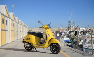 Για το 2019, η γκάμα Vespa GTS ανανεώνεται με μια σειρά από αναβαθμίσεις σε ό,τι αφορά τις επιδόσεις, την άνεση και το στυλ. Η νέα Vespa GTS είναι εφοδιασμένη με τον υψηλής απόδοσης κινητήρα 300 hpe (High Performance Engine). Πρόκειται για την πιο πρόσφατη έκδοση του 4-χρονου, 4-βάλβιδου, υγρόψυκτου, μονοκύλινδρου κινητήρα 300 κ.εκ. με ηλεκτρονικό ψεκασμό, αποτέλεσμα της εμπειρίας του τμήματος έρευνας και εξέλιξης του Piaggio Group, ο οποίος έχει σχεδιαστεί για αυξημένες επιδόσεις, με παράλληλη μείωση της κατανάλωσης καυσίμου. Συγκριτικά με τον προηγούμενης γενιάς κινητήρα, αποδίδει μέγιστη ισχύ 17,5 kW (23,8 CV) στις 8.250 σ.α.λ. που σημαίνει 12% αύξηση ισχύος, ενώ η μέγιστη ροπή φτάνει τα 26 Nm στις 5.250 σ.α.λ. και έχει αυξηθεί κατά 18%. Αυτές οι αναβαθμίσεις συνδυάζονται με σημαντική μείωση στην κατανάλωση, με βελτίωση από 29,4 χλμ./λτ. σε 31 χλμ./λτ, βάσει του κύκλου μέτρησης WMTC. Η στυλιστική εξέλιξη της Vespa GTS επιτυγχάνει, όπως πάντα, μοναδική ισορροπία μεταξύ παράδοσης και σύγχρονων στοιχείων στο ατσάλινο σώμα της. Η νέα Vespa GTS ξεχωρίζει από τα προηγούμενα μοντέλα, ενώ παράλληλα διατηρεί τις βασικές σχεδιαστικές του γραμμές: ο προβολέας και τα πίσω φώτα τώρα ενσωματώνουν πλήρη τεχνολογία LED, μια λύση που συμβάλλει στην αύξηση της ενεργητικής ασφάλειας. Στο μπροστινό μέρος τοποθετήθηκε ανασχεδιασμένη ποδιά, με ανανεωμένη την κεντρική χαρακτηριστική «γραβάτα». Νέο είναι και το σχήμα του τιμονιού, το επιχρωμιωμένο έμβλημα του μπροστινού φτερού, οι καθρέπτες και οι γρίλιες στις πλευρές της ποδιάς, που χαρακτηρίζονται από ένα νέο κυψελωτό μοτίβο. Στο πίσω μέρος ανανεώθηκαν τα πλαϊνά καπάκια και τα καλύμματα του στροφαλοφόρου άξονα και του τελικού της εξάτμισης. Το πλαίσιο, όπως σε όλες της Vespa από το 1946 μέχρι σήμερα, είναι κατασκευασμένο από ατσάλι, για ασύγκριτη ανθεκτικότητα, αλλά και υψηλά επίπεδα ασφάλειας και δυναμισμού. Το αποτέλεσμα είναι η εξαιρετική αίσθηση στην οδήγηση, μέσα στην πόλη και στους επαρχιακούς δρόμους: ένας μοναδικός συνδυασμός ευελιξίας και κρατήματος, χάρη και στα φαρδιά ελαστικά στους τροχούς 12 ιντσών. Το υψηλό επίπεδο ασφάλειας διασφαλίζεται και από το σύστημα πέδησης με δύο δισκόφρενα, για ποιοτικό φρενάρισμα ακόμη και σε γρήγορους ρυθμούς οδήγησης, που συμπληρώνεται από το σύστημα αντιμπλοκαρίσματος των τροχών ABS. Παράλληλα στον βασικό εξοπλισμό της GTS 300 περιλαμβάνεται και ο ηλεκτρονικός έλεγχος πρόσφυσης ASR, το σύστημα αποτροπής του σπιναρίσματος των τροχών. Η νέα γκάμα Vespa GTS περιλαμβάνει πέντε εκδόσεις με πλούσιο βασικό εξοπλισμό: Vespa GTS, GTS Touring, GTS Super, GTS SuperSport και την ολοκαίνουρια τεχνολογικά προηγμένη Vespa GTS SuperTech, με έγχρωμη οθόνη TFT για άμεση διασύνδεση με smartphone, μέσω του συστήματος VESPA MIA. Μόνο μέχρι 30/6/2019, ανακάλυψε όλη την γκάμα σε ένα σημείο πώλησης Vespa και απόκτησε την έκδοση που ονειρεύεσαι, από 4.060€ με όφελος έως 410€. Δες όλες τις λεπτομέρειες της προσφοράς στην ιστοσελίδα Vespa.com.