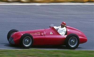 Η Alfa Romeo, νικήτρια στο πρώτο Grand Prix και πρωταθλήτρια στο πρώτο Παγκόσμιο Πρωτάθλημα της Formula 1, γιορτάζει το 1000στό αγώνα που θα διεξαχθεί την προσεχή Κυριακή 14 Απριλίου στην Κίνα. Η ιστορία της Formula 1 ξεκινά το 1950 με την πραγματοποίηση του πρώτου Παγκοσμίου Πρωταθλήματος του θεσμού, με αφετηρία από την πίστα του Silverstone, ενός θρυλικού αγώνα που βρίσκεται μέχρι και σήμερα στο πρόγραμμα του θεσμού. Η 13η Μαΐου, ακριβώς 69 χρόνια πριν, σημάδεψε για πάντα το χώρου του αυτοκινήτου, ο οποίος βέβαια έχει αλλάξει ριζικά από τότε. Μόνο δύο πράγματα είναι κοινά, η παρουσία της Alfa Romeo και ο ενθουσιασμός του κοινού. Η Alfa Romeo παρέταξε στην εκκίνηση τέσσερα μονοθέσια 158 με τους Giuseppe “Nino” Farina, Juan Manuel Fangio, Luigi Fagioli και τον Βρετανό Reg Parnell, η συμμετοχή του οποίου αποτελούσε φόρο τιμής προς τη χώρα που φιλοξενούσε το Grand Prix. Στις κατατακτήριες δοκιμές τα αυτοκίνητα κέρδισαν τις 4 πρώτες θέσεις κυριαρχώντας στις εμπρός σειρές της εκκίνησης. Αναπολώντας εκείνες τις ημέρες, ο μηχανικός της Alfa Romeo, Giuseppe Busso, είχε δηλώσει ότι το πραγματικό πρόβλημα της ομάδας με τα τρία "F" (Farina, Fangio και Fagioli) ήταν να βρουν τη σειρά που θα είχαν στο πόντιουμ του τερματισμού. Η Alfa Romeo 158 απέδιδε 350 ίππους, ενώ η τελική της ταχύτητα άγγιζε τα 290 χλμ./ώρα. Ο Nino Farina στις 13 Μαΐου κέρδισε την pole position, πέτυχε τον ταχύτερο γύρο και κέρδισε τον αγώνα. Μέχρι το τέλος του πρωταθλήματος, η 158, είχε κατακτήσει 6 νίκες σε 7 αγώνες, αφού –όπως και οι υπόλοιπες ομάδες από την Ευρώπη- δεν συμμετείχε στον αγώνα της Ινδιανάπολης στις Η.Π.Α. Έτσι στο τέλος η Alfa Romeo παρέμεινε αήττητη, κατακτώντας τις 3 πρώτες θέσεις στο Πρωτάθλημα, με τον Nino Farina να ανακηρύσσεται ο πρώτος Παγκόσμιος Πρωταθλητής του θεσμού. Η επιτυχία επαναλήφθηκε την επόμενη χρονιά με την 159 και τον Juan Manuel Fangio να κατακτά τον τίτλο. Από τότε ο θρύλος της Alfa Romeo στους αγώνες είναι γεμάτος από επιτυχίες και νίκες. Με την επιστροφή στη Formula 1 και τη δημιουργία της "Alfa Romeo Racing", η ομάδα συνεχίζει την παράδοση μεταφέροντας τα χαρακτηριστικά της μάρκας, όπως είναι η τεχνολογία, το στιλ και το πάθος για την αυτοκίνηση, στην κορυφαία μορφή του μηχανοκίνητου αθλητισμού. Η πίστα της Σαγκάης αποτελεί μία από τις πιο σύγχρονες εγκαταστάσεις στο χώρο της Formula 1. Η κατασκευή της ολοκληρώθηκε το 2004, χρονιά που πραγματοποιήθηκε και το πρώτο Grand Prix στην Κίνα. Ο σχεδιασμός της πίστας είναι πολύ εντυπωσιακός, ενώ θυμίζει το Κινεζικό σύμβολο “shang” που σημαίνει «προς τα πάνω». Είναι μια ιδιαίτερα απαιτητική, όσο και ευχάριστη για τους οδηγούς πίστα, ενώ έχει μία από τις μεγαλύτερες ευθείες με μήκος 1,2χλμ. Frédéric Vasseur - Επικεφαλής της ομάδας Alfa Romeo Racing και CEO της Sauber Motorsport AG «Είμαστε πολύ χαρούμενοι που βρισκόμαστε στη Σαγκάη για το 1000στό Grand Prix. Η ομάδα της Sauber είναι πολύ περήφανη για την μακρά ιστορία μας στο θεσμό με συμμετοχή σε 468 Grand Prix. Το πάθος και η παράδοση πίσω από αυτό που κάνουμε είναι ξεκάθαρα. Ερχόμαστε στον αγώνα έχοντας στο μυαλό μας την αφοσίωση που έδειξαν όλα τα μέλη της ομάδας μας τα τελευταία 26 χρόνια. Αντίστοιχα η Alfa Romeo έχει μία τεράστια ιστορία στο θεσμό και είμαστε πολύ περήφανοι που συμμετέχουμε μαζί στο 1000στό αγώνα της Formula 1. Θα πρέπει όμως να αφήσουμε τους εορτασμούς και να εστιάσουμε στην απόδοση μας. Οι επιδόσεις και των δύο οδηγών μας στον πρόσφατο αγώνα στο Μπαχρέιν ήταν πολύ καλές και στοχεύουμε να συγκεντρώσουμε μερικούς ακόμα βαθμούς στην Κίνα.» Kimi Räikkönen (αριθμός μονοθεσίου 7 – “Stelvio”) «Θα είναι ένα ξεχωριστός αγώνας. Είχα την ευκαιρία να ζήσω πολύ σημαντικές στιγμές στην Formula 1 και χαίρομαι που συνεχίζω την πορεία μου στο θεσμό με την Alfa Romeo Racing. Δουλέψαμε σκληρά για να βελτιωθούμε και νιώθω σίγουρος για τις δυνατότης μας. Ανυπομονώ να δω τι θα καταφέρουμε στη Σαγκάη.» Antonio Giovinazzi (αριθμό μονοθεσίου 99 – “Giulia”) «Είναι πολύ ξεχωριστό για εμένα που συμμετέχω φέτος στο Παγκόσμιο Πρωτάθλημα και θα αγωνιστώ στο 1000στό Grand Prix. Είμαι περήφανος που φέρνω την Ιταλική σημαία σε ένα από τα 20 μονοθέσια και θα κάνω ότι μπορώ για να πετύχω ένα καλό αποτέλεσμα. Η απόδοση μας στο Μπαχρέιν ήταν θετική και θα δουλέψω σκληρά ώστε να έχουμε μία καλή απόδοση και στην Κίνα.» Το Grand Prix της Κίνας με τη γλώσσα των αριθμών: Χρονιά που πραγματοποιήθηκε το 1ο Grand Prix στην πίστα της Σαγκάης: 2004 Αριθμός γύρων: 56 Μήκος γύρου: 5.451χλμ. Συνολική απόσταση αγώνα: 305.066χλμ. Ταχύτερος γύρος: 1:32.238 Michael Schumacher (2004) Το πρόγραμμα του αγώνα σε ώρα Ελλάδος: Παρασκευή 12/4 Δοκιμές 1: 05:00 Παρασκευή 12/4 Δοκιμές 2: 09:00 Σάββατο 13/4 Δοκιμές 3: 06:00 Σάββατο 13/4 Κατατακτήριες Δοκιμές: 09:00 Κυριακή 14/4 Αγώνας: 09:10