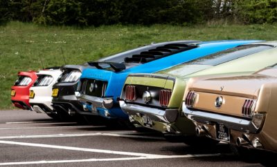 Παρά το γεγονός ότι η διάθεση της θρυλικής Mustang στην Ευρώπη ξεκίνησε επίσημα το 2015, ο έρωτας της Γηραιάς Ηπείρου για το εμβληματικό muscle car της Ford - που σήμερα γιορτάζει 55 χρόνια παραγωγής - χρονολογείται ήδη από το έτος γέννησής του, το 1964. Από τότε, η Ford Mustang έχει πρωταγωνιστήσει σε αμέτρητες κινηματογραφικές ταινίες και μουσικά βίντεο με πολλές διασημότητες να την οδηγούν και να την αναδεικνύουν όχι μόνο σε αυτοκινητιστικό θρύλο, αλλά και σε σύμβολο κουλτούρας. Με το πάθος των οπαδών της σε όλο τον κόσμο να παραμένει ασίγαστο, όπως του ανθρώπου με τις 5.000 Mustang και του Mustang man, οι εορτασμοί για την επέτειο των 55 χρόνων πρόκειται να συνεχιστούν και τα επόμενα χρόνια. Ένα ασυνήθιστο κέρασμα γενεθλίων Πώς θα μπορούσε η Mustang να γιορτάσει τα 55α γενέθλιά της; Με μία συμβατική τούρτα ή με κάτι που να ταιριάζει στο σπορ χαρακτήρα της; Τεντώστε λοιπόν τ’ αυτιά σας και ίσως να ακούσετε ακόμα και τις εξατμίσεις που παίρνουν μέρος στο πάρτι με μία εκδοχή του κλασσικού τραγουδιού “Happy Birthday”, εμπνευσμένου από την ηχητική απόδοση του V8 κινητήρα. Παρακολουθήστε το βίντεο εδώ: https://www.youtube.com/watch?v=FRZobCOF3jw&feature=youtu.be Κατασκευή LEGO Creator Mustang Το τελευταίο μοντέλο της σειράς LEGO’s Creator είναι μία Ford Mustang του 1967, που περιλαμβάνει πάνω από 1.400 κομμάτια προσφέροντας συγχρόνως και πολλές επιλογές εξατομίκευσης. Με λεπτομέρειες όπως ο πίσω άξονας που μπορεί να ανασηκωθεί με γρύλλο και ο κινητήρας κάτω από το ανοιγόμενο καπό, το μοντέλο αποτελεί μία μεγάλη πρόκληση για τους φανατικούς φίλους της Mustang και των LEGO. Η Ford το δοκίμασε, αποτυπώνοντας την τετράωρη κατασκευή του σε ένα ειδικό time-lapse βίντεο. Παρακολουθήστε το βίντεο εδώ: https://youtu.be/lFurSgBFaJc Παγκόσμια Συνάντηση Αυτοκινήτων Στις εγκαταστάσεις της Ford στη Μ. Βρετανία και τη Γερμανία, την Τετάρτη 17 Απριλίου, ακριβώς 55 χρόνια από την επίσημη εμπορική κυκλοφορία της Ford Mustang, ιδιοκτήτες Mustang συναντήθηκαν στα πλαίσια των εορταστικών εκδηλώσεων της επετείου του αμερικανικού muscle car. Την ίδια μέρα, τα γραφεία της Ford σε Καναδά, Κίνα, Λίβανο, Μεξικό, Ηνωμένα Αραβικά Εμιράτα και ΗΠΑ υποδέχτηκαν ιδιοκτήτες Mustang με τα οχήματά τους. Στο Dunton της Μ. Βρετανίας, 66 κάτοχοι Mustang πλαισίωσαν με τα οχήματά τους τέσσερα ολοκαίνουργια μοντέλα και κλασικά αυτοκίνητα της ιστορικής συλλογής Ford. Μερικά σχημάτισαν στατικά τον αριθμό “55” ‘ώστε να είναι ορατός από ψηλά με λήψη από drone.