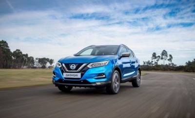 Το Nissan QASHQAI, τώρα διαθέσιμο με έναν ολοκαίνουργιο πετρελαιοκινητήρα 1,7 λίτρων, που ενισχύει περαιτέρω τις επιδόσεις του. Ο εξαιρετικής απόδοσης νέος κινητήρας, ισχύος 150PS, διατίθεται τόσο με χειροκίνητο κιβώτιο ταχυτήτων 6 σχέσεων σε εκδόσεις 4Χ2 και 4Χ4, όσο και με Μ-CVT αυτόματο κιβώτιο ταχυτήτων, αποκλειστικά με δυνατότητα επιλογής κίνησης και στους 4 τροχούς. Ο νέος πετρελαιοκινητήρας, που έρχεται να αντικαταστήσει τον 1.6 dCi 130PS, προσφέρει περισσότερη ισχύ κατά 20PS, καθώς και υψηλότερη ροπή κατά 20Nm. Αξίζει να σημειωθεί ότι η έκδοση 4Χ4 με το αυτόματο κιβώτιο M-CVT, είναι η πρώτη φορά που διατίθενται στο κορυφαίο crossover της Nissan, πραγματοποιώντας το ντεμπούτο της με τον κινητήρα των 1,7 λίτρων. H συγκεκριμένη έκδοση, παρέχει μια ολοκληρωμένη και δυναμική εμπειρία οδήγησης, ενισχύοντας ακόμα περισσότερο τον περιπετειώδη χαρακτήρα του Nissan QASHQAI. NEDC-BT 16/17 ιντσών ελαστικά 18/19 ιντσών ελαστικά 150PS MT 4x2 Κατανάλωση καυσίμου (μικτός κύκλος) 4,6-4,7l/100km 4.8 l/100km Εκπομπές CO2 123 g/km 127 g/km NEDC-BT 16/17 ιντσών ελαστικά 18/19 ιντσών ελαστικά 150PS MT 4x4 Κατανάλωση καυσίμου (μικτός κύκλος) 5.1 l/100km 5.2 l/100km Εκπομπές CO2 133 g/km 138 g/km NEDC-BT 17 ιντσών ελαστικά 18/19 ιντσών ελαστικά 150PS M-CVT 4x4 Κατανάλωση καυσίμου (μικτός κύκλος) 5.5 l/100km 5.8 l/100km Εκπομπές CO2 145 g/km 154 g/km Την γκάμα των αποδοτικών κινητήρων του QASHQAI συμπληρώνουν οι κινητήρες βενζίνης 1,3 λίτρων, τεχνολογίας DiG-T, που αποδίδουν έως και 160PS, καθώς και ο καταξιωμένος 1.5 λίτρων diesel κινητήρας των 116PS, ο οποίος με εκπομπές CO2 από 100g / km και οικονομία καυσίμου από μόλις 3,8 λίτρα / 100km, θεωρείται από τους κορυφαίους της κατηγορίας. Οι τιμές του Nissan QASHQAI με τον κινητήρα πετρελαίου των 1.7 λίτρων, ξεκινούν από τις 25.890€, για την έκδοση με το χειροκίνητο κιβώτιο ταχυτήτων και από τις 28.490€, για την έκδοση με το κιβώτιο M-CVT, με κίνηση και στους τέσσερις τροχούς.