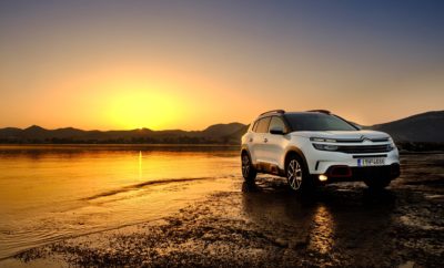 H Citroën με την έλευση του νέου SUV Citroën C5 Aircross σηματοδοτεί την δυναμική διεύρυνση της γκάμας Citroën, στην κατηγορία των SUV. H νέα ναυαρχίδα της μάρκας, εμπνέεται από τις επιθυμίες των πελατών της, προβάλλοντας μια σύγχρονη και δυναμική προσωπικότητα με έντονα χαρακτηριστικά SUV (23εκ. απόσταση από το έδαφος, Grip Control, μεγάλοι τροχοί), με ασύγκριτη άνεση και πολυχρηστικότητα εσωτερικών χώρων. Όντας πρέσβης του προγράμματος Citroën Advanced Comfort®, το νέο SUV Citroën C5 Aircross είναι το πιο εύκολα διαμορφώσιμο και το πιο άνετο μοντέλο της κατηγορίας του. Εφοδιασμένο με την πρωτοποριακή ανάρτηση με Progressive Hydraulic Cushions® και τα μοναδικά καθίσματα Advanced Comfort, προσφέρει μια νέα εμπειρία άνεσης στις μετακινήσεις. Η δυνατότητα διαμόρφωσης του εσωτερικού του, χάρη στα τρία ανεξάρτητα συρόμενα, με ρυθμιζόμενη πλάτη και ανακλινόμενα καθίσματα, είναι ασυναγώνιστη, ενώ στην κατηγορία κορυφαίος είναι ο χώρος αποσκευών, με χωρητικότητα 580 έως 720 λίτρα. Εκτός από την κορυφαία άνεση, τον ειδικό αφρό και το ξεχωριστό design που περιέχουν, τα καθίσματα στο νέο SUV Citroën C5 Aircross προσφέρουν μια σειρά από πλεονεκτήματα: • Έχοντας το ίδιο πλάτος, παρέχουν την ίδια άνεση στους τρεις επιβάτες της δεύτερης σειράς και ο μεσαίος επιβάτης κάθεται το ίδιο άνετα, όπως οι υπόλοιποι • Μετακινούνται μπρος-πίσω κατά περισσότερο από 150 mm, επιτρέποντας την αναδιαμόρφωση της καμπίνας και του πορτμπαγκάζ • Ρυθμίζονται σε κλίση σε πέντε θέσεις (από 19° έως 26,5°) • Αναδιπλώνονται προσφέροντας ένα εντελώς επίπεδο πάτωμα στο χώρο φόρτωσης, χάρη στο πάτωμα δύο επιπέδων του πορτμπαγκάζ • Χάρη στην ανεξάρτητη αναδίπλωση καθισμάτων, δίνεται η δυνατότητα φιλοξενίας 2 παιδικών καθισμάτων με παράλληλη φόρτωση του χώρου αποσκευών με μακριά αντικείμενα Με χώρο αποσκευών - ρεκόρ, που κυμαίνεται από 580 έως 720 λίτρα (δεύτερη σειρά καθισμάτων τοποθετημένη μπροστά) και μέχρι 1.630 λίτρα έως την οροφή (δεύτερη, πλήρως αναδιπλούμενη σειρά καθισμάτων) το νέο SUV Citroën C5 Aircross διαθέτει το μεγαλύτερο πορτμπαγκάζ στην κατηγορία του. Το πλατύ άνοιγμα (1.017 mm) και το ορθογώνιο σχήμα του (μήκος 999 mm έως 1.907 mm με αναδιπλούμενα τα πίσω καθίσματα – και με 583 mm ύψος έως την εταζέρα) καθιστούν ευκολότερη τη φόρτωση των μεγαλύτερων αντικειμένων.